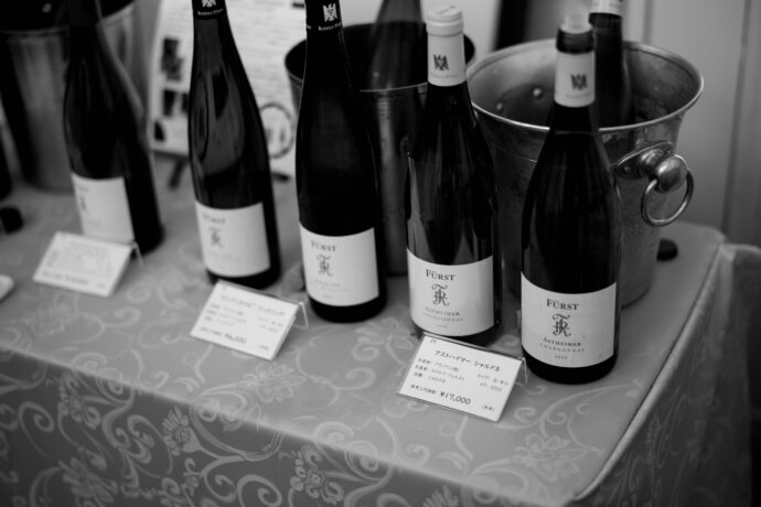 HERRENBERGER-HOF HOTEIWAINS TASTING MEETING HOTEL MONTREY OOSAKA ヘレンベルガーホーフ 布袋ワインズ 合同試飲会 　モントレーホテル大阪 2025年7月30日開催  （株）富屋酒店 かぶしきがいしゃ とみやさけてん カブシキガイシャ　トミヤサケテン TOMIYA SAKETEN 　愛知県名古屋市瑞穂区上坂町1-41-2　地酒屋　豊盃　HOUHAI ほうはい　ホーハイ　三浦酒造  MIURASHUZO日高見　ひたかみ　ヒタカミ HITAKAMI  平孝酒造　HIRAKOSHUZO 天の戸 アマノト　あまのと　AMANOTO　浅舞酒造ASAMAISHUZO　飛露喜 HIROKISHUZOHONTEN　廣木酒造本店　HIROK　大那 DAINA　ダイナ　だいな　菊の里酒造　KIKUNOSATOSHUZO　旭興　KYOKUKO　きょくこう　キョクコウ　渡邉酒造　WATANABESHUZO　仙禽 SENKIN　せんきん　センキン（株）せんきん SENKIN鶴齢　カクレイ　かくれい KAKUREI　青木酒造　AOKISHUZO謙信 ケンシン　けんしん KENSHIN池田屋酒造 IKEDAYASHUZO 白岳仙 HAKUGAKUSEN　ハクガクセン　はくがくせん　安本酒造 YASUMOTOSHUZO 群馬泉 グンマイズミ　ぐんまいずみ 島岡酒造 SHIMAOKASHUZO  喜久醉 きくよい キクヨイKIKUYOI 青島酒造 AOSHIMASHUZO 長珍 ちょうちん　チョウチン長珍酒造CHOCHINSHUZO　みねたからみりん　峯寳 味醂　一子相伝 ミネタカラ　いっしそうでん　イッシソウデン　小笠原味醂 OGASAWARA MIRIN

瀧自慢　たきじまん　タキジマン　瀧自慢酒造　TAKIZIMANSHUZO　田光　TABIKA 早川酒造  HAYAKAWASHUZO　作　ZAKU ざく ザク 清水清三郎商店 SHIMIZUSEIZABUROSHOTEN  篠峯　櫛羅　しのみね　シノミネ　くじら　クジラ　千代酒造　CHIYOSHUZO　雑賀　さいか　サイカ　九重雑賀  KOKONOESAIKA　紀土　鶴梅　無量山　きっど　キッド　KID 　ツルウメ　つるうめ　TURUUME　ムリョウザン　むりょうざん　MURYOZAN　平和酒造　HEIWASHUZO　蒼空　そうくう　ソウクウ　SÔKÛ　藤岡酒造　HUJIOKASHUZO 　宝剣　HOUKEN  宝剣酒造　ほうけんしゅぞう　ホウケンシュゾウ　HOKENSHUZO　清酒竹鶴　小笹屋竹鶴　せいしゅたけつる　セイシュタケツル　おささやたけつる　オササヤタケツル　竹鶴酒造　TAKETURUSHUZO
石鎚　いしづち　イシヅチ　石鎚酒造　ISHIDUCHISHUZO　土佐しらぎく　とさしらぎく　トサシラギク　仙頭酒造場　せんとうしゅぞうじょう　SENDOSHUZOZYO
　
 ブルゴーニュワイン　BOURGOGNE  ボルドーワイン　BORDEAUXカリフォルニアワイン CALIFORNIA  シャンパーニュ  SHAMPAGNEアルザスワイン ALSACE ドイツワイン WEIN GERMAN WINE 専門店　ライカM11　ズミルックス50　レンズ　代表　上田豊二　　きき酒師　焼酎アドバイザー　シャンパーニュシュヴァリエ　堀田駅より徒歩10分　熱田神宮駅より徒歩10分
市バス　牛巻より徒歩３分　地下鉄堀田駅より徒歩１５分　名古屋高速堀田出口より車で２分　牛巻交差点より徒歩５分　レトロ街並み　瓦屋根　裏道　大通りより二本入る　CLASSIC CARクラッシックカー CLASSIC BIKE　クラッシックバイク INTERIA　インテリア　　FASHION　ファッション　MUSIC　音楽　LOVE　SAKE SHOP　酒屋
センス　クリエイト　おたく　　MANIAマニア MOVIE　映画　CINEMA シネマ　2024年春オープン予定 いいねタウン瑞穂 iiNE マルシェ内　グランクレア瑞穂 いいねタウン瑞穂  愛知県名古屋市瑞穂区宝田町四丁目2番、3番2　春敲町三丁目23番1（地番） 魚太郎　UOTARO MIZUHO うおたろう　ウオタロウ　なごやみずほてん　ナゴヤミズホテン　 名古屋瑞穂店  車で1分　徒歩5分　丸明 瑞穂店  MARUAKI MIZUHO　マルアキ ミズホテン　まるあき みずほてん　 徒歩10分　車3分　焼肉 美奈登  ヤキニクミナト　やきにくみなと YAKINIKU MINATO 車で2分　徒歩10分  どての品川　DOTENO SHINAGAWA　ドテノシナガワ　どてのしながわ　車で30秒　徒歩1分昇福亭　SHOHUKUTEI しょうふくてい　ショウフクテイ 街中華　マニア　大盛り　個性派  車で5分　徒歩15分  名店 近くにたくさんあり　堀田バンザイ　牛巻バンザイ　名古屋のへそ

