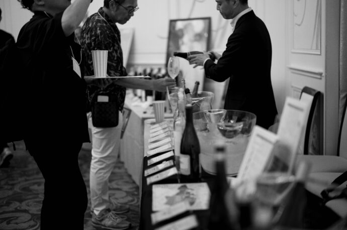 HERRENBERGER-HOF HOTEIWAINS TASTING MEETING HOTEL MONTREY OOSAKA ヘレンベルガーホーフ 布袋ワインズ 合同試飲会 　モントレーホテル大阪 2025年7月30日開催  （株）富屋酒店 かぶしきがいしゃ とみやさけてん カブシキガイシャ　トミヤサケテン TOMIYA SAKETEN 　愛知県名古屋市瑞穂区上坂町1-41-2　地酒屋　豊盃　HOUHAI ほうはい　ホーハイ　三浦酒造  MIURASHUZO日高見　ひたかみ　ヒタカミ HITAKAMI  平孝酒造　HIRAKOSHUZO 天の戸 アマノト　あまのと　AMANOTO　浅舞酒造ASAMAISHUZO　飛露喜 HIROKISHUZOHONTEN　廣木酒造本店　HIROK　大那 DAINA　ダイナ　だいな　菊の里酒造　KIKUNOSATOSHUZO　旭興　KYOKUKO　きょくこう　キョクコウ　渡邉酒造　WATANABESHUZO　仙禽 SENKIN　せんきん　センキン（株）せんきん SENKIN鶴齢　カクレイ　かくれい KAKUREI　青木酒造　AOKISHUZO謙信 ケンシン　けんしん KENSHIN池田屋酒造 IKEDAYASHUZO 白岳仙 HAKUGAKUSEN　ハクガクセン　はくがくせん　安本酒造 YASUMOTOSHUZO 群馬泉 グンマイズミ　ぐんまいずみ 島岡酒造 SHIMAOKASHUZO  喜久醉 きくよい キクヨイKIKUYOI 青島酒造 AOSHIMASHUZO 長珍 ちょうちん　チョウチン長珍酒造CHOCHINSHUZO　みねたからみりん　峯寳 味醂　一子相伝 ミネタカラ　いっしそうでん　イッシソウデン　小笠原味醂 OGASAWARA MIRIN

瀧自慢　たきじまん　タキジマン　瀧自慢酒造　TAKIZIMANSHUZO　田光　TABIKA 早川酒造  HAYAKAWASHUZO　作　ZAKU ざく ザク 清水清三郎商店 SHIMIZUSEIZABUROSHOTEN  篠峯　櫛羅　しのみね　シノミネ　くじら　クジラ　千代酒造　CHIYOSHUZO　雑賀　さいか　サイカ　九重雑賀  KOKONOESAIKA　紀土　鶴梅　無量山　きっど　キッド　KID 　ツルウメ　つるうめ　TURUUME　ムリョウザン　むりょうざん　MURYOZAN　平和酒造　HEIWASHUZO　蒼空　そうくう　ソウクウ　SÔKÛ　藤岡酒造　HUJIOKASHUZO 　宝剣　HOUKEN  宝剣酒造　ほうけんしゅぞう　ホウケンシュゾウ　HOKENSHUZO　清酒竹鶴　小笹屋竹鶴　せいしゅたけつる　セイシュタケツル　おささやたけつる　オササヤタケツル　竹鶴酒造　TAKETURUSHUZO
石鎚　いしづち　イシヅチ　石鎚酒造　ISHIDUCHISHUZO　土佐しらぎく　とさしらぎく　トサシラギク　仙頭酒造場　せんとうしゅぞうじょう　SENDOSHUZOZYO
　
 ブルゴーニュワイン　BOURGOGNE  ボルドーワイン　BORDEAUXカリフォルニアワイン CALIFORNIA  シャンパーニュ  SHAMPAGNEアルザスワイン ALSACE ドイツワイン WEIN GERMAN WINE 専門店　ライカM11　ズミルックス50　レンズ　代表　上田豊二　　きき酒師　焼酎アドバイザー　シャンパーニュシュヴァリエ　堀田駅より徒歩10分　熱田神宮駅より徒歩10分
市バス　牛巻より徒歩３分　地下鉄堀田駅より徒歩１５分　名古屋高速堀田出口より車で２分　牛巻交差点より徒歩５分　レトロ街並み　瓦屋根　裏道　大通りより二本入る　CLASSIC CARクラッシックカー CLASSIC BIKE　クラッシックバイク INTERIA　インテリア　　FASHION　ファッション　MUSIC　音楽　LOVE　SAKE SHOP　酒屋
センス　クリエイト　おたく　　MANIAマニア MOVIE　映画　CINEMA シネマ　2024年春オープン予定 いいねタウン瑞穂 iiNE マルシェ内　グランクレア瑞穂 いいねタウン瑞穂  愛知県名古屋市瑞穂区宝田町四丁目2番、3番2　春敲町三丁目23番1（地番） 魚太郎　UOTARO MIZUHO うおたろう　ウオタロウ　なごやみずほてん　ナゴヤミズホテン　 名古屋瑞穂店  車で1分　徒歩5分　丸明 瑞穂店  MARUAKI MIZUHO　マルアキ ミズホテン　まるあき みずほてん　 徒歩10分　車3分　焼肉 美奈登  ヤキニクミナト　やきにくみなと YAKINIKU MINATO 車で2分　徒歩10分  どての品川　DOTENO SHINAGAWA　ドテノシナガワ　どてのしながわ　車で30秒　徒歩1分昇福亭　SHOHUKUTEI しょうふくてい　ショウフクテイ 街中華　マニア　大盛り　個性派  車で5分　徒歩15分  名店 近くにたくさんあり　堀田バンザイ　牛巻バンザイ　名古屋のへそ

