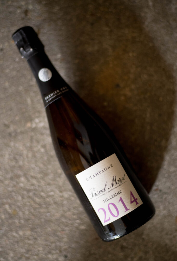 CHAMPAGNE PASCAL MAZET（シャンパーニュ パスカル・マゼ）BRUT NATURE （ブリュット・ナチュール）1er Cru（プルミエ・クリュ）CHAMPAGNE PASCAL MAZET（シャンパーニュ パスカル・マゼ）EXTRABRUT（エクストラ・ブリュット）1er Cru（プルミエ・クリュ）BRAND NOIR（ブランド・ノワール）EXCEPTION（エクセプション）CHAMPAGNE PASCAL MAZET（シャンパーニュ パスカル・マゼ）EXTRABRUT（エクストラ・ブリュット）1er Cru（プルミエ・クリュ）ORIGINEL（オリジネル）しゃんぱーにゅ　正規輸入元ラシーヌ　浅井　担当
東京都千代田区麹町5丁目4番地セタニビル3階
アンボネ地区のグランクリュと、シニ＝レ・ローズ地区のプルミエ・クリュなど、計わずか2ｈａのみの自社畑で徹底したビオロジック栽培を敢行する生産者。2013年にビオ認証を得たが、実質的なビオロジック栽培の実施は、そのはるか以前に遡る。栽培農家から自社瓶詰めへの転向は1976年。ピノ・ノワール（樹齢40年以上）、シャルドネ（樹齢50年以上）は、ともに樽発酵、樽熟成。更に、大量のリザーヴワインを、地下セラーの大樽（50ｈｌ）に保存しており、複数のヴィンテッジのブレンドによる奥行きと高貴な余韻の妙にも、天賦のアッサンブラージュ・センスが感じられる。二次発酵にはフルーリーが選別したシャンパーニュ酵母「クォーツ」を使用。右顧左眄せずに独自の深みをそなえるシャンパーニュは、現在に生きる伝統ともいうべきもの。価格高騰中のアンボネ産ブドウによるシャンパーニュとしては、例外的に慎ましい価格を維持。グランクリュの畑で真摯にビオロジック栽培を行う数少ない生産者としても、貴重な存在である。
（株）富屋酒店 かぶしきがいしゃ とみやさけてん カブシキガイシャ　トミヤサケテン TOMIYA SAKETEN 　愛知県名古屋市瑞穂区上坂町1-41-2　地酒屋　豊盃　HOUHAI ほうはい　ホーハイ　三浦酒造  MIURASHUZO日高見　ひたかみ　ヒタカミ HITAKAMI  平孝酒造　HIRAKOSHUZO 天の戸 アマノト　あまのと　AMANOTO　浅舞酒造ASAMAISHUZO　飛露喜 HIROKISHUZOHONTEN　廣木酒造本店　HIROK　大那 DAINA　ダイナ　だいな　菊の里酒造　KIKUNOSATOSHUZO　旭興　KYOKUKO　きょくこう　キョクコウ　渡邉酒造　WATANABESHUZO　仙禽 SENKIN　せんきん　センキン（株）せんきん SENKIN鶴齢　カクレイ　かくれい KAKUREI　青木酒造　AOKISHUZO謙信 ケンシン　けんしん KENSHIN池田屋酒造 IKEDAYASHUZO 白岳仙 HAKUGAKUSEN　ハクガクセン　はくがくせん　安本酒造 YASUMOTOSHUZO 群馬泉 グンマイズミ　ぐんまいずみ 島岡酒造 SHIMAOKASHUZO  喜久醉 きくよい キクヨイKIKUYOI 青島酒造 AOSHIMASHUZO 長珍 ちょうちん　チョウチン長珍酒造CHOCHINSHUZO　みねたからみりん　峯寳 味醂　一子相伝 ミネタカラ　いっしそうでん　イッシソウデン　小笠原味醂 OGASAWARA MIRIN

瀧自慢　たきじまん　タキジマン　瀧自慢酒造　TAKIZIMANSHUZO　田光　TABIKA 早川酒造  HAYAKAWASHUZO　作　ZAKU ざく ザク 清水清三郎商店 SHIMIZUSEIZABUROSHOTEN  篠峯　櫛羅　しのみね　シノミネ　くじら　クジラ　千代酒造　CHIYOSHUZO　雑賀　さいか　サイカ　九重雑賀  KOKONOESAIKA　紀土　鶴梅　無量山　きっど　キッド　KID 　ツルウメ　つるうめ　TURUUME　ムリョウザン　むりょうざん　MURYOZAN　平和酒造　HEIWASHUZO　蒼空　そうくう　ソウクウ　SÔKÛ　藤岡酒造　HUJIOKASHUZO 　宝剣　HOUKEN  宝剣酒造　ほうけんしゅぞう　ホウケンシュゾウ　HOKENSHUZO　清酒竹鶴　小笹屋竹鶴　せいしゅたけつる　セイシュタケツル　おささやたけつる　オササヤタケツル　竹鶴酒造　TAKETURUSHUZO
石鎚　いしづち　イシヅチ　石鎚酒造　ISHIDUCHISHUZO　土佐しらぎく　とさしらぎく　トサシラギク　仙頭酒造場　せんとうしゅぞうじょう　SENDOSHUZOZYO
　
 ブルゴーニュワイン　BOURGOGNE  ボルドーワイン　BORDEAUXカリフォルニアワイン CALIFORNIA  シャンパーニュ  SHAMPAGNEアルザスワイン ALSACE ドイツワイン WEIN GERMAN WINE 専門店　ライカM11　ズミルックス50　レンズ　代表　上田豊二　　きき酒師　焼酎アドバイザー　シャンパーニュシュヴァリエ　堀田駅より徒歩10分　熱田神宮駅より徒歩10分
市バス　牛巻より徒歩３分　地下鉄堀田駅より徒歩１５分　名古屋高速堀田出口より車で２分　牛巻交差点より徒歩５分　レトロ街並み　瓦屋根　裏道　大通りより二本入る　CLASSIC CARクラッシックカー CLASSIC BIKE　クラッシックバイク INTERIA　インテリア　　FASHION　ファッション　MUSIC　音楽　LOVE　SAKE SHOP　酒屋
センス　クリエイト　おたく　　MANIAマニア MOVIE　映画　CINEMA シネマ　2024年春オープン予定 いいねタウン瑞穂 iiNE マルシェ内　グランクレア瑞穂 いいねタウン瑞穂  愛知県名古屋市瑞穂区宝田町四丁目2番、3番2　春敲町三丁目23番1（地番） 魚太郎　UOTARO MIZUHO うおたろう　ウオタロウ　なごやみずほてん　ナゴヤミズホテン　 名古屋瑞穂店  車で1分　徒歩5分　丸明 瑞穂店  MARUAKI MIZUHO　マルアキ ミズホテン　まるあき みずほてん　 徒歩10分　車3分　焼肉 美奈登  ヤキニクミナト　やきにくみなと YAKINIKU MINATO 車で2分　徒歩10分  どての品川　DOTENO SHINAGAWA　ドテノシナガワ　どてのしながわ　車で30秒　徒歩1分昇福亭　SHOHUKUTEI しょうふくてい　ショウフクテイ 街中華　マニア　大盛り　個性派  車で5分　徒歩15分  名店 近くにたくさんあり　堀田バンザイ　牛巻バンザイ　名古屋のへそ
CHAMPAGNE PASCAL MAZET（シャンパーニュ パスカル・マゼ）BRUT NATURE（ブリュット・ナチュール）1ER CRU（プルミエ・クリュ）MUGNUM SIZE（1500ml マグナムサイズ）
CHAMPAGNE PASCAL MAZET（シャンパーニュ パスカル・マゼ）BRUT UNIQUE（ブリュット・ユニーク）1ER CRU（プルミエ・クリュ）MUGNUM SIZE（1500ml マグナムサイズ）
CHAMPAGNE PASCAL MAZET（シャンパーニュ パスカル・マゼ）BRUT MILLESIME（ブリュット・ミレジメ）PREMIER CRU（プルミエ・クリュ）2014（2014 ヴィンテージ）
