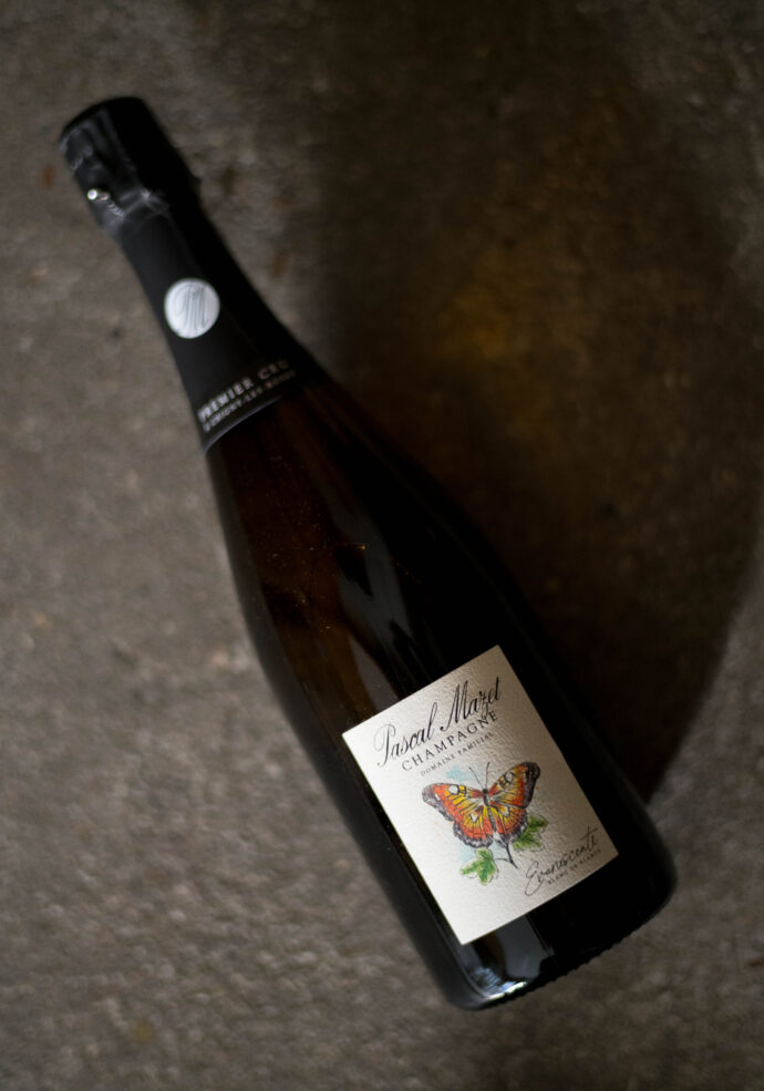 CHAMPAGNE PASCAL MAZET（シャンパーニュ パスカル・マゼ）BRUT NATURE （ブリュット・ナチュール）1er Cru（プルミエ・クリュ）CHAMPAGNE PASCAL MAZET（シャンパーニュ パスカル・マゼ）EXTRABRUT（エクストラ・ブリュット）1er Cru（プルミエ・クリュ）BRAND NOIR（ブランド・ノワール）EXCEPTION（エクセプション）CHAMPAGNE PASCAL MAZET（シャンパーニュ パスカル・マゼ）EXTRABRUT（エクストラ・ブリュット）1er Cru（プルミエ・クリュ）ORIGINEL（オリジネル）しゃんぱーにゅ　正規輸入元ラシーヌ　浅井　担当
東京都千代田区麹町5丁目4番地セタニビル3階
アンボネ地区のグランクリュと、シニ＝レ・ローズ地区のプルミエ・クリュなど、計わずか2ｈａのみの自社畑で徹底したビオロジック栽培を敢行する生産者。2013年にビオ認証を得たが、実質的なビオロジック栽培の実施は、そのはるか以前に遡る。栽培農家から自社瓶詰めへの転向は1976年。ピノ・ノワール（樹齢40年以上）、シャルドネ（樹齢50年以上）は、ともに樽発酵、樽熟成。更に、大量のリザーヴワインを、地下セラーの大樽（50ｈｌ）に保存しており、複数のヴィンテッジのブレンドによる奥行きと高貴な余韻の妙にも、天賦のアッサンブラージュ・センスが感じられる。二次発酵にはフルーリーが選別したシャンパーニュ酵母「クォーツ」を使用。右顧左眄せずに独自の深みをそなえるシャンパーニュは、現在に生きる伝統ともいうべきもの。価格高騰中のアンボネ産ブドウによるシャンパーニュとしては、例外的に慎ましい価格を維持。グランクリュの畑で真摯にビオロジック栽培を行う数少ない生産者としても、貴重な存在である。
（株）富屋酒店 かぶしきがいしゃ とみやさけてん カブシキガイシャ　トミヤサケテン TOMIYA SAKETEN 　愛知県名古屋市瑞穂区上坂町1-41-2　地酒屋　豊盃　HOUHAI ほうはい　ホーハイ　三浦酒造  MIURASHUZO日高見　ひたかみ　ヒタカミ HITAKAMI  平孝酒造　HIRAKOSHUZO 天の戸 アマノト　あまのと　AMANOTO　浅舞酒造ASAMAISHUZO　飛露喜 HIROKISHUZOHONTEN　廣木酒造本店　HIROK　大那 DAINA　ダイナ　だいな　菊の里酒造　KIKUNOSATOSHUZO　旭興　KYOKUKO　きょくこう　キョクコウ　渡邉酒造　WATANABESHUZO　仙禽 SENKIN　せんきん　センキン（株）せんきん SENKIN鶴齢　カクレイ　かくれい KAKUREI　青木酒造　AOKISHUZO謙信 ケンシン　けんしん KENSHIN池田屋酒造 IKEDAYASHUZO 白岳仙 HAKUGAKUSEN　ハクガクセン　はくがくせん　安本酒造 YASUMOTOSHUZO 群馬泉 グンマイズミ　ぐんまいずみ 島岡酒造 SHIMAOKASHUZO  喜久醉 きくよい キクヨイKIKUYOI 青島酒造 AOSHIMASHUZO 長珍 ちょうちん　チョウチン長珍酒造CHOCHINSHUZO　みねたからみりん　峯寳 味醂　一子相伝 ミネタカラ　いっしそうでん　イッシソウデン　小笠原味醂 OGASAWARA MIRIN

瀧自慢　たきじまん　タキジマン　瀧自慢酒造　TAKIZIMANSHUZO　田光　TABIKA 早川酒造  HAYAKAWASHUZO　作　ZAKU ざく ザク 清水清三郎商店 SHIMIZUSEIZABUROSHOTEN  篠峯　櫛羅　しのみね　シノミネ　くじら　クジラ　千代酒造　CHIYOSHUZO　雑賀　さいか　サイカ　九重雑賀  KOKONOESAIKA　紀土　鶴梅　無量山　きっど　キッド　KID 　ツルウメ　つるうめ　TURUUME　ムリョウザン　むりょうざん　MURYOZAN　平和酒造　HEIWASHUZO　蒼空　そうくう　ソウクウ　SÔKÛ　藤岡酒造　HUJIOKASHUZO 　宝剣　HOUKEN  宝剣酒造　ほうけんしゅぞう　ホウケンシュゾウ　HOKENSHUZO　清酒竹鶴　小笹屋竹鶴　せいしゅたけつる　セイシュタケツル　おささやたけつる　オササヤタケツル　竹鶴酒造　TAKETURUSHUZO
石鎚　いしづち　イシヅチ　石鎚酒造　ISHIDUCHISHUZO　土佐しらぎく　とさしらぎく　トサシラギク　仙頭酒造場　せんとうしゅぞうじょう　SENDOSHUZOZYO
　
 ブルゴーニュワイン　BOURGOGNE  ボルドーワイン　BORDEAUXカリフォルニアワイン CALIFORNIA  シャンパーニュ  SHAMPAGNEアルザスワイン ALSACE ドイツワイン WEIN GERMAN WINE 専門店　ライカM11　ズミルックス50　レンズ　代表　上田豊二　　きき酒師　焼酎アドバイザー　シャンパーニュシュヴァリエ　堀田駅より徒歩10分　熱田神宮駅より徒歩10分
市バス　牛巻より徒歩３分　地下鉄堀田駅より徒歩１５分　名古屋高速堀田出口より車で２分　牛巻交差点より徒歩５分　レトロ街並み　瓦屋根　裏道　大通りより二本入る　CLASSIC CARクラッシックカー CLASSIC BIKE　クラッシックバイク INTERIA　インテリア　　FASHION　ファッション　MUSIC　音楽　LOVE　SAKE SHOP　酒屋
センス　クリエイト　おたく　　MANIAマニア MOVIE　映画　CINEMA シネマ　2024年春オープン予定 いいねタウン瑞穂 iiNE マルシェ内　グランクレア瑞穂 いいねタウン瑞穂  愛知県名古屋市瑞穂区宝田町四丁目2番、3番2　春敲町三丁目23番1（地番） 魚太郎　UOTARO MIZUHO うおたろう　ウオタロウ　なごやみずほてん　ナゴヤミズホテン　 名古屋瑞穂店  車で1分　徒歩5分　丸明 瑞穂店  MARUAKI MIZUHO　マルアキ ミズホテン　まるあき みずほてん　 徒歩10分　車3分　焼肉 美奈登  ヤキニクミナト　やきにくみなと YAKINIKU MINATO 車で2分　徒歩10分  どての品川　DOTENO SHINAGAWA　ドテノシナガワ　どてのしながわ　車で30秒　徒歩1分昇福亭　SHOHUKUTEI しょうふくてい　ショウフクテイ 街中華　マニア　大盛り　個性派  車で5分　徒歩15分  名店 近くにたくさんあり　堀田バンザイ　牛巻バンザイ　名古屋のへそ
CHAMPAGNE PASCAL MAZET（シャンパーニュ パスカル・マゼ）BRUT NATURE（ブリュット・ナチュール）1ER CRU（プルミエ・クリュ）MUGNUM SIZE（1500ml マグナムサイズ）
CHAMPAGNE PASCAL MAZET（シャンパーニュ パスカル・マゼ）BRUT UNIQUE（ブリュット・ユニーク）1ER CRU（プルミエ・クリュ）MUGNUM SIZE（1500ml マグナムサイズ）
CHAMPAGNE PASCAL MAZET（シャンパーニュ パスカル・マゼ）BRUT MILLESIME（ブリュット・ミレジメ）PREMIER CRU（プルミエ・クリュ）2014（2014 ヴィンテージ）

CHAMPAGNE PASCAL MAZET（シャンパーニュ パスカル・マゼ）EXCEPTION（エクセプション）EXTRA BRUT（エクストラ・ブリュット）PREMIER CRU（プルミエ・クリュ）BLAND DE NOIR（ブランド・ノワール）2019（2019 ヴィンテージ）CHAMPAGNE PASCAL MAZET（シャンパーニュ パスカル・マゼ）EVANESCENTE（エヴァネサント）PREMIER CRU（プルミエ・クリュ）2020（2020 ヴィンテージ）