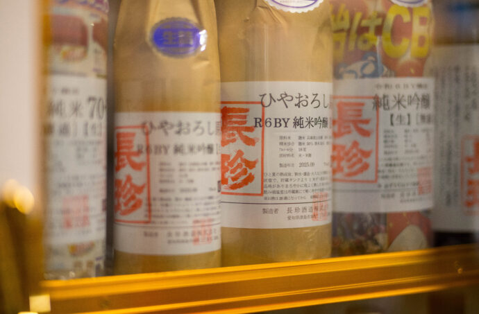 HIROKO WATANABE×CHOCHIN×TOMIYASAKETEN        「渡部 裕子（わたなべ ひろこ）」×「長珍（ちょうちん）」×「富屋酒店 名古屋 （とみやさけてん  なごや）」　 ＜PETIT PRESENT MARKET＞ in＜ ESCA＞  （プチ プレゼント マーケット） in  （エスカ）         2023 12・29～2024  1.8 開催のお知らせ
2023年12月29日～2024年1月8日の期間
（1月1日は定休日  各日10：00～20：00開催）







名古屋駅太閤通り口地下街「エスカ センター ・光の広場」において
「プチ プレゼント マーケット」開催において「渡部 裕子」×「富屋酒店」と題し


渡部 裕子 ワタナベ ヒロコ  書家  書道家  hiroko wartanabe official web site  名古屋市在住 アーティスト ライブパフォーマンス  金シャチ横丁 文字 立体書インスタレーション ミッドランドスクエア周年ロゴ ヤマサちくわ 商品ロゴ ホテルウイングインターナショナル 京都四条烏丸 The TOWER Ryotel NAGOYA
　客室内作品  舞台衣装美術 ライブパフォーマンス




当店の看板的存在 そして愛知の純米酒の代表のひとつといえる存在 
愛知 津島の長珍酒造さん「純米酒シリーズ」と
愛知を代表する梅酒のひとつ白老酒造さんの「白老梅」をカップに特別に詰めていただき
渡部さんが直に書くオリジナルラベルの作品を日本で唯一
期間限定の限定数量販売ブースを出展させていただきます
さらに  1月7日と1月8日の二日間限定にて＜書道家  渡邊 裕子さんによる「長珍ラベル 直書き企画」＞を実施
渡部さんの力強く凛とした空気感の中に楽しさ漲るライブの瞬間を味わいながら その作品を手に入れることが出来る超絶贅沢な企画です
（10：00～16：00 開催）









さらに当日二日間は特別に蔵元より直送した「斗瓶取り（通常では飲めない鑑評会出品酒を詰める伝統の18Ｌの瓶）」の作品を当社 社長よりの「量り売り販売」を実施
その場で味わえるスペシャル企画も行います
（限定数量ですので完売の際はご了承ください）









年末年始を最高に盛り上げるSpecial Special Special 企画
是非 ＜エスカ＞にお越しくださいませ


エスカ地下街　名古屋駅新幹線口 愛知県名古屋市中村区椿町6-9先　人気店多数　名古屋めし　観光





長珍  CHOCHIN  しんぶんし  山廃純米  YAMAHAI 【7-70】無濾過生原酒  2023
長珍酒造　ちょうちんしゅぞう　チョウチンシュゾウ　チョーチン　CHYOCHIN
BRUWERY　代表取締役兼杜氏　桑山雅行　クワヤママサユキ　くわやままさゆき
KUWAYAMA　MASAYUKI　桑山会　KUWAYAMAKAI　クワヤマカイ　くわやまかい　しんぶんし　備前雄町　阿波山田　レッド　純米　純米吟醸　Ｒ2ＢＹ　Ｒ4ＢＹ　熟成　お燗　ワイングラス　かたくち　片口　マリアージュ　温度変化
立体的　日本酒の可能性　ステキ　唯一無二　絶対的信頼関係　名古屋特約店
（株）富屋酒店　愛知県名古屋市瑞穂区上坂町1-41-2　地酒屋　専門店　ライカM11　ズミルックス50　レンズ　代表　上田豊二　きき酒師　焼酎アドバイザー　
シャンパーニュシュヴァリエ　堀田駅　熱田神宮駅
名古屋高速　堀田出口すぐ　牛巻交差点すぐ　レトロ街並み　瓦屋根
　　　クラッシックカー　クラッシックバイク　インテリア　ファッション　音楽
センス　クリエイト　おたく　マニア　映画　シネマ　骨格の太さとしなやかでまろやかな味わいが長珍スタイル。「長珍　CHOCHIN　純米吟醸　＜ひやおろし　HIYAOROSHI＞　2023」
山田錦の豊かなボリュームとキレ感のバランスが唯一無二。「長珍　CHOCHIN　純米吟醸　＜ひやおろし原酒  HIYAOROSHI＞　2023」桑山流純米の味わい 温度変化の立体感を存分に楽しむ「長珍　CHOCHIN　＜純米生詰60　富山五百万石　TOYAMA GOHYAKUMANGOKU＞  2023」八反錦のポテンシャルを存分に引き出した名作 「長珍  CHOCHIN　しんぶんし　純米吟醸【50】　＜八反錦  HATTANNISHIKI＞　無濾過生原酒  2023」
（株）富屋酒店 かぶしきがいしゃ とみやさけてん カブシキガイシャ　トミヤサケテン TOMIYA SAKETEN 　愛知県名古屋市瑞穂区上坂町1-41-2　地酒屋　豊盃　HOUHAI ほうはい　ホーハイ　三浦酒造  MIURASHUZO日高見　ひたかみ　ヒタカミ HITAKAMI  平孝酒造　HIRAKOSHUZO 天の戸 アマノト　あまのと　AMANOTO　浅舞酒造 ASAMAISHUZO　飛露喜 HIROKISHUZOHONTEN　廣木酒造本店　HIROK　大那 DAINA　ダイナ　だいな　菊の里酒造　KIKUNOSATOSHUZO　旭興　KYOKUKO　きょくこう　キョクコウ　渡邉酒造　WATANABESHUZO　仙禽 SENKIN　せんきん　センキン（株）せんきん SENKIN鶴齢　カクレイ　かくれい KAKUREI　青木酒造　AOKISHUZO謙信 ケンシン　けんしん KENSHIN池田屋酒造 IKEDAYASHUZO 白岳仙 HAKUGAKUSEN　ハクガクセン　はくがくせん　安本酒造 YASUMOTOSHUZO 群馬泉 グンマイズミ　ぐんまいずみ 島岡酒造 SHIMAOKASHUZO  喜久醉 きくよい キクヨイKIKUYOI 青島酒造 AOSHIMASHUZO 長珍 ちょうちん　チョウチン長珍酒造CHOCHINSHUZO　みねたからみりん　峯寳 味醂　一子相伝 ミネタカラ　いっしそうでん　イッシソウデン　小笠原味醂 OGASAWARA MIRIN

瀧自慢　たきじまん　タキジマン　瀧自慢酒造　TAKIZIMANSHUZO　田光　TABIKA 早川酒造  HAYAKAWASHUZO　作　ZAKU ざく ザク 清水清三郎商店 SHIMIZUSEIZABUROSHOTEN  篠峯　櫛羅　しのみね　シノミネ　くじら　クジラ　千代酒造　CHIYOSHUZO　雑賀　さいか　サイカ　九重雑賀  KOKONOESAIKA　紀土　鶴梅　無量山　きっど　キッド　KID 　ツルウメ　つるうめ　TURUUME　ムリョウザン　むりょうざん　MURYOZAN　平和酒造　HEIWASHUZO　蒼空　そうくう　ソウクウ　SÔKÛ　藤岡酒造　HUJIOKASHUZO 　宝剣　HOUKEN  宝剣酒造　ほうけんしゅぞう　ホウケンシュゾウ　HOKENSHUZO　清酒竹鶴　小笹屋竹鶴　せいしゅたけつる　セイシュタケツル　おささやたけつる　オササヤタケツル　竹鶴酒造　TAKETURUSHUZO
石鎚　いしづち　イシヅチ　石鎚酒造　ISHIDUCHISHUZO　土佐しらぎく　とさしらぎく　トサシラギク　仙頭酒造場　せんとうしゅぞうじょう　SENDOSHUZOZYOしんぶんしシリーズ今季最後の集大成 この感動の味わいを皆様に 「長珍  CHOCHIN  しんぶんし 純米吟醸  ＜生生熟成5055 RAW RIPENING＞  無濾過生酒  2023」
　
 ブルゴーニュワイン　BOURGOGNE  ボルドーワイン　BORDEAUXカリフォルニアワイン CALIFORNIA  シャンパーニュ  SHAMPAGNEアルザスワイン ALSACE ドイツワイン WEIN GERMAN WINE 専門店　ライカM11　ズミルックス50　レンズ　代表　上田豊二　　きき酒師　焼酎アドバイザー　シャンパーニュシュヴァリエ　堀田駅より徒歩10分　熱田神宮駅より徒歩10分
市バス　牛巻より徒歩３分　地下鉄堀田駅より徒歩１５分　名古屋高速堀田出口より車で２分　牛巻交差点より徒歩５分　レトロ街並み　瓦屋根　裏道　大通りより二本入る　CLASSIC CARクラッシックカー CLASSIC BIKE　クラッシックバイク INTERIA　インテリア　　FASHION　ファッション　MUSIC　音楽　LOVE　SAKE SHOP　酒屋
センス　クリエイト　おたく　　MANIAマニア MOVIE　映画　CINEMA シネマ　2024年春オープン予定 いいねタウン瑞穂 iiNE マルシェ内　グランクレア瑞穂 いいねタウン瑞穂  愛知県名古屋市瑞穂区宝田町四丁目2番、3番2　春敲町三丁目23番1（地番） 魚太郎　UOTARO MIZUHO うおたろう　ウオタロウ　なごやみずほてん　ナゴヤミズホテン　 名古屋瑞穂店  車で1分　徒歩5分　丸明 瑞穂店  MARUAKI MIZUHO　マルアキ ミズホテン　まるあき みずほてん　 徒歩10分　車3分　焼肉 美奈登  ヤキニクミナト　やきにくみなと YAKINIKU MINATO 車で2分　徒歩10分  どての品川　DOTENO SHINAGAWA　ドテノシナガワ　どてのしながわ　車で30秒　徒歩1分昇福亭　SHOHUKUTEI しょうふくてい　ショウフクテイ 街中華　マニア　大盛り　個性派  車で5分　徒歩15分  名店 近くにたくさんあり　堀田バンザイ　牛巻バンザイ　名古屋のへそ
お米を炊いたように味わいを表現した愛知の純米酒の名作 「長珍  CHOCHIN  純米  ＜阿波山田65  AWAYAMADA＞  無濾過生詰  2023」しんぶんしシリーズ今季最後の集大成 この感動の味わいを皆様に 「長珍  CHOCHIN  しんぶんし 純米吟醸  ＜生生熟成5055 RAW RIPENING＞  無濾過生酒  2023」フレッシュさの中に漲る力強く品格溢れる生命力を その味わいから感じる「長珍　CHOCHIN  ＜純米八反錦   HATTANNISHIKI＞    ささにごり生酒  R5BY」雄町の力強さと骨格が解けていく様を時間軸で楽しむ 「長珍  CHOCHIN  純米しんぶんし  ＜備前雄町【7-65】  BIZENOMACHI＞  無濾過生原酒  R5BY
山虎 やまとら ヤマトラ 大名古屋ビルジング YAMATORA DAINAGOYA BILGING  ダイナゴヤビルジング だいなごやびるじんぐ 愛知県名古屋市中村区名駅3-28-12 大名古屋ビルジング 3F 居酒屋 おでん どて 串揚げ 超絶旨し 日本唯一長珍オンリー専門店山田錦の豊かなボリュームとキレ感のバランスが唯一無二  「長珍　CHOCHIN　純米吟醸　＜ひやおろし原酒  HIYAOROSHI＞　2025」