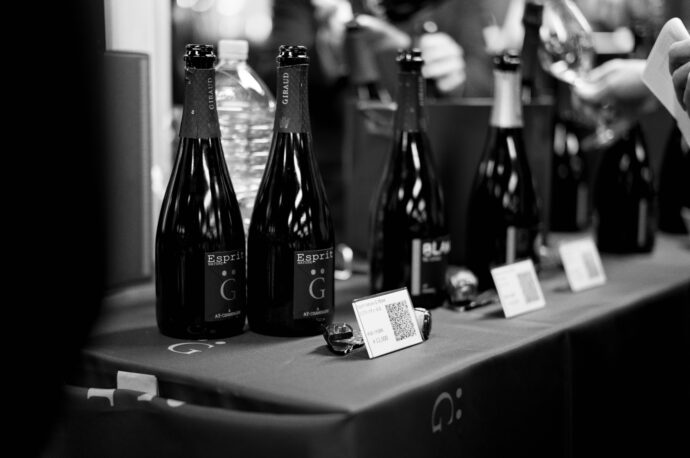 アンリジロージャパン 東京試飲会  2025年10月28日(火) 虎ノ門  グローバル東京本社 
(株)富屋酒店 かぶしきがいしゃ とみやさけてん カブシキガイシャ トミヤサケテン TOMIYA SAKETEN  愛知県名古屋市瑞穂区上坂町1-41-2 地酒屋 豊盃 HOUHAI ほうはい ホーハイ 三浦酒造  MIURASHUZO日高見 ひたかみ ヒタカミ HITAKAMI  平孝酒造 HIRAKOSHUZO 天の戸 アマノト あまのと AMANOTO 浅舞酒造ASAMAISHUZO 飛露喜 HIROKISHUZOHONTEN 廣木酒造本店 HIROK 大那 DAINA ダイナ だいな 菊の里酒造 KIKUNOSATOSHUZO 旭興 KYOKUKO きょくこう キョクコウ 渡邉酒造 WATANABESHUZO 仙禽 SENKIN せんきん センキン(株)せんきん SENKIN鶴齢 カクレイ かくれい KAKUREI 青木酒造 AOKISHUZO謙信 ケンシン けんしん KENSHIN池田屋酒造 IKEDAYASHUZO 白岳仙 HAKUGAKUSEN ハクガクセン はくがくせん 安本酒造 YASUMOTOSHUZO 群馬泉 グンマイズミ ぐんまいずみ 島岡酒造 SHIMAOKASHUZO  喜久醉 きくよい キクヨイKIKUYOI 青島酒造 AOSHIMASHUZO 長珍 ちょうちん チョウチン長珍酒造CHOCHINSHUZO みねたからみりん 峯寳 味醂 一子相伝 ミネタカラ いっしそうでん イッシソウデン 小笠原味醂 OGASAWARA MIRIN
瀧自慢 たきじまん タキジマン 瀧自慢酒造 TAKIZIMANSHUZO 田光 TABIKA 早川酒造  HAYAKAWASHUZO 作 ZAKU ざく ザク 清水清三郎商店 SHIMIZUSEIZABUROSHOTEN  篠峯 櫛羅 しのみね シノミネ くじら クジラ 千代酒造 CHIYOSHUZO 雑賀 さいか サイカ 九重雑賀  KOKONOESAIKA 紀土 鶴梅 無量山 きっど キッド KID  ツルウメ つるうめ TURUUME ムリョウザン むりょうざん MURYOZAN 平和酒造 HEIWASHUZO 蒼空 そうくう ソウクウ SÔKÛ 藤岡酒造 HUJIOKASHUZO  宝剣 HOUKEN  宝剣酒造 ほうけんしゅぞう ホウケンシュゾウ HOKENSHUZO 清酒竹鶴 小笹屋竹鶴 せいしゅたけつる セイシュタケツル おささやたけつる オササヤタケツル 竹鶴酒造 TAKETURUSHUZO
石鎚 いしづち イシヅチ 石鎚酒造 ISHIDUCHISHUZO 土佐しらぎく とさしらぎく トサシラギク 仙頭酒造場 せんとうしゅぞうじょう SENDOSHUZOZYO
 
 ブルゴーニュワイン BOURGOGNE  ボルドーワイン BORDEAUXカリフォルニアワイン CALIFORNIA  シャンパーニュ  SHAMPAGNEアルザスワイン ALSACE ドイツワイン WEIN GERMAN WINE 専門店 ライカM11 ズミルックス50 レンズ 代表 上田豊二  きき酒師 焼酎アドバイザー シャンパーニュシュヴァリエ 堀田駅より徒歩10分 熱田神宮駅より徒歩10分
市バス 牛巻より徒歩3分 地下鉄堀田駅より徒歩15分 名古屋高速堀田出口より車で2分 牛巻交差点より徒歩5分 レトロ街並み 瓦屋根 裏道 大通りより二本入る CLASSIC CARクラッシックカー CLASSIC BIKE クラッシックバイク INTERIA インテリア  FASHION ファッション MUSIC 音楽 LOVE SAKE SHOP 酒屋
センス クリエイト おたく  MANIAマニア MOVIE 映画 CINEMA シネマ 2024年春オープン予定 いいねタウン瑞穂 iiNE マルシェ内 グランクレア瑞穂 いいねタウン瑞穂  愛知県名古屋市瑞穂区宝田町四丁目2番、3番2 春敲町三丁目23番1(地番) 魚太郎 UOTARO MIZUHO うおたろう ウオタロウ なごやみずほてん ナゴヤミズホテン  名古屋瑞穂店  車で1分 徒歩5分 丸明 瑞穂店  MARUAKI MIZUHO マルアキ ミズホテン まるあき みずほてん  徒歩10分 車3分 焼肉 美奈登  ヤキニクミナト やきにくみなと YAKINIKU MINATO 車で2分 徒歩10分  どての品川 DOTENO SHINAGAWA ドテノシナガワ どてのしながわ 車で30秒 徒歩1分昇福亭 SHOHUKUTEI しょうふくてい ショウフクテイ 街中華 マニア 大盛り 個性派  車で5分 徒歩15分  名店 近くにたくさんあり 堀田バンザイ 牛巻バンザイ 名古屋のへそ