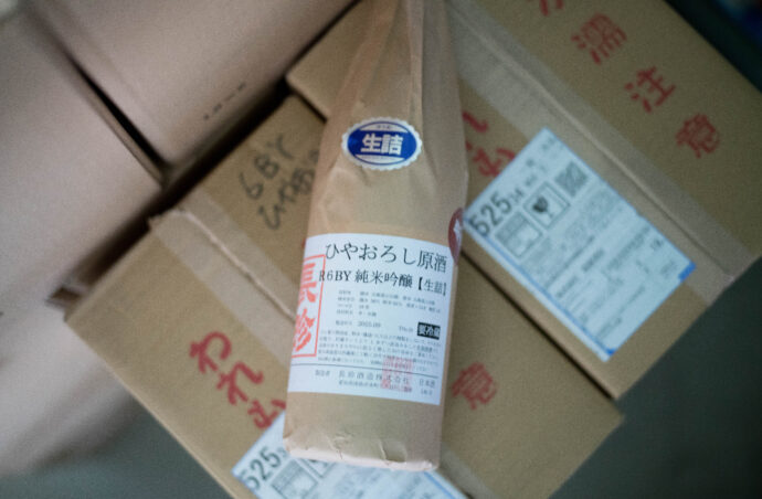 HIROKO WATANABE×CHOCHIN×TOMIYASAKETEN 「渡部 裕子(わたなべ ひろこ)」×「長珍(ちょうちん)」×「富屋酒店 名古屋 (とみやさけてん なごや)」 <PETIT PRESENT MARKET> in< ESCA> (プチ プレゼント マーケット) in (エスカ) 2023 12・29~2024 1.8 開催のお知らせ
2023年12月29日~2024年1月8日の期間
(1月1日は定休日 各日10:00~20:00開催)
名古屋駅太閤通り口地下街「エスカ センター ・光の広場」において
「プチ プレゼント マーケット」開催において「渡部 裕子」×「富屋酒店」と題し
渡部 裕子 ワタナベ ヒロコ 書家 書道家 hiroko wartanabe official web site 名古屋市在住 アーティスト ライブパフォーマンス 金シャチ横丁 文字 立体書インスタレーション ミッドランドスクエア周年ロゴ ヤマサちくわ 商品ロゴ ホテルウイングインターナショナル 京都四条烏丸 The TOWER Ryotel NAGOYA
客室内作品 舞台衣装美術 ライブパフォーマンス
当店の看板的存在 そして愛知の純米酒の代表のひとつといえる存在
愛知 津島の長珍酒造さん「純米酒シリーズ」と
愛知を代表する梅酒のひとつ白老酒造さんの「白老梅」をカップに特別に詰めていただき
渡部さんが直に書くオリジナルラベルの作品を日本で唯一
期間限定の限定数量販売ブースを出展させていただきます
さらに 1月7日と1月8日の二日間限定にて<書道家 渡邊 裕子さんによる「長珍ラベル 直書き企画」>を実施
渡部さんの力強く凛とした空気感の中に楽しさ漲るライブの瞬間を味わいながら その作品を手に入れることが出来る超絶贅沢な企画です
(10:00~16:00 開催)
さらに当日二日間は特別に蔵元より直送した「斗瓶取り(通常では飲めない鑑評会出品酒を詰める伝統の18Lの瓶)」の作品を当社 社長よりの「量り売り販売」を実施
その場で味わえるスペシャル企画も行います
(限定数量ですので完売の際はご了承ください)
年末年始を最高に盛り上げるSpecial Special Special 企画
是非 <エスカ>にお越しくださいませ
エスカ地下街 名古屋駅新幹線口 愛知県名古屋市中村区椿町6-9先 人気店多数 名古屋めし 観光
長珍 CHOCHIN しんぶんし 山廃純米 YAMAHAI 【7-70】無濾過生原酒 2023
長珍酒造 ちょうちんしゅぞう チョウチンシュゾウ チョーチン CHYOCHIN
BRUWERY 代表取締役兼杜氏 桑山雅行 クワヤママサユキ くわやままさゆき
KUWAYAMA MASAYUKI 桑山会 KUWAYAMAKAI クワヤマカイ くわやまかい しんぶんし 備前雄町 阿波山田 レッド 純米 純米吟醸 R2BY R4BY 熟成 お燗 ワイングラス かたくち 片口 マリアージュ 温度変化
立体的 日本酒の可能性 ステキ 唯一無二 絶対的信頼関係 名古屋特約店
(株)富屋酒店 愛知県名古屋市瑞穂区上坂町1-41-2 地酒屋 専門店 ライカM11 ズミルックス50 レンズ 代表 上田豊二 きき酒師 焼酎アドバイザー
シャンパーニュシュヴァリエ 堀田駅 熱田神宮駅
名古屋高速 堀田出口すぐ 牛巻交差点すぐ レトロ街並み 瓦屋根
クラッシックカー クラッシックバイク インテリア ファッション 音楽
センス クリエイト おたく マニア 映画 シネマ 骨格の太さとしなやかでまろやかな味わいが長珍スタイル。「長珍 CHOCHIN 純米吟醸 <ひやおろし HIYAOROSHI> 2023」
山田錦の豊かなボリュームとキレ感のバランスが唯一無二。「長珍 CHOCHIN 純米吟醸 <ひやおろし原酒 HIYAOROSHI> 2023」桑山流純米の味わい 温度変化の立体感を存分に楽しむ「長珍 CHOCHIN <純米生詰60 富山五百万石 TOYAMA GOHYAKUMANGOKU> 2023」八反錦のポテンシャルを存分に引き出した名作 「長珍 CHOCHIN しんぶんし 純米吟醸【50】 <八反錦 HATTANNISHIKI> 無濾過生原酒 2023」
(株)富屋酒店 かぶしきがいしゃ とみやさけてん カブシキガイシャ トミヤサケテン TOMIYA SAKETEN 愛知県名古屋市瑞穂区上坂町1-41-2 地酒屋 豊盃 HOUHAI ほうはい ホーハイ 三浦酒造 MIURASHUZO日高見 ひたかみ ヒタカミ HITAKAMI 平孝酒造 HIRAKOSHUZO 天の戸 アマノト あまのと AMANOTO 浅舞酒造 ASAMAISHUZO 飛露喜 HIROKISHUZOHONTEN 廣木酒造本店 HIROK 大那 DAINA ダイナ だいな 菊の里酒造 KIKUNOSATOSHUZO 旭興 KYOKUKO きょくこう キョクコウ 渡邉酒造 WATANABESHUZO 仙禽 SENKIN せんきん センキン(株)せんきん SENKIN鶴齢 カクレイ かくれい KAKUREI 青木酒造 AOKISHUZO謙信 ケンシン けんしん KENSHIN池田屋酒造 IKEDAYASHUZO 白岳仙 HAKUGAKUSEN ハクガクセン はくがくせん 安本酒造 YASUMOTOSHUZO 群馬泉 グンマイズミ ぐんまいずみ 島岡酒造 SHIMAOKASHUZO 喜久醉 きくよい キクヨイKIKUYOI 青島酒造 AOSHIMASHUZO 長珍 ちょうちん チョウチン長珍酒造CHOCHINSHUZO みねたからみりん 峯寳 味醂 一子相伝 ミネタカラ いっしそうでん イッシソウデン 小笠原味醂 OGASAWARA MIRIN
瀧自慢 たきじまん タキジマン 瀧自慢酒造 TAKIZIMANSHUZO 田光 TABIKA 早川酒造 HAYAKAWASHUZO 作 ZAKU ざく ザク 清水清三郎商店 SHIMIZUSEIZABUROSHOTEN 篠峯 櫛羅 しのみね シノミネ くじら クジラ 千代酒造 CHIYOSHUZO 雑賀 さいか サイカ 九重雑賀 KOKONOESAIKA 紀土 鶴梅 無量山 きっど キッド KID ツルウメ つるうめ TURUUME ムリョウザン むりょうざん MURYOZAN 平和酒造 HEIWASHUZO 蒼空 そうくう ソウクウ SÔKÛ 藤岡酒造 HUJIOKASHUZO 宝剣 HOUKEN 宝剣酒造 ほうけんしゅぞう ホウケンシュゾウ HOKENSHUZO 清酒竹鶴 小笹屋竹鶴 せいしゅたけつる セイシュタケツル おささやたけつる オササヤタケツル 竹鶴酒造 TAKETURUSHUZO
石鎚 いしづち イシヅチ 石鎚酒造 ISHIDUCHISHUZO 土佐しらぎく とさしらぎく トサシラギク 仙頭酒造場 せんとうしゅぞうじょう SENDOSHUZOZYOしんぶんしシリーズ今季最後の集大成 この感動の味わいを皆様に 「長珍 CHOCHIN しんぶんし 純米吟醸 <生生熟成5055 RAW RIPENING> 無濾過生酒 2023」
ブルゴーニュワイン BOURGOGNE ボルドーワイン BORDEAUXカリフォルニアワイン CALIFORNIA シャンパーニュ SHAMPAGNEアルザスワイン ALSACE ドイツワイン WEIN GERMAN WINE 専門店 ライカM11 ズミルックス50 レンズ 代表 上田豊二 きき酒師 焼酎アドバイザー シャンパーニュシュヴァリエ 堀田駅より徒歩10分 熱田神宮駅より徒歩10分
市バス 牛巻より徒歩3分 地下鉄堀田駅より徒歩15分 名古屋高速堀田出口より車で2分 牛巻交差点より徒歩5分 レトロ街並み 瓦屋根 裏道 大通りより二本入る CLASSIC CARクラッシックカー CLASSIC BIKE クラッシックバイク INTERIA インテリア FASHION ファッション MUSIC 音楽 LOVE SAKE SHOP 酒屋
センス クリエイト おたく MANIAマニア MOVIE 映画 CINEMA シネマ 2024年春オープン予定 いいねタウン瑞穂 iiNE マルシェ内 グランクレア瑞穂 いいねタウン瑞穂 愛知県名古屋市瑞穂区宝田町四丁目2番、3番2 春敲町三丁目23番1(地番) 魚太郎 UOTARO MIZUHO うおたろう ウオタロウ なごやみずほてん ナゴヤミズホテン 名古屋瑞穂店 車で1分 徒歩5分 丸明 瑞穂店 MARUAKI MIZUHO マルアキ ミズホテン まるあき みずほてん 徒歩10分 車3分 焼肉 美奈登 ヤキニクミナト やきにくみなと YAKINIKU MINATO 車で2分 徒歩10分 どての品川 DOTENO SHINAGAWA ドテノシナガワ どてのしながわ 車で30秒 徒歩1分昇福亭 SHOHUKUTEI しょうふくてい ショウフクテイ 街中華 マニア 大盛り 個性派 車で5分 徒歩15分 名店 近くにたくさんあり 堀田バンザイ 牛巻バンザイ 名古屋のへそ
お米を炊いたように味わいを表現した愛知の純米酒の名作 「長珍 CHOCHIN 純米 <阿波山田65 AWAYAMADA> 無濾過生詰 2023」しんぶんしシリーズ今季最後の集大成 この感動の味わいを皆様に 「長珍 CHOCHIN しんぶんし 純米吟醸 <生生熟成5055 RAW RIPENING> 無濾過生酒 2023」フレッシュさの中に漲る力強く品格溢れる生命力を その味わいから感じる「長珍 CHOCHIN <純米八反錦 HATTANNISHIKI> ささにごり生酒 R5BY」雄町の力強さと骨格が解けていく様を時間軸で楽しむ 「長珍 CHOCHIN 純米しんぶんし <備前雄町【7-65】 BIZENOMACHI> 無濾過生原酒 R5BY
山虎 やまとら ヤマトラ 大名古屋ビルジング YAMATORA DAINAGOYA BILGING ダイナゴヤビルジング だいなごやびるじんぐ 愛知県名古屋市中村区名駅3-28-12 大名古屋ビルジング 3F 居酒屋 おでん どて 串揚げ 超絶旨し 日本唯一長珍オンリー専門店山田錦の豊かなボリュームとキレ感のバランスが唯一無二 「長珍 CHOCHIN 純米吟醸 <ひやおろし原酒 HIYAOROSHI> 2025」桑山さんが挑む 念願の山廃仕込み 「長珍 CHOCHIN しんぶんし 山廃純米 YAMAHAI 【7-70】無濾過生原酒 R6BY」