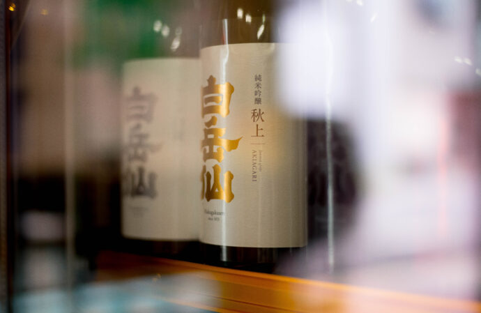 白岳仙　安本酒造有限会社　福井県福井市安原町7ノ4　HAKUGAKUSENN　
ハクガクセン　はくがくせん　嘉永六年創業　純米吟醸　荒走　ARABASHIRI　
荒走り　アラバシリ　あらばしり　新酒　搾立　SHIBORITATE　極走
雫　SHIZUKU　シズク　しずく　路考　ROKOU　濡烏　NUREKARASU
　レア　希少　60本のみの生産　富屋SPECIAL
純米大吟醸　クロガネ　黒鉄の雫取り　富屋酒店発案　全国3件のみの取り扱い
ゴクバシリ　ごくばしり　GOKUBASHIRI　無濾過生原酒　アルコール度数15度
HGS-02　HGS-01　自社酵母　福井県大野産　五百万石　吟のさと　酒造好適米
シボリタテ　しぼりたて　ピチピチ　離　HANARE　はなれ　ハナレ
黒鉄　KUROGANE　クロガネ　くろがね　真紅　SHINKU　シンク　しんく
白練　SHIRONERI　シロネリ　しろねり　路考　ROKOU　ロコウ　ろこう
越前カニ　解禁日　11月8日　日本を誇るブランドかに　希少　限定　レア
登録有形文化財指定蔵　SINCE1853　安本岳史　蔵元　杜氏　手造り　拘り
白岳仙専用ティスティンググラス495ｍｌ　スロバキア産　専用コースター
名古屋　唯一特約店　トミヤオリジナル　五百万石　福井県　契約栽培米
KURA MASTER 2023 GOLD MEDAL初エントリー初受賞作品。ストレートに抜ける品格と美しき質感が心に沁みる。「白岳仙　HAKUGAKUSEN　純米吟醸　＜冷卸　HIYAOROSHI＞　2023」＜吟のさと＞が表現する しなやかさと洗練させた味わいが魅力 「白岳仙   HAKUGAKUSEN   純米吟醸　＜秋上 AKIAGARI＞  2023」＜吟のさと＞が表現する しなやかさと洗練させた味わいが魅力 「白岳仙   HAKUGAKUSEN   純米吟醸　＜秋上 AKIAGARI＞   2023」福井が誇る最高ブランド「越前かに」の11月6日の解禁に合わせ 本日解禁  この落ち着き感と透明感  アラバシリの粋を越えたクオリティ 「白岳仙   HAKUGAKUSEN   純米吟醸   ＜荒走  ARABASHIRI＞  R5BY」
（株）富屋酒店 かぶしきがいしゃ とみやさけてん カブシキガイシャ　トミヤサケテン TOMIYA SAKETEN 　愛知県名古屋市瑞穂区上坂町1-41-2　地酒屋　豊盃　HOUHAI ほうはい　ホーハイ　三浦酒造  MIURASHUZO日高見　ひたかみ　ヒタカミ HITAKAMI  平孝酒造　HIRAKOSHUZO 天の戸 アマノト　あまのと　AMANOTO　浅舞酒造 ASAMAISHUZO　飛露喜 HIROKISHUZOHONTEN　廣木酒造本店　HIROK　大那 DAINA　ダイナ　だいな　菊の里酒造　KIKUNOSATOSHUZO　旭興　KYOKUKO　きょくこう　キョクコウ　渡邉酒造　WATANABESHUZO　仙禽 SENKIN　せんきん　センキン（株）せんきん SENKIN鶴齢　カクレイ　かくれい KAKUREI　青木酒造　AOKISHUZO謙信 ケンシン　けんしん KENSHIN池田屋酒造 IKEDAYASHUZO 白岳仙 HAKUGAKUSEN　ハクガクセン　はくがくせん　安本酒造 YASUMOTOSHUZO 群馬泉 グンマイズミ　ぐんまいずみ 島岡酒造 SHIMAOKASHUZO  喜久醉 きくよい キクヨイKIKUYOI 青島酒造 AOSHIMASHUZO 長珍 ちょうちん　チョウチン長珍酒造CHOCHINSHUZO　みねたからみりん　峯寳 味醂　一子相伝 ミネタカラ　いっしそうでん　イッシソウデン　小笠原味醂 OGASAWARA MIRIN

瀧自慢　たきじまん　タキジマン　瀧自慢酒造　TAKIZIMANSHUZO　田光　TABIKA 早川酒造  HAYAKAWASHUZO　作　ZAKU ざく ザク 清水清三郎商店 SHIMIZUSEIZABUROSHOTEN  篠峯　櫛羅　しのみね　シノミネ　くじら　クジラ　千代酒造　CHIYOSHUZO　雑賀　さいか　サイカ　九重雑賀  KOKONOESAIKA　紀土　鶴梅　無量山　きっど　キッド　KID 　ツルウメ　つるうめ　TURUUME　ムリョウザン　むりょうざん　MURYOZAN　平和酒造　HEIWASHUZO　蒼空　そうくう　ソウクウ　SÔKÛ　藤岡酒造　HUJIOKASHUZO 　宝剣　HOUKEN  宝剣酒造　ほうけんしゅぞう　ホウケンシュゾウ　HOKENSHUZO　清酒竹鶴　小笹屋竹鶴　せいしゅたけつる　セイシュタケツル　おささやたけつる　オササヤタケツル　竹鶴酒造　TAKETURUSHUZO
石鎚　いしづち　イシヅチ　石鎚酒造　ISHIDUCHISHUZO　土佐しらぎく　とさしらぎく　トサシラギク　仙頭酒造場　せんとうしゅぞうじょう　SENDOSHUZOZYO　アルガブランカ　ARUGABURANKA勝沼醸造　KATUNUMAJÔZÔ　ドメーヌソガ　ソガ・ペール・エ・フィス SOGA PELE ET FIS　オブセワイナリー　OBUSEWINERY　ドメーヌタカヒコ　DOMAINE TAKAHIKO　クリサワブラン　KURISAWA BLANC　ナカザワワイナリー　NAKAZAWA WINERY　さつま寿　SATUMA KOTOBUKI 　尾込商店 OGOME SHOTEN  蔵の師魂 KURANOSHIKON  小正醸造　KOMASA ＪÔＺÔ　天狗櫻 TENGUSAKURA  白石酒蔵　SHIRAISHISHUZO  しま千両 SHIMASENRYO　高崎酒蔵  TAKASAKISHUZO  杜氏潤平　TOJIJUNPEI  小玉醸造  KODAMAJOZO  赤鹿毛　青鹿毛  AKAKAGE   AOKAGE　柳田酒蔵  YANAGIDASHUZO　舞香　MAIKA　泰明　TAIMEI　藤居醸造　HUZIIJÔＺÔ　池の露　特酎天草　IKENOTUYU  TOKUCHU  AMAKUSA　壱乃醸　飛乃流　朝日　ICHINOJO  HINORYU　ASAHI　朝日酒造　ASAHISHUZO　龍宮　RYUGU 富田酒造場　TOMITASHUZOJO　鳥飼 TORIKAI　鳥飼酒造　TORIKAISHUZO　極楽 GOIKURAKU　林酒造場 HAYASHISHUZOJO　屋久の島大自然林　酔麦香　YAKUNOSHIMA DAISHIZENRIN SUIBASKUKA　本坊酒造　HONBOSHUZO
金峰　金峰荒蘆過  KINPO　KINPOARAROKA　宇都酒造　UTOSHUZO　北谷長老　CHYATANCHÔＲÔ　北谷酒造　CHYATANSHUZO　山原くいな　YAMBARUKUINA　やんばる酒造　YAMBARUSHUZO　2024年春オープン予定 いいねタウン瑞穂 iiNE マルシェ内　グランクレア瑞穂 いいねタウン瑞穂  愛知県名古屋市瑞穂区宝田町四丁目2番、3番2　春敲町三丁目23番1（地番） 魚太郎　UOTARO MIZUHO うおたろう　ウオタロウ　なごやみずほてん　ナゴヤミズホテン　 名古屋瑞穂店  車で1分　徒歩5分　丸明 瑞穂店  MARUAKI MIZUHO　マルアキ ミズホテン　まるあき みずほてん　 徒歩10分　車3分　焼肉 美奈登  ヤキニクミナト　やきにくみなと YAKINIKU MINATO 車で2分　徒歩10分  どての品川　DOTENO SHINAGAWA　ドテノシナガワ　どてのしながわ　車で30秒　徒歩1分昇福亭　SHOHUKUTEI しょうふくてい　ショウフクテイ 街中華　マニア　大盛り　個性派  車で5分　徒歩15分  名店 近くにたくさんあり　堀このシルキーさ そしてエアリーさ さらなるクオリティアップな作品  「白岳仙   HAKUGAKUSEN   純米大吟醸   ＜黒鉄  生酒  KUROGANE  UNFILTER＞  R5BY」田バンザイ　牛巻バンザイ　名古屋のへそ今期も改良を重ね さらなる領域の辛口純米を表現 「白岳仙   HAKUGAKUSEN  辛口純米  ＜真紅  SHINKU＞ 無濾過生酒  R5BY」品格と美しき桜のイメージを表現する極上の作品 「白岳仙  HAKUGAKUSEN   純米吟醸  ＜桜鼠  SAKURANEZU＞  R5BY＞」
