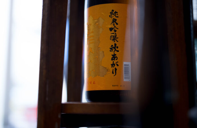 感動の極上の艶感を。素晴らしき余韻と共に。「宝剣 HOUKEN 純米大吟醸 <山田錦中汲み YAMADANISHIKI> 黒ラベル」クリーミーで透明感溢れる上質さが魅力的。「宝剣 HOUKEN <純米吟醸> 八反錦 HATTANNISHIKI」上質な素材を引き立てるシャープなキレ感。「宝剣 HOUKEN <超辛口純米 SUPER DRY JUNMAI>」宝剣シリーズの中心的存在。まずはここから。「宝剣 HOUKEN 純米 <緑ラベル GREEN LABEL>」
宝剣 HOUKEN ホウケン ほうけん 純米吟醸 宝剣酒造株式会社
広島県呉市仁方本町1-11-2 湧水仕込 髭文字 ラベル 呉 クレ くれ 純米
純米大吟醸 50%精米 60%精米 杜氏 社長 土井鉄也 呉の土井鉄 ドイテツ
しぼりたて生酒 無濾過 地元 八反錦 手造り 宝剣銘水 湧水 軟水 こだわり 特約店 特約流通 希少 レア 地酒 超辛口 極辛口 東条産山田錦
白ラベル 弊社使用純米吟醸酵母を広島県が改良したものを使用しました
瓶詰め後、柔らかさと味わいを出す為に低温にて貯蔵しておりましたが、このタイミングがベストと考えご案内させていただきました TOMIYA LOVE
東海地区唯一 名古屋唯一 愛知唯一 看板蔵元 看板作品 激ウマ
広島を代表する蔵元 お刺身 お造り 煮つけ 冷や ぬる燗 あつ燗
引き締まったボディ。凛とした表情滲み出る最高の夏酒。「宝剣 HOUKEN 純米吟醸 <涼香純米吟醸 RYOKA JUNMAIGINJO> 2023」レトロなラベルとは裏腹のスーパースペックジュンマイ。「宝剣 HOUKEN 純米 <レトロラベル RETORO LABEL> 2023」
唯一無二の引き締まった究極のバランス感が感動を生み出す。「宝剣 HOUKEN 純米吟醸 <酒未来 SAKEMIRAI> 2023」華やかさと品格の究極のバランスを垣間見る。「宝剣 HOUKEN 純米吟醸 <酒未来 SAKEMIRAI> 2023」八反錦の美しさ際立つ秋あがりの名作。「宝剣 HOUKEN 純米吟醸 <秋あがり AKIAGARI> 2023」地元 呉への愛と想いをその味わいに乗せて「宝剣 HOUKEN 純米吟醸 <呉 KURE> 2023」地元:呉で育んだ手塩にかけた八反錦への<愛>がそのまま作品に 「宝剣 HOUKEN 純米吟醸 <呉 KURE> 2023」極上の山田錦の品格を さりげなく大人に味わう至福のトキ 「宝剣 HOUKEN 純米吟醸 <特A山田錦 HIGH QUALITY YAMADANISHIKI> 2023」八反錦の品格と凛とした表情を存分に味わう 「宝剣 HOUKEN <純米しぼりたて JUNMAI SHIBORITATE> 緑ラベル R5BY」愛山の落ち着きの超絶美しき表情を まさに感動の域 「宝剣 HOUKEN 純米吟醸 <愛山 AIYAMA> 2023」(株)富屋酒店 かぶしきがいしゃ とみやさけてん カブシキガイシャ トミヤサケテン TOMIYA SAKETEN 愛知県名古屋市瑞穂区上坂町1-41-2 地酒屋 豊盃 HOUHAI ほうはい ホーハイ 三浦酒造 MIURASHUZO日高見 ひたかみ ヒタカミ HITAKAMI 平孝酒造 HIRAKOSHUZO 天の戸 アマノト あまのと AMANOTO 浅舞酒造 ASAMAISHUZO 飛露喜 HIROKISHUZOHONTEN 廣木酒造本店 HIROK 大那 DAINA ダイナ だいな 菊の里酒造 KIKUNOSATOSHUZO 旭興 KYOKUKO きょくこう キョクコウ 渡邉酒造 WATANABESHUZO 仙禽 SENKIN せんきん センキン(株)せんきん SENKIN鶴齢 カクレイ かくれい KAKUREI 青木酒造 AOKISHUZO謙信 ケンシン けんしん KENSHIN池田屋酒造 IKEDAYASHUZO 白岳仙 HAKUGAKUSEN ハクガクセン はくがくせん 安本酒造 YASUMOTOSHUZO 群馬泉 グンマイズミ ぐんまいずみ 島岡酒造 SHIMAOKASHUZO 喜久醉 きくよい キクヨイKIKUYOI 青島酒造 AOSHIMASHUZO 長珍 ちょうちん チョウチン長珍酒造CHOCHINSHUZO みねたからみりん 峯寳 味醂 一子相伝 ミネタカラ いっしそうでん イッシソウデン 小笠原味醂 OGASAWARA MIRIN
瀧自慢 たきじまん タキジマン 瀧自慢酒造 TAKIZIMANSHUZO 田光 TABIKA 早川酒造 HAYAKAWASHUZO 作 ZAKU ざく ザク 清水清三郎商店 SHIMIZUSEIZABUROSHOTEN 篠峯 櫛羅 しのみね シノミネ くじら クジラ 千代酒造 CHIYOSHUZO 雑賀 さいか サイカ 九重雑賀 KOKONOESAIKA 紀土 鶴梅 無量山 きっど キッド KID ツルウメ つるうめ TURUUME ムリョウザン むりょうざん MURYOZAN 平和酒造 HEIWASHUZO 蒼空 そうくう ソウクウ SÔKÛ 藤岡酒造 HUJIOKASHUZO 宝剣 HOUKEN 宝剣酒造 ほうけんしゅぞう ホウケンシュゾウ HOKENSHUZO 清酒竹鶴 小笹屋竹鶴 せいしゅたけつる セイシュタケツル おささやたけつる オササヤタケツル 竹鶴酒造 TAKETURUSHUZO
石鎚 いしづち イシヅチ 石鎚酒造 ISHIDUCHISHUZO 土佐しらぎく とさしらぎく トサシラギク 仙頭酒造場 せんとうしゅぞうじょう SENDOSHUZOZYO アルガブランカ ARUGABURANKA勝沼醸造 KATUNUMAJÔZÔ ドメーヌソガ ソガ・ペール・エ・フィス SOGA PELE ET FIS オブセワイナリー OBUSEWINERY ドメーヌタカヒコ DOMAINE TAKAHIKO クリサワブラン KURISAWA BLANC ナカザワワイナリー NAKAZAWA WINERY さつま寿 SATUMA KOTOBUKI 尾込商店 OGOME SHOTEN 蔵の師魂 KURANOSHIKON 小正醸造 KOMASA JÔZÔ 天狗櫻 TENGUSAKURA 白石酒蔵 SHIRAISHISHUZO しま千両 SHIMASENRYO 高崎酒蔵 TAKASAKISHUZO 杜氏潤平 TOJIJUNPEI 小玉醸造 KODAMAJOZO 赤鹿毛 青鹿毛 AKAKAGE AOKAGE 柳田酒蔵 YANAGIDASHUZO 舞香 MAIKA 泰明 TAIMEI 藤居醸造 HUZIIJÔZÔ 池の露 特酎天草 IKENOTUYU TOKUCHU AMAKUSA 壱乃醸 飛乃流 朝日 ICHINOJO HINORYU ASAHI 朝日酒造 ASAHISHUZO 龍宮 RYUGU 富田酒造場 TOMITASHUZOJO 鳥飼 TORIKAI 鳥飼酒造 TORIKAISHUZO 極楽 GOIKURAKU 林酒造場 HAYASHISHUZOJO 屋久の島大自然林 酔麦香 YAKUNOSHIMA DAISHIZENRIN SUIBASKUKA 本坊酒造 HONBOSHUZO
金峰 金峰荒蘆過 KINPO KINPOARAROKA 宇都酒造 UTOSHUZO 北谷長老 CHYATANCHÔRÔ 北谷酒造 CHYATANSHUZO 山原くいな YAMBARUKUINA やんばる酒造 YAMBARUSHUZO 2024年春オープン予定 いいねタウン瑞穂 iiNE マルシェ内 グランクレア瑞穂 いいねタウン瑞穂 愛知県名古屋市瑞穂区宝田町四丁目2番、3番2 春敲町三丁目23番1(地番) 魚太郎 UOTARO MIZUHO うおたろう ウオタロウ なごやみずほてん ナゴヤミズホテン 名古屋瑞穂店 車で1分 徒歩5分 丸明 瑞穂店 MARUAKI MIZUHO マルアキ ミズホテン まるあき みずほてん 徒歩10分 車3分 焼肉 美奈登 ヤキニクミナト やきにくみなと YAKINIKU MINATO 車で2分 徒歩10分 どての品川 DOTENO SHINAGAWA ドテノシナガワ どてのしながわ 車で30秒 徒歩1分昇福亭 SHOHUKUTEI しょうふくてい ショウフクテイ 街中華 マニア 大盛り 個性派 車で5分 徒歩15分 名店 近くにたくさんあり 堀田バンザイ 牛巻バンザイ 名古屋のへそ
透明感溢れる洗練された辛口純米の代名詞のひとつ 「宝剣 HOUKEN <辛口純米 SUPERDRY > 赤ラベル 無濾過生酒 R5BY」