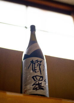 シャープな酸と品格の旨味が心そそられる「櫛羅   KUJKUZIR　純米  生酛仕込  KIMOTO  一火原酒　R6BY」入荷