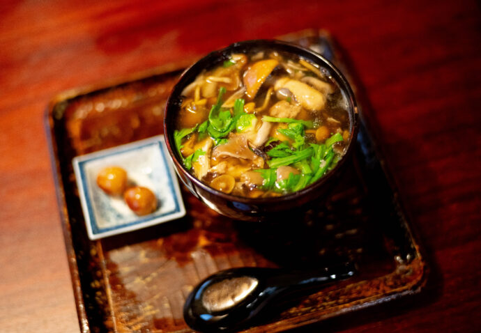 そばきり萬屋町 助六 ソバキリ ヨロズヤ スケロク そばきりよろずやすけろく SOBAKIRIYOROZUYA SUKEROKU SOBA TENPURA 岐阜県関市元町8-27  天然木のこ蕎麦 天然まい茸天麩羅 エビスビール小瓶
(株)富屋酒店 かぶしきがいしゃ とみやさけてん カブシキガイシャ トミヤサケテン TOMIYA SAKETEN  愛知県名古屋市瑞穂区上坂町1-41-2 地酒屋 豊盃 HOUHAI ほうはい ホーハイ 三浦酒造  MIURASHUZO日高見 ひたかみ ヒタカミ HITAKAMI  平孝酒造 HIRAKOSHUZO 天の戸 アマノト あまのと AMANOTO 浅舞酒造ASAMAISHUZO 飛露喜 HIROKISHUZOHONTEN 廣木酒造本店 HIROK 大那 DAINA ダイナ だいな 菊の里酒造 KIKUNOSATOSHUZO 旭興 KYOKUKO きょくこう キョクコウ 渡邉酒造 WATANABESHUZO 仙禽 SENKIN せんきん センキン(株)せんきん SENKIN鶴齢 カクレイ かくれい KAKUREI 青木酒造 AOKISHUZO謙信 ケンシン けんしん KENSHIN池田屋酒造 IKEDAYASHUZO 白岳仙 HAKUGAKUSEN ハクガクセン はくがくせん 安本酒造 YASUMOTOSHUZO 群馬泉 グンマイズミ ぐんまいずみ 島岡酒造 SHIMAOKASHUZO  喜久醉 きくよい キクヨイKIKUYOI 青島酒造 AOSHIMASHUZO 長珍 ちょうちん チョウチン長珍酒造CHOCHINSHUZO みねたからみりん 峯寳 味醂 一子相伝 ミネタカラ いっしそうでん イッシソウデン 小笠原味醂 OGASAWARA MIRIN
瀧自慢 たきじまん タキジマン 瀧自慢酒造 TAKIZIMANSHUZO 田光 TABIKA 早川酒造  HAYAKAWASHUZO 作 ZAKU ざく ザク 清水清三郎商店 SHIMIZUSEIZABUROSHOTEN  篠峯 櫛羅 しのみね シノミネ くじら クジラ 千代酒造 CHIYOSHUZO 雑賀 さいか サイカ 九重雑賀  KOKONOESAIKA 紀土 鶴梅 無量山 きっど キッド KID  ツルウメ つるうめ TURUUME ムリョウザン むりょうざん MURYOZAN 平和酒造 HEIWASHUZO 蒼空 そうくう ソウクウ SÔKÛ 藤岡酒造 HUJIOKASHUZO  宝剣 HOUKEN  宝剣酒造 ほうけんしゅぞう ホウケンシュゾウ HOKENSHUZO 清酒竹鶴 小笹屋竹鶴 せいしゅたけつる セイシュタケツル おささやたけつる オササヤタケツル 竹鶴酒造 TAKETURUSHUZO
石鎚 いしづち イシヅチ 石鎚酒造 ISHIDUCHISHUZO 土佐しらぎく とさしらぎく トサシラギク 仙頭酒造場 せんとうしゅぞうじょう SENDOSHUZOZYO
 
 ブルゴーニュワイン BOURGOGNE  ボルドーワイン BORDEAUXカリフォルニアワイン CALIFORNIA  シャンパーニュ  SHAMPAGNEアルザスワイン ALSACE ドイツワイン WEIN GERMAN WINE 専門店 ライカM11 ズミルックス50 レンズ 代表 上田豊二  きき酒師 焼酎アドバイザー シャンパーニュシュヴァリエ 堀田駅より徒歩10分 熱田神宮駅より徒歩10分
市バス 牛巻より徒歩3分 地下鉄堀田駅より徒歩15分 名古屋高速堀田出口より車で2分 牛巻交差点より徒歩5分 レトロ街並み 瓦屋根 裏道 大通りより二本入る CLASSIC CARクラッシックカー CLASSIC BIKE クラッシックバイク INTERIA インテリア  FASHION ファッション MUSIC 音楽 LOVE SAKE SHOP 酒屋
センス クリエイト おたく  MANIAマニア MOVIE 映画 CINEMA シネマ 2024年春オープン予定 いいねタウン瑞穂 iiNE マルシェ内 グランクレア瑞穂 いいねタウン瑞穂  愛知県名古屋市瑞穂区宝田町四丁目2番、3番2 春敲町三丁目23番1(地番) 魚太郎 UOTARO MIZUHO うおたろう ウオタロウ なごやみずほてん ナゴヤミズホテン  名古屋瑞穂店  車で1分 徒歩5分 丸明 瑞穂店  MARUAKI MIZUHO マルアキ ミズホテン まるあき みずほてん  徒歩10分 車3分 焼肉 美奈登  ヤキニクミナト やきにくみなと YAKINIKU MINATO 車で2分 徒歩10分  どての品川 DOTENO SHINAGAWA ドテノシナガワ どてのしながわ 車で30秒 徒歩1分昇福亭 SHOHUKUTEI しょうふくてい ショウフクテイ 街中華 マニア 大盛り 個性派  車で5分 徒歩15分  名店 近くにたくさんあり 堀田バンザイ 牛巻バンザイ 名古屋のへそ