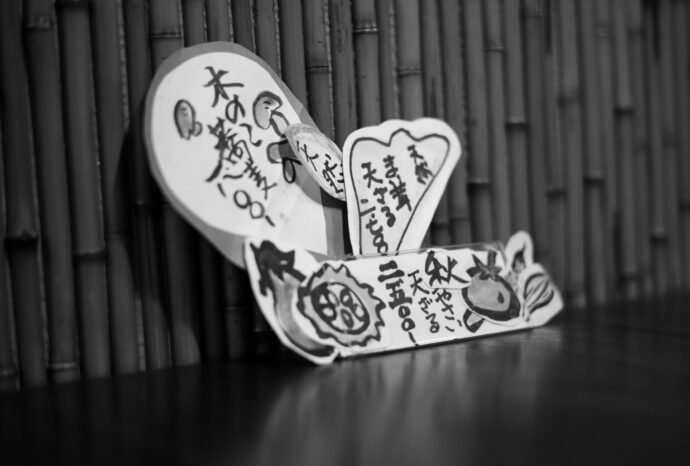そばきり萬屋町 助六 ソバキリ ヨロズヤ スケロク そばきりよろずやすけろく SOBAKIRIYOROZUYA SUKEROKU SOBA TENPURA 岐阜県関市元町8-27  天然木のこ蕎麦 天然まい茸天麩羅 エビスビール小瓶
(株)富屋酒店 かぶしきがいしゃ とみやさけてん カブシキガイシャ トミヤサケテン TOMIYA SAKETEN  愛知県名古屋市瑞穂区上坂町1-41-2 地酒屋 豊盃 HOUHAI ほうはい ホーハイ 三浦酒造  MIURASHUZO日高見 ひたかみ ヒタカミ HITAKAMI  平孝酒造 HIRAKOSHUZO 天の戸 アマノト あまのと AMANOTO 浅舞酒造ASAMAISHUZO 飛露喜 HIROKISHUZOHONTEN 廣木酒造本店 HIROK 大那 DAINA ダイナ だいな 菊の里酒造 KIKUNOSATOSHUZO 旭興 KYOKUKO きょくこう キョクコウ 渡邉酒造 WATANABESHUZO 仙禽 SENKIN せんきん センキン(株)せんきん SENKIN鶴齢 カクレイ かくれい KAKUREI 青木酒造 AOKISHUZO謙信 ケンシン けんしん KENSHIN池田屋酒造 IKEDAYASHUZO 白岳仙 HAKUGAKUSEN ハクガクセン はくがくせん 安本酒造 YASUMOTOSHUZO 群馬泉 グンマイズミ ぐんまいずみ 島岡酒造 SHIMAOKASHUZO  喜久醉 きくよい キクヨイKIKUYOI 青島酒造 AOSHIMASHUZO 長珍 ちょうちん チョウチン長珍酒造CHOCHINSHUZO みねたからみりん 峯寳 味醂 一子相伝 ミネタカラ いっしそうでん イッシソウデン 小笠原味醂 OGASAWARA MIRIN
瀧自慢 たきじまん タキジマン 瀧自慢酒造 TAKIZIMANSHUZO 田光 TABIKA 早川酒造  HAYAKAWASHUZO 作 ZAKU ざく ザク 清水清三郎商店 SHIMIZUSEIZABUROSHOTEN  篠峯 櫛羅 しのみね シノミネ くじら クジラ 千代酒造 CHIYOSHUZO 雑賀 さいか サイカ 九重雑賀  KOKONOESAIKA 紀土 鶴梅 無量山 きっど キッド KID  ツルウメ つるうめ TURUUME ムリョウザン むりょうざん MURYOZAN 平和酒造 HEIWASHUZO 蒼空 そうくう ソウクウ SÔKÛ 藤岡酒造 HUJIOKASHUZO  宝剣 HOUKEN  宝剣酒造 ほうけんしゅぞう ホウケンシュゾウ HOKENSHUZO 清酒竹鶴 小笹屋竹鶴 せいしゅたけつる セイシュタケツル おささやたけつる オササヤタケツル 竹鶴酒造 TAKETURUSHUZO
石鎚 いしづち イシヅチ 石鎚酒造 ISHIDUCHISHUZO 土佐しらぎく とさしらぎく トサシラギク 仙頭酒造場 せんとうしゅぞうじょう SENDOSHUZOZYO
 
 ブルゴーニュワイン BOURGOGNE  ボルドーワイン BORDEAUXカリフォルニアワイン CALIFORNIA  シャンパーニュ  SHAMPAGNEアルザスワイン ALSACE ドイツワイン WEIN GERMAN WINE 専門店 ライカM11 ズミルックス50 レンズ 代表 上田豊二  きき酒師 焼酎アドバイザー シャンパーニュシュヴァリエ 堀田駅より徒歩10分 熱田神宮駅より徒歩10分
市バス 牛巻より徒歩3分 地下鉄堀田駅より徒歩15分 名古屋高速堀田出口より車で2分 牛巻交差点より徒歩5分 レトロ街並み 瓦屋根 裏道 大通りより二本入る CLASSIC CARクラッシックカー CLASSIC BIKE クラッシックバイク INTERIA インテリア  FASHION ファッション MUSIC 音楽 LOVE SAKE SHOP 酒屋
センス クリエイト おたく  MANIAマニア MOVIE 映画 CINEMA シネマ 2024年春オープン予定 いいねタウン瑞穂 iiNE マルシェ内 グランクレア瑞穂 いいねタウン瑞穂  愛知県名古屋市瑞穂区宝田町四丁目2番、3番2 春敲町三丁目23番1(地番) 魚太郎 UOTARO MIZUHO うおたろう ウオタロウ なごやみずほてん ナゴヤミズホテン  名古屋瑞穂店  車で1分 徒歩5分 丸明 瑞穂店  MARUAKI MIZUHO マルアキ ミズホテン まるあき みずほてん  徒歩10分 車3分 焼肉 美奈登  ヤキニクミナト やきにくみなと YAKINIKU MINATO 車で2分 徒歩10分  どての品川 DOTENO SHINAGAWA ドテノシナガワ どてのしながわ 車で30秒 徒歩1分昇福亭 SHOHUKUTEI しょうふくてい ショウフクテイ 街中華 マニア 大盛り 個性派  車で5分 徒歩15分  名店 近くにたくさんあり 堀田バンザイ 牛巻バンザイ 名古屋のへそ