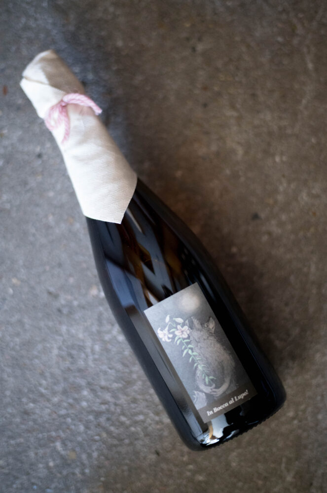 アズッカ・エ・アズッコ あずっか・え・あずっこ 愛知唯一のワイナリー
イタリア・トスカーナで修行 イタリアワイン発想がベース 元は牧場 AZUCCA E AZUCCO 愛知県豊田市勘八町 丘陵地 :森 170ⅿ 多方向斜面 猿投山麓~乙部
岡の上ワイナリー 愛知県豊田市太平町七曲12-691 アズッカ エ アズッコ‘秋のワインたち’ 須崎大介 アズッカ エ アズッコが一本一本『作品の意識』で造っておりますワインを大切にお届けいたしますので どうぞお楽しみにお待ちいただけましたら
名古屋特約店 取り扱い店 MEI メイ めい 愛知県名古屋市西区那古野1-23-2 四間道糸重3 食べログ名店2023 国際センター
(株)富屋酒店 かぶしきがいしゃ とみやさけてん カブシキガイシャ トミヤサケテン TOMIYA SAKETEN 愛知県名古屋市瑞穂区上坂町1-41-2 地酒屋 豊盃 HOUHAI ほうはい ホーハイ 三浦酒造 MIURASHUZO日高見 ひたかみ ヒタカミ HITAKAMI 平孝酒造 HIRAKOSHUZO 天の戸 アマノト あまのと AMANOTO 浅舞酒造 ASAMAISHUZO 飛露喜 HIROKISHUZOHONTEN 廣木酒造本店 HIROK 大那 DAINA ダイナ だいな 菊の里酒造 KIKUNOSATOSHUZO 旭興 KYOKUKO きょくこう キョクコウ 渡邉酒造 WATANABESHUZO 仙禽 SENKIN せんきん センキン(株)せんきん SENKIN鶴齢 カクレイ かくれい KAKUREI 青木酒造 AOKISHUZO謙信 ケンシン けんしん KENSHIN池田屋酒造 IKEDAYASHUZO 白岳仙 HAKUGAKUSEN ハクガクセン はくがくせん 安本酒造 YASUMOTOSHUZO 群馬泉 グンマイズミ ぐんまいずみ 島岡酒造 SHIMAOKASHUZO 喜久醉 きくよい キクヨイKIKUYOI 青島酒造 AOSHIMASHUZO 長珍 ちょうちん チョウチン長珍酒造CHOCHINSHUZO みねたからみりん 峯寳 味醂 一子相伝 ミネタカラ いっしそうでん イッシソウデン 小笠原味醂 OGASAWARA MIRIN
瀧自慢 たきじまん タキジマン 瀧自慢酒造 TAKIZIMANSHUZO 田光 TABIKA 早川酒造 HAYAKAWASHUZO 作 ZAKU ざく ザク 清水清三郎商店 SHIMIZUSEIZABUROSHOTEN 篠峯 櫛羅 しのみね シノミネ くじら クジラ 千代酒造 CHIYOSHUZO 雑賀 さいか サイカ 九重雑賀 KOKONOESAIKA 紀土 鶴梅 無量山 きっど キッド KID ツルウメ つるうめ TURUUME ムリョウザン むりょうざん MURYOZAN 平和酒造 HEIWASHUZO 蒼空 そうくう ソウクウ SÔKÛ 藤岡酒造 HUJIOKASHUZO 宝剣 HOUKEN 宝剣酒造 ほうけんしゅぞう ホウケンシュゾウ HOKENSHUZO 清酒竹鶴 小笹屋竹鶴 せいしゅたけつる セイシュタケツル おささやたけつる オササヤタケツル 竹鶴酒造 TAKETURUSHUZO
石鎚 いしづち イシヅチ 石鎚酒造 ISHIDUCHISHUZO 土佐しらぎく とさしらぎく トサシラギク 仙頭酒造場 せんとうしゅぞうじょう SENDOSHUZOZYO アルガブランカ ARUGABURANKA勝沼醸造 KATUNUMAJÔZÔ ドメーヌソガ ソガ・ペール・エ・フィス SOGA PELE ET FIS オブセワイナリー OBUSEWINERY ドメーヌタカヒコ DOMAINE TAKAHIKO クリサワブラン KURISAWA BLANC ナカザワワイナリー NAKAZAWA WINERY さつま寿 SATUMA KOTOBUKI 尾込商店 OGOME SHOTEN 蔵の師魂 KURANOSHIKON 小正醸造 KOMASA JÔZÔ 天狗櫻 TENGUSAKURA 白石酒蔵 SHIRAISHISHUZO しま千両 SHIMASENRYO 高崎酒蔵 TAKASAKISHUZO 杜氏潤平 TOJIJUNPEI 小玉醸造 KODAMAJOZO 赤鹿毛 青鹿毛 AKAKAGE AOKAGE 柳田酒蔵 YANAGIDASHUZO 舞香 MAIKA 泰明 TAIMEI 藤居醸造 HUZIIJÔZÔ 池の露 特酎天草 IKENOTUYU TOKUCHU AMAKUSA 壱乃醸 飛乃流 朝日 ICHINOJO HINORYU ASAHI 朝日酒造 ASAHISHUZO 龍宮 RYUGU 富田酒造場 TOMITASHUZOJO 鳥飼 TORIKAI 鳥飼酒造 TORIKAISHUZO 極楽 GOIKURAKU 林酒造場 HAYASHISHUZOJO 屋久の島大自然林 酔麦香 YAKUNOSHIMA DAISHIZENRIN SUIBASKUKA 本坊酒造 HONBOSHUZO
金峰 金峰荒蘆過 KINPO KINPOARAROKA 宇都酒造 UTOSHUZO 北谷長老 CHYATANCHÔRÔ 北谷酒造 CHYATANSHUZO 山原くいな YAMBARUKUINA やんばる酒造 YAMBARUSHUZO 2024年春オープン予定 いいねタウン瑞穂 iiNE マルシェ内 グランクレア瑞穂 いいねタウン瑞穂 愛知県名古屋市瑞穂区宝田町四丁目2番、3番2 春敲町三丁目23番1(地番) 魚太郎 UOTARO MIZUHO うおたろう ウオタロウ なごやみずほてん ナゴヤミズホテン 名古屋瑞穂店 車で1分 徒歩5分 丸明 瑞穂店 MARUAKI MIZUHO マルアキ ミズホテン まるあき みずほてん 徒歩10分 車3分 焼肉 美奈登 ヤキニクミナト やきにくみなと YAKINIKU MINATO 車で2分 徒歩10分 どての品川 DOTENO SHINAGAWA ドテノシナガワ どてのしながわ 車で30秒 徒歩1分昇福亭 SHOHUKUTEI しょうふくてい ショウフクテイ 街中華 マニア 大盛り 個性派 車で5分 徒歩15分 名店 近くにたくさんあり 堀田バンザイ 牛巻バンザイ 名古屋のへそ AZUCCA E AZUCCO (アズッカ・エ・アズッコ)『Rana D'oro』(ラナ ドーロ)2023(白 2023ヴィンテージ)」「AZUCCA E AZUCCO (アズッカ・エ・アズッコ)『Rana Rossa』(ラナ ロッサ)2023(赤 2023ヴィンテージ)」「AZUCCA E AZUCCO (アズッカ・エ・アズッコ)『Rana Arancia 』(ラナ アランチャ)2023(白 2023ヴィンテージ)」「AZUCCA E AZUCCO (アズッカ・エ・アズッコ)『Rana Verde 』(ラナ ヴェルデ)2023(白 2023ヴィンテージ「AZUCCA E AZUCCO (アズッカ・エ・アズッコ)『Rana Viora 』(ラナ ヴィオラ)2023(赤 2023ヴィンテージ)」「AZUCCA E AZUCCO (アズッカ・エ・アズッコ)『赤ずきんの本音』2023(赤 ランブルスコ スパークリングワイン 2023ヴィンテージ)」「AZUCCA E AZUCCO (アズッカ・エ・アズッコ)『オオカミのスプマンテ』(キミに幸あれ!)2022(ロゼ スパークリングワイン 2022ヴィンテージ)」「AZUCCA E AZUCCO (アズッカ・エ・アズッコ)『Used Medi Coat Pop』(古着のミディ丈 ポップ)2023(2023ヴィンテージ)」「AZUCCA E AZUCCO (アズッカ・エ・アズッコ)『Used Medi Coat Gialla』(古着のミディ丈 ジアッラ)2023(2023ヴィンテージ)」「AZUCCA E AZUCCO (アズッカ・エ・アズッコ)『Used Medi Coat Pale Blue』(古着のミディ丈 ペイルブルー)2023(2023ヴィンテージ)」「AZUCCA E AZUCCO (アズッカ・エ・アズッコ)『Used Medi Coat Rosa』(古着のミディ丈 ローザ)2023(2023ヴィンテージ)」「AZUCCA E AZUCCO (アズッカ・エ・アズッコ)『Calico』(ウチのチャリコ)2023(2023ヴィンテージ)」「AZUCCA E AZUCCO (アズッカ・エ・アズッコ)『Hikari no Majin』(光の魔人)2023(2023ヴィンテージ)」
「AZUCCA E AZUCCO (アズッカ・エ・アズッコ)『オオカミのスプマンテ』(キミに幸あれ!)2023(ロゼ スパークリングワイン 2023ヴィンテージ)」「AZUCCA E AZUCCO (アズッカ・エ・アズッコ)『Last Summer Vacation』(最後の夏休み)白 2024」「AZUCCA E AZUCCO (アズッカ・エ・アズッコ)『Last Summer Vacation』(最後の夏休み)赤 2024」「AZUCCA E AZUCCO (アズッカ・エ・アズッコ)『On the Street』(オン・ザ・ストリート)白 2024」
「AZUCCA E AZUCCO (アズッカ・エ・アズッコ)『On the Street』(オン・ザ・ストリート)赤 2024
「AZUCCA E AZUCCO (アズッカ・エ・アズッコ)『Night Market Tour』(夜のマーケット・ツアー)白 2024」AZUCCA E AZUCCO (アズッカ・エ・アズッコ)『Night Market Tour』(夜のマーケット・ツアー)赤 2024」「AZUCCA E AZUCCO (アズッカ・エ・アズッコ)『赤ずきんの本音』赤 ランブルスコ スパークリングワイン 2024」