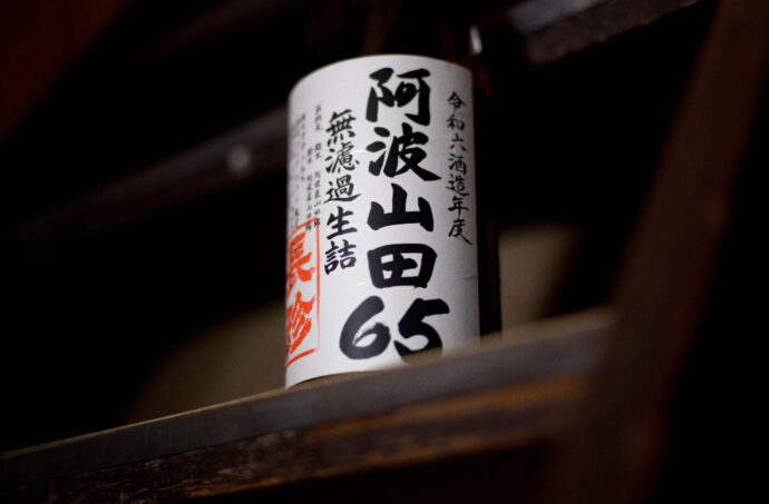 HIROKO WATANABE×CHOCHIN×TOMIYASAKETEN        「渡部 裕子（わたなべ ひろこ）」×「長珍（ちょうちん）」×「富屋酒店 名古屋 （とみやさけてん  なごや）」　 ＜PETIT PRESENT MARKET＞ in＜ ESCA＞  （プチ プレゼント マーケット） in  （エスカ）         2023 12・29～2024  1.8 開催のお知らせ
2023年12月29日～2024年1月8日の期間
（1月1日は定休日  各日10：00～20：00開催）







名古屋駅太閤通り口地下街「エスカ センター ・光の広場」において
「プチ プレゼント マーケット」開催において「渡部 裕子」×「富屋酒店」と題し


渡部 裕子 ワタナベ ヒロコ  書家  書道家  hiroko wartanabe official web site  名古屋市在住 アーティスト ライブパフォーマンス  金シャチ横丁 文字 立体書インスタレーション ミッドランドスクエア周年ロゴ ヤマサちくわ 商品ロゴ ホテルウイングインターナショナル 京都四条烏丸 The TOWER Ryotel NAGOYA
　客室内作品  舞台衣装美術 ライブパフォーマンス




当店の看板的存在 そして愛知の純米酒の代表のひとつといえる存在 
愛知 津島の長珍酒造さん「純米酒シリーズ」と
愛知を代表する梅酒のひとつ白老酒造さんの「白老梅」をカップに特別に詰めていただき
渡部さんが直に書くオリジナルラベルの作品を日本で唯一
期間限定の限定数量販売ブースを出展させていただきます
さらに  1月7日と1月8日の二日間限定にて＜書道家  渡邊 裕子さんによる「長珍ラベル 直書き企画」＞を実施
渡部さんの力強く凛とした空気感の中に楽しさ漲るライブの瞬間を味わいながら その作品を手に入れることが出来る超絶贅沢な企画です
（10：00～16：00 開催）









さらに当日二日間は特別に蔵元より直送した「斗瓶取り（通常では飲めない鑑評会出品酒を詰める伝統の18Ｌの瓶）」の作品を当社 社長よりの「量り売り販売」を実施
その場で味わえるスペシャル企画も行います
（限定数量ですので完売の際はご了承ください）









年末年始を最高に盛り上げるSpecial Special Special 企画
是非 ＜エスカ＞にお越しくださいませ


エスカ地下街　名古屋駅新幹線口 愛知県名古屋市中村区椿町6-9先　人気店多数　名古屋めし　観光





長珍  CHOCHIN  しんぶんし  山廃純米  YAMAHAI 【7-70】無濾過生原酒  2023
長珍酒造　ちょうちんしゅぞう　チョウチンシュゾウ　チョーチン　CHYOCHIN
BRUWERY　代表取締役兼杜氏　桑山雅行　クワヤママサユキ　くわやままさゆき
KUWAYAMA　MASAYUKI　桑山会　KUWAYAMAKAI　クワヤマカイ　くわやまかい　しんぶんし　備前雄町　阿波山田　レッド　純米　純米吟醸　Ｒ2ＢＹ　Ｒ4ＢＹ　熟成　お燗　ワイングラス　かたくち　片口　マリアージュ　温度変化
立体的　日本酒の可能性　ステキ　唯一無二　絶対的信頼関係　名古屋特約店
（株）富屋酒店　愛知県名古屋市瑞穂区上坂町1-41-2　地酒屋　専門店　ライカM11　ズミルックス50　レンズ　代表　上田豊二　きき酒師　焼酎アドバイザー　
シャンパーニュシュヴァリエ　堀田駅　熱田神宮駅
名古屋高速　堀田出口すぐ　牛巻交差点すぐ　レトロ街並み　瓦屋根
　　　クラッシックカー　クラッシックバイク　インテリア　ファッション　音楽
センス　クリエイト　おたく　マニア　映画　シネマ　骨格の太さとしなやかでまろやかな味わいが長珍スタイル。「長珍　CHOCHIN　純米吟醸　＜ひやおろし　HIYAOROSHI＞　2023」
山田錦の豊かなボリュームとキレ感のバランスが唯一無二。「長珍　CHOCHIN　純米吟醸　＜ひやおろし原酒  HIYAOROSHI＞　2023」桑山流純米の味わい 温度変化の立体感を存分に楽しむ「長珍　CHOCHIN　＜純米生詰60　富山五百万石　TOYAMA GOHYAKUMANGOKU＞  2023」八反錦のポテンシャルを存分に引き出した名作 「長珍  CHOCHIN　しんぶんし　純米吟醸【50】　＜八反錦  HATTANNISHIKI＞　無濾過生原酒  2023」
（株）富屋酒店 かぶしきがいしゃ とみやさけてん カブシキガイシャ　トミヤサケテン TOMIYA SAKETEN 　愛知県名古屋市瑞穂区上坂町1-41-2　地酒屋　豊盃　HOUHAI ほうはい　ホーハイ　三浦酒造  MIURASHUZO日高見　ひたかみ　ヒタカミ HITAKAMI  平孝酒造　HIRAKOSHUZO 天の戸 アマノト　あまのと　AMANOTO　浅舞酒造 ASAMAISHUZO　飛露喜 HIROKISHUZOHONTEN　廣木酒造本店　HIROK　大那 DAINA　ダイナ　だいな　菊の里酒造　KIKUNOSATOSHUZO　旭興　KYOKUKO　きょくこう　キョクコウ　渡邉酒造　WATANABESHUZO　仙禽 SENKIN　せんきん　センキン（株）せんきん SENKIN鶴齢　カクレイ　かくれい KAKUREI　青木酒造　AOKISHUZO謙信 ケンシン　けんしん KENSHIN池田屋酒造 IKEDAYASHUZO 白岳仙 HAKUGAKUSEN　ハクガクセン　はくがくせん　安本酒造 YASUMOTOSHUZO 群馬泉 グンマイズミ　ぐんまいずみ 島岡酒造 SHIMAOKASHUZO  喜久醉 きくよい キクヨイKIKUYOI 青島酒造 AOSHIMASHUZO 長珍 ちょうちん　チョウチン長珍酒造CHOCHINSHUZO　みねたからみりん　峯寳 味醂　一子相伝 ミネタカラ　いっしそうでん　イッシソウデン　小笠原味醂 OGASAWARA MIRIN

瀧自慢　たきじまん　タキジマン　瀧自慢酒造　TAKIZIMANSHUZO　田光　TABIKA 早川酒造  HAYAKAWASHUZO　作　ZAKU ざく ザク 清水清三郎商店 SHIMIZUSEIZABUROSHOTEN  篠峯　櫛羅　しのみね　シノミネ　くじら　クジラ　千代酒造　CHIYOSHUZO　雑賀　さいか　サイカ　九重雑賀  KOKONOESAIKA　紀土　鶴梅　無量山　きっど　キッド　KID 　ツルウメ　つるうめ　TURUUME　ムリョウザン　むりょうざん　MURYOZAN　平和酒造　HEIWASHUZO　蒼空　そうくう　ソウクウ　SÔKÛ　藤岡酒造　HUJIOKASHUZO 　宝剣　HOUKEN  宝剣酒造　ほうけんしゅぞう　ホウケンシュゾウ　HOKENSHUZO　清酒竹鶴　小笹屋竹鶴　せいしゅたけつる　セイシュタケツル　おささやたけつる　オササヤタケツル　竹鶴酒造　TAKETURUSHUZO
石鎚　いしづち　イシヅチ　石鎚酒造　ISHIDUCHISHUZO　土佐しらぎく　とさしらぎく　トサシラギク　仙頭酒造場　せんとうしゅぞうじょう　SENDOSHUZOZYOしんぶんしシリーズ今季最後の集大成 この感動の味わいを皆様に 「長珍  CHOCHIN  しんぶんし 純米吟醸  ＜生生熟成5055 RAW RIPENING＞  無濾過生酒  2023」
　
 ブルゴーニュワイン　BOURGOGNE  ボルドーワイン　BORDEAUXカリフォルニアワイン CALIFORNIA  シャンパーニュ  SHAMPAGNEアルザスワイン ALSACE ドイツワイン WEIN GERMAN WINE 専門店　ライカM11　ズミルックス50　レンズ　代表　上田豊二　　きき酒師　焼酎アドバイザー　シャンパーニュシュヴァリエ　堀田駅より徒歩10分　熱田神宮駅より徒歩10分
市バス　牛巻より徒歩３分　地下鉄堀田駅より徒歩１５分　名古屋高速堀田出口より車で２分　牛巻交差点より徒歩５分　レトロ街並み　瓦屋根　裏道　大通りより二本入る　CLASSIC CARクラッシックカー CLASSIC BIKE　クラッシックバイク INTERIA　インテリア　　FASHION　ファッション　MUSIC　音楽　LOVE　SAKE SHOP　酒屋
センス　クリエイト　おたく　　MANIAマニア MOVIE　映画　CINEMA シネマ　2024年春オープン予定 いいねタウン瑞穂 iiNE マルシェ内　グランクレア瑞穂 いいねタウン瑞穂  愛知県名古屋市瑞穂区宝田町四丁目2番、3番2　春敲町三丁目23番1（地番） 魚太郎　UOTARO MIZUHO うおたろう　ウオタロウ　なごやみずほてん　ナゴヤミズホテン　 名古屋瑞穂店  車で1分　徒歩5分　丸明 瑞穂店  MARUAKI MIZUHO　マルアキ ミズホテン　まるあき みずほてん　 徒歩10分　車3分　焼肉 美奈登  ヤキニクミナト　やきにくみなと YAKINIKU MINATO 車で2分　徒歩10分  どての品川　DOTENO SHINAGAWA　ドテノシナガワ　どてのしながわ　車で30秒　徒歩1分昇福亭　SHOHUKUTEI しょうふくてい　ショウフクテイ 街中華　マニア　大盛り　個性派  車で5分　徒歩15分  名店 近くにたくさんあり　堀田バンザイ　牛巻バンザイ　名古屋のへそ
お米を炊いたように味わいを表現した愛知の純米酒の名作 「長珍  CHOCHIN  純米  ＜阿波山田65  AWAYAMADA＞  無濾過生詰  2023」しんぶんしシリーズ今季最後の集大成 この感動の味わいを皆様に 「長珍  CHOCHIN  しんぶんし 純米吟醸  ＜生生熟成5055 RAW RIPENING＞  無濾過生酒  2023」フレッシュさの中に漲る力強く品格溢れる生命力を その味わいから感じる「長珍　CHOCHIN  ＜純米八反錦   HATTANNISHIKI＞    ささにごり生酒  R5BY」雄町の力強さと骨格が解けていく様を時間軸で楽しむ 「長珍  CHOCHIN  純米しんぶんし  ＜備前雄町【7-65】  BIZENOMACHI＞  無濾過生原酒  R5BY」