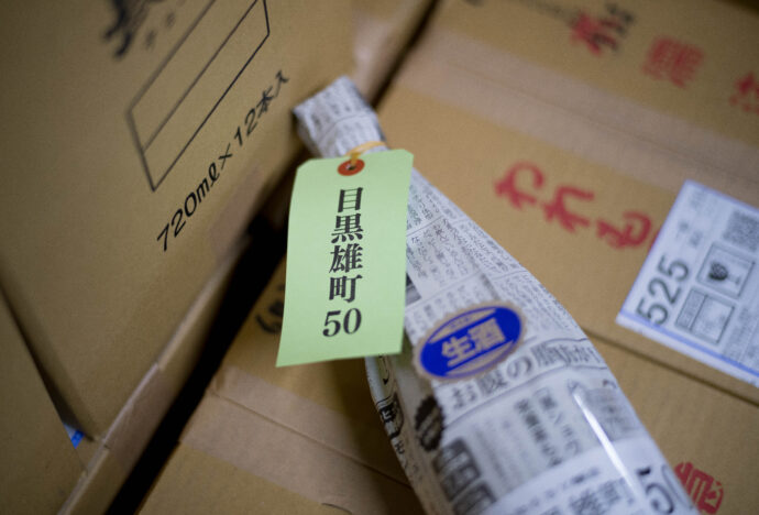 HIROKO WATANABE×CHOCHIN×TOMIYASAKETEN 「渡部 裕子(わたなべ ひろこ)」×「長珍(ちょうちん)」×「富屋酒店 名古屋 (とみやさけてん なごや)」 <PETIT PRESENT MARKET> in< ESCA> (プチ プレゼント マーケット) in (エスカ) 2023 12・29~2024 1.8 開催のお知らせ
2023年12月29日~2024年1月8日の期間
(1月1日は定休日 各日10:00~20:00開催)
名古屋駅太閤通り口地下街「エスカ センター ・光の広場」において
「プチ プレゼント マーケット」開催において「渡部 裕子」×「富屋酒店」と題し
渡部 裕子 ワタナベ ヒロコ 書家 書道家 hiroko wartanabe official web site 名古屋市在住 アーティスト ライブパフォーマンス 金シャチ横丁 文字 立体書インスタレーション ミッドランドスクエア周年ロゴ ヤマサちくわ 商品ロゴ ホテルウイングインターナショナル 京都四条烏丸 The TOWER Ryotel NAGOYA
客室内作品 舞台衣装美術 ライブパフォーマンス
当店の看板的存在 そして愛知の純米酒の代表のひとつといえる存在
愛知 津島の長珍酒造さん「純米酒シリーズ」と
愛知を代表する梅酒のひとつ白老酒造さんの「白老梅」をカップに特別に詰めていただき
渡部さんが直に書くオリジナルラベルの作品を日本で唯一
期間限定の限定数量販売ブースを出展させていただきます
さらに 1月7日と1月8日の二日間限定にて<書道家 渡邊 裕子さんによる「長珍ラベル 直書き企画」>を実施
渡部さんの力強く凛とした空気感の中に楽しさ漲るライブの瞬間を味わいながら その作品を手に入れることが出来る超絶贅沢な企画です
(10:00~16:00 開催)
さらに当日二日間は特別に蔵元より直送した「斗瓶取り(通常では飲めない鑑評会出品酒を詰める伝統の18Lの瓶)」の作品を当社 社長よりの「量り売り販売」を実施
その場で味わえるスペシャル企画も行います
(限定数量ですので完売の際はご了承ください)
年末年始を最高に盛り上げるSpecial Special Special 企画
是非 <エスカ>にお越しくださいませ
エスカ地下街 名古屋駅新幹線口 愛知県名古屋市中村区椿町6-9先 人気店多数 名古屋めし 観光
長珍 CHOCHIN しんぶんし 山廃純米 YAMAHAI 【7-70】無濾過生原酒 2023
長珍酒造 ちょうちんしゅぞう チョウチンシュゾウ チョーチン CHYOCHIN
BRUWERY 代表取締役兼杜氏 桑山雅行 クワヤママサユキ くわやままさゆき
KUWAYAMA MASAYUKI 桑山会 KUWAYAMAKAI クワヤマカイ くわやまかい しんぶんし 備前雄町 阿波山田 レッド 純米 純米吟醸 R2BY R4BY 熟成 お燗 ワイングラス かたくち 片口 マリアージュ 温度変化
立体的 日本酒の可能性 ステキ 唯一無二 絶対的信頼関係 名古屋特約店
(株)富屋酒店 愛知県名古屋市瑞穂区上坂町1-41-2 地酒屋 専門店 ライカM11 ズミルックス50 レンズ 代表 上田豊二 きき酒師 焼酎アドバイザー
シャンパーニュシュヴァリエ 堀田駅 熱田神宮駅
名古屋高速 堀田出口すぐ 牛巻交差点すぐ レトロ街並み 瓦屋根
クラッシックカー クラッシックバイク インテリア ファッション 音楽
センス クリエイト おたく マニア 映画 シネマ 骨格の太さとしなやかでまろやかな味わいが長珍スタイル。「長珍 CHOCHIN 純米吟醸 <ひやおろし HIYAOROSHI> 2023」
山田錦の豊かなボリュームとキレ感のバランスが唯一無二。「長珍 CHOCHIN 純米吟醸 <ひやおろし原酒 HIYAOROSHI> 2023」桑山流純米の味わい 温度変化の立体感を存分に楽しむ「長珍 CHOCHIN <純米生詰60 富山五百万石 TOYAMA GOHYAKUMANGOKU> 2023」八反錦のポテンシャルを存分に引き出した名作 「長珍 CHOCHIN しんぶんし 純米吟醸【50】 <八反錦 HATTANNISHIKI> 無濾過生原酒 2023」
(株)富屋酒店 かぶしきがいしゃ とみやさけてん カブシキガイシャ トミヤサケテン TOMIYA SAKETEN 愛知県名古屋市瑞穂区上坂町1-41-2 地酒屋 豊盃 HOUHAI ほうはい ホーハイ 三浦酒造 MIURASHUZO日高見 ひたかみ ヒタカミ HITAKAMI 平孝酒造 HIRAKOSHUZO 天の戸 アマノト あまのと AMANOTO 浅舞酒造 ASAMAISHUZO 飛露喜 HIROKISHUZOHONTEN 廣木酒造本店 HIROK 大那 DAINA ダイナ だいな 菊の里酒造 KIKUNOSATOSHUZO 旭興 KYOKUKO きょくこう キョクコウ 渡邉酒造 WATANABESHUZO 仙禽 SENKIN せんきん センキン(株)せんきん SENKIN鶴齢 カクレイ かくれい KAKUREI 青木酒造 AOKISHUZO謙信 ケンシン けんしん KENSHIN池田屋酒造 IKEDAYASHUZO 白岳仙 HAKUGAKUSEN ハクガクセン はくがくせん 安本酒造 YASUMOTOSHUZO 群馬泉 グンマイズミ ぐんまいずみ 島岡酒造 SHIMAOKASHUZO 喜久醉 きくよい キクヨイKIKUYOI 青島酒造 AOSHIMASHUZO 長珍 ちょうちん チョウチン長珍酒造CHOCHINSHUZO みねたからみりん 峯寳 味醂 一子相伝 ミネタカラ いっしそうでん イッシソウデン 小笠原味醂 OGASAWARA MIRIN
瀧自慢 たきじまん タキジマン 瀧自慢酒造 TAKIZIMANSHUZO 田光 TABIKA 早川酒造 HAYAKAWASHUZO 作 ZAKU ざく ザク 清水清三郎商店 SHIMIZUSEIZABUROSHOTEN 篠峯 櫛羅 しのみね シノミネ くじら クジラ 千代酒造 CHIYOSHUZO 雑賀 さいか サイカ 九重雑賀 KOKONOESAIKA 紀土 鶴梅 無量山 きっど キッド KID ツルウメ つるうめ TURUUME ムリョウザン むりょうざん MURYOZAN 平和酒造 HEIWASHUZO 蒼空 そうくう ソウクウ SÔKÛ 藤岡酒造 HUJIOKASHUZO 宝剣 HOUKEN 宝剣酒造 ほうけんしゅぞう ホウケンシュゾウ HOKENSHUZO 清酒竹鶴 小笹屋竹鶴 せいしゅたけつる セイシュタケツル おささやたけつる オササヤタケツル 竹鶴酒造 TAKETURUSHUZO
石鎚 いしづち イシヅチ 石鎚酒造 ISHIDUCHISHUZO 土佐しらぎく とさしらぎく トサシラギク 仙頭酒造場 せんとうしゅぞうじょう SENDOSHUZOZYOしんぶんしシリーズ今季最後の集大成 この感動の味わいを皆様に 「長珍 CHOCHIN しんぶんし 純米吟醸 <生生熟成5055 RAW RIPENING> 無濾過生酒 2023」
ブルゴーニュワイン BOURGOGNE ボルドーワイン BORDEAUXカリフォルニアワイン CALIFORNIA シャンパーニュ SHAMPAGNEアルザスワイン ALSACE ドイツワイン WEIN GERMAN WINE 専門店 ライカM11 ズミルックス50 レンズ 代表 上田豊二 きき酒師 焼酎アドバイザー シャンパーニュシュヴァリエ 堀田駅より徒歩10分 熱田神宮駅より徒歩10分
市バス 牛巻より徒歩3分 地下鉄堀田駅より徒歩15分 名古屋高速堀田出口より車で2分 牛巻交差点より徒歩5分 レトロ街並み 瓦屋根 裏道 大通りより二本入る CLASSIC CARクラッシックカー CLASSIC BIKE クラッシックバイク INTERIA インテリア FASHION ファッション MUSIC 音楽 LOVE SAKE SHOP 酒屋
センス クリエイト おたく MANIAマニア MOVIE 映画 CINEMA シネマ 2024年春オープン予定 いいねタウン瑞穂 iiNE マルシェ内 グランクレア瑞穂 いいねタウン瑞穂 愛知県名古屋市瑞穂区宝田町四丁目2番、3番2 春敲町三丁目23番1(地番) 魚太郎 UOTARO MIZUHO うおたろう ウオタロウ なごやみずほてん ナゴヤミズホテン 名古屋瑞穂店 車で1分 徒歩5分 丸明 瑞穂店 MARUAKI MIZUHO マルアキ ミズホテン まるあき みずほてん 徒歩10分 車3分 焼肉 美奈登 ヤキニクミナト やきにくみなと YAKINIKU MINATO 車で2分 徒歩10分 どての品川 DOTENO SHINAGAWA ドテノシナガワ どてのしながわ 車で30秒 徒歩1分昇福亭 SHOHUKUTEI しょうふくてい ショウフクテイ 街中華 マニア 大盛り 個性派 車で5分 徒歩15分 名店 近くにたくさんあり 堀田バンザイ 牛巻バンザイ 名古屋のへそ
お米を炊いたように味わいを表現した愛知の純米酒の名作 「長珍 CHOCHIN 純米 <阿波山田65 AWAYAMADA> 無濾過生詰 2023」しんぶんしシリーズ今季最後の集大成 この感動の味わいを皆様に 「長珍 CHOCHIN しんぶんし 純米吟醸 <生生熟成5055 RAW RIPENING> 無濾過生酒 2023」フレッシュさの中に漲る力強く品格溢れる生命力を その味わいから感じる「長珍 CHOCHIN <純米八反錦 HATTANNISHIKI> ささにごり生酒 R5BY」雄町の力強さと骨格が解けていく様を時間軸で楽しむ 「長珍 CHOCHIN 純米しんぶんし <備前雄町【7-65】 BIZENOMACHI> 無濾過生原酒 R5BY
山虎 やまとら ヤマトラ 大名古屋ビルジング YAMATORA DAINAGOYA BILGING ダイナゴヤビルジング だいなごやびるじんぐ 愛知県名古屋市中村区名駅3-28-12 大名古屋ビルジング 3F 居酒屋 おでん どて 串揚げ 超絶旨し 日本唯一長珍オンリー専門店