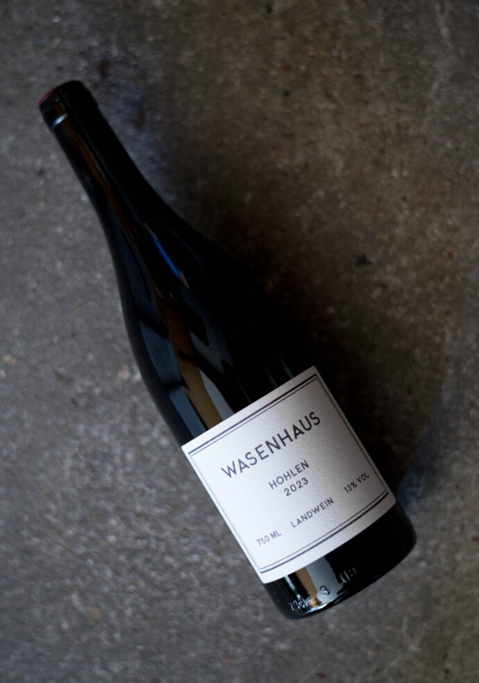 WASENHAUS（ヴァーゼンハウス） SPÄTBURGUNDER （シュペートブルグンダー）MÖHLIN　2018（メーリン　2018ヴィンテージ）WASENHAUS（ヴァーゼンハウス） SPÄTBURGUNDER （シュペートブルグンダー）BELLEN  2018（ベーレン 　2018ヴィンテージ）WASENHAUS（ヴァーゼンハウス） SPÄTBURGUNDER （シュペートブルグンダー）KANZEL　2018（カンゼル　2018ヴィンテージ）WASENHAUS（ヴァーゼンハウス） WEISSBURGUNDER （ヴァイスブルグンダー）MÖLIN　2018（メーリン　2018ヴィンテージ）WASENHAUS（ヴァーゼンハウス）CHARDONNAY （シャルドネ）FILZEN　2018（フィルツェン　2018ヴィンテージ）WASENHAUS（ヴァーゼンハウス） WEISSBURGUNDER （ヴァイスブルグンダー）MÖLIN　2020（メーリン　2020ヴィンテージ）WASENHAUS（ヴァーゼンハウス） WEISSBURGUNDER （ヴァイスブルグンダー）  STAUFEN BADISHER  LANDWEIN  2020 （スタウフェン バーディシャー ラントヴァイン　2020ヴィンテージ）WASENHAUS（ヴァーゼンハウス）FILZEN（フィルツェン）CHARDONNAY　2020（シャルドネ　2020ヴィンテージ）WASENHAUS（ヴァーゼンハウス）CHARDONNAY（シャルドネ） STAUFEN BADISHER  LANDWEIN  2020 （スタウフェン バーディシャー ラントヴァイン　2020ヴィンテージ）WASENHAUS（ヴァーゼンハウス）SPÄTBURGUNDER （シュペートブルグンダー）VULKAN　2020（ウルカン　2020ヴィンテージ）WASENHAUS（ヴァーゼンハウス）SPÄTBURGUNDER （シュペートブルグンダー） STAUFEN BADISHER  LANDWEIN  2020 （スタウフェン バーディシャー ラントヴァイン　2020ヴィンテージ）　輸入元　正規代理店　（株）オルヴォー
　　　　村岡覚　むらおかまさる　MURAOKA　MASARU　絶対的信頼関係　超絶　最強
　　　　GERAMAN　BUNDESREPUBILK DEUTSCHLAND　プレンデスレプブリーク・ドイチュランド　ドイツ連邦共和国　輸入元　（株）オルヴォー　村岡覚　MURAOKA
　　　　MASARU　絶対的信頼関係　名古屋唯一特約店　限定流通　正規代理店　拘り
　　　　激レア　極少量入荷　話題　ワインラヴァー　大注目　入手困難　奇跡のバックヴィンテージ　全国　争奪戦　
　　　　Baden（バーデン地方）Staufen　im　Breisgau（シュタイヘン・イン・ブライスガウ地方）にある醸造所。バーデン地方は、ドイツにある13のワイン産地の最南に位置する生産地域。北はタウバー川、南はボーデン湖に達しドイツで3番目に広い産地です。またドイツで最も温暖な地域であり、年間日射時間が1700時間以上・年間平均気温が11度。ドイツで最も太陽に恵まれたワイン産地。シュタイフェン・イン・ブライスガウ村は、ドイツの南西部にあり、フランス国境も近いです。アルザスのコルマールへは車で約1時間、ブルゴーニュのボーヌへでも約3時間で行ける場所です。蔵の名前「ヴァーゼンハウス」は、クリストフが育った家と農園についていた名前。町から外れた、牧草地や畑に囲まれた、ヴァーゼン（畑や草原の意味）の家という意味。クリストフは、「ヴァーゼンハウス」で自然、農業とブドウ畑に囲まれて育つ。両親は農業・酪農に関わっており、その影響で子供の頃からオーガニックやビオディナミに触れていた。またアルバイトで近所のブドウ畑で収穫を手伝う事もあった。2011年から2013年はオーストリアの首都ウィーンに留学して農業大学に通う。ワイン好きだった彼は、ブドウ栽培にも興味があり、大学でブドウの栽培やワイン醸造に関しても少し勉強していた。卒業後はドイツの実家に戻り家業の手伝いを始める。2013年夏、クリストフはバイクでスペイン旅行を決める。しかし、出発の数日前に彼の人生に大きく影響を与えるワインをの飲むことになった。ブルゴーニュの生産者「Bernard　Van　Berg（ベルナール・ファン・ベルグ）」のワインを飲んだクリストフは、すぐに生産者に会いたくなりバイクでブルゴーニュを訪れた。
　　　　　Bernard　Van　Berg　ベルギー出身の有名な元プロ写真家。元々趣味だったワインを自ら造るためにムルソーに移り住み、ワインの醸造を行なったたが、現在は
　　　　ワイン造りを行っていない。
　　　　2013年クリストフは、ベルナール・ファン・ベルグで一年間研修する。ベルナール・ファン・ベルグは規模が小さく仕事量も少ない為、ベルナールの紹介でビオデイナミを実践するルフレーヴでの研修も同時に行う。2014年、ボーヌのワイン醸造学校に通う。ベルナール氏の紹介でワインを勉強に来ている学生が集まる寮でくらすことになり、そこでアレクサンダーと出会う。2015年、ボーヌのワインの醸造学校に通う。ベルナール氏の所にも定期的に通いながら、ポマールのコント・アルマンでも研修を行う。　アレククサンダーは、ドイツ・ドレスデン出身。元はランドスケープ・アーキテクト。仕事の関係でワイン生産者達と交流していた。ワインの興味が大きくなり、彼は仕事をやめ、2012年からクリストフとは違うボーヌの栽培・醸造学校に通う。同時にピエール・モレで研修。翌年からド・モンティーユで働き始める。学生寮で出会ったクリストフとアレキサンダーの友情は深まり、その後、ド・モンティーユ家のシャトーで、1年間二人で暮らしていた。二人は沢山のワインを飲み交わし、語り合い、そして互いに刺激し合っていた。またその間、アレクサンダーもクリストフの地元に戻り、まずはネゴシアンとして一緒にワイン造りを始める事を決心する。クリストフ曰く「テロワールはブルゴーニュに似た粘度石灰で、ブドウ品種はピノノワールやピノブランが多く存在している。ブドウ畑は家族代々守られたものが残っており、有機栽培やビオディナミ栽培が進んでいる地方なのです。優良なブドウ畑を比較的格安に入手できるなどなど、多くの可能性と将来性を秘めた場所だと信じている。」2016年の初頭に急斜面で機械が入れないブドウ畑も手に入れ、自社畑のブドウと買いブドウで念願のワイン造りをスタートさせた。現在クリストフはヴァーゼンハウスに駐在して栽培と醸造を行っている。アレクサンダーは現在でも、ドゥ・モンティーユで栽培責任者として勤めているが、ヴァーゼンハウスの収穫・栽培には蔵へ戻る。栽培・醸造に関しては二人で相談しながら、二人で判断・決定している。マセラシオンカルボニック　ピシャージュ　フィルター無し　コラージュ無し　微量のso₂添加　キュヴェゾン　ステンレスタンク　ブルゴーニュ産古樽オーク　ボトリング　樹齢約60年のドイツのクローン　シャスラ（グートエーデル）　バトナージュ　シュールリー　スキンコンタクト　ベントナイト　プレス　ブレンド
株式会社富屋酒店　トミヤサケテン　とみやさけてん TOMIYA　SAKETEN　NAGOYA　愛知県名古屋市瑞穂区上坂町1-41-2 tomiya-saketen.com　特約店　特約流通　地酒　ワイン　専門店　 社長　代表　上田豊二　利き酒師　焼酎アドバイザー　シャンパーニュシュヴァリエ　おたく　マニア　堀田駅　熱田神宮駅
名古屋高速　堀田出口すぐ　牛巻交差点すぐ　レトロ街並み　瓦屋根
WASENHAUS（ヴァーゼンハウス）  ＜GUTEDEL（グートエデール）＞  BADISCHER LANDWEIN　2019（バディシャー ランドヴァイン  2019ヴィンテージ）WEINGUT WASENHAUS（ヴァイングート・ヴァーゼンハウス）GRAND ORDINAIRE 2022（グラン・オルディネール ＜赤＞ 2022ヴィンテージ）
WASENHAUS（ヴァーゼンハウス）BLUT NATURE（ブリュット・ナチュール）SEKT（ゼクト）PINOT NOIR＆PINOT BLANC（ピノノワール＆ピノブラン）NV（2017+2108+2021）泡
WASENHAUS（ヴァーゼンハウス）BADISCHER LANDWEIN（バーディシャー・ラントヴァイン）WEISSBURGUNDER（ヴァイスブルグンダー）2023（2023ヴィンテージ）白WASENHAUS（ヴァーゼンハウス）BADISCHER LANDWEIN（バーディシャー・ラントヴァイン）CHARDONNAY（シャルドネ）2023（2023 ヴィンテージ）白WASENHAUS（ヴァーゼンハウス）CHARDONNAY（シャルドネ）FILZEN（フィルツェン）2023（2023 ヴィンテージ）白
WASENHAUS（ヴァーゼンハウス）WEISSBURGUNDER（ヴァイスブルグンダー ） HOHLEN（ホーレン) 2023（2023 ヴィンテージ）白WASENHAUS（ヴァーゼンハウス）WEISSBURGUNDER（ヴァイスブルグンダー ） BELLEN（ベーレン）2023（2023 ヴィンテージ）白WASENHAUS（ヴァーゼンハウス）WEISSBURGUNDER（ヴァイスブルグンダー ）MÖHLIN（ムーリン）2023（2023 ヴィンテージ）
WASENHAUS（ヴァーゼンハウス）SPÄTBURGUNDER （シュペートブルグンダー) BADISCHER LANDWEIN（バーディシャー・ラントヴァイン）2023（ 2023 ヴィンテージ）赤
WASENHAUS（ヴァーゼンハウス）SPÄTBURGUNDER （シュペートブルグンダー）VULKAN（ウルカン）2023（2023 ヴィンテージ）赤
WASENHAUS（ヴァーゼンハウス）SPÄTBURGUNDER（シュペート ブルグンダー）KALK（カルク）2023（2023ヴィンテージ）赤WASENHAUS（ヴァーゼンハウス） SPÄTBURGUNDER （シュペートブルグンダー）KANZEL　2023（カンツェル　2023 ヴィンテージ）赤
WASENHAUS（ヴァーゼンハウス） SPÄTBURGUNDER （シュペートブルグンダー）MÖHLIN（ムーリン）　2023（2023ヴィンテージ）赤WASENHAUS（ヴァーゼンハウス） SPÄTBURGUNDER （シュペートブルグンダー）HOHLEN（ホーレン）　2023（ 2023ヴィンテージ）赤
