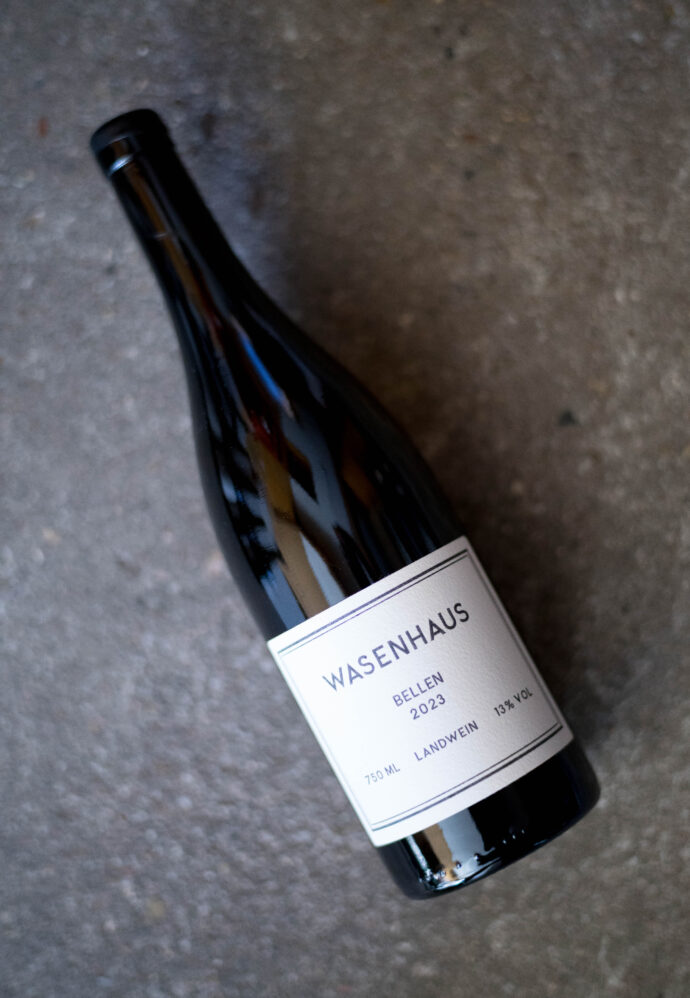 WASENHAUS(ヴァーゼンハウス) SPÄTBURGUNDER (シュペートブルグンダー)MÖHLIN 2018(メーリン 2018ヴィンテージ)WASENHAUS(ヴァーゼンハウス) SPÄTBURGUNDER (シュペートブルグンダー)BELLEN 2018(ベーレン 2018ヴィンテージ)WASENHAUS(ヴァーゼンハウス) SPÄTBURGUNDER (シュペートブルグンダー)KANZEL 2018(カンゼル 2018ヴィンテージ)WASENHAUS(ヴァーゼンハウス) WEISSBURGUNDER (ヴァイスブルグンダー)MÖLIN 2018(メーリン 2018ヴィンテージ)WASENHAUS(ヴァーゼンハウス)CHARDONNAY (シャルドネ)FILZEN 2018(フィルツェン 2018ヴィンテージ)WASENHAUS(ヴァーゼンハウス) WEISSBURGUNDER (ヴァイスブルグンダー)MÖLIN 2020(メーリン 2020ヴィンテージ)WASENHAUS(ヴァーゼンハウス) WEISSBURGUNDER (ヴァイスブルグンダー) STAUFEN BADISHER LANDWEIN 2020 (スタウフェン バーディシャー ラントヴァイン 2020ヴィンテージ)WASENHAUS(ヴァーゼンハウス)FILZEN(フィルツェン)CHARDONNAY 2020(シャルドネ 2020ヴィンテージ)WASENHAUS(ヴァーゼンハウス)CHARDONNAY(シャルドネ) STAUFEN BADISHER LANDWEIN 2020 (スタウフェン バーディシャー ラントヴァイン 2020ヴィンテージ)WASENHAUS(ヴァーゼンハウス)SPÄTBURGUNDER (シュペートブルグンダー)VULKAN 2020(ウルカン 2020ヴィンテージ)WASENHAUS(ヴァーゼンハウス)SPÄTBURGUNDER (シュペートブルグンダー) STAUFEN BADISHER LANDWEIN 2020 (スタウフェン バーディシャー ラントヴァイン 2020ヴィンテージ) 輸入元 正規代理店 (株)オルヴォー
村岡覚 むらおかまさる MURAOKA MASARU 絶対的信頼関係 超絶 最強
GERAMAN BUNDESREPUBILK DEUTSCHLAND プレンデスレプブリーク・ドイチュランド ドイツ連邦共和国 輸入元 (株)オルヴォー 村岡覚 MURAOKA
MASARU 絶対的信頼関係 名古屋唯一特約店 限定流通 正規代理店 拘り
激レア 極少量入荷 話題 ワインラヴァー 大注目 入手困難 奇跡のバックヴィンテージ 全国 争奪戦
Baden(バーデン地方)Staufen im Breisgau(シュタイヘン・イン・ブライスガウ地方)にある醸造所。バーデン地方は、ドイツにある13のワイン産地の最南に位置する生産地域。北はタウバー川、南はボーデン湖に達しドイツで3番目に広い産地です。またドイツで最も温暖な地域であり、年間日射時間が1700時間以上・年間平均気温が11度。ドイツで最も太陽に恵まれたワイン産地。シュタイフェン・イン・ブライスガウ村は、ドイツの南西部にあり、フランス国境も近いです。アルザスのコルマールへは車で約1時間、ブルゴーニュのボーヌへでも約3時間で行ける場所です。蔵の名前「ヴァーゼンハウス」は、クリストフが育った家と農園についていた名前。町から外れた、牧草地や畑に囲まれた、ヴァーゼン(畑や草原の意味)の家という意味。クリストフは、「ヴァーゼンハウス」で自然、農業とブドウ畑に囲まれて育つ。両親は農業・酪農に関わっており、その影響で子供の頃からオーガニックやビオディナミに触れていた。またアルバイトで近所のブドウ畑で収穫を手伝う事もあった。2011年から2013年はオーストリアの首都ウィーンに留学して農業大学に通う。ワイン好きだった彼は、ブドウ栽培にも興味があり、大学でブドウの栽培やワイン醸造に関しても少し勉強していた。卒業後はドイツの実家に戻り家業の手伝いを始める。2013年夏、クリストフはバイクでスペイン旅行を決める。しかし、出発の数日前に彼の人生に大きく影響を与えるワインをの飲むことになった。ブルゴーニュの生産者「Bernard Van Berg(ベルナール・ファン・ベルグ)」のワインを飲んだクリストフは、すぐに生産者に会いたくなりバイクでブルゴーニュを訪れた。
Bernard Van Berg ベルギー出身の有名な元プロ写真家。元々趣味だったワインを自ら造るためにムルソーに移り住み、ワインの醸造を行なったたが、現在は
ワイン造りを行っていない。
2013年クリストフは、ベルナール・ファン・ベルグで一年間研修する。ベルナール・ファン・ベルグは規模が小さく仕事量も少ない為、ベルナールの紹介でビオデイナミを実践するルフレーヴでの研修も同時に行う。2014年、ボーヌのワイン醸造学校に通う。ベルナール氏の紹介でワインを勉強に来ている学生が集まる寮でくらすことになり、そこでアレクサンダーと出会う。2015年、ボーヌのワインの醸造学校に通う。ベルナール氏の所にも定期的に通いながら、ポマールのコント・アルマンでも研修を行う。 アレククサンダーは、ドイツ・ドレスデン出身。元はランドスケープ・アーキテクト。仕事の関係でワイン生産者達と交流していた。ワインの興味が大きくなり、彼は仕事をやめ、2012年からクリストフとは違うボーヌの栽培・醸造学校に通う。同時にピエール・モレで研修。翌年からド・モンティーユで働き始める。学生寮で出会ったクリストフとアレキサンダーの友情は深まり、その後、ド・モンティーユ家のシャトーで、1年間二人で暮らしていた。二人は沢山のワインを飲み交わし、語り合い、そして互いに刺激し合っていた。またその間、アレクサンダーもクリストフの地元に戻り、まずはネゴシアンとして一緒にワイン造りを始める事を決心する。クリストフ曰く「テロワールはブルゴーニュに似た粘度石灰で、ブドウ品種はピノノワールやピノブランが多く存在している。ブドウ畑は家族代々守られたものが残っており、有機栽培やビオディナミ栽培が進んでいる地方なのです。優良なブドウ畑を比較的格安に入手できるなどなど、多くの可能性と将来性を秘めた場所だと信じている。」2016年の初頭に急斜面で機械が入れないブドウ畑も手に入れ、自社畑のブドウと買いブドウで念願のワイン造りをスタートさせた。現在クリストフはヴァーゼンハウスに駐在して栽培と醸造を行っている。アレクサンダーは現在でも、ドゥ・モンティーユで栽培責任者として勤めているが、ヴァーゼンハウスの収穫・栽培には蔵へ戻る。栽培・醸造に関しては二人で相談しながら、二人で判断・決定している。マセラシオンカルボニック ピシャージュ フィルター無し コラージュ無し 微量のso₂添加 キュヴェゾン ステンレスタンク ブルゴーニュ産古樽オーク ボトリング 樹齢約60年のドイツのクローン シャスラ(グートエーデル) バトナージュ シュールリー スキンコンタクト ベントナイト プレス ブレンド
株式会社富屋酒店 トミヤサケテン とみやさけてん TOMIYA SAKETEN NAGOYA 愛知県名古屋市瑞穂区上坂町1-41-2 tomiya-saketen.com 特約店 特約流通 地酒 ワイン 専門店 社長 代表 上田豊二 利き酒師 焼酎アドバイザー シャンパーニュシュヴァリエ おたく マニア 堀田駅 熱田神宮駅
名古屋高速 堀田出口すぐ 牛巻交差点すぐ レトロ街並み 瓦屋根
WASENHAUS(ヴァーゼンハウス) <GUTEDEL(グートエデール)> BADISCHER LANDWEIN 2019(バディシャー ランドヴァイン 2019ヴィンテージ)WEINGUT WASENHAUS(ヴァイングート・ヴァーゼンハウス)GRAND ORDINAIRE 2022(グラン・オルディネール <赤> 2022ヴィンテージ)
WASENHAUS(ヴァーゼンハウス)BLUT NATURE(ブリュット・ナチュール)SEKT(ゼクト)PINOT NOIR&PINOT BLANC(ピノノワール&ピノブラン)NV(2017+2108+2021)泡
WASENHAUS(ヴァーゼンハウス)BADISCHER LANDWEIN(バーディシャー・ラントヴァイン)WEISSBURGUNDER(ヴァイスブルグンダー)2023(2023ヴィンテージ)白WASENHAUS(ヴァーゼンハウス)BADISCHER LANDWEIN(バーディシャー・ラントヴァイン)CHARDONNAY(シャルドネ)2023(2023 ヴィンテージ)白WASENHAUS(ヴァーゼンハウス)CHARDONNAY(シャルドネ)FILZEN(フィルツェン)2023(2023 ヴィンテージ)白
WASENHAUS(ヴァーゼンハウス)WEISSBURGUNDER(ヴァイスブルグンダー ) HOHLEN(ホーレン) 2023(2023 ヴィンテージ)白WASENHAUS(ヴァーゼンハウス)WEISSBURGUNDER(ヴァイスブルグンダー ) BELLEN(ベーレン)2023(2023 ヴィンテージ)白