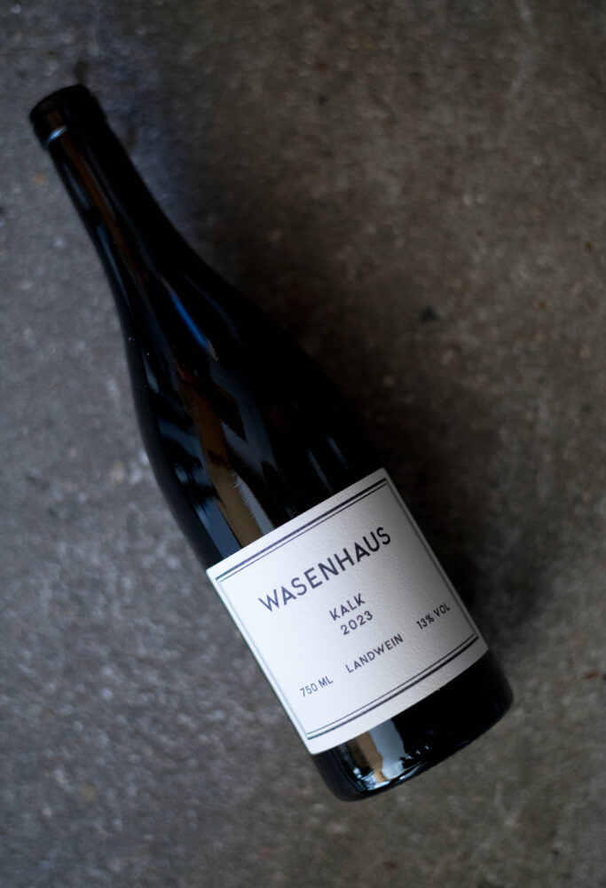 WASENHAUS（ヴァーゼンハウス） SPÄTBURGUNDER （シュペートブルグンダー）MÖHLIN　2018（メーリン　2018ヴィンテージ）WASENHAUS（ヴァーゼンハウス） SPÄTBURGUNDER （シュペートブルグンダー）BELLEN  2018（ベーレン 　2018ヴィンテージ）WASENHAUS（ヴァーゼンハウス） SPÄTBURGUNDER （シュペートブルグンダー）KANZEL　2018（カンゼル　2018ヴィンテージ）WASENHAUS（ヴァーゼンハウス） WEISSBURGUNDER （ヴァイスブルグンダー）MÖLIN　2018（メーリン　2018ヴィンテージ）WASENHAUS（ヴァーゼンハウス）CHARDONNAY （シャルドネ）FILZEN　2018（フィルツェン　2018ヴィンテージ）WASENHAUS（ヴァーゼンハウス） WEISSBURGUNDER （ヴァイスブルグンダー）MÖLIN　2020（メーリン　2020ヴィンテージ）WASENHAUS（ヴァーゼンハウス） WEISSBURGUNDER （ヴァイスブルグンダー）  STAUFEN BADISHER  LANDWEIN  2020 （スタウフェン バーディシャー ラントヴァイン　2020ヴィンテージ）WASENHAUS（ヴァーゼンハウス）FILZEN（フィルツェン）CHARDONNAY　2020（シャルドネ　2020ヴィンテージ）WASENHAUS（ヴァーゼンハウス）CHARDONNAY（シャルドネ） STAUFEN BADISHER  LANDWEIN  2020 （スタウフェン バーディシャー ラントヴァイン　2020ヴィンテージ）WASENHAUS（ヴァーゼンハウス）SPÄTBURGUNDER （シュペートブルグンダー）VULKAN　2020（ウルカン　2020ヴィンテージ）WASENHAUS（ヴァーゼンハウス）SPÄTBURGUNDER （シュペートブルグンダー） STAUFEN BADISHER  LANDWEIN  2020 （スタウフェン バーディシャー ラントヴァイン　2020ヴィンテージ）　輸入元　正規代理店　（株）オルヴォー
　　　　村岡覚　むらおかまさる　MURAOKA　MASARU　絶対的信頼関係　超絶　最強
　　　　GERAMAN　BUNDESREPUBILK DEUTSCHLAND　プレンデスレプブリーク・ドイチュランド　ドイツ連邦共和国　輸入元　（株）オルヴォー　村岡覚　MURAOKA
　　　　MASARU　絶対的信頼関係　名古屋唯一特約店　限定流通　正規代理店　拘り
　　　　激レア　極少量入荷　話題　ワインラヴァー　大注目　入手困難　奇跡のバックヴィンテージ　全国　争奪戦　
　　　　Baden（バーデン地方）Staufen　im　Breisgau（シュタイヘン・イン・ブライスガウ地方）にある醸造所。バーデン地方は、ドイツにある13のワイン産地の最南に位置する生産地域。北はタウバー川、南はボーデン湖に達しドイツで3番目に広い産地です。またドイツで最も温暖な地域であり、年間日射時間が1700時間以上・年間平均気温が11度。ドイツで最も太陽に恵まれたワイン産地。シュタイフェン・イン・ブライスガウ村は、ドイツの南西部にあり、フランス国境も近いです。アルザスのコルマールへは車で約1時間、ブルゴーニュのボーヌへでも約3時間で行ける場所です。蔵の名前「ヴァーゼンハウス」は、クリストフが育った家と農園についていた名前。町から外れた、牧草地や畑に囲まれた、ヴァーゼン（畑や草原の意味）の家という意味。クリストフは、「ヴァーゼンハウス」で自然、農業とブドウ畑に囲まれて育つ。両親は農業・酪農に関わっており、その影響で子供の頃からオーガニックやビオディナミに触れていた。またアルバイトで近所のブドウ畑で収穫を手伝う事もあった。2011年から2013年はオーストリアの首都ウィーンに留学して農業大学に通う。ワイン好きだった彼は、ブドウ栽培にも興味があり、大学でブドウの栽培やワイン醸造に関しても少し勉強していた。卒業後はドイツの実家に戻り家業の手伝いを始める。2013年夏、クリストフはバイクでスペイン旅行を決める。しかし、出発の数日前に彼の人生に大きく影響を与えるワインをの飲むことになった。ブルゴーニュの生産者「Bernard　Van　Berg（ベルナール・ファン・ベルグ）」のワインを飲んだクリストフは、すぐに生産者に会いたくなりバイクでブルゴーニュを訪れた。
　　　　　Bernard　Van　Berg　ベルギー出身の有名な元プロ写真家。元々趣味だったワインを自ら造るためにムルソーに移り住み、ワインの醸造を行なったたが、現在は
　　　　ワイン造りを行っていない。
　　　　2013年クリストフは、ベルナール・ファン・ベルグで一年間研修する。ベルナール・ファン・ベルグは規模が小さく仕事量も少ない為、ベルナールの紹介でビオデイナミを実践するルフレーヴでの研修も同時に行う。2014年、ボーヌのワイン醸造学校に通う。ベルナール氏の紹介でワインを勉強に来ている学生が集まる寮でくらすことになり、そこでアレクサンダーと出会う。2015年、ボーヌのワインの醸造学校に通う。ベルナール氏の所にも定期的に通いながら、ポマールのコント・アルマンでも研修を行う。　アレククサンダーは、ドイツ・ドレスデン出身。元はランドスケープ・アーキテクト。仕事の関係でワイン生産者達と交流していた。ワインの興味が大きくなり、彼は仕事をやめ、2012年からクリストフとは違うボーヌの栽培・醸造学校に通う。同時にピエール・モレで研修。翌年からド・モンティーユで働き始める。学生寮で出会ったクリストフとアレキサンダーの友情は深まり、その後、ド・モンティーユ家のシャトーで、1年間二人で暮らしていた。二人は沢山のワインを飲み交わし、語り合い、そして互いに刺激し合っていた。またその間、アレクサンダーもクリストフの地元に戻り、まずはネゴシアンとして一緒にワイン造りを始める事を決心する。クリストフ曰く「テロワールはブルゴーニュに似た粘度石灰で、ブドウ品種はピノノワールやピノブランが多く存在している。ブドウ畑は家族代々守られたものが残っており、有機栽培やビオディナミ栽培が進んでいる地方なのです。優良なブドウ畑を比較的格安に入手できるなどなど、多くの可能性と将来性を秘めた場所だと信じている。」2016年の初頭に急斜面で機械が入れないブドウ畑も手に入れ、自社畑のブドウと買いブドウで念願のワイン造りをスタートさせた。現在クリストフはヴァーゼンハウスに駐在して栽培と醸造を行っている。アレクサンダーは現在でも、ドゥ・モンティーユで栽培責任者として勤めているが、ヴァーゼンハウスの収穫・栽培には蔵へ戻る。栽培・醸造に関しては二人で相談しながら、二人で判断・決定している。マセラシオンカルボニック　ピシャージュ　フィルター無し　コラージュ無し　微量のso₂添加　キュヴェゾン　ステンレスタンク　ブルゴーニュ産古樽オーク　ボトリング　樹齢約60年のドイツのクローン　シャスラ（グートエーデル）　バトナージュ　シュールリー　スキンコンタクト　ベントナイト　プレス　ブレンド
株式会社富屋酒店　トミヤサケテン　とみやさけてん TOMIYA　SAKETEN　NAGOYA　愛知県名古屋市瑞穂区上坂町1-41-2 tomiya-saketen.com　特約店　特約流通　地酒　ワイン　専門店　 社長　代表　上田豊二　利き酒師　焼酎アドバイザー　シャンパーニュシュヴァリエ　おたく　マニア　堀田駅　熱田神宮駅
名古屋高速　堀田出口すぐ　牛巻交差点すぐ　レトロ街並み　瓦屋根
WASENHAUS（ヴァーゼンハウス）  ＜GUTEDEL（グートエデール）＞  BADISCHER LANDWEIN　2019（バディシャー ランドヴァイン  2019ヴィンテージ）WEINGUT WASENHAUS（ヴァイングート・ヴァーゼンハウス）GRAND ORDINAIRE 2022（グラン・オルディネール ＜赤＞ 2022ヴィンテージ）
WASENHAUS（ヴァーゼンハウス）BLUT NATURE（ブリュット・ナチュール）SEKT（ゼクト）PINOT NOIR＆PINOT BLANC（ピノノワール＆ピノブラン）NV（2017+2108+2021）泡
WASENHAUS（ヴァーゼンハウス）BADISCHER LANDWEIN（バーディシャー・ラントヴァイン）WEISSBURGUNDER（ヴァイスブルグンダー）2023（2023ヴィンテージ）白WASENHAUS（ヴァーゼンハウス）BADISCHER LANDWEIN（バーディシャー・ラントヴァイン）CHARDONNAY（シャルドネ）2023（2023 ヴィンテージ）白WASENHAUS（ヴァーゼンハウス）CHARDONNAY（シャルドネ）FILZEN（フィルツェン）2023（2023 ヴィンテージ）白
WASENHAUS（ヴァーゼンハウス）WEISSBURGUNDER（ヴァイスブルグンダー ） HOHLEN（ホーレン) 2023（2023 ヴィンテージ）白WASENHAUS（ヴァーゼンハウス）WEISSBURGUNDER（ヴァイスブルグンダー ） BELLEN（ベーレン）2023（2023 ヴィンテージ）白WASENHAUS（ヴァーゼンハウス）WEISSBURGUNDER（ヴァイスブルグンダー ）MÖHLIN（ムーリン）2023（2023 ヴィンテージ）
WASENHAUS（ヴァーゼンハウス）SPÄTBURGUNDER （シュペートブルグンダー) BADISCHER LANDWEIN（バーディシャー・ラントヴァイン）2023（ 2023 ヴィンテージ）赤
WASENHAUS（ヴァーゼンハウス）SPÄTBURGUNDER （シュペートブルグンダー）VULKAN（ウルカン）2023（2023 ヴィンテージ）赤
WASENHAUS（ヴァーゼンハウス）SPÄTBURGUNDER（シュペート ブルグンダー）KALK（カルク）2023（2023ヴィンテージ）赤
