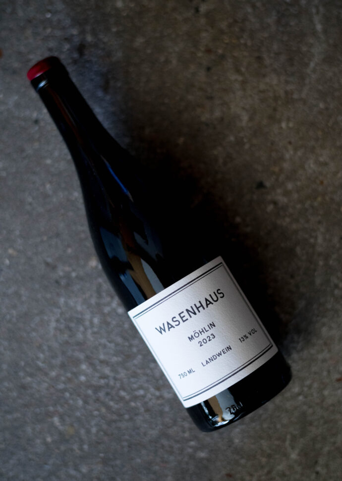 WASENHAUS（ヴァーゼンハウス） SPÄTBURGUNDER （シュペートブルグンダー）MÖHLIN　2018（メーリン　2018ヴィンテージ）WASENHAUS（ヴァーゼンハウス） SPÄTBURGUNDER （シュペートブルグンダー）BELLEN  2018（ベーレン 　2018ヴィンテージ）WASENHAUS（ヴァーゼンハウス） SPÄTBURGUNDER （シュペートブルグンダー）KANZEL　2018（カンゼル　2018ヴィンテージ）WASENHAUS（ヴァーゼンハウス） WEISSBURGUNDER （ヴァイスブルグンダー）MÖLIN　2018（メーリン　2018ヴィンテージ）WASENHAUS（ヴァーゼンハウス）CHARDONNAY （シャルドネ）FILZEN　2018（フィルツェン　2018ヴィンテージ）WASENHAUS（ヴァーゼンハウス） WEISSBURGUNDER （ヴァイスブルグンダー）MÖLIN　2020（メーリン　2020ヴィンテージ）WASENHAUS（ヴァーゼンハウス） WEISSBURGUNDER （ヴァイスブルグンダー）  STAUFEN BADISHER  LANDWEIN  2020 （スタウフェン バーディシャー ラントヴァイン　2020ヴィンテージ）WASENHAUS（ヴァーゼンハウス）FILZEN（フィルツェン）CHARDONNAY　2020（シャルドネ　2020ヴィンテージ）WASENHAUS（ヴァーゼンハウス）CHARDONNAY（シャルドネ） STAUFEN BADISHER  LANDWEIN  2020 （スタウフェン バーディシャー ラントヴァイン　2020ヴィンテージ）WASENHAUS（ヴァーゼンハウス）SPÄTBURGUNDER （シュペートブルグンダー）VULKAN　2020（ウルカン　2020ヴィンテージ）WASENHAUS（ヴァーゼンハウス）SPÄTBURGUNDER （シュペートブルグンダー） STAUFEN BADISHER  LANDWEIN  2020 （スタウフェン バーディシャー ラントヴァイン　2020ヴィンテージ）　輸入元　正規代理店　（株）オルヴォー
　　　　村岡覚　むらおかまさる　MURAOKA　MASARU　絶対的信頼関係　超絶　最強
　　　　GERAMAN　BUNDESREPUBILK DEUTSCHLAND　プレンデスレプブリーク・ドイチュランド　ドイツ連邦共和国　輸入元　（株）オルヴォー　村岡覚　MURAOKA
　　　　MASARU　絶対的信頼関係　名古屋唯一特約店　限定流通　正規代理店　拘り
　　　　激レア　極少量入荷　話題　ワインラヴァー　大注目　入手困難　奇跡のバックヴィンテージ　全国　争奪戦　
　　　　Baden（バーデン地方）Staufen　im　Breisgau（シュタイヘン・イン・ブライスガウ地方）にある醸造所。バーデン地方は、ドイツにある13のワイン産地の最南に位置する生産地域。北はタウバー川、南はボーデン湖に達しドイツで3番目に広い産地です。またドイツで最も温暖な地域であり、年間日射時間が1700時間以上・年間平均気温が11度。ドイツで最も太陽に恵まれたワイン産地。シュタイフェン・イン・ブライスガウ村は、ドイツの南西部にあり、フランス国境も近いです。アルザスのコルマールへは車で約1時間、ブルゴーニュのボーヌへでも約3時間で行ける場所です。蔵の名前「ヴァーゼンハウス」は、クリストフが育った家と農園についていた名前。町から外れた、牧草地や畑に囲まれた、ヴァーゼン（畑や草原の意味）の家という意味。クリストフは、「ヴァーゼンハウス」で自然、農業とブドウ畑に囲まれて育つ。両親は農業・酪農に関わっており、その影響で子供の頃からオーガニックやビオディナミに触れていた。またアルバイトで近所のブドウ畑で収穫を手伝う事もあった。2011年から2013年はオーストリアの首都ウィーンに留学して農業大学に通う。ワイン好きだった彼は、ブドウ栽培にも興味があり、大学でブドウの栽培やワイン醸造に関しても少し勉強していた。卒業後はドイツの実家に戻り家業の手伝いを始める。2013年夏、クリストフはバイクでスペイン旅行を決める。しかし、出発の数日前に彼の人生に大きく影響を与えるワインをの飲むことになった。ブルゴーニュの生産者「Bernard　Van　Berg（ベルナール・ファン・ベルグ）」のワインを飲んだクリストフは、すぐに生産者に会いたくなりバイクでブルゴーニュを訪れた。
　　　　　Bernard　Van　Berg　ベルギー出身の有名な元プロ写真家。元々趣味だったワインを自ら造るためにムルソーに移り住み、ワインの醸造を行なったたが、現在は
　　　　ワイン造りを行っていない。
　　　　2013年クリストフは、ベルナール・ファン・ベルグで一年間研修する。ベルナール・ファン・ベルグは規模が小さく仕事量も少ない為、ベルナールの紹介でビオデイナミを実践するルフレーヴでの研修も同時に行う。2014年、ボーヌのワイン醸造学校に通う。ベルナール氏の紹介でワインを勉強に来ている学生が集まる寮でくらすことになり、そこでアレクサンダーと出会う。2015年、ボーヌのワインの醸造学校に通う。ベルナール氏の所にも定期的に通いながら、ポマールのコント・アルマンでも研修を行う。　アレククサンダーは、ドイツ・ドレスデン出身。元はランドスケープ・アーキテクト。仕事の関係でワイン生産者達と交流していた。ワインの興味が大きくなり、彼は仕事をやめ、2012年からクリストフとは違うボーヌの栽培・醸造学校に通う。同時にピエール・モレで研修。翌年からド・モンティーユで働き始める。学生寮で出会ったクリストフとアレキサンダーの友情は深まり、その後、ド・モンティーユ家のシャトーで、1年間二人で暮らしていた。二人は沢山のワインを飲み交わし、語り合い、そして互いに刺激し合っていた。またその間、アレクサンダーもクリストフの地元に戻り、まずはネゴシアンとして一緒にワイン造りを始める事を決心する。クリストフ曰く「テロワールはブルゴーニュに似た粘度石灰で、ブドウ品種はピノノワールやピノブランが多く存在している。ブドウ畑は家族代々守られたものが残っており、有機栽培やビオディナミ栽培が進んでいる地方なのです。優良なブドウ畑を比較的格安に入手できるなどなど、多くの可能性と将来性を秘めた場所だと信じている。」2016年の初頭に急斜面で機械が入れないブドウ畑も手に入れ、自社畑のブドウと買いブドウで念願のワイン造りをスタートさせた。現在クリストフはヴァーゼンハウスに駐在して栽培と醸造を行っている。アレクサンダーは現在でも、ドゥ・モンティーユで栽培責任者として勤めているが、ヴァーゼンハウスの収穫・栽培には蔵へ戻る。栽培・醸造に関しては二人で相談しながら、二人で判断・決定している。マセラシオンカルボニック　ピシャージュ　フィルター無し　コラージュ無し　微量のso₂添加　キュヴェゾン　ステンレスタンク　ブルゴーニュ産古樽オーク　ボトリング　樹齢約60年のドイツのクローン　シャスラ（グートエーデル）　バトナージュ　シュールリー　スキンコンタクト　ベントナイト　プレス　ブレンド
株式会社富屋酒店　トミヤサケテン　とみやさけてん TOMIYA　SAKETEN　NAGOYA　愛知県名古屋市瑞穂区上坂町1-41-2 tomiya-saketen.com　特約店　特約流通　地酒　ワイン　専門店　 社長　代表　上田豊二　利き酒師　焼酎アドバイザー　シャンパーニュシュヴァリエ　おたく　マニア　堀田駅　熱田神宮駅
名古屋高速　堀田出口すぐ　牛巻交差点すぐ　レトロ街並み　瓦屋根
WASENHAUS（ヴァーゼンハウス）  ＜GUTEDEL（グートエデール）＞  BADISCHER LANDWEIN　2019（バディシャー ランドヴァイン  2019ヴィンテージ）WEINGUT WASENHAUS（ヴァイングート・ヴァーゼンハウス）GRAND ORDINAIRE 2022（グラン・オルディネール ＜赤＞ 2022ヴィンテージ）
WASENHAUS（ヴァーゼンハウス）BLUT NATURE（ブリュット・ナチュール）SEKT（ゼクト）PINOT NOIR＆PINOT BLANC（ピノノワール＆ピノブラン）NV（2017+2108+2021）泡
WASENHAUS（ヴァーゼンハウス）BADISCHER LANDWEIN（バーディシャー・ラントヴァイン）WEISSBURGUNDER（ヴァイスブルグンダー）2023（2023ヴィンテージ）白WASENHAUS（ヴァーゼンハウス）BADISCHER LANDWEIN（バーディシャー・ラントヴァイン）CHARDONNAY（シャルドネ）2023（2023 ヴィンテージ）白WASENHAUS（ヴァーゼンハウス）CHARDONNAY（シャルドネ）FILZEN（フィルツェン）2023（2023 ヴィンテージ）白
WASENHAUS（ヴァーゼンハウス）WEISSBURGUNDER（ヴァイスブルグンダー ） HOHLEN（ホーレン) 2023（2023 ヴィンテージ）白WASENHAUS（ヴァーゼンハウス）WEISSBURGUNDER（ヴァイスブルグンダー ） BELLEN（ベーレン）2023（2023 ヴィンテージ）白WASENHAUS（ヴァーゼンハウス）WEISSBURGUNDER（ヴァイスブルグンダー ）MÖHLIN（ムーリン）2023（2023 ヴィンテージ）
WASENHAUS（ヴァーゼンハウス）SPÄTBURGUNDER （シュペートブルグンダー) BADISCHER LANDWEIN（バーディシャー・ラントヴァイン）2023（ 2023 ヴィンテージ）赤
WASENHAUS（ヴァーゼンハウス）SPÄTBURGUNDER （シュペートブルグンダー）VULKAN（ウルカン）2023（2023 ヴィンテージ）赤
WASENHAUS（ヴァーゼンハウス）SPÄTBURGUNDER（シュペート ブルグンダー）KALK（カルク）2023（2023ヴィンテージ）赤WASENHAUS（ヴァーゼンハウス） SPÄTBURGUNDER （シュペートブルグンダー）KANZEL　2023（カンツェル　2023 ヴィンテージ）赤
WASENHAUS（ヴァーゼンハウス） SPÄTBURGUNDER （シュペートブルグンダー）MÖHLIN（ムーリン）　2023（2023ヴィンテージ）赤
