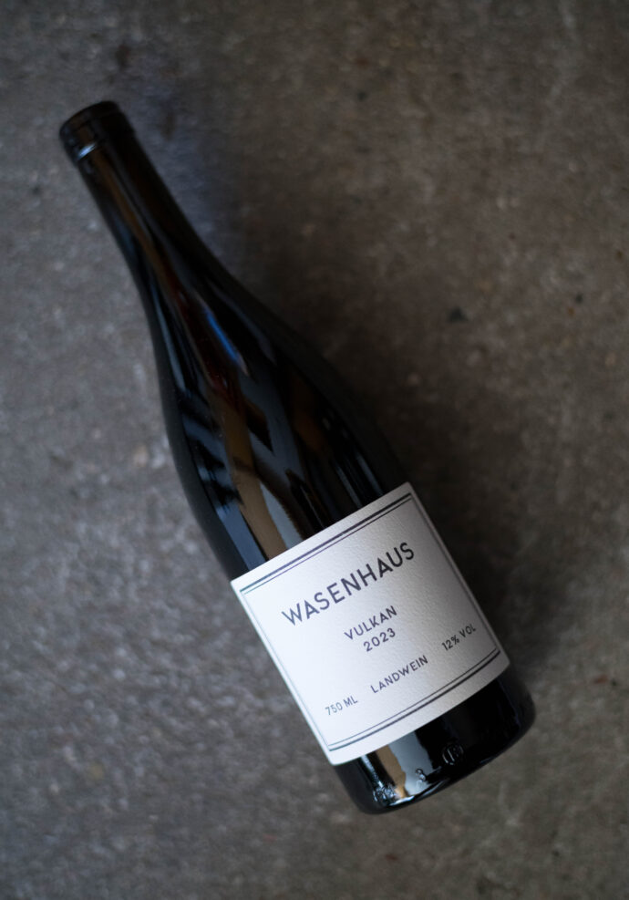 WASENHAUS（ヴァーゼンハウス） SPÄTBURGUNDER （シュペートブルグンダー）MÖHLIN　2018（メーリン　2018ヴィンテージ）WASENHAUS（ヴァーゼンハウス） SPÄTBURGUNDER （シュペートブルグンダー）BELLEN  2018（ベーレン 　2018ヴィンテージ）WASENHAUS（ヴァーゼンハウス） SPÄTBURGUNDER （シュペートブルグンダー）KANZEL　2018（カンゼル　2018ヴィンテージ）WASENHAUS（ヴァーゼンハウス） WEISSBURGUNDER （ヴァイスブルグンダー）MÖLIN　2018（メーリン　2018ヴィンテージ）WASENHAUS（ヴァーゼンハウス）CHARDONNAY （シャルドネ）FILZEN　2018（フィルツェン　2018ヴィンテージ）WASENHAUS（ヴァーゼンハウス） WEISSBURGUNDER （ヴァイスブルグンダー）MÖLIN　2020（メーリン　2020ヴィンテージ）WASENHAUS（ヴァーゼンハウス） WEISSBURGUNDER （ヴァイスブルグンダー）  STAUFEN BADISHER  LANDWEIN  2020 （スタウフェン バーディシャー ラントヴァイン　2020ヴィンテージ）WASENHAUS（ヴァーゼンハウス）FILZEN（フィルツェン）CHARDONNAY　2020（シャルドネ　2020ヴィンテージ）WASENHAUS（ヴァーゼンハウス）CHARDONNAY（シャルドネ） STAUFEN BADISHER  LANDWEIN  2020 （スタウフェン バーディシャー ラントヴァイン　2020ヴィンテージ）WASENHAUS（ヴァーゼンハウス）SPÄTBURGUNDER （シュペートブルグンダー）VULKAN　2020（ウルカン　2020ヴィンテージ）WASENHAUS（ヴァーゼンハウス）SPÄTBURGUNDER （シュペートブルグンダー） STAUFEN BADISHER  LANDWEIN  2020 （スタウフェン バーディシャー ラントヴァイン　2020ヴィンテージ）　輸入元　正規代理店　（株）オルヴォー
　　　　村岡覚　むらおかまさる　MURAOKA　MASARU　絶対的信頼関係　超絶　最強
　　　　GERAMAN　BUNDESREPUBILK DEUTSCHLAND　プレンデスレプブリーク・ドイチュランド　ドイツ連邦共和国　輸入元　（株）オルヴォー　村岡覚　MURAOKA
　　　　MASARU　絶対的信頼関係　名古屋唯一特約店　限定流通　正規代理店　拘り
　　　　激レア　極少量入荷　話題　ワインラヴァー　大注目　入手困難　奇跡のバックヴィンテージ　全国　争奪戦　
　　　　Baden（バーデン地方）Staufen　im　Breisgau（シュタイヘン・イン・ブライスガウ地方）にある醸造所。バーデン地方は、ドイツにある13のワイン産地の最南に位置する生産地域。北はタウバー川、南はボーデン湖に達しドイツで3番目に広い産地です。またドイツで最も温暖な地域であり、年間日射時間が1700時間以上・年間平均気温が11度。ドイツで最も太陽に恵まれたワイン産地。シュタイフェン・イン・ブライスガウ村は、ドイツの南西部にあり、フランス国境も近いです。アルザスのコルマールへは車で約1時間、ブルゴーニュのボーヌへでも約3時間で行ける場所です。蔵の名前「ヴァーゼンハウス」は、クリストフが育った家と農園についていた名前。町から外れた、牧草地や畑に囲まれた、ヴァーゼン（畑や草原の意味）の家という意味。クリストフは、「ヴァーゼンハウス」で自然、農業とブドウ畑に囲まれて育つ。両親は農業・酪農に関わっており、その影響で子供の頃からオーガニックやビオディナミに触れていた。またアルバイトで近所のブドウ畑で収穫を手伝う事もあった。2011年から2013年はオーストリアの首都ウィーンに留学して農業大学に通う。ワイン好きだった彼は、ブドウ栽培にも興味があり、大学でブドウの栽培やワイン醸造に関しても少し勉強していた。卒業後はドイツの実家に戻り家業の手伝いを始める。2013年夏、クリストフはバイクでスペイン旅行を決める。しかし、出発の数日前に彼の人生に大きく影響を与えるワインをの飲むことになった。ブルゴーニュの生産者「Bernard　Van　Berg（ベルナール・ファン・ベルグ）」のワインを飲んだクリストフは、すぐに生産者に会いたくなりバイクでブルゴーニュを訪れた。
　　　　　Bernard　Van　Berg　ベルギー出身の有名な元プロ写真家。元々趣味だったワインを自ら造るためにムルソーに移り住み、ワインの醸造を行なったたが、現在は
　　　　ワイン造りを行っていない。
　　　　2013年クリストフは、ベルナール・ファン・ベルグで一年間研修する。ベルナール・ファン・ベルグは規模が小さく仕事量も少ない為、ベルナールの紹介でビオデイナミを実践するルフレーヴでの研修も同時に行う。2014年、ボーヌのワイン醸造学校に通う。ベルナール氏の紹介でワインを勉強に来ている学生が集まる寮でくらすことになり、そこでアレクサンダーと出会う。2015年、ボーヌのワインの醸造学校に通う。ベルナール氏の所にも定期的に通いながら、ポマールのコント・アルマンでも研修を行う。　アレククサンダーは、ドイツ・ドレスデン出身。元はランドスケープ・アーキテクト。仕事の関係でワイン生産者達と交流していた。ワインの興味が大きくなり、彼は仕事をやめ、2012年からクリストフとは違うボーヌの栽培・醸造学校に通う。同時にピエール・モレで研修。翌年からド・モンティーユで働き始める。学生寮で出会ったクリストフとアレキサンダーの友情は深まり、その後、ド・モンティーユ家のシャトーで、1年間二人で暮らしていた。二人は沢山のワインを飲み交わし、語り合い、そして互いに刺激し合っていた。またその間、アレクサンダーもクリストフの地元に戻り、まずはネゴシアンとして一緒にワイン造りを始める事を決心する。クリストフ曰く「テロワールはブルゴーニュに似た粘度石灰で、ブドウ品種はピノノワールやピノブランが多く存在している。ブドウ畑は家族代々守られたものが残っており、有機栽培やビオディナミ栽培が進んでいる地方なのです。優良なブドウ畑を比較的格安に入手できるなどなど、多くの可能性と将来性を秘めた場所だと信じている。」2016年の初頭に急斜面で機械が入れないブドウ畑も手に入れ、自社畑のブドウと買いブドウで念願のワイン造りをスタートさせた。現在クリストフはヴァーゼンハウスに駐在して栽培と醸造を行っている。アレクサンダーは現在でも、ドゥ・モンティーユで栽培責任者として勤めているが、ヴァーゼンハウスの収穫・栽培には蔵へ戻る。栽培・醸造に関しては二人で相談しながら、二人で判断・決定している。マセラシオンカルボニック　ピシャージュ　フィルター無し　コラージュ無し　微量のso₂添加　キュヴェゾン　ステンレスタンク　ブルゴーニュ産古樽オーク　ボトリング　樹齢約60年のドイツのクローン　シャスラ（グートエーデル）　バトナージュ　シュールリー　スキンコンタクト　ベントナイト　プレス　ブレンド
株式会社富屋酒店　トミヤサケテン　とみやさけてん TOMIYA　SAKETEN　NAGOYA　愛知県名古屋市瑞穂区上坂町1-41-2 tomiya-saketen.com　特約店　特約流通　地酒　ワイン　専門店　 社長　代表　上田豊二　利き酒師　焼酎アドバイザー　シャンパーニュシュヴァリエ　おたく　マニア　堀田駅　熱田神宮駅
名古屋高速　堀田出口すぐ　牛巻交差点すぐ　レトロ街並み　瓦屋根
WASENHAUS（ヴァーゼンハウス）  ＜GUTEDEL（グートエデール）＞  BADISCHER LANDWEIN　2019（バディシャー ランドヴァイン  2019ヴィンテージ）WEINGUT WASENHAUS（ヴァイングート・ヴァーゼンハウス）GRAND ORDINAIRE 2022（グラン・オルディネール ＜赤＞ 2022ヴィンテージ）
WASENHAUS（ヴァーゼンハウス）BLUT NATURE（ブリュット・ナチュール）SEKT（ゼクト）PINOT NOIR＆PINOT BLANC（ピノノワール＆ピノブラン）NV（2017+2108+2021）泡
WASENHAUS（ヴァーゼンハウス）BADISCHER LANDWEIN（バーディシャー・ラントヴァイン）WEISSBURGUNDER（ヴァイスブルグンダー）2023（2023ヴィンテージ）白WASENHAUS（ヴァーゼンハウス）BADISCHER LANDWEIN（バーディシャー・ラントヴァイン）CHARDONNAY（シャルドネ）2023（2023 ヴィンテージ）白WASENHAUS（ヴァーゼンハウス）CHARDONNAY（シャルドネ）FILZEN（フィルツェン）2023（2023 ヴィンテージ）白
WASENHAUS（ヴァーゼンハウス）WEISSBURGUNDER（ヴァイスブルグンダー ） HOHLEN（ホーレン) 2023（2023 ヴィンテージ）白WASENHAUS（ヴァーゼンハウス）WEISSBURGUNDER（ヴァイスブルグンダー ） BELLEN（ベーレン）2023（2023 ヴィンテージ）白WASENHAUS（ヴァーゼンハウス）WEISSBURGUNDER（ヴァイスブルグンダー ）MÖHLIN（ムーリン）2023（2023 ヴィンテージ）
WASENHAUS（ヴァーゼンハウス）SPÄTBURGUNDER （シュペートブルグンダー) BADISCHER LANDWEIN（バーディシャー・ラントヴァイン）2023（ 2023 ヴィンテージ）赤
WASENHAUS（ヴァーゼンハウス）SPÄTBURGUNDER （シュペートブルグンダー）VULKAN（ウルカン）2023（2023 ヴィンテージ）赤
