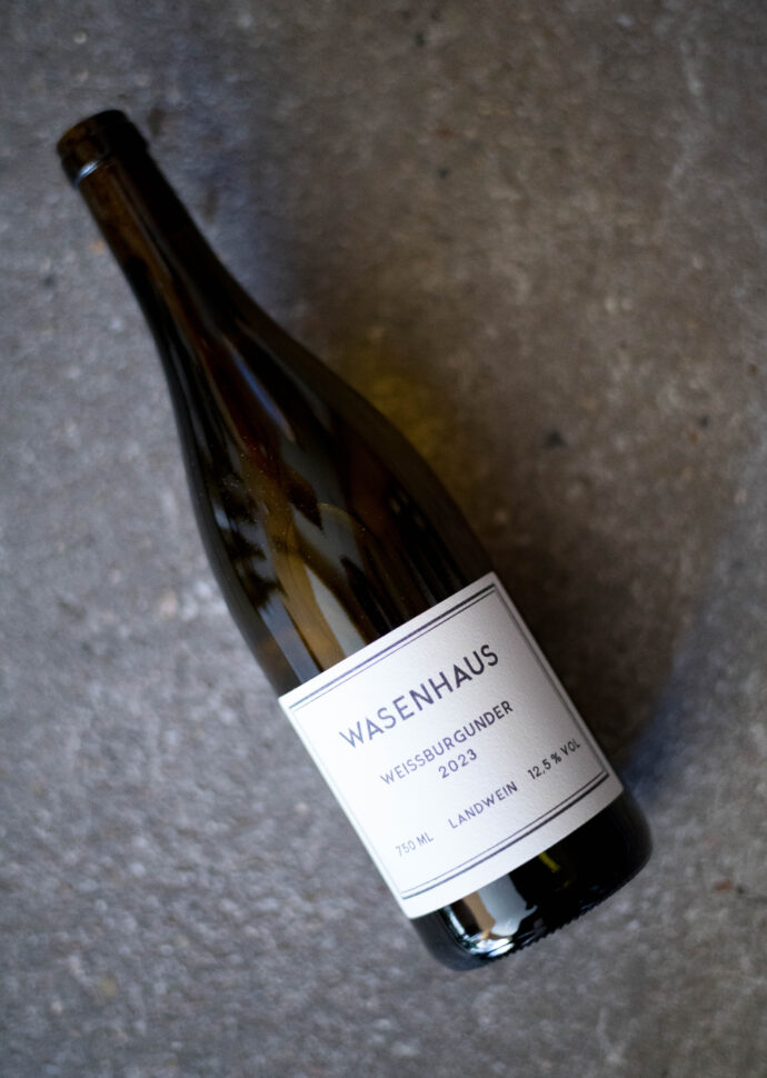 WASENHAUS(ヴァーゼンハウス) SPÄTBURGUNDER (シュペートブルグンダー)MÖHLIN 2018(メーリン 2018ヴィンテージ)WASENHAUS(ヴァーゼンハウス) SPÄTBURGUNDER (シュペートブルグンダー)BELLEN 2018(ベーレン 2018ヴィンテージ)WASENHAUS(ヴァーゼンハウス) SPÄTBURGUNDER (シュペートブルグンダー)KANZEL 2018(カンゼル 2018ヴィンテージ)WASENHAUS(ヴァーゼンハウス) WEISSBURGUNDER (ヴァイスブルグンダー)MÖLIN 2018(メーリン 2018ヴィンテージ)WASENHAUS(ヴァーゼンハウス)CHARDONNAY (シャルドネ)FILZEN 2018(フィルツェン 2018ヴィンテージ)WASENHAUS(ヴァーゼンハウス) WEISSBURGUNDER (ヴァイスブルグンダー)MÖLIN 2020(メーリン 2020ヴィンテージ)WASENHAUS(ヴァーゼンハウス) WEISSBURGUNDER (ヴァイスブルグンダー) STAUFEN BADISHER LANDWEIN 2020 (スタウフェン バーディシャー ラントヴァイン 2020ヴィンテージ)WASENHAUS(ヴァーゼンハウス)FILZEN(フィルツェン)CHARDONNAY 2020(シャルドネ 2020ヴィンテージ)WASENHAUS(ヴァーゼンハウス)CHARDONNAY(シャルドネ) STAUFEN BADISHER LANDWEIN 2020 (スタウフェン バーディシャー ラントヴァイン 2020ヴィンテージ)WASENHAUS(ヴァーゼンハウス)SPÄTBURGUNDER (シュペートブルグンダー)VULKAN 2020(ウルカン 2020ヴィンテージ)WASENHAUS(ヴァーゼンハウス)SPÄTBURGUNDER (シュペートブルグンダー) STAUFEN BADISHER LANDWEIN 2020 (スタウフェン バーディシャー ラントヴァイン 2020ヴィンテージ) 輸入元 正規代理店 (株)オルヴォー
村岡覚 むらおかまさる MURAOKA MASARU 絶対的信頼関係 超絶 最強
GERAMAN BUNDESREPUBILK DEUTSCHLAND プレンデスレプブリーク・ドイチュランド ドイツ連邦共和国 輸入元 (株)オルヴォー 村岡覚 MURAOKA
MASARU 絶対的信頼関係 名古屋唯一特約店 限定流通 正規代理店 拘り
激レア 極少量入荷 話題 ワインラヴァー 大注目 入手困難 奇跡のバックヴィンテージ 全国 争奪戦
Baden(バーデン地方)Staufen im Breisgau(シュタイヘン・イン・ブライスガウ地方)にある醸造所。バーデン地方は、ドイツにある13のワイン産地の最南に位置する生産地域。北はタウバー川、南はボーデン湖に達しドイツで3番目に広い産地です。またドイツで最も温暖な地域であり、年間日射時間が1700時間以上・年間平均気温が11度。ドイツで最も太陽に恵まれたワイン産地。シュタイフェン・イン・ブライスガウ村は、ドイツの南西部にあり、フランス国境も近いです。アルザスのコルマールへは車で約1時間、ブルゴーニュのボーヌへでも約3時間で行ける場所です。蔵の名前「ヴァーゼンハウス」は、クリストフが育った家と農園についていた名前。町から外れた、牧草地や畑に囲まれた、ヴァーゼン(畑や草原の意味)の家という意味。クリストフは、「ヴァーゼンハウス」で自然、農業とブドウ畑に囲まれて育つ。両親は農業・酪農に関わっており、その影響で子供の頃からオーガニックやビオディナミに触れていた。またアルバイトで近所のブドウ畑で収穫を手伝う事もあった。2011年から2013年はオーストリアの首都ウィーンに留学して農業大学に通う。ワイン好きだった彼は、ブドウ栽培にも興味があり、大学でブドウの栽培やワイン醸造に関しても少し勉強していた。卒業後はドイツの実家に戻り家業の手伝いを始める。2013年夏、クリストフはバイクでスペイン旅行を決める。しかし、出発の数日前に彼の人生に大きく影響を与えるワインをの飲むことになった。ブルゴーニュの生産者「Bernard Van Berg(ベルナール・ファン・ベルグ)」のワインを飲んだクリストフは、すぐに生産者に会いたくなりバイクでブルゴーニュを訪れた。
Bernard Van Berg ベルギー出身の有名な元プロ写真家。元々趣味だったワインを自ら造るためにムルソーに移り住み、ワインの醸造を行なったたが、現在は
ワイン造りを行っていない。
2013年クリストフは、ベルナール・ファン・ベルグで一年間研修する。ベルナール・ファン・ベルグは規模が小さく仕事量も少ない為、ベルナールの紹介でビオデイナミを実践するルフレーヴでの研修も同時に行う。2014年、ボーヌのワイン醸造学校に通う。ベルナール氏の紹介でワインを勉強に来ている学生が集まる寮でくらすことになり、そこでアレクサンダーと出会う。2015年、ボーヌのワインの醸造学校に通う。ベルナール氏の所にも定期的に通いながら、ポマールのコント・アルマンでも研修を行う。 アレククサンダーは、ドイツ・ドレスデン出身。元はランドスケープ・アーキテクト。仕事の関係でワイン生産者達と交流していた。ワインの興味が大きくなり、彼は仕事をやめ、2012年からクリストフとは違うボーヌの栽培・醸造学校に通う。同時にピエール・モレで研修。翌年からド・モンティーユで働き始める。学生寮で出会ったクリストフとアレキサンダーの友情は深まり、その後、ド・モンティーユ家のシャトーで、1年間二人で暮らしていた。二人は沢山のワインを飲み交わし、語り合い、そして互いに刺激し合っていた。またその間、アレクサンダーもクリストフの地元に戻り、まずはネゴシアンとして一緒にワイン造りを始める事を決心する。クリストフ曰く「テロワールはブルゴーニュに似た粘度石灰で、ブドウ品種はピノノワールやピノブランが多く存在している。ブドウ畑は家族代々守られたものが残っており、有機栽培やビオディナミ栽培が進んでいる地方なのです。優良なブドウ畑を比較的格安に入手できるなどなど、多くの可能性と将来性を秘めた場所だと信じている。」2016年の初頭に急斜面で機械が入れないブドウ畑も手に入れ、自社畑のブドウと買いブドウで念願のワイン造りをスタートさせた。現在クリストフはヴァーゼンハウスに駐在して栽培と醸造を行っている。アレクサンダーは現在でも、ドゥ・モンティーユで栽培責任者として勤めているが、ヴァーゼンハウスの収穫・栽培には蔵へ戻る。栽培・醸造に関しては二人で相談しながら、二人で判断・決定している。マセラシオンカルボニック ピシャージュ フィルター無し コラージュ無し 微量のso₂添加 キュヴェゾン ステンレスタンク ブルゴーニュ産古樽オーク ボトリング 樹齢約60年のドイツのクローン シャスラ(グートエーデル) バトナージュ シュールリー スキンコンタクト ベントナイト プレス ブレンド
株式会社富屋酒店 トミヤサケテン とみやさけてん TOMIYA SAKETEN NAGOYA 愛知県名古屋市瑞穂区上坂町1-41-2 tomiya-saketen.com 特約店 特約流通 地酒 ワイン 専門店 社長 代表 上田豊二 利き酒師 焼酎アドバイザー シャンパーニュシュヴァリエ おたく マニア 堀田駅 熱田神宮駅
名古屋高速 堀田出口すぐ 牛巻交差点すぐ レトロ街並み 瓦屋根
WASENHAUS(ヴァーゼンハウス) <GUTEDEL(グートエデール)> BADISCHER LANDWEIN 2019(バディシャー ランドヴァイン 2019ヴィンテージ)WEINGUT WASENHAUS(ヴァイングート・ヴァーゼンハウス)GRAND ORDINAIRE 2022(グラン・オルディネール <赤> 2022ヴィンテージ)
WASENHAUS(ヴァーゼンハウス)BLUT NATURE(ブリュット・ナチュール)SEKT(ゼクト)PINOT NOIR&PINOT BLANC(ピノノワール&ピノブラン)NV(2017+2108+2021)泡
WASENHAUS(ヴァーゼンハウス)BADISCHER LANDWEIN(バーディシャー・ラントヴァイン)WEISSBURGUNDER(ヴァイスブルグンダー)2023(2023ヴィンテージ)白