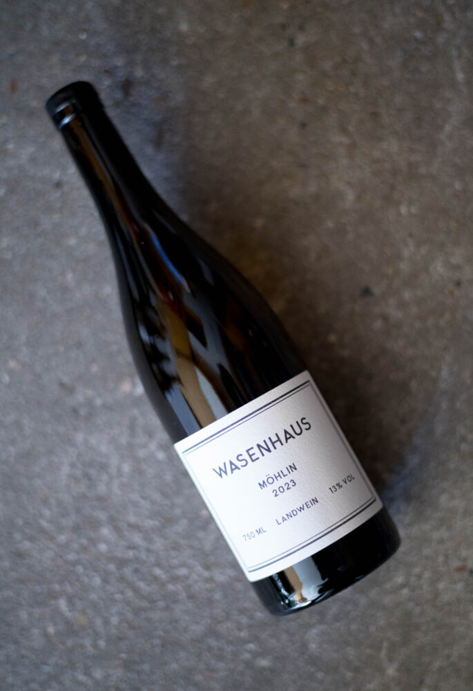 WASENHAUS（ヴァーゼンハウス） SPÄTBURGUNDER （シュペートブルグンダー）MÖHLIN　2018（メーリン　2018ヴィンテージ）WASENHAUS（ヴァーゼンハウス） SPÄTBURGUNDER （シュペートブルグンダー）BELLEN  2018（ベーレン 　2018ヴィンテージ）WASENHAUS（ヴァーゼンハウス） SPÄTBURGUNDER （シュペートブルグンダー）KANZEL　2018（カンゼル　2018ヴィンテージ）WASENHAUS（ヴァーゼンハウス） WEISSBURGUNDER （ヴァイスブルグンダー）MÖLIN　2018（メーリン　2018ヴィンテージ）WASENHAUS（ヴァーゼンハウス）CHARDONNAY （シャルドネ）FILZEN　2018（フィルツェン　2018ヴィンテージ）WASENHAUS（ヴァーゼンハウス） WEISSBURGUNDER （ヴァイスブルグンダー）MÖLIN　2020（メーリン　2020ヴィンテージ）WASENHAUS（ヴァーゼンハウス） WEISSBURGUNDER （ヴァイスブルグンダー）  STAUFEN BADISHER  LANDWEIN  2020 （スタウフェン バーディシャー ラントヴァイン　2020ヴィンテージ）WASENHAUS（ヴァーゼンハウス）FILZEN（フィルツェン）CHARDONNAY　2020（シャルドネ　2020ヴィンテージ）WASENHAUS（ヴァーゼンハウス）CHARDONNAY（シャルドネ） STAUFEN BADISHER  LANDWEIN  2020 （スタウフェン バーディシャー ラントヴァイン　2020ヴィンテージ）WASENHAUS（ヴァーゼンハウス）SPÄTBURGUNDER （シュペートブルグンダー）VULKAN　2020（ウルカン　2020ヴィンテージ）WASENHAUS（ヴァーゼンハウス）SPÄTBURGUNDER （シュペートブルグンダー） STAUFEN BADISHER  LANDWEIN  2020 （スタウフェン バーディシャー ラントヴァイン　2020ヴィンテージ）　輸入元　正規代理店　（株）オルヴォー
　　　　村岡覚　むらおかまさる　MURAOKA　MASARU　絶対的信頼関係　超絶　最強
　　　　GERAMAN　BUNDESREPUBILK DEUTSCHLAND　プレンデスレプブリーク・ドイチュランド　ドイツ連邦共和国　輸入元　（株）オルヴォー　村岡覚　MURAOKA
　　　　MASARU　絶対的信頼関係　名古屋唯一特約店　限定流通　正規代理店　拘り
　　　　激レア　極少量入荷　話題　ワインラヴァー　大注目　入手困難　奇跡のバックヴィンテージ　全国　争奪戦　
　　　　Baden（バーデン地方）Staufen　im　Breisgau（シュタイヘン・イン・ブライスガウ地方）にある醸造所。バーデン地方は、ドイツにある13のワイン産地の最南に位置する生産地域。北はタウバー川、南はボーデン湖に達しドイツで3番目に広い産地です。またドイツで最も温暖な地域であり、年間日射時間が1700時間以上・年間平均気温が11度。ドイツで最も太陽に恵まれたワイン産地。シュタイフェン・イン・ブライスガウ村は、ドイツの南西部にあり、フランス国境も近いです。アルザスのコルマールへは車で約1時間、ブルゴーニュのボーヌへでも約3時間で行ける場所です。蔵の名前「ヴァーゼンハウス」は、クリストフが育った家と農園についていた名前。町から外れた、牧草地や畑に囲まれた、ヴァーゼン（畑や草原の意味）の家という意味。クリストフは、「ヴァーゼンハウス」で自然、農業とブドウ畑に囲まれて育つ。両親は農業・酪農に関わっており、その影響で子供の頃からオーガニックやビオディナミに触れていた。またアルバイトで近所のブドウ畑で収穫を手伝う事もあった。2011年から2013年はオーストリアの首都ウィーンに留学して農業大学に通う。ワイン好きだった彼は、ブドウ栽培にも興味があり、大学でブドウの栽培やワイン醸造に関しても少し勉強していた。卒業後はドイツの実家に戻り家業の手伝いを始める。2013年夏、クリストフはバイクでスペイン旅行を決める。しかし、出発の数日前に彼の人生に大きく影響を与えるワインをの飲むことになった。ブルゴーニュの生産者「Bernard　Van　Berg（ベルナール・ファン・ベルグ）」のワインを飲んだクリストフは、すぐに生産者に会いたくなりバイクでブルゴーニュを訪れた。
　　　　　Bernard　Van　Berg　ベルギー出身の有名な元プロ写真家。元々趣味だったワインを自ら造るためにムルソーに移り住み、ワインの醸造を行なったたが、現在は
　　　　ワイン造りを行っていない。
　　　　2013年クリストフは、ベルナール・ファン・ベルグで一年間研修する。ベルナール・ファン・ベルグは規模が小さく仕事量も少ない為、ベルナールの紹介でビオデイナミを実践するルフレーヴでの研修も同時に行う。2014年、ボーヌのワイン醸造学校に通う。ベルナール氏の紹介でワインを勉強に来ている学生が集まる寮でくらすことになり、そこでアレクサンダーと出会う。2015年、ボーヌのワインの醸造学校に通う。ベルナール氏の所にも定期的に通いながら、ポマールのコント・アルマンでも研修を行う。　アレククサンダーは、ドイツ・ドレスデン出身。元はランドスケープ・アーキテクト。仕事の関係でワイン生産者達と交流していた。ワインの興味が大きくなり、彼は仕事をやめ、2012年からクリストフとは違うボーヌの栽培・醸造学校に通う。同時にピエール・モレで研修。翌年からド・モンティーユで働き始める。学生寮で出会ったクリストフとアレキサンダーの友情は深まり、その後、ド・モンティーユ家のシャトーで、1年間二人で暮らしていた。二人は沢山のワインを飲み交わし、語り合い、そして互いに刺激し合っていた。またその間、アレクサンダーもクリストフの地元に戻り、まずはネゴシアンとして一緒にワイン造りを始める事を決心する。クリストフ曰く「テロワールはブルゴーニュに似た粘度石灰で、ブドウ品種はピノノワールやピノブランが多く存在している。ブドウ畑は家族代々守られたものが残っており、有機栽培やビオディナミ栽培が進んでいる地方なのです。優良なブドウ畑を比較的格安に入手できるなどなど、多くの可能性と将来性を秘めた場所だと信じている。」2016年の初頭に急斜面で機械が入れないブドウ畑も手に入れ、自社畑のブドウと買いブドウで念願のワイン造りをスタートさせた。現在クリストフはヴァーゼンハウスに駐在して栽培と醸造を行っている。アレクサンダーは現在でも、ドゥ・モンティーユで栽培責任者として勤めているが、ヴァーゼンハウスの収穫・栽培には蔵へ戻る。栽培・醸造に関しては二人で相談しながら、二人で判断・決定している。マセラシオンカルボニック　ピシャージュ　フィルター無し　コラージュ無し　微量のso₂添加　キュヴェゾン　ステンレスタンク　ブルゴーニュ産古樽オーク　ボトリング　樹齢約60年のドイツのクローン　シャスラ（グートエーデル）　バトナージュ　シュールリー　スキンコンタクト　ベントナイト　プレス　ブレンド
株式会社富屋酒店　トミヤサケテン　とみやさけてん TOMIYA　SAKETEN　NAGOYA　愛知県名古屋市瑞穂区上坂町1-41-2 tomiya-saketen.com　特約店　特約流通　地酒　ワイン　専門店　 社長　代表　上田豊二　利き酒師　焼酎アドバイザー　シャンパーニュシュヴァリエ　おたく　マニア　堀田駅　熱田神宮駅
名古屋高速　堀田出口すぐ　牛巻交差点すぐ　レトロ街並み　瓦屋根
WASENHAUS（ヴァーゼンハウス）  ＜GUTEDEL（グートエデール）＞  BADISCHER LANDWEIN　2019（バディシャー ランドヴァイン  2019ヴィンテージ）WEINGUT WASENHAUS（ヴァイングート・ヴァーゼンハウス）GRAND ORDINAIRE 2022（グラン・オルディネール ＜赤＞ 2022ヴィンテージ）
WASENHAUS（ヴァーゼンハウス）BLUT NATURE（ブリュット・ナチュール）SEKT（ゼクト）PINOT NOIR＆PINOT BLANC（ピノノワール＆ピノブラン）NV（2017+2108+2021）泡
WASENHAUS（ヴァーゼンハウス）BADISCHER LANDWEIN（バーディシャー・ラントヴァイン）WEISSBURGUNDER（ヴァイスブルグンダー）2023（2023ヴィンテージ）白WASENHAUS（ヴァーゼンハウス）BADISCHER LANDWEIN（バーディシャー・ラントヴァイン）CHARDONNAY（シャルドネ）2023（2023 ヴィンテージ）白WASENHAUS（ヴァーゼンハウス）CHARDONNAY（シャルドネ）FILZEN（フィルツェン）2023（2023 ヴィンテージ）白
WASENHAUS（ヴァーゼンハウス）WEISSBURGUNDER（ヴァイスブルグンダー ） HOHLEN（ホーレン) 2023（2023 ヴィンテージ）白WASENHAUS（ヴァーゼンハウス）WEISSBURGUNDER（ヴァイスブルグンダー ） BELLEN（ベーレン）2023（2023 ヴィンテージ）白WASENHAUS（ヴァーゼンハウス）WEISSBURGUNDER（ヴァイスブルグンダー ）MÖHLIN（ムーリン）2023（2023 ヴィンテージ）