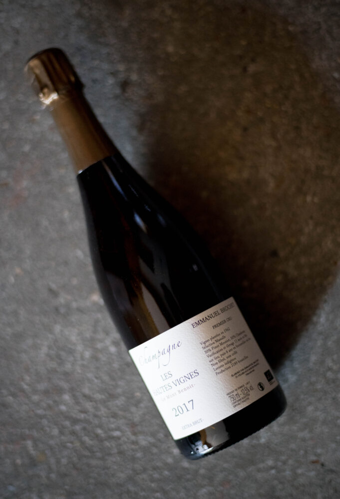 エマニュエル・ブロシェについて
モン・ブノワ地区に多い、泥を豊富に含む粘土石灰質の2.5haの畑を1997年に家族から譲り受け、現当主エマニュエル・ブロシェが自社瓶詰めを開始。往時は慣行農法だったが、徐々にビオロジックに移行し、2011年に認証を取得。現在、一部の区画でビオディナミも行う。シャルドネ100％の「エクストラ・ブリュット　オー・シャルドネ　ミレジメ」、ピノ・ムニエ100％の「エクストラ・ブリュット　レ・オー・ムニエ」は共に1962年植樹の古木から。全てのキュヴェは一次発酵を野生酵母のみで行い、11ヶ月間澱と共に、228Lまたは600L樽で熟成。二次発酵はシャンパーニュ酵母「クォーツ」を用いるが、2014年ヴィンテージからは自社畑から選別・培養した独自の酵母での二次発酵も成功させ、成果が注目される。ノンドセ以外のキュヴェも、ドザージュは通常２～４g／Lに抑制し、官能的なミネラル感と、陰影ある余韻を立体的に表現する。
モンターニュ・ド・ランスについて
シャンパーニュの中心都市ランスの、主に南側の丘陵地帯に広がるエリア。「モンターニュ」は山の意味だが、最も標高の高い場所でも海抜300m以下。土壌は白亜の石灰質土壌、およびマグネシウム豊富な褐色石灰岩が中心。シャンパーニュ地方で最も多い、９つのグラン・クリュ格の村を擁し、なかでもアンボネイとブジィは南向き斜面が中心で、豊満なピノ・ノワールの産地とされる。一方、ヴェルズネイ、ヴェルジー、マイイ・シャンパーニュなどのグラン・クリュは北向き斜面も多く、酸が多く洗練されたピノ・ノワールを生むとされる。いずれの斜面も、起伏は基本的にはなだらかで、平地に近い土地も多い。プルミエ・クリュも22地区を擁する。
シャンパーニュについて
パリの北東約150km、北緯49～50度で、近年のイギリスなどの例外的な地域を除くブドウ栽培の北限とされる寒冷な地方。年間平均気温約10.5℃。約32,900haにおよぶAOC圏は319の村、240,000の区画にまたがり、栽培農家は約19,000軒。自社瓶詰め生産者も約2,000に達するが、全生産量の約３／４は、モエ・エ・シャンドンなど大手６社が占める。地質的には中生代白亜紀後期の白亜質石灰、およびジュラ紀キメリジアン階の泥灰岩、石灰岩が中心となる。1600年代末までは非発泡ワインの産地で、現在の瓶内二次発酵、およびデゴルジュマンを経る通称“シャンパン方式”での製法を発見・定着させたのは19世紀、ヴーヴ・クリコの功績である。よく俗説に出るドン・ペリニオンは、実際は存命時の17世紀には邪魔ものとされた泡を、いかに抑制するかに腐心したとされている。またこの地は、寒冷地ながら、ブルゴーニュよりさらに多い10.4t/haもの法定上限収量が認められている。　正規輸入元　ラシーヌ　唯一無二　名古屋特約店　
限定流通　レア　希少　プレミアム　レコルタンマニピュラン　RM　小規模生産者
（株）富屋酒店 かぶしきがいしゃ とみやさけてん カブシキガイシャ　トミヤサケテン TOMIYA SAKETEN 　愛知県名古屋市瑞穂区上坂町1-41-2　地酒屋　豊盃　HOUHAI ほうはい　ホーハイ　三浦酒造  MIURASHUZO日高見　ひたかみ　ヒタカミ HITAKAMI  平孝酒造　HIRAKOSHUZO 天の戸 アマノト　あまのと　AMANOTO　浅舞酒造 ASAMAISHUZO　飛露喜 HIROKISHUZOHONTEN　廣木酒造本店　HIROK　大那 DAINA　ダイナ　だいな　菊の里酒造　KIKUNOSATOSHUZO　旭興　KYOKUKO　きょくこう　キョクコウ　渡邉酒造　WATANABESHUZO　仙禽 SENKIN　せんきん　センキン（株）せんきん SENKIN鶴齢　カクレイ　かくれい KAKUREI　青木酒造　AOKISHUZO謙信 ケンシン　けんしん KENSHIN池田屋酒造 IKEDAYASHUZO 白岳仙 HAKUGAKUSEN　ハクガクセン　はくがくせん　安本酒造 YASUMOTOSHUZO 群馬泉 グンマイズミ　ぐんまいずみ 島岡酒造 SHIMAOKASHUZO  喜久醉 きくよい キクヨイKIKUYOI 青島酒造 AOSHIMASHUZO 長珍 ちょうちん　チョウチン長珍酒造CHOCHINSHUZO　みねたからみりん　峯寳 味醂　一子相伝 ミネタカラ　いっしそうでん　イッシソウデン　小笠原味醂 OGASAWARA MIRIN

瀧自慢　たきじまん　タキジマン　瀧自慢酒造　TAKIZIMANSHUZO　田光　TABIKA 早川酒造  HAYAKAWASHUZO　作　ZAKU ざく ザク 清水清三郎商店 SHIMIZUSEIZABUROSHOTEN  篠峯　櫛羅　しのみね　シノミネ　くじら　クジラ　千代酒造　CHIYOSHUZO　雑賀　さいか　サイカ　九重雑賀  KOKONOESAIKA　紀土　鶴梅　無量山　きっど　キッド　KID 　ツルウメ　つるうめ　TURUUME　ムリョウザン　むりょうざん　MURYOZAN　平和酒造　HEIWASHUZO　蒼空　そうくう　ソウクウ　SÔKÛ　藤岡酒造　HUJIOKASHUZO 　宝剣　HOUKEN  宝剣酒造　ほうけんしゅぞう　ホウケンシュゾウ　HOKENSHUZO　清酒竹鶴　小笹屋竹鶴　せいしゅたけつる　セイシュタケツル　おささやたけつる　オササヤタケツル　竹鶴酒造　TAKETURUSHUZO
石鎚　いしづち　イシヅチ　石鎚酒造　ISHIDUCHISHUZO　土佐しらぎく　とさしらぎく　トサシラギク　仙頭酒造場　せんとうしゅぞうじょう　SENDOSHUZOZYO　アルガブランカ　ARUGABURANKA勝沼醸造　KATUNUMAJÔZÔ　ドメーヌソガ　ソガ・ペール・エ・フィス SOGA PELE ET FIS　オブセワイナリー　OBUSEWINERY　ドメーヌタカヒコ　DOMAINE TAKAHIKO　クリサワブラン　KURISAWA BLANC　ナカザワワイナリー　NAKAZAWA WINERY　さつま寿　SATUMA KOTOBUKI 　尾込商店 OGOME SHOTEN  蔵の師魂 KURANOSHIKON  小正醸造　KOMASA ＪÔＺÔ　天狗櫻 TENGUSAKURA  白石酒蔵　SHIRAISHISHUZO  しま千両 SHIMASENRYO　高崎酒蔵  TAKASAKISHUZO  杜氏潤平　TOJIJUNPEI  小玉醸造  KODAMAJOZO  赤鹿毛　青鹿毛  AKAKAGE   AOKAGE　柳田酒蔵  YANAGIDASHUZO　舞香　MAIKA　泰明　TAIMEI　藤居醸造　HUZIIJÔＺÔ　池の露　特酎天草　IKENOTUYU  TOKUCHU  AMAKUSA　壱乃醸　飛乃流　朝日　ICHINOJO  HINORYU　ASAHI　朝日酒造　ASAHISHUZO　龍宮　RYUGU 富田酒造場　TOMITASHUZOJO　鳥飼 TORIKAI　鳥飼酒造　TORIKAISHUZO　極楽 GOIKURAKU　林酒造場 HAYASHISHUZOJO　屋久の島大自然林　酔麦香　YAKUNOSHIMA DAISHIZENRIN SUIBASKUKA　本坊酒造　HONBOSHUZO
金峰　金峰荒蘆過  KINPO　KINPOARAROKA　宇都酒造　UTOSHUZO　北谷長老　CHYATANCHÔＲÔ　北谷酒造　CHYATANSHUZO　山原くいな　YAMBARUKUINA　やんばる酒造　YAMBARUSHUZO　2024年春オープン予定 いいねタウン瑞穂 iiNE マルシェ内　グランクレア瑞穂 いいねタウン瑞穂  愛知県名古屋市瑞穂区宝田町四丁目2番、3番2　春敲町三丁目23番1（地番） 魚太郎　UOTARO MIZUHO うおたろう　ウオタロウ　なごやみずほてん　ナゴヤミズホテン　 名古屋瑞穂店  車で1分　徒歩5分　丸明 瑞穂店  MARUAKI MIZUHO　マルアキ ミズホテン　まるあき みずほてん　 徒歩10分　車3分　焼肉 美奈登  ヤキニクミナト　やきにくみなと YAKINIKU MINATO 車で2分　徒歩10分  どての品川　DOTENO SHINAGAWA　ドテノシナガワ　どてのしながわ　車で30秒　徒歩1分昇福亭　SHOHUKUTEI しょうふくてい　ショウフクテイ 街中華　マニア　大盛り　個性派  車で5分　徒歩15分  名店 近くにたくさんあり　堀田バンザイ　牛巻バンザイ　名古屋のへそCHAMPAGNE EMMANUEL BROCHET（シャンパーニュ エマニュエル・ブロシェ）LE MONT BENOIT（ル・モンブノワ）BASE 20（2020ヴィンテージベース）

CHAMPAGNE EMMANUEL BROCHET（シャンパーニュ エマニュエル・ブロシェ）EXTRA BRUT（エクストラ・ブリュット）LES HAUTES VIGNES（レ・オート・ヴィーニュ）PREMIER CRU（プルミエ・クリュ）2017（2017 ヴィンテージ）


