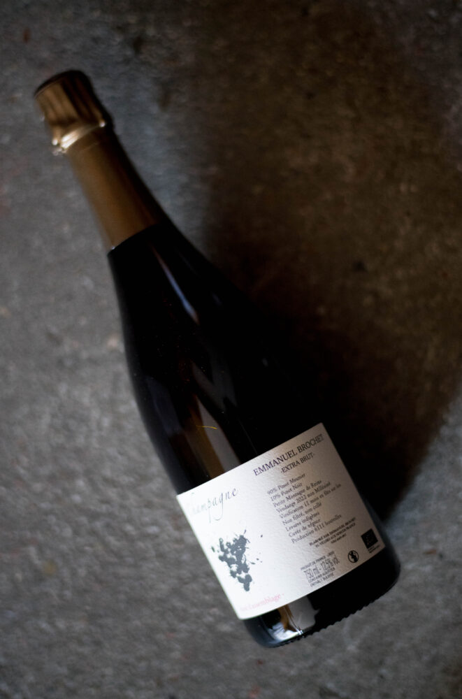 エマニュエル・ブロシェについて
モン・ブノワ地区に多い、泥を豊富に含む粘土石灰質の2.5haの畑を1997年に家族から譲り受け、現当主エマニュエル・ブロシェが自社瓶詰めを開始。往時は慣行農法だったが、徐々にビオロジックに移行し、2011年に認証を取得。現在、一部の区画でビオディナミも行う。シャルドネ100％の「エクストラ・ブリュット　オー・シャルドネ　ミレジメ」、ピノ・ムニエ100％の「エクストラ・ブリュット　レ・オー・ムニエ」は共に1962年植樹の古木から。全てのキュヴェは一次発酵を野生酵母のみで行い、11ヶ月間澱と共に、228Lまたは600L樽で熟成。二次発酵はシャンパーニュ酵母「クォーツ」を用いるが、2014年ヴィンテージからは自社畑から選別・培養した独自の酵母での二次発酵も成功させ、成果が注目される。ノンドセ以外のキュヴェも、ドザージュは通常２～４g／Lに抑制し、官能的なミネラル感と、陰影ある余韻を立体的に表現する。
モンターニュ・ド・ランスについて
シャンパーニュの中心都市ランスの、主に南側の丘陵地帯に広がるエリア。「モンターニュ」は山の意味だが、最も標高の高い場所でも海抜300m以下。土壌は白亜の石灰質土壌、およびマグネシウム豊富な褐色石灰岩が中心。シャンパーニュ地方で最も多い、９つのグラン・クリュ格の村を擁し、なかでもアンボネイとブジィは南向き斜面が中心で、豊満なピノ・ノワールの産地とされる。一方、ヴェルズネイ、ヴェルジー、マイイ・シャンパーニュなどのグラン・クリュは北向き斜面も多く、酸が多く洗練されたピノ・ノワールを生むとされる。いずれの斜面も、起伏は基本的にはなだらかで、平地に近い土地も多い。プルミエ・クリュも22地区を擁する。
シャンパーニュについて
パリの北東約150km、北緯49～50度で、近年のイギリスなどの例外的な地域を除くブドウ栽培の北限とされる寒冷な地方。年間平均気温約10.5℃。約32,900haにおよぶAOC圏は319の村、240,000の区画にまたがり、栽培農家は約19,000軒。自社瓶詰め生産者も約2,000に達するが、全生産量の約３／４は、モエ・エ・シャンドンなど大手６社が占める。地質的には中生代白亜紀後期の白亜質石灰、およびジュラ紀キメリジアン階の泥灰岩、石灰岩が中心となる。1600年代末までは非発泡ワインの産地で、現在の瓶内二次発酵、およびデゴルジュマンを経る通称“シャンパン方式”での製法を発見・定着させたのは19世紀、ヴーヴ・クリコの功績である。よく俗説に出るドン・ペリニオンは、実際は存命時の17世紀には邪魔ものとされた泡を、いかに抑制するかに腐心したとされている。またこの地は、寒冷地ながら、ブルゴーニュよりさらに多い10.4t/haもの法定上限収量が認められている。　正規輸入元　ラシーヌ　唯一無二　名古屋特約店　
限定流通　レア　希少　プレミアム　レコルタンマニピュラン　RM　小規模生産者
（株）富屋酒店 かぶしきがいしゃ とみやさけてん カブシキガイシャ　トミヤサケテン TOMIYA SAKETEN 　愛知県名古屋市瑞穂区上坂町1-41-2　地酒屋　豊盃　HOUHAI ほうはい　ホーハイ　三浦酒造  MIURASHUZO日高見　ひたかみ　ヒタカミ HITAKAMI  平孝酒造　HIRAKOSHUZO 天の戸 アマノト　あまのと　AMANOTO　浅舞酒造 ASAMAISHUZO　飛露喜 HIROKISHUZOHONTEN　廣木酒造本店　HIROK　大那 DAINA　ダイナ　だいな　菊の里酒造　KIKUNOSATOSHUZO　旭興　KYOKUKO　きょくこう　キョクコウ　渡邉酒造　WATANABESHUZO　仙禽 SENKIN　せんきん　センキン（株）せんきん SENKIN鶴齢　カクレイ　かくれい KAKUREI　青木酒造　AOKISHUZO謙信 ケンシン　けんしん KENSHIN池田屋酒造 IKEDAYASHUZO 白岳仙 HAKUGAKUSEN　ハクガクセン　はくがくせん　安本酒造 YASUMOTOSHUZO 群馬泉 グンマイズミ　ぐんまいずみ 島岡酒造 SHIMAOKASHUZO  喜久醉 きくよい キクヨイKIKUYOI 青島酒造 AOSHIMASHUZO 長珍 ちょうちん　チョウチン長珍酒造CHOCHINSHUZO　みねたからみりん　峯寳 味醂　一子相伝 ミネタカラ　いっしそうでん　イッシソウデン　小笠原味醂 OGASAWARA MIRIN

瀧自慢　たきじまん　タキジマン　瀧自慢酒造　TAKIZIMANSHUZO　田光　TABIKA 早川酒造  HAYAKAWASHUZO　作　ZAKU ざく ザク 清水清三郎商店 SHIMIZUSEIZABUROSHOTEN  篠峯　櫛羅　しのみね　シノミネ　くじら　クジラ　千代酒造　CHIYOSHUZO　雑賀　さいか　サイカ　九重雑賀  KOKONOESAIKA　紀土　鶴梅　無量山　きっど　キッド　KID 　ツルウメ　つるうめ　TURUUME　ムリョウザン　むりょうざん　MURYOZAN　平和酒造　HEIWASHUZO　蒼空　そうくう　ソウクウ　SÔKÛ　藤岡酒造　HUJIOKASHUZO 　宝剣　HOUKEN  宝剣酒造　ほうけんしゅぞう　ホウケンシュゾウ　HOKENSHUZO　清酒竹鶴　小笹屋竹鶴　せいしゅたけつる　セイシュタケツル　おささやたけつる　オササヤタケツル　竹鶴酒造　TAKETURUSHUZO
石鎚　いしづち　イシヅチ　石鎚酒造　ISHIDUCHISHUZO　土佐しらぎく　とさしらぎく　トサシラギク　仙頭酒造場　せんとうしゅぞうじょう　SENDOSHUZOZYO　アルガブランカ　ARUGABURANKA勝沼醸造　KATUNUMAJÔZÔ　ドメーヌソガ　ソガ・ペール・エ・フィス SOGA PELE ET FIS　オブセワイナリー　OBUSEWINERY　ドメーヌタカヒコ　DOMAINE TAKAHIKO　クリサワブラン　KURISAWA BLANC　ナカザワワイナリー　NAKAZAWA WINERY　さつま寿　SATUMA KOTOBUKI 　尾込商店 OGOME SHOTEN  蔵の師魂 KURANOSHIKON  小正醸造　KOMASA ＪÔＺÔ　天狗櫻 TENGUSAKURA  白石酒蔵　SHIRAISHISHUZO  しま千両 SHIMASENRYO　高崎酒蔵  TAKASAKISHUZO  杜氏潤平　TOJIJUNPEI  小玉醸造  KODAMAJOZO  赤鹿毛　青鹿毛  AKAKAGE   AOKAGE　柳田酒蔵  YANAGIDASHUZO　舞香　MAIKA　泰明　TAIMEI　藤居醸造　HUZIIJÔＺÔ　池の露　特酎天草　IKENOTUYU  TOKUCHU  AMAKUSA　壱乃醸　飛乃流　朝日　ICHINOJO  HINORYU　ASAHI　朝日酒造　ASAHISHUZO　龍宮　RYUGU 富田酒造場　TOMITASHUZOJO　鳥飼 TORIKAI　鳥飼酒造　TORIKAISHUZO　極楽 GOIKURAKU　林酒造場 HAYASHISHUZOJO　屋久の島大自然林　酔麦香　YAKUNOSHIMA DAISHIZENRIN SUIBASKUKA　本坊酒造　HONBOSHUZO
金峰　金峰荒蘆過  KINPO　KINPOARAROKA　宇都酒造　UTOSHUZO　北谷長老　CHYATANCHÔＲÔ　北谷酒造　CHYATANSHUZO　山原くいな　YAMBARUKUINA　やんばる酒造　YAMBARUSHUZO　2024年春オープン予定 いいねタウン瑞穂 iiNE マルシェ内　グランクレア瑞穂 いいねタウン瑞穂  愛知県名古屋市瑞穂区宝田町四丁目2番、3番2　春敲町三丁目23番1（地番） 魚太郎　UOTARO MIZUHO うおたろう　ウオタロウ　なごやみずほてん　ナゴヤミズホテン　 名古屋瑞穂店  車で1分　徒歩5分　丸明 瑞穂店  MARUAKI MIZUHO　マルアキ ミズホテン　まるあき みずほてん　 徒歩10分　車3分　焼肉 美奈登  ヤキニクミナト　やきにくみなと YAKINIKU MINATO 車で2分　徒歩10分  どての品川　DOTENO SHINAGAWA　ドテノシナガワ　どてのしながわ　車で30秒　徒歩1分昇福亭　SHOHUKUTEI しょうふくてい　ショウフクテイ 街中華　マニア　大盛り　個性派  車で5分　徒歩15分  名店 近くにたくさんあり　堀田バンザイ　牛巻バンザイ　名古屋のへそCHAMPAGNE EMMANUEL BROCHET（シャンパーニュ エマニュエル・ブロシェ）LE MONT BENOIT（ル・モンブノワ）BASE 20（2020ヴィンテージベース）

CHAMPAGNE EMMANUEL BROCHET（シャンパーニュ エマニュエル・ブロシェ）EXTRA BRUT（エクストラ・ブリュット）LES HAUTES VIGNES（レ・オート・ヴィーニュ）PREMIER CRU（プルミエ・クリュ）2017（2017 ヴィンテージ）

CHAMPAGNE EMMANUEL BROCHET（シャンパーニュ エマニュエル・ブロシェ）EXTRA BRUT（エクストラ ブリュット）ROSÉ D’ASSEMBLAGE（ロゼ・アッサンブラージュ）
