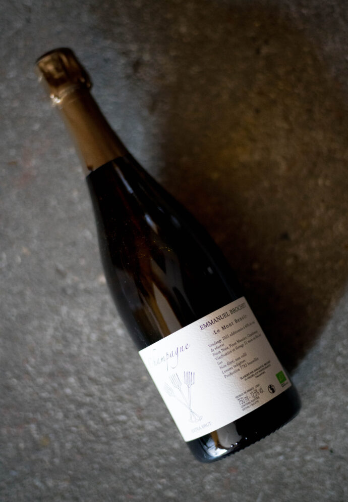 エマニュエル・ブロシェについて
モン・ブノワ地区に多い、泥を豊富に含む粘土石灰質の2.5haの畑を1997年に家族から譲り受け、現当主エマニュエル・ブロシェが自社瓶詰めを開始。往時は慣行農法だったが、徐々にビオロジックに移行し、2011年に認証を取得。現在、一部の区画でビオディナミも行う。シャルドネ100％の「エクストラ・ブリュット　オー・シャルドネ　ミレジメ」、ピノ・ムニエ100％の「エクストラ・ブリュット　レ・オー・ムニエ」は共に1962年植樹の古木から。全てのキュヴェは一次発酵を野生酵母のみで行い、11ヶ月間澱と共に、228Lまたは600L樽で熟成。二次発酵はシャンパーニュ酵母「クォーツ」を用いるが、2014年ヴィンテージからは自社畑から選別・培養した独自の酵母での二次発酵も成功させ、成果が注目される。ノンドセ以外のキュヴェも、ドザージュは通常２～４g／Lに抑制し、官能的なミネラル感と、陰影ある余韻を立体的に表現する。
モンターニュ・ド・ランスについて
シャンパーニュの中心都市ランスの、主に南側の丘陵地帯に広がるエリア。「モンターニュ」は山の意味だが、最も標高の高い場所でも海抜300m以下。土壌は白亜の石灰質土壌、およびマグネシウム豊富な褐色石灰岩が中心。シャンパーニュ地方で最も多い、９つのグラン・クリュ格の村を擁し、なかでもアンボネイとブジィは南向き斜面が中心で、豊満なピノ・ノワールの産地とされる。一方、ヴェルズネイ、ヴェルジー、マイイ・シャンパーニュなどのグラン・クリュは北向き斜面も多く、酸が多く洗練されたピノ・ノワールを生むとされる。いずれの斜面も、起伏は基本的にはなだらかで、平地に近い土地も多い。プルミエ・クリュも22地区を擁する。
シャンパーニュについて
パリの北東約150km、北緯49～50度で、近年のイギリスなどの例外的な地域を除くブドウ栽培の北限とされる寒冷な地方。年間平均気温約10.5℃。約32,900haにおよぶAOC圏は319の村、240,000の区画にまたがり、栽培農家は約19,000軒。自社瓶詰め生産者も約2,000に達するが、全生産量の約３／４は、モエ・エ・シャンドンなど大手６社が占める。地質的には中生代白亜紀後期の白亜質石灰、およびジュラ紀キメリジアン階の泥灰岩、石灰岩が中心となる。1600年代末までは非発泡ワインの産地で、現在の瓶内二次発酵、およびデゴルジュマンを経る通称“シャンパン方式”での製法を発見・定着させたのは19世紀、ヴーヴ・クリコの功績である。よく俗説に出るドン・ペリニオンは、実際は存命時の17世紀には邪魔ものとされた泡を、いかに抑制するかに腐心したとされている。またこの地は、寒冷地ながら、ブルゴーニュよりさらに多い10.4t/haもの法定上限収量が認められている。　正規輸入元　ラシーヌ　唯一無二　名古屋特約店　
限定流通　レア　希少　プレミアム　レコルタンマニピュラン　RM　小規模生産者
（株）富屋酒店 かぶしきがいしゃ とみやさけてん カブシキガイシャ　トミヤサケテン TOMIYA SAKETEN 　愛知県名古屋市瑞穂区上坂町1-41-2　地酒屋　豊盃　HOUHAI ほうはい　ホーハイ　三浦酒造  MIURASHUZO日高見　ひたかみ　ヒタカミ HITAKAMI  平孝酒造　HIRAKOSHUZO 天の戸 アマノト　あまのと　AMANOTO　浅舞酒造 ASAMAISHUZO　飛露喜 HIROKISHUZOHONTEN　廣木酒造本店　HIROK　大那 DAINA　ダイナ　だいな　菊の里酒造　KIKUNOSATOSHUZO　旭興　KYOKUKO　きょくこう　キョクコウ　渡邉酒造　WATANABESHUZO　仙禽 SENKIN　せんきん　センキン（株）せんきん SENKIN鶴齢　カクレイ　かくれい KAKUREI　青木酒造　AOKISHUZO謙信 ケンシン　けんしん KENSHIN池田屋酒造 IKEDAYASHUZO 白岳仙 HAKUGAKUSEN　ハクガクセン　はくがくせん　安本酒造 YASUMOTOSHUZO 群馬泉 グンマイズミ　ぐんまいずみ 島岡酒造 SHIMAOKASHUZO  喜久醉 きくよい キクヨイKIKUYOI 青島酒造 AOSHIMASHUZO 長珍 ちょうちん　チョウチン長珍酒造CHOCHINSHUZO　みねたからみりん　峯寳 味醂　一子相伝 ミネタカラ　いっしそうでん　イッシソウデン　小笠原味醂 OGASAWARA MIRIN

瀧自慢　たきじまん　タキジマン　瀧自慢酒造　TAKIZIMANSHUZO　田光　TABIKA 早川酒造  HAYAKAWASHUZO　作　ZAKU ざく ザク 清水清三郎商店 SHIMIZUSEIZABUROSHOTEN  篠峯　櫛羅　しのみね　シノミネ　くじら　クジラ　千代酒造　CHIYOSHUZO　雑賀　さいか　サイカ　九重雑賀  KOKONOESAIKA　紀土　鶴梅　無量山　きっど　キッド　KID 　ツルウメ　つるうめ　TURUUME　ムリョウザン　むりょうざん　MURYOZAN　平和酒造　HEIWASHUZO　蒼空　そうくう　ソウクウ　SÔKÛ　藤岡酒造　HUJIOKASHUZO 　宝剣　HOUKEN  宝剣酒造　ほうけんしゅぞう　ホウケンシュゾウ　HOKENSHUZO　清酒竹鶴　小笹屋竹鶴　せいしゅたけつる　セイシュタケツル　おささやたけつる　オササヤタケツル　竹鶴酒造　TAKETURUSHUZO
石鎚　いしづち　イシヅチ　石鎚酒造　ISHIDUCHISHUZO　土佐しらぎく　とさしらぎく　トサシラギク　仙頭酒造場　せんとうしゅぞうじょう　SENDOSHUZOZYO　アルガブランカ　ARUGABURANKA勝沼醸造　KATUNUMAJÔZÔ　ドメーヌソガ　ソガ・ペール・エ・フィス SOGA PELE ET FIS　オブセワイナリー　OBUSEWINERY　ドメーヌタカヒコ　DOMAINE TAKAHIKO　クリサワブラン　KURISAWA BLANC　ナカザワワイナリー　NAKAZAWA WINERY　さつま寿　SATUMA KOTOBUKI 　尾込商店 OGOME SHOTEN  蔵の師魂 KURANOSHIKON  小正醸造　KOMASA ＪÔＺÔ　天狗櫻 TENGUSAKURA  白石酒蔵　SHIRAISHISHUZO  しま千両 SHIMASENRYO　高崎酒蔵  TAKASAKISHUZO  杜氏潤平　TOJIJUNPEI  小玉醸造  KODAMAJOZO  赤鹿毛　青鹿毛  AKAKAGE   AOKAGE　柳田酒蔵  YANAGIDASHUZO　舞香　MAIKA　泰明　TAIMEI　藤居醸造　HUZIIJÔＺÔ　池の露　特酎天草　IKENOTUYU  TOKUCHU  AMAKUSA　壱乃醸　飛乃流　朝日　ICHINOJO  HINORYU　ASAHI　朝日酒造　ASAHISHUZO　龍宮　RYUGU 富田酒造場　TOMITASHUZOJO　鳥飼 TORIKAI　鳥飼酒造　TORIKAISHUZO　極楽 GOIKURAKU　林酒造場 HAYASHISHUZOJO　屋久の島大自然林　酔麦香　YAKUNOSHIMA DAISHIZENRIN SUIBASKUKA　本坊酒造　HONBOSHUZO
金峰　金峰荒蘆過  KINPO　KINPOARAROKA　宇都酒造　UTOSHUZO　北谷長老　CHYATANCHÔＲÔ　北谷酒造　CHYATANSHUZO　山原くいな　YAMBARUKUINA　やんばる酒造　YAMBARUSHUZO　2024年春オープン予定 いいねタウン瑞穂 iiNE マルシェ内　グランクレア瑞穂 いいねタウン瑞穂  愛知県名古屋市瑞穂区宝田町四丁目2番、3番2　春敲町三丁目23番1（地番） 魚太郎　UOTARO MIZUHO うおたろう　ウオタロウ　なごやみずほてん　ナゴヤミズホテン　 名古屋瑞穂店  車で1分　徒歩5分　丸明 瑞穂店  MARUAKI MIZUHO　マルアキ ミズホテン　まるあき みずほてん　 徒歩10分　車3分　焼肉 美奈登  ヤキニクミナト　やきにくみなと YAKINIKU MINATO 車で2分　徒歩10分  どての品川　DOTENO SHINAGAWA　ドテノシナガワ　どてのしながわ　車で30秒　徒歩1分昇福亭　SHOHUKUTEI しょうふくてい　ショウフクテイ 街中華　マニア　大盛り　個性派  車で5分　徒歩15分  名店 近くにたくさんあり　堀田バンザイ　牛巻バンザイ　名古屋のへそCHAMPAGNE EMMANUEL BROCHET（シャンパーニュ エマニュエル・ブロシェ）LE MONT BENOIT（ル・モンブノワ）BASE 20（2020ヴィンテージベース）
CHAMPAGNE EMMANUEL BROCHET（シャンパーニュ エマニュエル・ブロシェ）EXTRA BRUT（エクストラ・ブリュット）LE MONT BENOLT（ル・モン・ブノワ）PREMIER CRU（プルミエ・クリュ）BASE 2021（2021 ヴィンテージ ベース）




