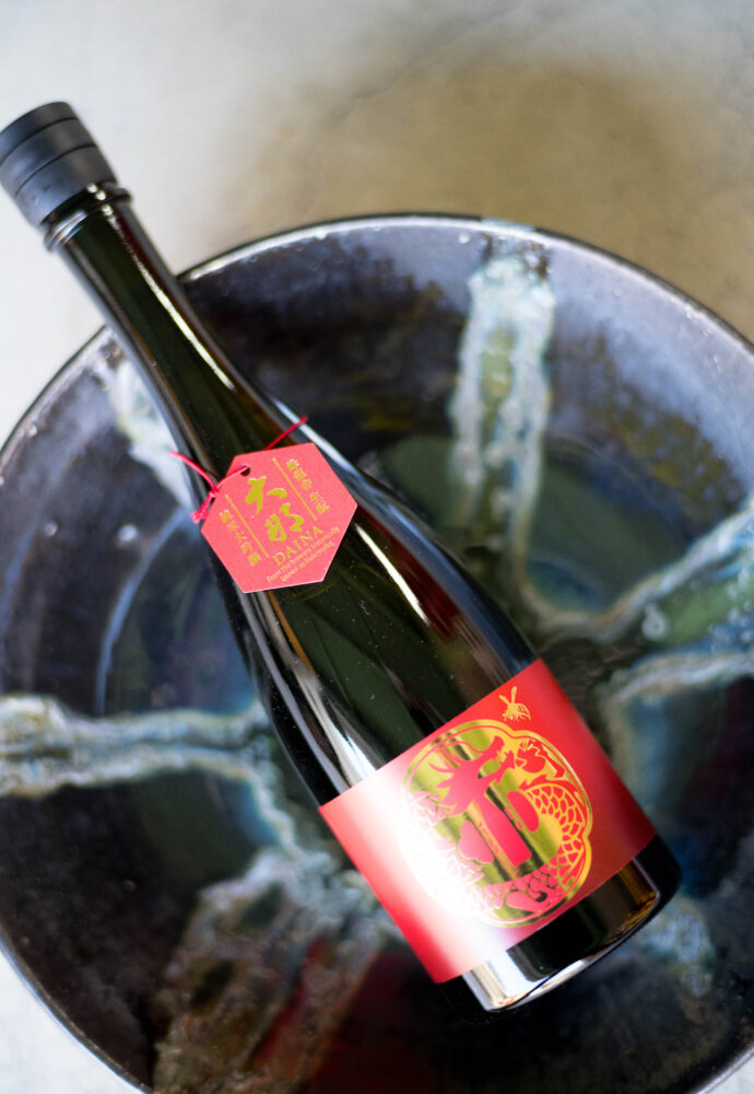 菊の里酒造　大那　KIKUNOSATOSHUZO　DAINA　阿久津　信　AKUTU MAKOTO　代表取締役兼杜氏　栃木県大田原市片府田302-2　創業 慶応2年（1866年）　那須高原の南端に穏やかに広がる田園地帯。侍塚古墳、那須国造碑（日本三古碑）など、数々の歴史的遺産を有する古墳の里。
那珂川とその支流である菷川や蛇尾川がながれ市内のあちこちに、清水や湧水が見られる。慶応2年（1866年）創業。「一流」「君の友」等、代々の銘柄を経て昭和30年（1955年）に菊の里酒造に発展し、現在は主力銘柄「大那」を中心にリキュールなども製造し現在にいたる。大いなる那須の大地の恵みが育んだ手造り清酒「大那」大那特別純米　大那超辛口純米　大那純米吟醸東条産山田錦無濾過生酒　大那特別純米生酛無濾過生酒　大那純米大吟醸斗瓶囲い全国新酒鑑評会出品酒富屋酒店オリジナル500ｍｌボトル　大那仕込み水　大那純米吟醸スパークリング
株式会社富屋酒店　トミヤサケテン　とみやさけてん TOMIYA　SAKETEN　NAGOYA　愛知県名古屋市瑞穂区上坂町1-41-2 tomiya-saketen.com　特約店　特約流通　地酒　ワイン　専門店　 社長　代表　上田豊二　利き酒師　焼酎アドバイザー　シャンパーニュシュヴァリエ　おたく　マニア　堀田駅　熱田神宮駅
名古屋高速　堀田出口すぐ　牛巻交差点すぐ　レトロ街並み　瓦屋根
クラッシックカー　クラッシックバイク　インテリア　ファッション　音楽
センス　クリエイト　おたく　マニア　イキに。ステキに。ナツニハジケルSPARKLING。「大那　DAINA　純米吟醸　＜スパークリング　SPARKLING＞　2023」真夏の低アルコールの旨さを改めて感じさせてくれる素敵な作品。「大那　DAINA　特別純米13　＜低アルコール原酒　LOW  ALCOHOL＞　2023」旨さと飲みやすさの軽快さが真夏ののどごしを潤す。「大那　DAINA　特別純米13　＜低アルコール原酒　LOW ALCOHOL 13＞　2023」夏越しの淡い旨味が心にシミル。「大那　DAINA　純米吟醸　＜夏越し純吟　NATUGOSHI＞　仕込み十九号　無濾過生詰　2023
まろやかな那須産美山錦の味わいが酷暑のヨルを癒す。「大那　DAINA　夏越し純吟　NATUGOSHIJUNGIN　仕込み十九号　無濾過生詰　2023」不動の人気を誇る辛口純米酒の代名詞のひとつ。「大那　DAINA　超辛口純米　SUPERDRY JUNMAI    2023」【TOMIYA  SPECIAL SPECIAL SPECIAL MODEL】「URA DAINA 2023」まったりとスムースに。秋の装いを感じる癒しなひやおろし。「大那　DAINA  特別純米　＜ひやおろし　HIYAOROSHI＞　2023」爽やかさと瑞々しさ溢れるDRYな味わいを。【TOMIYA SPECIAL SPECIAL SPECIAL MODEL】「URA DAINA 2023」極上の艶感と大自然が育む仕込み水とが融合した最高の心地よさを 「大那   DAINA　純米吟醸   ＜東条産 愛山 TOJO AIYAMA＞  R5BY」＜新たな＞大那の世界観を 世界に代表する作品として  「大那   DAINA   純米大吟醸  ＜新たな  ARATANA＞  2023」The environment that nurtured ARATANA（株）富屋酒店 かぶしきがいしゃ とみやさけてん カブシキガイシャ　トミヤサケテン TOMIYA SAKETEN 　愛知県名古屋市瑞穂区上坂町1-41-2　地酒屋　豊盃　HOUHAI ほうはい　ホーハイ　三浦酒造  MIURASHUZO日高見　ひたかみ　ヒタカミ HITAKAMI  平孝酒造　HIRAKOSHUZO 天の戸 アマノト　あまのと　AMANOTO　浅舞酒造 ASAMAISHUZO　飛露喜 HIROKISHUZOHONTEN　廣木酒造本店　HIROK　大那 DAINA　ダイナ　だいな　菊の里酒造　KIKUNOSATOSHUZO　旭興　KYOKUKO　きょくこう　キョクコウ　渡邉酒造　WATANABESHUZO　仙禽 SENKIN　せんきん　センキン（株）せんきん SENKIN鶴齢　カクレイ　かくれい KAKUREI　青木酒造　AOKISHUZO謙信 ケンシン　けんしん KENSHIN池田屋酒造 IKEDAYASHUZO 白岳仙 HAKUGAKUSEN　ハクガクセン　はくがくせん　安本酒造 YASUMOTOSHUZO 群馬泉 グンマイズミ　ぐんまいずみ 島岡酒造 SHIMAOKASHUZO  喜久醉 きくよい キクヨイKIKUYOI 青島酒造 AOSHIMASHUZO 長珍 ちょうちん　チョウチン長珍酒造CHOCHINSHUZO　みねたからみりん　峯寳 味醂　一子相伝 ミネタカラ　いっしそうでん　イッシソウデン　小笠原味醂 OGASAWARA MIRIN

瀧自慢　たきじまん　タキジマン　瀧自慢酒造　TAKIZIMANSHUZO　田光　TABIKA 早川酒造  HAYAKAWASHUZO　作　ZAKU ざく ザク 清水清三郎商店 SHIMIZUSEIZABUROSHOTEN  篠峯　櫛羅　しのみね　シノミネ　くじら　クジラ　千代酒造　CHIYOSHUZO　雑賀　さいか　サイカ　九重雑賀  KOKONOESAIKA　紀土　鶴梅　無量山　きっど　キッド　KID 　ツルウメ　つるうめ　TURUUME　ムリョウザン　むりょうざん　MURYOZAN　平和酒造　HEIWASHUZO　蒼空　そうくう　ソウクウ　SÔKÛ　藤岡酒造　HUJIOKASHUZO 　宝剣　HOUKEN  宝剣酒造　ほうけんしゅぞう　ホウケンシュゾウ　HOKENSHUZO　清酒竹鶴　小笹屋竹鶴　せいしゅたけつる　セイシュタケツル　おささやたけつる　オササヤタケツル　竹鶴酒造　TAKETURUSHUZO
石鎚　いしづち　イシヅチ　石鎚酒造　ISHIDUCHISHUZO　土佐しらぎく　とさしらぎく　トサシラギク　仙頭酒造場　せんとうしゅぞうじょう　SENDOSHUZOZYO　アルガブランカ　ARUGABURANKA勝沼醸造　KATUNUMAJÔZÔ　ドメーヌソガ　ソガ・ペール・エ・フィス SOGA PELE ET FIS　オブセワイナリー　OBUSEWINERY　ドメーヌタカヒコ　DOMAINE TAKAHIKO　クリサワブラン　KURISAWA BLANC　ナカザワワイナリー　NAKAZAWA WINERY　さつま寿　SATUMA KOTOBUKI 　尾込商店 OGOME SHOTEN  蔵の師魂 KURANOSHIKON  小正醸造　KOMASA ＪÔＺÔ　天狗櫻 TENGUSAKURA  白石酒蔵　SHIRAISHISHUZO  しま千両 SHIMASENRYO　高崎酒蔵  TAKASAKISHUZO  杜氏潤平　TOJIJUNPEI  小玉醸造  KODAMAJOZO  赤鹿毛　青鹿毛  AKAKAGE   AOKAGE　柳田酒蔵  YANAGIDASHUZO　舞香　MAIKA　泰明　TAIMEI　藤居醸造　HUZIIJÔＺÔ　池の露　特酎天草　IKENOTUYU  TOKUCHU  AMAKUSA　壱乃醸　飛乃流　朝日　ICHINOJO  HINORYU　ASAHI　朝日酒造　ASAHISHUZO　龍宮　RYUGU 富田酒造場　TOMITASHUZOJO　鳥飼 TORIKAI　鳥飼酒造　TORIKAISHUZO　極楽 GOIKURAKU　林酒造場 HAYASHISHUZOJO　屋久の島大自然林　酔麦香　YAKUNOSHIMA DAISHIZENRIN SUIBASKUKA　本坊酒造　HONBOSHUZO
金峰　金峰荒蘆過  KINPO　KINPOARAROKA　宇都酒造　UTOSHUZO　北谷長老　CHYATANCHÔＲÔ　北谷酒造　CHYATANSHUZO　山原くいな　YAMBARUKUINA　やんばる酒造　YAMBARUSHUZO　
ゑびすや　御器所　焼き鳥　居酒屋　愛知県名古屋市昭和区石仏町2-4
安定感　大将　情熱　日本酒　ワイン　充実　富屋酒店フルラインナップ
長年のパートナー　絶対的信頼関係　ベーシックなメニューの旨さ　抜群
ブルゴーニュ　充実　ワインマニア　ソムリエ　ラック・コーポレーション
ハスミワイン　ヌーヴェル・セレクション　オルヴォー　テラヴェール
宝剣　豊盃　白岳仙　長珍　紀土　田光　大那　飛露喜　土佐しらぎく
日高見　瀧自慢　櫛羅　篠峯　相模灘　竹鶴　旭興　雑賀　喜久醉
（株）富屋酒店 かぶしきがいしゃ とみやさけてん カブシキガイシャ　トミヤサケテン TOMIYA SAKETEN 　愛知県名古屋市瑞穂区上坂町1-41-2　地酒屋　豊盃　HOUHAI ほうはい　ホーハイ　三浦酒造  MIURASHUZO日高見　ひたかみ　ヒタカミ HITAKAMI  平孝酒造　HIRAKOSHUZO 天の戸 アマノト　あまのと　AMANOTO　浅舞酒造 ASAMAISHUZO　飛露喜 HIROKISHUZOHONTEN　廣木酒造本店　HIROK　大那 DAINA　ダイナ　だいな　菊の里酒造　KIKUNOSATOSHUZO　旭興　KYOKUKO　きょくこう　キョクコウ　渡邉酒造　WATANABESHUZO　仙禽 SENKIN　せんきん　センキン（株）せんきん SENKIN鶴齢　カクレイ　かくれい KAKUREI　青木酒造　AOKISHUZO謙信 ケンシン　けんしん KENSHIN池田屋酒造 IKEDAYASHUZO 白岳仙 HAKUGAKUSEN　ハクガクセン　はくがくせん　安本酒造 YASUMOTOSHUZO 群馬泉 グンマイズミ　ぐんまいずみ 島岡酒造 SHIMAOKASHUZO  喜久醉 きくよい キクヨイKIKUYOI 青島酒造 AOSHIMASHUZO 長珍 ちょうちん　チョウチン長珍酒造CHOCHINSHUZO　みねたからみりん　峯寳 味醂　一子相伝 ミネタカラ　いっしそうでん　イッシソウデン　小笠原味醂 OGASAWARA MIRIN

瀧自慢　たきじまん　タキジマン　瀧自慢酒造　TAKIZIMANSHUZO　田光　TABIKA 早川酒造  HAYAKAWASHUZO　作　ZAKU ざく ザク 清水清三郎商店 SHIMIZUSEIZABUROSHOTEN  篠峯　櫛羅　しのみね　シノミネ　くじら　クジラ　千代酒造　CHIYOSHUZO　雑賀　さいか　サイカ　九重雑賀  KOKONOESAIKA　紀土　鶴梅　無量山　きっど　キッド　KID 　ツルウメ　つるうめ　TURUUME　ムリョウザン　むりょうざん　MURYOZAN　平和酒造　HEIWASHUZO　蒼空　そうくう　ソウクウ　SÔKÛ　藤岡酒造　HUJIOKASHUZO 　宝剣　HOUKEN  宝剣酒造　ほうけんしゅぞう　ホウケンシュゾウ　HOKENSHUZO　清酒竹鶴　小笹屋竹鶴　せいしゅたけつる　セイシュタケツル　おささやたけつる　オササヤタケツル　竹鶴酒造　TAKETURUSHUZO
石鎚　いしづち　イシヅチ　石鎚酒造　ISHIDUCHISHUZO　土佐しらぎく　とさしらぎく　トサシラギク　仙頭酒造場　せんとうしゅぞうじょう　SENDOSHUZOZYO
　
 ブルゴーニュワイン　BOURGOGNE  ボルドーワイン　BORDEAUXカリフォルニアワイン CALIFORNIA  シャンパーニュ  SHAMPAGNEアルザスワイン ALSACE ドイツワイン WEIN GERMAN WINE 専門店　ライカM11　ズミルックス50　レンズ　代表　上田豊二　　きき酒師　焼酎アドバイザー　シャンパーニュシュヴァリエ　堀田駅より徒歩10分　熱田神宮駅より徒歩10分
市バス　牛巻より徒歩３分　地下鉄堀田駅より徒歩１５分　名古屋高速堀田出口より車で２分　牛巻交差点より徒歩５分　レトロ街並み　瓦屋根　裏道　大通りより二本入る　CLASSIC CARクラッシックカー CLASSIC BIKE　クラッシックバイク INTERIA　インテリア　　FASHION　ファッション　MUSIC　音楽　LOVE　SAKE SHOP　酒屋
センス　クリエイト　おたく　　MANIAマニア MOVIE　映画　CINEMA シネマ　2024年春オープン予定 いいねタウン瑞穂 iiNE マルシェ内　グランクレア瑞穂 いいねタウン瑞穂  愛知県名古屋市瑞穂区宝田町四丁目2番、3番2　春敲町三丁目23番1（地番） 魚太郎　UOTARO MIZUHO うおたろう　ウオタロウ　なごやみずほてん　ナゴヤミズホテン　 名古屋瑞穂店  車で1分　徒歩5分　丸明 瑞穂店  MARUAKI MIZUHO　マルアキ ミズホテン　まるあき みずほてん　 徒歩10分　車3分　焼肉 美奈登  ヤキニクミナト　やきにくみなと YAKINIKU MINATO 車で2分　徒歩10分  どての品川　DOTENO SHINAGAWA　ドテノシナガワ　どてのしながわ　車で30秒　徒歩1分昇福亭　SHOHUKUTEI しょうふくてい　ショウフクテイ 街中華　マニア　大盛り　個性派  車で5分　徒歩15分  名店 近くにたくさんあり　堀田バンザイ　牛巻バンザイ　名古屋のへそ 創業当時の屋号で初の生酛純米大吟醸を醸した今期最強の意欲作 「大那  DAINA  生酛純米大吟醸 KIMOTO JUNMAIDAIGINJO  ＜蜂龍舎（ほうりゅうしゃ） HOIURYUSHA＞  2025」入荷
