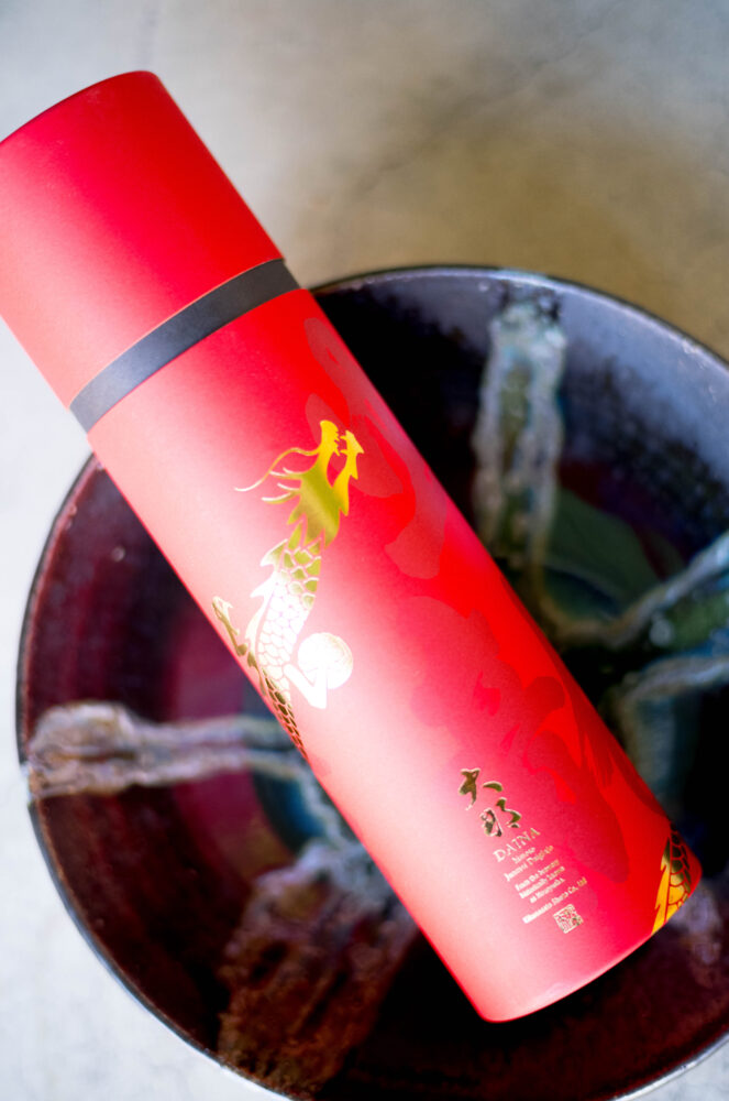 菊の里酒造　大那　KIKUNOSATOSHUZO　DAINA　阿久津　信　AKUTU MAKOTO　代表取締役兼杜氏　栃木県大田原市片府田302-2　創業 慶応2年（1866年）　那須高原の南端に穏やかに広がる田園地帯。侍塚古墳、那須国造碑（日本三古碑）など、数々の歴史的遺産を有する古墳の里。
那珂川とその支流である菷川や蛇尾川がながれ市内のあちこちに、清水や湧水が見られる。慶応2年（1866年）創業。「一流」「君の友」等、代々の銘柄を経て昭和30年（1955年）に菊の里酒造に発展し、現在は主力銘柄「大那」を中心にリキュールなども製造し現在にいたる。大いなる那須の大地の恵みが育んだ手造り清酒「大那」大那特別純米　大那超辛口純米　大那純米吟醸東条産山田錦無濾過生酒　大那特別純米生酛無濾過生酒　大那純米大吟醸斗瓶囲い全国新酒鑑評会出品酒富屋酒店オリジナル500ｍｌボトル　大那仕込み水　大那純米吟醸スパークリング
株式会社富屋酒店　トミヤサケテン　とみやさけてん TOMIYA　SAKETEN　NAGOYA　愛知県名古屋市瑞穂区上坂町1-41-2 tomiya-saketen.com　特約店　特約流通　地酒　ワイン　専門店　 社長　代表　上田豊二　利き酒師　焼酎アドバイザー　シャンパーニュシュヴァリエ　おたく　マニア　堀田駅　熱田神宮駅
名古屋高速　堀田出口すぐ　牛巻交差点すぐ　レトロ街並み　瓦屋根
クラッシックカー　クラッシックバイク　インテリア　ファッション　音楽
センス　クリエイト　おたく　マニア　イキに。ステキに。ナツニハジケルSPARKLING。「大那　DAINA　純米吟醸　＜スパークリング　SPARKLING＞　2023」真夏の低アルコールの旨さを改めて感じさせてくれる素敵な作品。「大那　DAINA　特別純米13　＜低アルコール原酒　LOW  ALCOHOL＞　2023」旨さと飲みやすさの軽快さが真夏ののどごしを潤す。「大那　DAINA　特別純米13　＜低アルコール原酒　LOW ALCOHOL 13＞　2023」夏越しの淡い旨味が心にシミル。「大那　DAINA　純米吟醸　＜夏越し純吟　NATUGOSHI＞　仕込み十九号　無濾過生詰　2023
まろやかな那須産美山錦の味わいが酷暑のヨルを癒す。「大那　DAINA　夏越し純吟　NATUGOSHIJUNGIN　仕込み十九号　無濾過生詰　2023」不動の人気を誇る辛口純米酒の代名詞のひとつ。「大那　DAINA　超辛口純米　SUPERDRY JUNMAI    2023」【TOMIYA  SPECIAL SPECIAL SPECIAL MODEL】「URA DAINA 2023」まったりとスムースに。秋の装いを感じる癒しなひやおろし。「大那　DAINA  特別純米　＜ひやおろし　HIYAOROSHI＞　2023」爽やかさと瑞々しさ溢れるDRYな味わいを。【TOMIYA SPECIAL SPECIAL SPECIAL MODEL】「URA DAINA 2023」極上の艶感と大自然が育む仕込み水とが融合した最高の心地よさを 「大那   DAINA　純米吟醸   ＜東条産 愛山 TOJO AIYAMA＞  R5BY」＜新たな＞大那の世界観を 世界に代表する作品として  「大那   DAINA   純米大吟醸  ＜新たな  ARATANA＞  2023」The environment that nurtured ARATANA（株）富屋酒店 かぶしきがいしゃ とみやさけてん カブシキガイシャ　トミヤサケテン TOMIYA SAKETEN 　愛知県名古屋市瑞穂区上坂町1-41-2　地酒屋　豊盃　HOUHAI ほうはい　ホーハイ　三浦酒造  MIURASHUZO日高見　ひたかみ　ヒタカミ HITAKAMI  平孝酒造　HIRAKOSHUZO 天の戸 アマノト　あまのと　AMANOTO　浅舞酒造 ASAMAISHUZO　飛露喜 HIROKISHUZOHONTEN　廣木酒造本店　HIROK　大那 DAINA　ダイナ　だいな　菊の里酒造　KIKUNOSATOSHUZO　旭興　KYOKUKO　きょくこう　キョクコウ　渡邉酒造　WATANABESHUZO　仙禽 SENKIN　せんきん　センキン（株）せんきん SENKIN鶴齢　カクレイ　かくれい KAKUREI　青木酒造　AOKISHUZO謙信 ケンシン　けんしん KENSHIN池田屋酒造 IKEDAYASHUZO 白岳仙 HAKUGAKUSEN　ハクガクセン　はくがくせん　安本酒造 YASUMOTOSHUZO 群馬泉 グンマイズミ　ぐんまいずみ 島岡酒造 SHIMAOKASHUZO  喜久醉 きくよい キクヨイKIKUYOI 青島酒造 AOSHIMASHUZO 長珍 ちょうちん　チョウチン長珍酒造CHOCHINSHUZO　みねたからみりん　峯寳 味醂　一子相伝 ミネタカラ　いっしそうでん　イッシソウデン　小笠原味醂 OGASAWARA MIRIN

瀧自慢　たきじまん　タキジマン　瀧自慢酒造　TAKIZIMANSHUZO　田光　TABIKA 早川酒造  HAYAKAWASHUZO　作　ZAKU ざく ザク 清水清三郎商店 SHIMIZUSEIZABUROSHOTEN  篠峯　櫛羅　しのみね　シノミネ　くじら　クジラ　千代酒造　CHIYOSHUZO　雑賀　さいか　サイカ　九重雑賀  KOKONOESAIKA　紀土　鶴梅　無量山　きっど　キッド　KID 　ツルウメ　つるうめ　TURUUME　ムリョウザン　むりょうざん　MURYOZAN　平和酒造　HEIWASHUZO　蒼空　そうくう　ソウクウ　SÔKÛ　藤岡酒造　HUJIOKASHUZO 　宝剣　HOUKEN  宝剣酒造　ほうけんしゅぞう　ホウケンシュゾウ　HOKENSHUZO　清酒竹鶴　小笹屋竹鶴　せいしゅたけつる　セイシュタケツル　おささやたけつる　オササヤタケツル　竹鶴酒造　TAKETURUSHUZO
石鎚　いしづち　イシヅチ　石鎚酒造　ISHIDUCHISHUZO　土佐しらぎく　とさしらぎく　トサシラギク　仙頭酒造場　せんとうしゅぞうじょう　SENDOSHUZOZYO　アルガブランカ　ARUGABURANKA勝沼醸造　KATUNUMAJÔZÔ　ドメーヌソガ　ソガ・ペール・エ・フィス SOGA PELE ET FIS　オブセワイナリー　OBUSEWINERY　ドメーヌタカヒコ　DOMAINE TAKAHIKO　クリサワブラン　KURISAWA BLANC　ナカザワワイナリー　NAKAZAWA WINERY　さつま寿　SATUMA KOTOBUKI 　尾込商店 OGOME SHOTEN  蔵の師魂 KURANOSHIKON  小正醸造　KOMASA ＪÔＺÔ　天狗櫻 TENGUSAKURA  白石酒蔵　SHIRAISHISHUZO  しま千両 SHIMASENRYO　高崎酒蔵  TAKASAKISHUZO  杜氏潤平　TOJIJUNPEI  小玉醸造  KODAMAJOZO  赤鹿毛　青鹿毛  AKAKAGE   AOKAGE　柳田酒蔵  YANAGIDASHUZO　舞香　MAIKA　泰明　TAIMEI　藤居醸造　HUZIIJÔＺÔ　池の露　特酎天草　IKENOTUYU  TOKUCHU  AMAKUSA　壱乃醸　飛乃流　朝日　ICHINOJO  HINORYU　ASAHI　朝日酒造　ASAHISHUZO　龍宮　RYUGU 富田酒造場　TOMITASHUZOJO　鳥飼 TORIKAI　鳥飼酒造　TORIKAISHUZO　極楽 GOIKURAKU　林酒造場 HAYASHISHUZOJO　屋久の島大自然林　酔麦香　YAKUNOSHIMA DAISHIZENRIN SUIBASKUKA　本坊酒造　HONBOSHUZO
金峰　金峰荒蘆過  KINPO　KINPOARAROKA　宇都酒造　UTOSHUZO　北谷長老　CHYATANCHÔＲÔ　北谷酒造　CHYATANSHUZO　山原くいな　YAMBARUKUINA　やんばる酒造　YAMBARUSHUZO　
ゑびすや　御器所　焼き鳥　居酒屋　愛知県名古屋市昭和区石仏町2-4
安定感　大将　情熱　日本酒　ワイン　充実　富屋酒店フルラインナップ
長年のパートナー　絶対的信頼関係　ベーシックなメニューの旨さ　抜群
ブルゴーニュ　充実　ワインマニア　ソムリエ　ラック・コーポレーション
ハスミワイン　ヌーヴェル・セレクション　オルヴォー　テラヴェール
宝剣　豊盃　白岳仙　長珍　紀土　田光　大那　飛露喜　土佐しらぎく
日高見　瀧自慢　櫛羅　篠峯　相模灘　竹鶴　旭興　雑賀　喜久醉
（株）富屋酒店 かぶしきがいしゃ とみやさけてん カブシキガイシャ　トミヤサケテン TOMIYA SAKETEN 　愛知県名古屋市瑞穂区上坂町1-41-2　地酒屋　豊盃　HOUHAI ほうはい　ホーハイ　三浦酒造  MIURASHUZO日高見　ひたかみ　ヒタカミ HITAKAMI  平孝酒造　HIRAKOSHUZO 天の戸 アマノト　あまのと　AMANOTO　浅舞酒造 ASAMAISHUZO　飛露喜 HIROKISHUZOHONTEN　廣木酒造本店　HIROK　大那 DAINA　ダイナ　だいな　菊の里酒造　KIKUNOSATOSHUZO　旭興　KYOKUKO　きょくこう　キョクコウ　渡邉酒造　WATANABESHUZO　仙禽 SENKIN　せんきん　センキン（株）せんきん SENKIN鶴齢　カクレイ　かくれい KAKUREI　青木酒造　AOKISHUZO謙信 ケンシン　けんしん KENSHIN池田屋酒造 IKEDAYASHUZO 白岳仙 HAKUGAKUSEN　ハクガクセン　はくがくせん　安本酒造 YASUMOTOSHUZO 群馬泉 グンマイズミ　ぐんまいずみ 島岡酒造 SHIMAOKASHUZO  喜久醉 きくよい キクヨイKIKUYOI 青島酒造 AOSHIMASHUZO 長珍 ちょうちん　チョウチン長珍酒造CHOCHINSHUZO　みねたからみりん　峯寳 味醂　一子相伝 ミネタカラ　いっしそうでん　イッシソウデン　小笠原味醂 OGASAWARA MIRIN

瀧自慢　たきじまん　タキジマン　瀧自慢酒造　TAKIZIMANSHUZO　田光　TABIKA 早川酒造  HAYAKAWASHUZO　作　ZAKU ざく ザク 清水清三郎商店 SHIMIZUSEIZABUROSHOTEN  篠峯　櫛羅　しのみね　シノミネ　くじら　クジラ　千代酒造　CHIYOSHUZO　雑賀　さいか　サイカ　九重雑賀  KOKONOESAIKA　紀土　鶴梅　無量山　きっど　キッド　KID 　ツルウメ　つるうめ　TURUUME　ムリョウザン　むりょうざん　MURYOZAN　平和酒造　HEIWASHUZO　蒼空　そうくう　ソウクウ　SÔKÛ　藤岡酒造　HUJIOKASHUZO 　宝剣　HOUKEN  宝剣酒造　ほうけんしゅぞう　ホウケンシュゾウ　HOKENSHUZO　清酒竹鶴　小笹屋竹鶴　せいしゅたけつる　セイシュタケツル　おささやたけつる　オササヤタケツル　竹鶴酒造　TAKETURUSHUZO
石鎚　いしづち　イシヅチ　石鎚酒造　ISHIDUCHISHUZO　土佐しらぎく　とさしらぎく　トサシラギク　仙頭酒造場　せんとうしゅぞうじょう　SENDOSHUZOZYO
　
 ブルゴーニュワイン　BOURGOGNE  ボルドーワイン　BORDEAUXカリフォルニアワイン CALIFORNIA  シャンパーニュ  SHAMPAGNEアルザスワイン ALSACE ドイツワイン WEIN GERMAN WINE 専門店　ライカM11　ズミルックス50　レンズ　代表　上田豊二　　きき酒師　焼酎アドバイザー　シャンパーニュシュヴァリエ　堀田駅より徒歩10分　熱田神宮駅より徒歩10分
市バス　牛巻より徒歩３分　地下鉄堀田駅より徒歩１５分　名古屋高速堀田出口より車で２分　牛巻交差点より徒歩５分　レトロ街並み　瓦屋根　裏道　大通りより二本入る　CLASSIC CARクラッシックカー CLASSIC BIKE　クラッシックバイク INTERIA　インテリア　　FASHION　ファッション　MUSIC　音楽　LOVE　SAKE SHOP　酒屋
センス　クリエイト　おたく　　MANIAマニア MOVIE　映画　CINEMA シネマ　2024年春オープン予定 いいねタウン瑞穂 iiNE マルシェ内　グランクレア瑞穂 いいねタウン瑞穂  愛知県名古屋市瑞穂区宝田町四丁目2番、3番2　春敲町三丁目23番1（地番） 魚太郎　UOTARO MIZUHO うおたろう　ウオタロウ　なごやみずほてん　ナゴヤミズホテン　 名古屋瑞穂店  車で1分　徒歩5分　丸明 瑞穂店  MARUAKI MIZUHO　マルアキ ミズホテン　まるあき みずほてん　 徒歩10分　車3分　焼肉 美奈登  ヤキニクミナト　やきにくみなと YAKINIKU MINATO 車で2分　徒歩10分  どての品川　DOTENO SHINAGAWA　ドテノシナガワ　どてのしながわ　車で30秒　徒歩1分昇福亭　SHOHUKUTEI しょうふくてい　ショウフクテイ 街中華　マニア　大盛り　個性派  車で5分　徒歩15分  名店 近くにたくさんあり　堀田バンザイ　牛巻バンザイ　名古屋のへそ 創業当時の屋号で初の生酛純米大吟醸を醸した今期最強の意欲作 「大那  DAINA  生酛純米大吟醸 KIMOTO JUNMAIDAIGINJO  ＜蜂龍舎（ほうりゅうしゃ） HOIURYUSHA＞  2025」入荷
