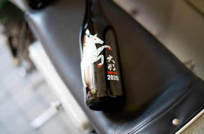 菊の里酒造 大那 KIKUNOSATOSHUZO DAINA 阿久津 信 AKUTU MAKOTO 代表取締役兼杜氏 栃木県大田原市片府田302-2 創業 慶応2年(1866年) 那須高原の南端に穏やかに広がる田園地帯。侍塚古墳、那須国造碑(日本三古碑)など、数々の歴史的遺産を有する古墳の里。
那珂川とその支流である菷川や蛇尾川がながれ市内のあちこちに、清水や湧水が見られる。慶応2年(1866年)創業。「一流」「君の友」等、代々の銘柄を経て昭和30年(1955年)に菊の里酒造に発展し、現在は主力銘柄「大那」を中心にリキュールなども製造し現在にいたる。大いなる那須の大地の恵みが育んだ手造り清酒「大那」大那特別純米 大那超辛口純米 大那純米吟醸東条産山田錦無濾過生酒 大那特別純米生酛無濾過生酒 大那純米大吟醸斗瓶囲い全国新酒鑑評会出品酒富屋酒店オリジナル500mlボトル 大那仕込み水 大那純米吟醸スパークリング
株式会社富屋酒店 トミヤサケテン とみやさけてん TOMIYA SAKETEN NAGOYA 愛知県名古屋市瑞穂区上坂町1-41-2 tomiya-saketen.com 特約店 特約流通 地酒 ワイン 専門店 社長 代表 上田豊二 利き酒師 焼酎アドバイザー シャンパーニュシュヴァリエ おたく マニア 堀田駅 熱田神宮駅
名古屋高速 堀田出口すぐ 牛巻交差点すぐ レトロ街並み 瓦屋根
クラッシックカー クラッシックバイク インテリア ファッション 音楽
センス クリエイト おたく マニア イキに。ステキに。ナツニハジケルSPARKLING。「大那 DAINA 純米吟醸 <スパークリング SPARKLING> 2023」真夏の低アルコールの旨さを改めて感じさせてくれる素敵な作品。「大那 DAINA 特別純米13 <低アルコール原酒 LOW ALCOHOL> 2023」旨さと飲みやすさの軽快さが真夏ののどごしを潤す。「大那 DAINA 特別純米13 <低アルコール原酒 LOW ALCOHOL 13> 2023」夏越しの淡い旨味が心にシミル。「大那 DAINA 純米吟醸 <夏越し純吟 NATUGOSHI> 仕込み十九号 無濾過生詰 2023
まろやかな那須産美山錦の味わいが酷暑のヨルを癒す。「大那 DAINA 夏越し純吟 NATUGOSHIJUNGIN 仕込み十九号 無濾過生詰 2023」不動の人気を誇る辛口純米酒の代名詞のひとつ。「大那 DAINA 超辛口純米 SUPERDRY JUNMAI 2023」【TOMIYA SPECIAL SPECIAL SPECIAL MODEL】「URA DAINA 2023」まったりとスムースに。秋の装いを感じる癒しなひやおろし。「大那 DAINA 特別純米 <ひやおろし HIYAOROSHI> 2023」爽やかさと瑞々しさ溢れるDRYな味わいを。【TOMIYA SPECIAL SPECIAL SPECIAL MODEL】「URA DAINA 2023」極上の艶感と大自然が育む仕込み水とが融合した最高の心地よさを 「大那 DAINA 純米吟醸 <東条産 愛山 TOJO AIYAMA> R5BY」<新たな>大那の世界観を 世界に代表する作品として 「大那 DAINA 純米大吟醸 <新たな ARATANA> 2023」The environment that nurtured ARATANA(株)富屋酒店 かぶしきがいしゃ とみやさけてん カブシキガイシャ トミヤサケテン TOMIYA SAKETEN 愛知県名古屋市瑞穂区上坂町1-41-2 地酒屋 豊盃 HOUHAI ほうはい ホーハイ 三浦酒造 MIURASHUZO日高見 ひたかみ ヒタカミ HITAKAMI 平孝酒造 HIRAKOSHUZO 天の戸 アマノト あまのと AMANOTO 浅舞酒造 ASAMAISHUZO 飛露喜 HIROKISHUZOHONTEN 廣木酒造本店 HIROK 大那 DAINA ダイナ だいな 菊の里酒造 KIKUNOSATOSHUZO 旭興 KYOKUKO きょくこう キョクコウ 渡邉酒造 WATANABESHUZO 仙禽 SENKIN せんきん センキン(株)せんきん SENKIN鶴齢 カクレイ かくれい KAKUREI 青木酒造 AOKISHUZO謙信 ケンシン けんしん KENSHIN池田屋酒造 IKEDAYASHUZO 白岳仙 HAKUGAKUSEN ハクガクセン はくがくせん 安本酒造 YASUMOTOSHUZO 群馬泉 グンマイズミ ぐんまいずみ 島岡酒造 SHIMAOKASHUZO 喜久醉 きくよい キクヨイKIKUYOI 青島酒造 AOSHIMASHUZO 長珍 ちょうちん チョウチン長珍酒造CHOCHINSHUZO みねたからみりん 峯寳 味醂 一子相伝 ミネタカラ いっしそうでん イッシソウデン 小笠原味醂 OGASAWARA MIRIN
瀧自慢 たきじまん タキジマン 瀧自慢酒造 TAKIZIMANSHUZO 田光 TABIKA 早川酒造 HAYAKAWASHUZO 作 ZAKU ざく ザク 清水清三郎商店 SHIMIZUSEIZABUROSHOTEN 篠峯 櫛羅 しのみね シノミネ くじら クジラ 千代酒造 CHIYOSHUZO 雑賀 さいか サイカ 九重雑賀 KOKONOESAIKA 紀土 鶴梅 無量山 きっど キッド KID ツルウメ つるうめ TURUUME ムリョウザン むりょうざん MURYOZAN 平和酒造 HEIWASHUZO 蒼空 そうくう ソウクウ SÔKÛ 藤岡酒造 HUJIOKASHUZO 宝剣 HOUKEN 宝剣酒造 ほうけんしゅぞう ホウケンシュゾウ HOKENSHUZO 清酒竹鶴 小笹屋竹鶴 せいしゅたけつる セイシュタケツル おささやたけつる オササヤタケツル 竹鶴酒造 TAKETURUSHUZO
石鎚 いしづち イシヅチ 石鎚酒造 ISHIDUCHISHUZO 土佐しらぎく とさしらぎく トサシラギク 仙頭酒造場 せんとうしゅぞうじょう SENDOSHUZOZYO アルガブランカ ARUGABURANKA勝沼醸造 KATUNUMAJÔZÔ ドメーヌソガ ソガ・ペール・エ・フィス SOGA PELE ET FIS オブセワイナリー OBUSEWINERY ドメーヌタカヒコ DOMAINE TAKAHIKO クリサワブラン KURISAWA BLANC ナカザワワイナリー NAKAZAWA WINERY さつま寿 SATUMA KOTOBUKI 尾込商店 OGOME SHOTEN 蔵の師魂 KURANOSHIKON 小正醸造 KOMASA JÔZÔ 天狗櫻 TENGUSAKURA 白石酒蔵 SHIRAISHISHUZO しま千両 SHIMASENRYO 高崎酒蔵 TAKASAKISHUZO 杜氏潤平 TOJIJUNPEI 小玉醸造 KODAMAJOZO 赤鹿毛 青鹿毛 AKAKAGE AOKAGE 柳田酒蔵 YANAGIDASHUZO 舞香 MAIKA 泰明 TAIMEI 藤居醸造 HUZIIJÔZÔ 池の露 特酎天草 IKENOTUYU TOKUCHU AMAKUSA 壱乃醸 飛乃流 朝日 ICHINOJO HINORYU ASAHI 朝日酒造 ASAHISHUZO 龍宮 RYUGU 富田酒造場 TOMITASHUZOJO 鳥飼 TORIKAI 鳥飼酒造 TORIKAISHUZO 極楽 GOIKURAKU 林酒造場 HAYASHISHUZOJO 屋久の島大自然林 酔麦香 YAKUNOSHIMA DAISHIZENRIN SUIBASKUKA 本坊酒造 HONBOSHUZO
金峰 金峰荒蘆過 KINPO KINPOARAROKA 宇都酒造 UTOSHUZO 北谷長老 CHYATANCHÔRÔ 北谷酒造 CHYATANSHUZO 山原くいな YAMBARUKUINA やんばる酒造 YAMBARUSHUZO
ゑびすや 御器所 焼き鳥 居酒屋 愛知県名古屋市昭和区石仏町2-4
安定感 大将 情熱 日本酒 ワイン 充実 富屋酒店フルラインナップ
長年のパートナー 絶対的信頼関係 ベーシックなメニューの旨さ 抜群
ブルゴーニュ 充実 ワインマニア ソムリエ ラック・コーポレーション
ハスミワイン ヌーヴェル・セレクション オルヴォー テラヴェール
宝剣 豊盃 白岳仙 長珍 紀土 田光 大那 飛露喜 土佐しらぎく
日高見 瀧自慢 櫛羅 篠峯 相模灘 竹鶴 旭興 雑賀 喜久醉
(株)富屋酒店 かぶしきがいしゃ とみやさけてん カブシキガイシャ トミヤサケテン TOMIYA SAKETEN 愛知県名古屋市瑞穂区上坂町1-41-2 地酒屋 豊盃 HOUHAI ほうはい ホーハイ 三浦酒造 MIURASHUZO日高見 ひたかみ ヒタカミ HITAKAMI 平孝酒造 HIRAKOSHUZO 天の戸 アマノト あまのと AMANOTO 浅舞酒造 ASAMAISHUZO 飛露喜 HIROKISHUZOHONTEN 廣木酒造本店 HIROK 大那 DAINA ダイナ だいな 菊の里酒造 KIKUNOSATOSHUZO 旭興 KYOKUKO きょくこう キョクコウ 渡邉酒造 WATANABESHUZO 仙禽 SENKIN せんきん センキン(株)せんきん SENKIN鶴齢 カクレイ かくれい KAKUREI 青木酒造 AOKISHUZO謙信 ケンシン けんしん KENSHIN池田屋酒造 IKEDAYASHUZO 白岳仙 HAKUGAKUSEN ハクガクセン はくがくせん 安本酒造 YASUMOTOSHUZO 群馬泉 グンマイズミ ぐんまいずみ 島岡酒造 SHIMAOKASHUZO 喜久醉 きくよい キクヨイKIKUYOI 青島酒造 AOSHIMASHUZO 長珍 ちょうちん チョウチン長珍酒造CHOCHINSHUZO みねたからみりん 峯寳 味醂 一子相伝 ミネタカラ いっしそうでん イッシソウデン 小笠原味醂 OGASAWARA MIRIN
瀧自慢 たきじまん タキジマン 瀧自慢酒造 TAKIZIMANSHUZO 田光 TABIKA 早川酒造 HAYAKAWASHUZO 作 ZAKU ざく ザク 清水清三郎商店 SHIMIZUSEIZABUROSHOTEN 篠峯 櫛羅 しのみね シノミネ くじら クジラ 千代酒造 CHIYOSHUZO 雑賀 さいか サイカ 九重雑賀 KOKONOESAIKA 紀土 鶴梅 無量山 きっど キッド KID ツルウメ つるうめ TURUUME ムリョウザン むりょうざん MURYOZAN 平和酒造 HEIWASHUZO 蒼空 そうくう ソウクウ SÔKÛ 藤岡酒造 HUJIOKASHUZO 宝剣 HOUKEN 宝剣酒造 ほうけんしゅぞう ホウケンシュゾウ HOKENSHUZO 清酒竹鶴 小笹屋竹鶴 せいしゅたけつる セイシュタケツル おささやたけつる オササヤタケツル 竹鶴酒造 TAKETURUSHUZO
石鎚 いしづち イシヅチ 石鎚酒造 ISHIDUCHISHUZO 土佐しらぎく とさしらぎく トサシラギク 仙頭酒造場 せんとうしゅぞうじょう SENDOSHUZOZYO
ブルゴーニュワイン BOURGOGNE ボルドーワイン BORDEAUXカリフォルニアワイン CALIFORNIA シャンパーニュ SHAMPAGNEアルザスワイン ALSACE ドイツワイン WEIN GERMAN WINE 専門店 ライカM11 ズミルックス50 レンズ 代表 上田豊二 きき酒師 焼酎アドバイザー シャンパーニュシュヴァリエ 堀田駅より徒歩10分 熱田神宮駅より徒歩10分
市バス 牛巻より徒歩3分 地下鉄堀田駅より徒歩15分 名古屋高速堀田出口より車で2分 牛巻交差点より徒歩5分 レトロ街並み 瓦屋根 裏道 大通りより二本入る CLASSIC CARクラッシックカー CLASSIC BIKE クラッシックバイク INTERIA インテリア FASHION ファッション MUSIC 音楽 LOVE SAKE SHOP 酒屋
センス クリエイト おたく MANIAマニア MOVIE 映画 CINEMA シネマ 2024年春オープン予定 いいねタウン瑞穂 iiNE マルシェ内 グランクレア瑞穂 いいねタウン瑞穂 愛知県名古屋市瑞穂区宝田町四丁目2番、3番2 春敲町三丁目23番1(地番) 魚太郎 UOTARO MIZUHO うおたろう ウオタロウ なごやみずほてん ナゴヤミズホテン 名古屋瑞穂店 車で1分 徒歩5分 丸明 瑞穂店 MARUAKI MIZUHO マルアキ ミズホテン まるあき みずほてん 徒歩10分 車3分 焼肉 美奈登 ヤキニクミナト やきにくみなと YAKINIKU MINATO 車で2分 徒歩10分 どての品川 DOTENO SHINAGAWA ドテノシナガワ どてのしながわ 車で30秒 徒歩1分昇福亭 SHOHUKUTEI しょうふくてい ショウフクテイ 街中華 マニア 大盛り 個性派 車で5分 徒歩15分 名店 近くにたくさんあり 堀田バンザイ 牛巻バンザイ 名古屋のへそ
「飛躍」と「前進」の象徴する丙午干支ボトル「大那 DAINA 純米吟醸 【干支ボトル 午年 HORSE】 2026」