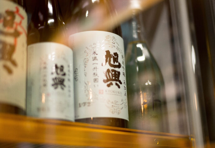 渡邉酒造 わたなべしゅうぞう ワタナベシュゾウ 袋搾り 無加圧 直汲み
栃木県大田原市須佐木七九七-一 旭興 きょくこう キョクコウ KYOKKO
地酒 名古屋特約店 唯一 たまか ピンク ブルー 生酛造り 伝統 酒造り 特別純米 純米吟醸 生酛純米吟醸 協会6号酵母 しんぶんし 包装 希少品
山田錦 雄町 夢ささら 愛山 ひとごこち 貴醸酒 貴醸酒スパークリング
TOMIYAORIGINAL 富屋オリジナル トミヤオリジナル SPECIAL 辛口純米
純米吟醸 雄町 磨き五割 特別本醸造生 たまか 赤 青 ぬる燗 旨し 職人
チャーミングな透明感溢れる<ひとごこち>の味わいを 「旭興 KYOKUKO 特別純米 おりがらみ <ひとごこち HITOGKOCHI> 直汲み無濾過生原酒 R5BY」(株)富屋酒店 かぶしきがいしゃ とみやさけてん カブシキガイシャ トミヤサケテン TOMIYA SAKETEN 愛知県名古屋市瑞穂区上坂町1-41-2 地酒屋 豊盃 HOUHAI ほうはい ホーハイ 三浦酒造 MIURASHUZO日高見 ひたかみ ヒタカミ HITAKAMI 平孝酒造 HIRAKOSHUZO 天の戸 アマノト あまのと AMANOTO 浅舞酒造 ASAMAISHUZO 飛露喜 HIROKISHUZOHONTEN 廣木酒造本店 HIROK 大那 DAINA ダイナ だいな 菊の里酒造 KIKUNOSATOSHUZO 旭興 KYOKUKO きょくこう キョクコウ 渡邉酒造 WATANABESHUZO 仙禽 SENKIN せんきん センキン(株)せんきん SENKIN鶴齢 カクレイ かくれい KAKUREI 青木酒造 AOKISHUZO謙信 ケンシン けんしん KENSHIN池田屋酒造 IKEDAYASHUZO 白岳仙 HAKUGAKUSEN ハクガクセン はくがくせん 安本酒造 YASUMOTOSHUZO 群馬泉 グンマイズミ ぐんまいずみ 島岡酒造 SHIMAOKASHUZO 喜久醉 きくよい キクヨイKIKUYOI 青島酒造 AOSHIMASHUZO 長珍 ちょうちん チョウチン長珍酒造CHOCHINSHUZO みねたからみりん 峯寳 味醂 一子相伝 ミネタカラ いっしそうでん イッシソウデン 小笠原味醂 OGASAWARA MIRIN
瀧自慢 たきじまん タキジマン 瀧自慢酒造 TAKIZIMANSHUZO 田光 TABIKA 早川酒造 HAYAKAWASHUZO 作 ZAKU ざく ザク 清水清三郎商店 SHIMIZUSEIZABUROSHOTEN 篠峯 櫛羅 しのみね シノミネ くじら クジラ 千代酒造 CHIYOSHUZO 雑賀 さいか サイカ 九重雑賀 KOKONOESAIKA 紀土 鶴梅 無量山 きっど キッド KID ツルウメ つるうめ TURUUME ムリョウザン むりょうざん MURYOZAN 平和酒造 HEIWASHUZO 蒼空 そうくう ソウクウ SÔKÛ 藤岡酒造 HUJIOKASHUZO 宝剣 HOUKEN 宝剣酒造 ほうけんしゅぞう ホウケンシュゾウ HOKENSHUZO 清酒竹鶴 小笹屋竹鶴 せいしゅたけつる セイシュタケツル おささやたけつる オササヤタケツル 竹鶴酒造 TAKETURUSHUZO
石鎚 いしづち イシヅチ 石鎚酒造 ISHIDUCHISHUZO 土佐しらぎく とさしらぎく トサシラギク 仙頭酒造場 せんとうしゅぞうじょう SENDOSHUZOZYO アルガブランカ ARUGABURANKA勝沼醸造 KATUNUMAJÔZÔ ドメーヌソガ ソガ・ペール・エ・フィス SOGA PELE ET FIS オブセワイナリー OBUSEWINERY ドメーヌタカヒコ DOMAINE TAKAHIKO クリサワブラン KURISAWA BLANC ナカザワワイナリー NAKAZAWA WINERY さつま寿 SATUMA KOTOBUKI 尾込商店 OGOME SHOTEN 蔵の師魂 KURANOSHIKON 小正醸造 KOMASA JÔZÔ 天狗櫻 TENGUSAKURA 白石酒蔵 SHIRAISHISHUZO しま千両 SHIMASENRYO 高崎酒蔵 TAKASAKISHUZO 杜氏潤平 TOJIJUNPEI 小玉醸造 KODAMAJOZO 赤鹿毛 青鹿毛 AKAKAGE AOKAGE 柳田酒蔵 YANAGIDASHUZO 舞香 MAIKA 泰明 TAIMEI 藤居醸造 HUZIIJÔZÔ 池の露 特酎天草 IKENOTUYU TOKUCHU AMAKUSA 壱乃醸 飛乃流 朝日 ICHINOJO HINORYU ASAHI 朝日酒造 ASAHISHUZO 龍宮 RYUGU 富田酒造場 TOMITASHUZOJO 鳥飼 TORIKAI 鳥飼酒造 TORIKAISHUZO 極楽 GOIKURAKU 林酒造場 HAYASHISHUZOJO 屋久の島大自然林 酔麦香 YAKUNOSHIMA DAISHIZENRIN SUIBASKUKA 本坊酒造 HONBOSHUZO
金峰 金峰荒蘆過 KINPO KINPOARAROKA 宇都酒造 UTOSHUZO 北谷長老 CHYATANCHÔRÔ 北谷酒造 CHYATANSHUZO 山原くいな YAMBARUKUINA やんばる酒造 YAMBARUSHUZO 2024年春オープン予定 いいねタウン瑞穂 iiNE マルシェ内 グランクレア瑞穂 いいねタウン瑞穂 愛知県名古屋市瑞穂区宝田町四丁目2番、3番2 春敲町三丁目23番1(地番) 魚太郎 UOTARO MIZUHO うおたろう ウオタロウ なごやみずほてん ナゴヤミズホテン 名古屋瑞穂店 車で1分 徒歩5分 丸明 瑞穂店 MARUAKI MIZUHO マルアキ ミズホテン まるあき みずほてん 徒歩10分 車3分 焼肉 美奈登 ヤキニクミナト やきにくみなと YAKINIKU MINATO 車で2分 徒歩10分 どての品川 DOTENO SHINAGAWA ドテノシナガワ どてのしながわ 車で30秒 徒歩1分昇福亭 SHOHUKUTEI しょうふくてい ショウフクテイ 街中華 マニア 大盛り 個性派 車で5分 徒歩15分 名店 近くにたくさんあり 堀田バンザイ 牛巻バンザイ 名古屋のへそスペックをはるかに超えた感動のスーパー本醸造 「旭興 KYOKUKO <しぼりたて本醸造 HONJOZO> 無濾過生原酒 R5BY」
<夢ささら>の爽やかな味わいを直汲みのフレッシュさでさらに増幅 「旭興 KYOKKO 純米吟醸 直汲み <夢ささら YUMESASARA> 無濾過生原酒」日本酒の可能性をさらに感じさせる実験的な作品 その味わいはまさに唯一無二 「旭興 KYOKUKO 樫樽熟成 生酛99%精米 <ROSSO> 2023」新鮮なイチゴをほうばっているかの如く心地よき甘味と酸味が超絶旨し 「旭興 KYOKUKO 貴醸酒 KIJOSHU <百> にごり無濾過生原酒 R5BY豊かな雄町のふくよかさと艶感が極上に広がるジュンギン「旭興 KYOKKO 純米吟醸 <雄町 OMACHI> 無濾過生原酒 R5BYタンク直汲みのフレッシュさをそのままに【TOMIYA SPECIALSPECIALSPECIAL MODEL】「旭興 KYOKKO 辛口純米 SUPERDRY JUNMAI <直汲み 無濾過生原酒> R5BY」美しき香りと艶感たっぷり 丁寧さと大自然の清らかさが生み出すスーパー無加圧SAKE 「旭興 KYOKKO 純米吟醸 山田錦 <無加圧 生酒 NO PRESSURE> R5BY」