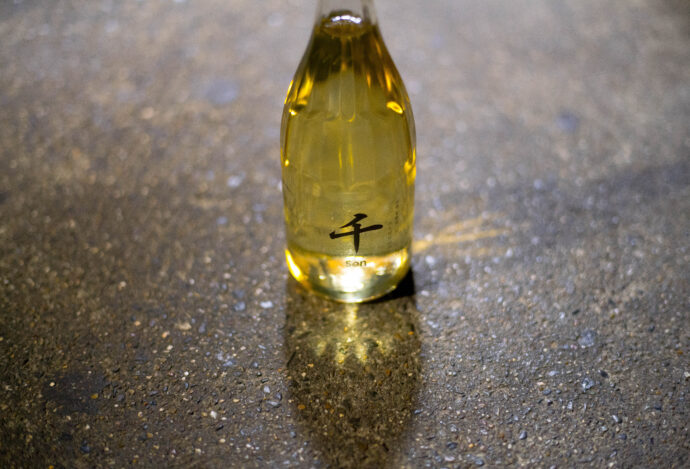 渡邉酒造　わたなべしゅうぞう　ワタナベシュゾウ　袋搾り　無加圧　直汲み
栃木県大田原市須佐木七九七-一　旭興　きょくこう　キョクコウ　KYOKKO
地酒　名古屋特約店　唯一　たまか　ピンク　ブルー　生酛造り　伝統　酒造り　特別純米　純米吟醸　生酛純米吟醸　協会6号酵母　しんぶんし　包装　希少品
山田錦　雄町　夢ささら　愛山　ひとごこち　貴醸酒　貴醸酒スパークリング
TOMIYAORIGINAL　富屋オリジナル　トミヤオリジナル　SPECIAL　辛口純米
純米吟醸　雄町　磨き五割　特別本醸造生　たまか　赤　青　ぬる燗　旨し　職人
チャーミングな透明感溢れる＜ひとごこち＞の味わいを  「旭興  KYOKUKO  特別純米  おりがらみ ＜ひとごこち HITOGKOCHI＞ 直汲み無濾過生原酒  R5BY」（株）富屋酒店 かぶしきがいしゃ とみやさけてん カブシキガイシャ　トミヤサケテン TOMIYA SAKETEN 　愛知県名古屋市瑞穂区上坂町1-41-2　地酒屋　豊盃　HOUHAI ほうはい　ホーハイ　三浦酒造  MIURASHUZO日高見　ひたかみ　ヒタカミ HITAKAMI  平孝酒造　HIRAKOSHUZO 天の戸 アマノト　あまのと　AMANOTO　浅舞酒造 ASAMAISHUZO　飛露喜 HIROKISHUZOHONTEN　廣木酒造本店　HIROK　大那 DAINA　ダイナ　だいな　菊の里酒造　KIKUNOSATOSHUZO　旭興　KYOKUKO　きょくこう　キョクコウ　渡邉酒造　WATANABESHUZO　仙禽 SENKIN　せんきん　センキン（株）せんきん SENKIN鶴齢　カクレイ　かくれい KAKUREI　青木酒造　AOKISHUZO謙信 ケンシン　けんしん KENSHIN池田屋酒造 IKEDAYASHUZO 白岳仙 HAKUGAKUSEN　ハクガクセン　はくがくせん　安本酒造 YASUMOTOSHUZO 群馬泉 グンマイズミ　ぐんまいずみ 島岡酒造 SHIMAOKASHUZO  喜久醉 きくよい キクヨイKIKUYOI 青島酒造 AOSHIMASHUZO 長珍 ちょうちん　チョウチン長珍酒造CHOCHINSHUZO　みねたからみりん　峯寳 味醂　一子相伝 ミネタカラ　いっしそうでん　イッシソウデン　小笠原味醂 OGASAWARA MIRIN

瀧自慢　たきじまん　タキジマン　瀧自慢酒造　TAKIZIMANSHUZO　田光　TABIKA 早川酒造  HAYAKAWASHUZO　作　ZAKU ざく ザク 清水清三郎商店 SHIMIZUSEIZABUROSHOTEN  篠峯　櫛羅　しのみね　シノミネ　くじら　クジラ　千代酒造　CHIYOSHUZO　雑賀　さいか　サイカ　九重雑賀  KOKONOESAIKA　紀土　鶴梅　無量山　きっど　キッド　KID 　ツルウメ　つるうめ　TURUUME　ムリョウザン　むりょうざん　MURYOZAN　平和酒造　HEIWASHUZO　蒼空　そうくう　ソウクウ　SÔKÛ　藤岡酒造　HUJIOKASHUZO 　宝剣　HOUKEN  宝剣酒造　ほうけんしゅぞう　ホウケンシュゾウ　HOKENSHUZO　清酒竹鶴　小笹屋竹鶴　せいしゅたけつる　セイシュタケツル　おささやたけつる　オササヤタケツル　竹鶴酒造　TAKETURUSHUZO
石鎚　いしづち　イシヅチ　石鎚酒造　ISHIDUCHISHUZO　土佐しらぎく　とさしらぎく　トサシラギク　仙頭酒造場　せんとうしゅぞうじょう　SENDOSHUZOZYO　アルガブランカ　ARUGABURANKA勝沼醸造　KATUNUMAJÔZÔ　ドメーヌソガ　ソガ・ペール・エ・フィス SOGA PELE ET FIS　オブセワイナリー　OBUSEWINERY　ドメーヌタカヒコ　DOMAINE TAKAHIKO　クリサワブラン　KURISAWA BLANC　ナカザワワイナリー　NAKAZAWA WINERY　さつま寿　SATUMA KOTOBUKI 　尾込商店 OGOME SHOTEN  蔵の師魂 KURANOSHIKON  小正醸造　KOMASA ＪÔＺÔ　天狗櫻 TENGUSAKURA  白石酒蔵　SHIRAISHISHUZO  しま千両 SHIMASENRYO　高崎酒蔵  TAKASAKISHUZO  杜氏潤平　TOJIJUNPEI  小玉醸造  KODAMAJOZO  赤鹿毛　青鹿毛  AKAKAGE   AOKAGE　柳田酒蔵  YANAGIDASHUZO　舞香　MAIKA　泰明　TAIMEI　藤居醸造　HUZIIJÔＺÔ　池の露　特酎天草　IKENOTUYU  TOKUCHU  AMAKUSA　壱乃醸　飛乃流　朝日　ICHINOJO  HINORYU　ASAHI　朝日酒造　ASAHISHUZO　龍宮　RYUGU 富田酒造場　TOMITASHUZOJO　鳥飼 TORIKAI　鳥飼酒造　TORIKAISHUZO　極楽 GOIKURAKU　林酒造場 HAYASHISHUZOJO　屋久の島大自然林　酔麦香　YAKUNOSHIMA DAISHIZENRIN SUIBASKUKA　本坊酒造　HONBOSHUZO
金峰　金峰荒蘆過  KINPO　KINPOARAROKA　宇都酒造　UTOSHUZO　北谷長老　CHYATANCHÔＲÔ　北谷酒造　CHYATANSHUZO　山原くいな　YAMBARUKUINA　やんばる酒造　YAMBARUSHUZO　2024年春オープン予定 いいねタウン瑞穂 iiNE マルシェ内　グランクレア瑞穂 いいねタウン瑞穂  愛知県名古屋市瑞穂区宝田町四丁目2番、3番2　春敲町三丁目23番1（地番） 魚太郎　UOTARO MIZUHO うおたろう　ウオタロウ　なごやみずほてん　ナゴヤミズホテン　 名古屋瑞穂店  車で1分　徒歩5分　丸明 瑞穂店  MARUAKI MIZUHO　マルアキ ミズホテン　まるあき みずほてん　 徒歩10分　車3分　焼肉 美奈登  ヤキニクミナト　やきにくみなと YAKINIKU MINATO 車で2分　徒歩10分  どての品川　DOTENO SHINAGAWA　ドテノシナガワ　どてのしながわ　車で30秒　徒歩1分昇福亭　SHOHUKUTEI しょうふくてい　ショウフクテイ 街中華　マニア　大盛り　個性派  車で5分　徒歩15分  名店 近くにたくさんあり　堀田バンザイ　牛巻バンザイ　名古屋のへそスペックをはるかに超えた感動のスーパー本醸造  「旭興  KYOKUKO  ＜しぼりたて本醸造 HONJOZO＞ 無濾過生原酒  R5BY」
＜夢ささら＞の爽やかな味わいを直汲みのフレッシュさでさらに増幅 「旭興  KYOKKO  純米吟醸 直汲み   ＜夢ささら  YUMESASARA＞  無濾過生原酒」日本酒の可能性をさらに感じさせる実験的な作品 その味わいはまさに唯一無二  「旭興  KYOKUKO  樫樽熟成  生酛99％精米  ＜ROSSO＞ 2023」新鮮なイチゴをほうばっているかの如く心地よき甘味と酸味が超絶旨し 「旭興  KYOKUKO  貴醸酒  KIJOSHU  ＜百＞  にごり無濾過生原酒  R5BY豊かな雄町のふくよかさと艶感が極上に広がるジュンギン「旭興  KYOKKO  純米吟醸  ＜雄町  OMACHI＞  無濾過生原酒  R5BYタンク直汲みのフレッシュさをそのままに【TOMIYA SPECIALSPECIALSPECIAL MODEL】「旭興  KYOKKO  辛口純米  SUPERDRY JUNMAI ＜直汲み 無濾過生原酒＞ R5BY」美しき香りと艶感たっぷり 丁寧さと大自然の清らかさが生み出すスーパー無加圧SAKE 「旭興  KYOKKO  純米吟醸  山田錦  ＜無加圧  生酒  NO PRESSURE＞ R5BY」貴醸酒をさらに19回仕込んだ究極の深みを生み出す唯一無二のスーパー貴醸酒 「旭興 KYOKUKO  ＜貴醸酒 19回仕込み  ≪千≫  THOUSANT」