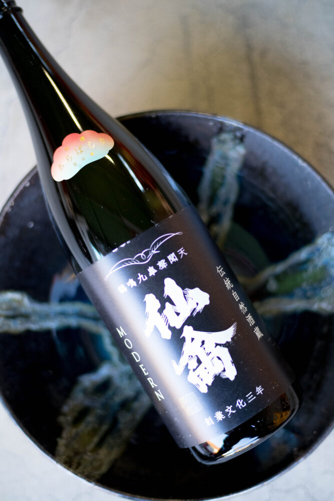 (株)せんきん 仙禽 UAコレクション UAもみじ UA さくら吹雪 ユナイテッドアローズ
名古屋 特約店 日本酒と洋服 コラボレーション ドメーヌさくら アッサン
ブラージュ 紅葉 秋のお酒 醸 一聲 いっせい かもす モダン 1st
ファースト コラボ 作品 アッサンブラージュ バージョン レシピ HOPE!
ホープ 日本ユニセフ協会 寄付 トルコ シリア 大地震
手を取り合いましょう
クラッシック ドメーヌさくら 同じ水脈の田圃 生酛造り 無濾過生原酒
W kijyoshu 貴醸酒 きじょうしゅ キジョウシュ EDOSTYLE
さくら OHANAMI 手書きラベル かわいい カワイイ 可愛い KUTE
SENKIN オーガニック 江戸時代の醸造方法 完全酵母無添加 木桶
グリーンチュール 新作 ナチュ―ルの酒粕再利用循環型 新たな世界観
超自然派日本酒 薄井一樹 薄井兄弟 SAKECOMPETITION 2018 金賞一位
(株)富屋酒店 かぶしきがいしゃ とみやさけてん カブシキガイシャ トミヤサケテン TOMIYA SAKETEN 愛知県名古屋市瑞穂区上坂町1-41-2 地酒屋 豊盃 HOUHAI ほうはい ホーハイ 三浦酒造 MIURASHUZO日高見 ひたかみ ヒタカミ HITAKAMI 平孝酒造 HIRAKOSHUZO 天の戸 アマノト あまのと AMANOTO 浅舞酒造 ASAMAISHUZO 飛露喜 HIROKISHUZOHONTEN 廣木酒造本店 HIROK 大那 DAINA ダイナ だいな 菊の里酒造 KIKUNOSATOSHUZO 旭興 KYOKUKO きょくこう キョクコウ 渡邉酒造 WATANABESHUZO 仙禽 SENKIN せんきん センキン(株)せんきん SENKIN鶴齢 カクレイ かくれい KAKUREI 青木酒造 AOKISHUZO謙信 ケンシン けんしん KENSHIN池田屋酒造 IKEDAYASHUZO 白岳仙 HAKUGAKUSEN ハクガクセン はくがくせん 安本酒造 YASUMOTOSHUZO 群馬泉 グンマイズミ ぐんまいずみ 島岡酒造 SHIMAOKASHUZO 喜久醉 きくよい キクヨイKIKUYOI 青島酒造 AOSHIMASHUZO 長珍 ちょうちん チョウチン長珍酒造CHOCHINSHUZO みねたからみりん 峯寳 味醂 一子相伝 ミネタカラ いっしそうでん イッシソウデン 小笠原味醂 OGASAWARA MIRIN
瀧自慢 たきじまん タキジマン 瀧自慢酒造 TAKIZIMANSHUZO 田光 TABIKA 早川酒造 HAYAKAWASHUZO 作 ZAKU ざく ザク 清水清三郎商店 SHIMIZUSEIZABUROSHOTEN 篠峯 櫛羅 しのみね シノミネ くじら クジラ 千代酒造 CHIYOSHUZO 雑賀 さいか サイカ 九重雑賀 KOKONOESAIKA 紀土 鶴梅 無量山 きっど キッド KID ツルウメ つるうめ TURUUME ムリョウザン むりょうざん MURYOZAN 平和酒造 HEIWASHUZO 蒼空 そうくう ソウクウ SÔKÛ 藤岡酒造 HUJIOKASHUZO 宝剣 HOUKEN 宝剣酒造 ほうけんしゅぞう ホウケンシュゾウ HOKENSHUZO 清酒竹鶴 小笹屋竹鶴 せいしゅたけつる セイシュタケツル おささやたけつる オササヤタケツル 竹鶴酒造 TAKETURUSHUZO
石鎚 いしづち イシヅチ 石鎚酒造 ISHIDUCHISHUZO 土佐しらぎく とさしらぎく トサシラギク 仙頭酒造場 せんとうしゅぞうじょう SENDOSHUZOZYO アルガブランカ ARUGABURANKA勝沼醸造 KATUNUMAJÔZÔ ドメーヌソガ ソガ・ペール・エ・フィス SOGA PELE ET FIS オブセワイナリー OBUSEWINERY ドメーヌタカヒコ DOMAINE TAKAHIKO クリサワブラン KURISAWA BLANC ナカザワワイナリー NAKAZAWA WINERY さつま寿 SATUMA KOTOBUKI 尾込商店 OGOME SHOTEN 蔵の師魂 KURANOSHIKON 小正醸造 KOMASA JÔZÔ 天狗櫻 TENGUSAKURA 白石酒蔵 SHIRAISHISHUZO しま千両 SHIMASENRYO 高崎酒蔵 TAKASAKISHUZO 杜氏潤平 TOJIJUNPEI 小玉醸造 KODAMAJOZO 赤鹿毛 青鹿毛 AKAKAGE AOKAGE 柳田酒蔵 YANAGIDASHUZO 舞香 MAIKA 泰明 TAIMEI 藤居醸造 HUZIIJÔZÔ 池の露 特酎天草 IKENOTUYU TOKUCHU AMAKUSA 壱乃醸 飛乃流 朝日 ICHINOJO HINORYU ASAHI 朝日酒造 ASAHISHUZO 龍宮 RYUGU 富田酒造場 TOMITASHUZOJO 鳥飼 TORIKAI 鳥飼酒造 TORIKAISHUZO 極楽 GOIKURAKU 林酒造場 HAYASHISHUZOJO 屋久の島大自然林 酔麦香 YAKUNOSHIMA DAISHIZENRIN SUIBASKUKA 本坊酒造 HONBOSHUZO
金峰 金峰荒蘆過 KINPO KINPOARAROKA 宇都酒造 UTOSHUZO 北谷長老 CHYATANCHÔRÔ 北谷酒造 CHYATANSHUZO 山原くいな YAMBARUKUINA やんばる酒造 YAMBARUSHUZO 2024年春オープン予定 いいねタウン瑞穂 iiNE マルシェ内 グランクレア瑞穂 いいねタウン瑞穂 愛知県名古屋市瑞穂区宝田町四丁目2番、3番2 春敲町三丁目23番1(地番) 魚太郎 UOTARO MIZUHO うおたろう ウオタロウ なごやみずほてん ナゴヤミズホテン 名古屋瑞穂店 車で1分 徒歩5分 丸明 瑞穂店 MARUAKI MIZUHO マルアキ ミズホテン まるあき みずほてん 徒歩10分 車3分 焼肉 美奈登 ヤキニクミナト やきにくみなと YAKINIKU MINATO 車で2分 徒歩10分 どての品川 DOTENO SHINAGAWA ドテノシナガワ どてのしながわ 車で30秒 徒歩1分昇福亭 SHOHUKUTEI しょうふくてい ショウフクテイ 街中華 マニア 大盛り 個性派 車で5分 徒歩15分 名店 近くにたくさんあり 堀田バンザイ 牛巻バンザイ 名古屋のへそ
搾りのタイミングにより変化する生命力と表情を味わう作品 「仙禽 SENKIN 初槽直汲み <あらばしり ARABASHIRI> 無濾過生酒 R5BY」
かわゆいヴィジュアルとかわゆい味わいが心惹きつける作品 「仙禽 SENKIN <雪だるま YUKIDARUMA> しぼりたて活性にごり酒 R5BY」
令和6年能登半島地震 支援酒 「仙禽 SENKIN UAコレクション <UA.1st(ファースト)あか・あお>」カワユイビジュアルが癒し感満載の冬の風物詩 「仙禽 SENKIN <雪だるま YUKIDARUMA> 活性にごり生酒 『江戸返り』それは 仙禽シリーズのこれからの覚悟と 仙禽が日本酒の未来を願う方向性 「仙禽モダン SENKIN MODAN 山田錦 YAMADANISHIKI <江戸返り 零式 生 ZERO TYPE> 2024」瑞々しい溢れんばかりのフレッシュさ 「仙禽 SENKIN <初槽 あらばしり ARABASHIRI>【江戸返りバージョン】 無濾過生原酒 R6BY」20年ぶりのリブランディング『江戸返り』それは 仙禽シリーズのこれからの覚悟と 仙禽が日本酒の未来を願う方向性 「仙禽モダン SENKIN MODAN 山田錦 YAMADANISHIKI <江戸返り 零式 生 ZERO TYPE> 2024」【1.8Lサイズ】アパレルとクラフト酒のコラボが生み出す新たな価値観「仙禽 SENKIN UAコレクション <UA雪だるま> 2025」