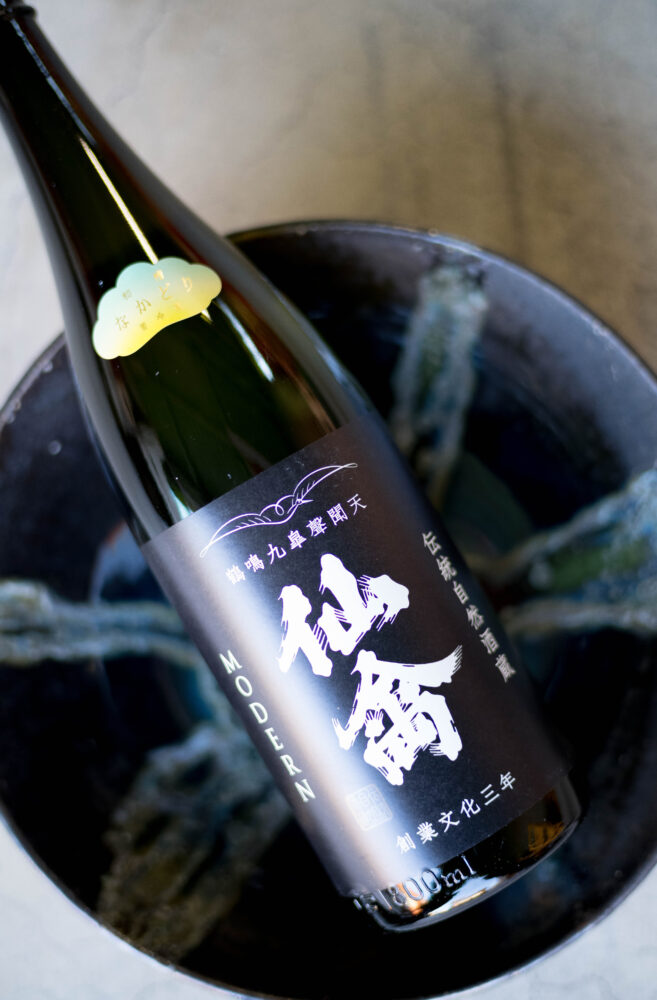 (株)せんきん 仙禽 UAコレクション UAもみじ UA さくら吹雪 ユナイテッドアローズ
名古屋 特約店 日本酒と洋服 コラボレーション ドメーヌさくら アッサン
ブラージュ 紅葉 秋のお酒 醸 一聲 いっせい かもす モダン 1st
ファースト コラボ 作品 アッサンブラージュ バージョン レシピ HOPE!
ホープ 日本ユニセフ協会 寄付 トルコ シリア 大地震
手を取り合いましょう
クラッシック ドメーヌさくら 同じ水脈の田圃 生酛造り 無濾過生原酒
W kijyoshu 貴醸酒 きじょうしゅ キジョウシュ EDOSTYLE
さくら OHANAMI 手書きラベル かわいい カワイイ 可愛い KUTE
SENKIN オーガニック 江戸時代の醸造方法 完全酵母無添加 木桶
グリーンチュール 新作 ナチュ―ルの酒粕再利用循環型 新たな世界観
超自然派日本酒 薄井一樹 薄井兄弟 SAKECOMPETITION 2018 金賞一位
(株)富屋酒店 かぶしきがいしゃ とみやさけてん カブシキガイシャ トミヤサケテン TOMIYA SAKETEN 愛知県名古屋市瑞穂区上坂町1-41-2 地酒屋 豊盃 HOUHAI ほうはい ホーハイ 三浦酒造 MIURASHUZO日高見 ひたかみ ヒタカミ HITAKAMI 平孝酒造 HIRAKOSHUZO 天の戸 アマノト あまのと AMANOTO 浅舞酒造 ASAMAISHUZO 飛露喜 HIROKISHUZOHONTEN 廣木酒造本店 HIROK 大那 DAINA ダイナ だいな 菊の里酒造 KIKUNOSATOSHUZO 旭興 KYOKUKO きょくこう キョクコウ 渡邉酒造 WATANABESHUZO 仙禽 SENKIN せんきん センキン(株)せんきん SENKIN鶴齢 カクレイ かくれい KAKUREI 青木酒造 AOKISHUZO謙信 ケンシン けんしん KENSHIN池田屋酒造 IKEDAYASHUZO 白岳仙 HAKUGAKUSEN ハクガクセン はくがくせん 安本酒造 YASUMOTOSHUZO 群馬泉 グンマイズミ ぐんまいずみ 島岡酒造 SHIMAOKASHUZO 喜久醉 きくよい キクヨイKIKUYOI 青島酒造 AOSHIMASHUZO 長珍 ちょうちん チョウチン長珍酒造CHOCHINSHUZO みねたからみりん 峯寳 味醂 一子相伝 ミネタカラ いっしそうでん イッシソウデン 小笠原味醂 OGASAWARA MIRIN
瀧自慢 たきじまん タキジマン 瀧自慢酒造 TAKIZIMANSHUZO 田光 TABIKA 早川酒造 HAYAKAWASHUZO 作 ZAKU ざく ザク 清水清三郎商店 SHIMIZUSEIZABUROSHOTEN 篠峯 櫛羅 しのみね シノミネ くじら クジラ 千代酒造 CHIYOSHUZO 雑賀 さいか サイカ 九重雑賀 KOKONOESAIKA 紀土 鶴梅 無量山 きっど キッド KID ツルウメ つるうめ TURUUME ムリョウザン むりょうざん MURYOZAN 平和酒造 HEIWASHUZO 蒼空 そうくう ソウクウ SÔKÛ 藤岡酒造 HUJIOKASHUZO 宝剣 HOUKEN 宝剣酒造 ほうけんしゅぞう ホウケンシュゾウ HOKENSHUZO 清酒竹鶴 小笹屋竹鶴 せいしゅたけつる セイシュタケツル おささやたけつる オササヤタケツル 竹鶴酒造 TAKETURUSHUZO
石鎚 いしづち イシヅチ 石鎚酒造 ISHIDUCHISHUZO 土佐しらぎく とさしらぎく トサシラギク 仙頭酒造場 せんとうしゅぞうじょう SENDOSHUZOZYO アルガブランカ ARUGABURANKA勝沼醸造 KATUNUMAJÔZÔ ドメーヌソガ ソガ・ペール・エ・フィス SOGA PELE ET FIS オブセワイナリー OBUSEWINERY ドメーヌタカヒコ DOMAINE TAKAHIKO クリサワブラン KURISAWA BLANC ナカザワワイナリー NAKAZAWA WINERY さつま寿 SATUMA KOTOBUKI 尾込商店 OGOME SHOTEN 蔵の師魂 KURANOSHIKON 小正醸造 KOMASA JÔZÔ 天狗櫻 TENGUSAKURA 白石酒蔵 SHIRAISHISHUZO しま千両 SHIMASENRYO 高崎酒蔵 TAKASAKISHUZO 杜氏潤平 TOJIJUNPEI 小玉醸造 KODAMAJOZO 赤鹿毛 青鹿毛 AKAKAGE AOKAGE 柳田酒蔵 YANAGIDASHUZO 舞香 MAIKA 泰明 TAIMEI 藤居醸造 HUZIIJÔZÔ 池の露 特酎天草 IKENOTUYU TOKUCHU AMAKUSA 壱乃醸 飛乃流 朝日 ICHINOJO HINORYU ASAHI 朝日酒造 ASAHISHUZO 龍宮 RYUGU 富田酒造場 TOMITASHUZOJO 鳥飼 TORIKAI 鳥飼酒造 TORIKAISHUZO 極楽 GOIKURAKU 林酒造場 HAYASHISHUZOJO 屋久の島大自然林 酔麦香 YAKUNOSHIMA DAISHIZENRIN SUIBASKUKA 本坊酒造 HONBOSHUZO
金峰 金峰荒蘆過 KINPO KINPOARAROKA 宇都酒造 UTOSHUZO 北谷長老 CHYATANCHÔRÔ 北谷酒造 CHYATANSHUZO 山原くいな YAMBARUKUINA やんばる酒造 YAMBARUSHUZO 2024年春オープン予定 いいねタウン瑞穂 iiNE マルシェ内 グランクレア瑞穂 いいねタウン瑞穂 愛知県名古屋市瑞穂区宝田町四丁目2番、3番2 春敲町三丁目23番1(地番) 魚太郎 UOTARO MIZUHO うおたろう ウオタロウ なごやみずほてん ナゴヤミズホテン 名古屋瑞穂店 車で1分 徒歩5分 丸明 瑞穂店 MARUAKI MIZUHO マルアキ ミズホテン まるあき みずほてん 徒歩10分 車3分 焼肉 美奈登 ヤキニクミナト やきにくみなと YAKINIKU MINATO 車で2分 徒歩10分 どての品川 DOTENO SHINAGAWA ドテノシナガワ どてのしながわ 車で30秒 徒歩1分昇福亭 SHOHUKUTEI しょうふくてい ショウフクテイ 街中華 マニア 大盛り 個性派 車で5分 徒歩15分 名店 近くにたくさんあり 堀田バンザイ 牛巻バンザイ 名古屋のへそ
搾りのタイミングにより変化する生命力と表情を味わう作品 「仙禽 SENKIN 初槽直汲み <あらばしり ARABASHIRI> 無濾過生酒 R5BY」
かわゆいヴィジュアルとかわゆい味わいが心惹きつける作品 「仙禽 SENKIN <雪だるま YUKIDARUMA> しぼりたて活性にごり酒 R5BY」
令和6年能登半島地震 支援酒 「仙禽 SENKIN UAコレクション <UA.1st(ファースト)あか・あお>」カワユイビジュアルが癒し感満載の冬の風物詩 「仙禽 SENKIN <雪だるま YUKIDARUMA> 活性にごり生酒 『江戸返り』それは 仙禽シリーズのこれからの覚悟と 仙禽が日本酒の未来を願う方向性 「仙禽モダン SENKIN MODAN 山田錦 YAMADANISHIKI <江戸返り 零式 生 ZERO TYPE> 2024」瑞々しい溢れんばかりのフレッシュさ 「仙禽 SENKIN <初槽 あらばしり ARABASHIRI>【江戸返りバージョン】 無濾過生原酒 R6BY」20年ぶりのリブランディング『江戸返り』それは 仙禽シリーズのこれからの覚悟と 仙禽が日本酒の未来を願う方向性 「仙禽モダン SENKIN MODAN 山田錦 YAMADANISHIKI <江戸返り 零式 生 ZERO TYPE> 2024」【1.8Lサイズ】アパレルとクラフト酒のコラボが生み出す新たな価値観「仙禽 SENKIN UAコレクション <UA雪だるま> 2025」