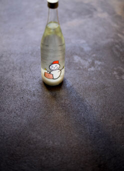 アパレルとクラフト酒のコラボが生み出す新たな価値観「仙禽 SENKIN  UAコレクション ＜UA雪だるま＞ 2025」入荷