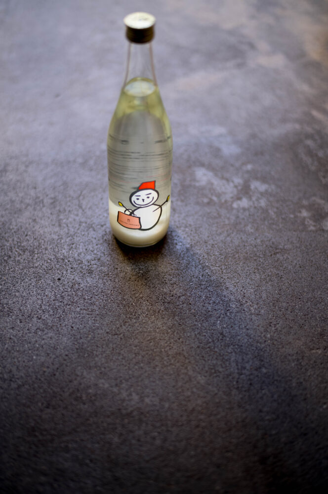 (株)せんきん 仙禽 UAコレクション UAもみじ UA さくら吹雪 ユナイテッドアローズ
名古屋 特約店 日本酒と洋服 コラボレーション ドメーヌさくら アッサン
ブラージュ 紅葉 秋のお酒 醸 一聲 いっせい かもす モダン 1st
ファースト コラボ 作品 アッサンブラージュ バージョン レシピ HOPE!
ホープ 日本ユニセフ協会 寄付 トルコ シリア 大地震
手を取り合いましょう
クラッシック ドメーヌさくら 同じ水脈の田圃 生酛造り 無濾過生原酒
W kijyoshu 貴醸酒 きじょうしゅ キジョウシュ EDOSTYLE
さくら OHANAMI 手書きラベル かわいい カワイイ 可愛い KUTE
SENKIN オーガニック 江戸時代の醸造方法 完全酵母無添加 木桶
グリーンチュール 新作 ナチュ―ルの酒粕再利用循環型 新たな世界観
超自然派日本酒 薄井一樹 薄井兄弟 SAKECOMPETITION 2018 金賞一位
(株)富屋酒店 かぶしきがいしゃ とみやさけてん カブシキガイシャ トミヤサケテン TOMIYA SAKETEN 愛知県名古屋市瑞穂区上坂町1-41-2 地酒屋 豊盃 HOUHAI ほうはい ホーハイ 三浦酒造 MIURASHUZO日高見 ひたかみ ヒタカミ HITAKAMI 平孝酒造 HIRAKOSHUZO 天の戸 アマノト あまのと AMANOTO 浅舞酒造 ASAMAISHUZO 飛露喜 HIROKISHUZOHONTEN 廣木酒造本店 HIROK 大那 DAINA ダイナ だいな 菊の里酒造 KIKUNOSATOSHUZO 旭興 KYOKUKO きょくこう キョクコウ 渡邉酒造 WATANABESHUZO 仙禽 SENKIN せんきん センキン(株)せんきん SENKIN鶴齢 カクレイ かくれい KAKUREI 青木酒造 AOKISHUZO謙信 ケンシン けんしん KENSHIN池田屋酒造 IKEDAYASHUZO 白岳仙 HAKUGAKUSEN ハクガクセン はくがくせん 安本酒造 YASUMOTOSHUZO 群馬泉 グンマイズミ ぐんまいずみ 島岡酒造 SHIMAOKASHUZO 喜久醉 きくよい キクヨイKIKUYOI 青島酒造 AOSHIMASHUZO 長珍 ちょうちん チョウチン長珍酒造CHOCHINSHUZO みねたからみりん 峯寳 味醂 一子相伝 ミネタカラ いっしそうでん イッシソウデン 小笠原味醂 OGASAWARA MIRIN
瀧自慢 たきじまん タキジマン 瀧自慢酒造 TAKIZIMANSHUZO 田光 TABIKA 早川酒造 HAYAKAWASHUZO 作 ZAKU ざく ザク 清水清三郎商店 SHIMIZUSEIZABUROSHOTEN 篠峯 櫛羅 しのみね シノミネ くじら クジラ 千代酒造 CHIYOSHUZO 雑賀 さいか サイカ 九重雑賀 KOKONOESAIKA 紀土 鶴梅 無量山 きっど キッド KID ツルウメ つるうめ TURUUME ムリョウザン むりょうざん MURYOZAN 平和酒造 HEIWASHUZO 蒼空 そうくう ソウクウ SÔKÛ 藤岡酒造 HUJIOKASHUZO 宝剣 HOUKEN 宝剣酒造 ほうけんしゅぞう ホウケンシュゾウ HOKENSHUZO 清酒竹鶴 小笹屋竹鶴 せいしゅたけつる セイシュタケツル おささやたけつる オササヤタケツル 竹鶴酒造 TAKETURUSHUZO
石鎚 いしづち イシヅチ 石鎚酒造 ISHIDUCHISHUZO 土佐しらぎく とさしらぎく トサシラギク 仙頭酒造場 せんとうしゅぞうじょう SENDOSHUZOZYO アルガブランカ ARUGABURANKA勝沼醸造 KATUNUMAJÔZÔ ドメーヌソガ ソガ・ペール・エ・フィス SOGA PELE ET FIS オブセワイナリー OBUSEWINERY ドメーヌタカヒコ DOMAINE TAKAHIKO クリサワブラン KURISAWA BLANC ナカザワワイナリー NAKAZAWA WINERY さつま寿 SATUMA KOTOBUKI 尾込商店 OGOME SHOTEN 蔵の師魂 KURANOSHIKON 小正醸造 KOMASA JÔZÔ 天狗櫻 TENGUSAKURA 白石酒蔵 SHIRAISHISHUZO しま千両 SHIMASENRYO 高崎酒蔵 TAKASAKISHUZO 杜氏潤平 TOJIJUNPEI 小玉醸造 KODAMAJOZO 赤鹿毛 青鹿毛 AKAKAGE AOKAGE 柳田酒蔵 YANAGIDASHUZO 舞香 MAIKA 泰明 TAIMEI 藤居醸造 HUZIIJÔZÔ 池の露 特酎天草 IKENOTUYU TOKUCHU AMAKUSA 壱乃醸 飛乃流 朝日 ICHINOJO HINORYU ASAHI 朝日酒造 ASAHISHUZO 龍宮 RYUGU 富田酒造場 TOMITASHUZOJO 鳥飼 TORIKAI 鳥飼酒造 TORIKAISHUZO 極楽 GOIKURAKU 林酒造場 HAYASHISHUZOJO 屋久の島大自然林 酔麦香 YAKUNOSHIMA DAISHIZENRIN SUIBASKUKA 本坊酒造 HONBOSHUZO
金峰 金峰荒蘆過 KINPO KINPOARAROKA 宇都酒造 UTOSHUZO 北谷長老 CHYATANCHÔRÔ 北谷酒造 CHYATANSHUZO 山原くいな YAMBARUKUINA やんばる酒造 YAMBARUSHUZO 2024年春オープン予定 いいねタウン瑞穂 iiNE マルシェ内 グランクレア瑞穂 いいねタウン瑞穂 愛知県名古屋市瑞穂区宝田町四丁目2番、3番2 春敲町三丁目23番1(地番) 魚太郎 UOTARO MIZUHO うおたろう ウオタロウ なごやみずほてん ナゴヤミズホテン 名古屋瑞穂店 車で1分 徒歩5分 丸明 瑞穂店 MARUAKI MIZUHO マルアキ ミズホテン まるあき みずほてん 徒歩10分 車3分 焼肉 美奈登 ヤキニクミナト やきにくみなと YAKINIKU MINATO 車で2分 徒歩10分 どての品川 DOTENO SHINAGAWA ドテノシナガワ どてのしながわ 車で30秒 徒歩1分昇福亭 SHOHUKUTEI しょうふくてい ショウフクテイ 街中華 マニア 大盛り 個性派 車で5分 徒歩15分 名店 近くにたくさんあり 堀田バンザイ 牛巻バンザイ 名古屋のへそ
搾りのタイミングにより変化する生命力と表情を味わう作品 「仙禽 SENKIN 初槽直汲み <あらばしり ARABASHIRI> 無濾過生酒 R5BY」
かわゆいヴィジュアルとかわゆい味わいが心惹きつける作品 「仙禽 SENKIN <雪だるま YUKIDARUMA> しぼりたて活性にごり酒 R5BY」
令和6年能登半島地震 支援酒 「仙禽 SENKIN UAコレクション <UA.1st(ファースト)あか・あお>」カワユイビジュアルが癒し感満載の冬の風物詩 「仙禽 SENKIN <雪だるま YUKIDARUMA> 活性にごり生酒 『江戸返り』それは 仙禽シリーズのこれからの覚悟と 仙禽が日本酒の未来を願う方向性 「仙禽モダン SENKIN MODAN 山田錦 YAMADANISHIKI <江戸返り 零式 生 ZERO TYPE> 2024」瑞々しい溢れんばかりのフレッシュさ 「仙禽 SENKIN <初槽 あらばしり ARABASHIRI>【江戸返りバージョン】 無濾過生原酒 R6BY」20年ぶりのリブランディング『江戸返り』それは 仙禽シリーズのこれからの覚悟と 仙禽が日本酒の未来を願う方向性 「仙禽モダン SENKIN MODAN 山田錦 YAMADANISHIKI <江戸返り 零式 生 ZERO TYPE> 2024」【1.8Lサイズ】アパレルとクラフト酒のコラボが生み出す新たな価値観「仙禽 SENKIN UAコレクション <UA雪だるま> 2025」