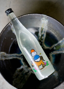 アパレルとクラフト酒のコラボが生み出す新たな価値観「仙禽 SENKIN  UAコレクション  干支ボトル ＜UA雪だるま 『うま』＞ 2025」