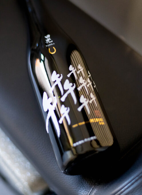 ＜午年＞の縁起を担ぐ駆け抜ける蹄鉄をデザインした干支ボトル「田光  TABIKA  特別純米  ＜午  HORSE＞ 干支ボトル 2026」入荷