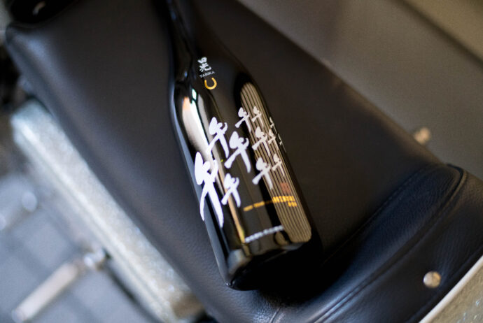 田光 早春 TABIKA SOUSHIYUNトミヤオリジナル 富屋オリジナル 早川酒造
タビカ たびか ソウシュン そうしゅん ハヤカワシュゾウ はやかわしゅうぞう
三重県三重郡菰野町小島468 袋搾り 手造り 拘り 特約流通 純米大吟醸 山田錦
雄町 神の穂 出羽燦々 名古屋唯一 正規特約店 早川俊人 杜氏 全量袋搾り
専務取締役 鈴鹿山脈 今朝搾り 2022 名古屋田光ジャック 期待の蔵元 雄町サミット2022優等賞受賞 エトボトル 干支ボトル プリント瓶 720ml展開作品
名古屋から全国へ 株式会社富屋酒店 トミヤサケテン とみやさけてん
TOMIYA SAKETEN NAGOYA 愛知県名古屋市瑞穂区上坂町1-41-2 tomiya-saketen.com 特約店 特約流通 地酒 ワイン 専門店 社長 代表 上田豊二
マニア おたく ライカM11 ズミルックス50 レンズ 堀田駅 熱田神宮駅
名古屋高速 堀田出口すぐ 牛巻交差点すぐ レトロ街並み 瓦屋根 きき酒師
焼酎アドバイザー シャンパーニュシュヴァリエ【Tomiya SpecialSpecialSpecial Model】田光 特別純米酒 <雄町> 今朝搾り 無濾過生酒 2023」ご予約開始いたします。全国唯一。富屋酒店×早川酒造が生み出す、超絶本気ライブな作品。 画像はイメージ。早川さんが心から惚れ込む、田光が生まれたキッカケとなった「雄町米」を全量使用し、60%精米。丁寧な醸し。夜中から渾身の袋搾り。搾りあがった液体を瓶詰めし、早朝私自身がお蔵に伺い名古屋へ輸送。当日、ご予約いただきました飲食店様に営業前までに当店スタッフより全量お届け。その日に搾ったお酒を。その日の夜皆様のもとへ。「名古屋・田光ジャック 2023」。今年も開催です。最高のライブ感を皆様のもとへ。最高の夜を分かちあいましょう。発売は4月下旬予定。上槽日決まり次第告知いたします。ご予約は、ご来店、お電話、メールにて承ります。皆様からの素敵な素敵なご予約お待ちしております。
柔らTABIKA SPECIAL JUNMAI HATTANNISHIKI NAMASAKE 【TOMIYA SPECIAL SPECIAL SPECIAL MODEⅬ】 2023 チャーミングな旨味がくせになる。「田光 TABIKA <夏のブーリュ BOURRU> 2023」TABIKA SPECIAL JUNMAI HATTANNISHIKI NAMASAKE 【TOMIYA SPECIAL SPECIAL SPECIAL MODEⅬ】 2023 真夏の暑さを癒す瑞々しい清涼感溢れるCUTEな作品。「田光 TABIKA <Malic acid> 2023」りんご酸のキュートな味わいが酷暑の日々を癒す。「田光 <Malic Acid マリック・アシッド> 2023」
優しく。豊かに。秋の夜長の癒しの純米。「田光 TABIKA 槽搾り <豊穣 HÔJÔ> 2023」氷温生熟成による枯れ感が温度変化の魅力を魅せてくれる。【TOMIYA SPECIAL】「田光 TABIKA 純米吟醸 <出羽燦々 DEWASANSAN> 無濾過氷温生熟成」(株)富屋酒店 かぶしきがいしゃ とみやさけてん カブシキガイシャ トミヤサケテン TOMIYA SAKETEN 愛知県名古屋市瑞穂区上坂町1-41-2 地酒屋 豊盃 HOUHAI ほうはい ホーハイ 三浦酒造 MIURASHUZO日高見 ひたかみ ヒタカミ HITAKAMI 平孝酒造 HIRAKOSHUZO 天の戸 アマノト あまのと AMANOTO 浅舞酒造 ASAMAISHUZO 飛露喜 HIROKISHUZOHONTEN 廣木酒造本店 HIROK 大那 DAINA ダイナ だいな 菊の里酒造 KIKUNOSATOSHUZO 旭興 KYOKUKO きょくこう キョクコウ 渡邉酒造 WATANABESHUZO 仙禽 SENKIN せんきん センキン(株)せんきん SENKIN鶴齢 カクレイ かくれい KAKUREI 青木酒造 AOKISHUZO謙信 ケンシン けんしん KENSHIN池田屋酒造 IKEDAYASHUZO 白岳仙 HAKUGAKUSEN ハクガクセン はくがくせん 安本酒造 YASUMOTOSHUZO 群馬泉 グンマイズミ ぐんまいずみ 島岡酒造 SHIMAOKASHUZO 喜久醉 きくよい キクヨイKIKUYOI 青島酒造 AOSHIMASHUZO 長珍 ちょうちん チョウチン長珍酒造CHOCHINSHUZO みねたからみりん 峯寳 味醂 一子相伝 ミネタカラ いっしそうでん イッシソウデン 小笠原味醂 OGASAWARA MIRIN
瀧自慢 たきじまん タキジマン 瀧自慢酒造 TAKIZIMANSHUZO 田光 TABIKA 早川酒造 HAYAKAWASHUZO 作 ZAKU ざく ザク 清水清三郎商店 SHIMIZUSEIZABUROSHOTEN 篠峯 櫛羅 しのみね シノミネ くじら クジラ 千代酒造 CHIYOSHUZO 雑賀 さいか サイカ 九重雑賀 KOKONOESAIKA 紀土 鶴梅 無量山 きっど キッド KID ツルウメ つるうめ TURUUME ムリョウザン むりょうざん MURYOZAN 平和酒造 HEIWASHUZO 蒼空 そうくう ソウクウ SÔKÛ 藤岡酒造 HUJIOKASHUZO 宝剣 HOUKEN 宝剣酒造 ほうけんしゅぞう ホウケンシュゾウ HOKENSHUZO 清酒竹鶴 小笹屋竹鶴 せいしゅたけつる セイシュタケツル おささやたけつる オササヤタケツル 竹鶴酒造 TAKETURUSHUZO
石鎚 いしづち イシヅチ 石鎚酒造 ISHIDUCHISHUZO 土佐しらぎく とさしらぎく トサシラギク 仙頭酒造場 せんとうしゅぞうじょう SENDOSHUZOZYO アルガブランカ ARUGABURANKA勝沼醸造 KATUNUMAJÔZÔ ドメーヌソガ ソガ・ペール・エ・フィス SOGA PELE ET FIS オブセワイナリー OBUSEWINERY ドメーヌタカヒコ DOMAINE TAKAHIKO クリサワブラン KURISAWA BLANC ナカザワワイナリー NAKAZAWA WINERY さつま寿 SATUMA KOTOBUKI 尾込商店 OGOME SHOTEN 蔵の師魂 KURANOSHIKON 小正醸造 KOMASA JÔZÔ 天狗櫻 TENGUSAKURA 白石酒蔵 SHIRAISHISHUZO しま千両 SHIMASENRYO 高崎酒蔵 TAKASAKISHUZO 杜氏潤平 TOJIJUNPEI 小玉醸造 KODAMAJOZO 赤鹿毛 青鹿毛 AKAKAGE AOKAGE 柳田酒蔵 YANAGIDASHUZO 舞香 MAIKA 泰明 TAIMEI 藤居醸造 HUZIIJÔZÔ 池の露 特酎天草 IKENOTUYU TOKUCHU AMAKUSA 壱乃醸 飛乃流 朝日 ICHINOJO HINORYU ASAHI 朝日酒造 ASAHISHUZO 龍宮 RYUGU 富田酒造場 TOMITASHUZOJO 鳥飼 TORIKAI 鳥飼酒造 TORIKAISHUZO 極楽 GOIKURAKU 林酒造場 HAYASHISHUZOJO 屋久の島大自然林 酔麦香 YAKUNOSHIMA DAISHIZENRIN SUIBASKUKA 本坊酒造 HONBOSHUZO
金峰 金峰荒蘆過 KINPO KINPOARAROKA 宇都酒造 UTOSHUZO 北谷長老 CHYATANCHÔRÔ 北谷酒造 CHYATANSHUZO 山原くいな YAMBARUKUINA やんばる酒造 YAMBARUSHUZO 2024年春オープン予定 いいねタウン瑞穂 iiNE マルシェ内 グランクレア瑞穂 いいねタウン瑞穂 愛知県名古屋市瑞穂区宝田町四丁目2番、3番2 春敲町三丁目23番1(地番) 魚太郎 UOTARO MIZUHO うおたろう ウオタロウ なごやみずほてん ナゴヤミズホテン 名古屋瑞穂店 車で1分 徒歩5分 丸明 瑞穂店 MARUAKI MIZUHO マルアキ ミズホテン まるあき みずほてん 徒歩10分 車3分 焼肉 美奈登 ヤキニクミナト やきにくみなと YAKINIKU MINATO 車で2分 徒歩10分 どての品川 DOTENO SHINAGAWA ドテノシナガワ どてのしながわ 車で30秒 徒歩1分昇福亭 SHOHUKUTEI しょうふくてい ショウフクテイ 街中華 マニア 大盛り 個性派 車で5分 徒歩15分 名店 近くにたくさんあり 堀田バンザイ 牛巻バンザイ 名古屋のへそ
神の穂の優しさと美しさを見事に表現 今期の田光も目が離せない 「田光 TABIKA 純米吟醸 <初しぼり FIRST SQUEEZE> 神の穂 R5BY」2024BY全国新酒鑑評会賞入賞酒の「<田光 TABIKA 純米大吟醸 金ラベル GOLD LABEL> 」&自社酵母の究極の食中酒を目指した「田光 TABIKA 純米大吟醸 <紺ラベル NAVY LABEL>」<午年>の縁起を担ぐ駆け抜ける蹄鉄をデザインした干支ボトル「田光 TABIKA 特別純米 <午 HORSE> 干支ボトル 2026」