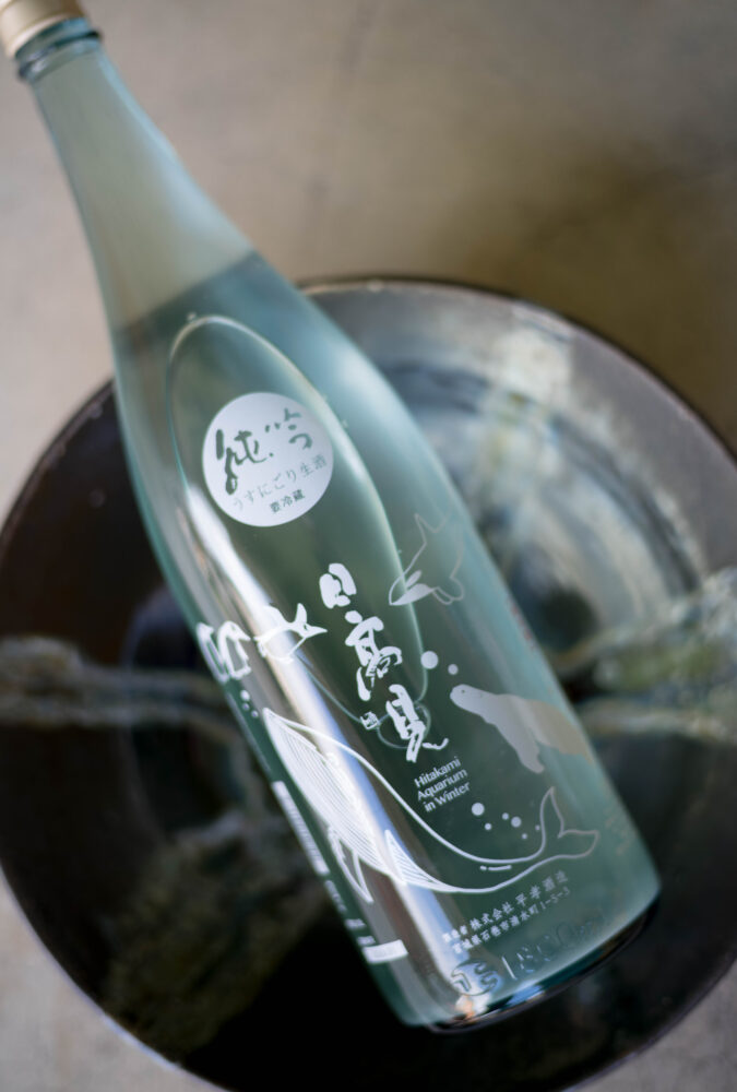 日高見　純米大吟醸　瓢箪ボトル　ひたかみ　ヒタカミ　HITAKAMI　じゅなみだいぎんじょう　ジュンマイギンジョウ　ひょうたん　ヒョウタン　株式会社　平孝酒造　ひらこうしゅぞう　ヒラコウシュゾウ　宮城県石巻市清水町１-5-3　魚でやるなら日高見だっちゃ　兵庫県東条産特等山田錦　透明感　スムース　キレ　魚介最適純米大吟醸　東北を代表する辛口純米大吟醸　限定品　希少品　レア　超人気　高級店　鮨　寿司　天麩羅　天ぷら　和食　小料理　割烹　名古屋唯一直接取特約流通店　鮨王子　寿司王子　平井社長　イケメン　春の江戸前鮨　初桜　はつざくら　HATUSAKURA　EDOMAE　えどまえすし　エドマエズシ　HYOTAN　旨し魚介のそばに常に寄り添う最高の存在感 「日高見  HITAKAMI   辛口特別純米 ＜魚ラベル  FISH LABEL＞　山田錦」（株）富屋酒店 かぶしきがいしゃ とみやさけてん カブシキガイシャ　トミヤサケテン TOMIYA SAKETEN 　愛知県名古屋市瑞穂区上坂町1-41-2　地酒屋　豊盃　HOUHAI ほうはい　ホーハイ　三浦酒造  MIURASHUZO日高見　ひたかみ　ヒタカミ HITAKAMI  平孝酒造　HIRAKOSHUZO 天の戸 アマノト　あまのと　AMANOTO　浅舞酒造 ASAMAISHUZO　飛露喜 HIROKISHUZOHONTEN　廣木酒造本店　HIROK　大那 DAINA　ダイナ　だいな　菊の里酒造　KIKUNOSATOSHUZO　旭興　KYOKUKO　きょくこう　キョクコウ　渡邉酒造　WATANABESHUZO　仙禽 SENKIN　せんきん　センキン（株）せんきん SENKIN鶴齢　カクレイ　かくれい KAKUREI　青木酒造　AOKISHUZO謙信 ケンシン　けんしん KENSHIN池田屋酒造 IKEDAYASHUZO 白岳仙 HAKUGAKUSEN　ハクガクセン　はくがくせん　安本酒造 YASUMOTOSHUZO 群馬泉 グンマイズミ　ぐんまいずみ 島岡酒造 SHIMAOKASHUZO  喜久醉 きくよい キクヨイKIKUYOI 青島酒造 AOSHIMASHUZO 長珍 ちょうちん　チョウチン長珍酒造CHOCHINSHUZO　みねたからみりん　峯寳 味醂　一子相伝 ミネタカラ　いっしそうでん　イッシソウデン　小笠原味醂 OGASAWARA 
美しき味わいはボトルデザインそのもの  超絶クオリティのうすにごり「日高見  HITAKAMI  純米吟醸 ＜うすにごり UNFILTERD＞  生酒  R7BY」入荷