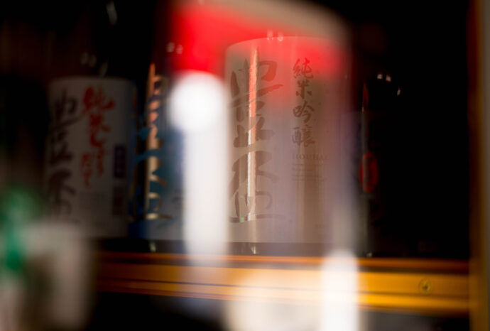 豊盃　純米しぼりたて　直汲み　無濾過生原酒　純米大吟醸　つるし酒　
限定品　限定流通　桐箱入り　高級　地元　商談　必須　希少品　レア
三浦酒造　株式会社　青森　弘前　大磐山　伏流水　自社精米　ん　花筏
みうらしゅぞう　ほうはい　MIURASHYUZO　HOUHAI　にごり生酒
旨辛口　ドライ　辛いけど辛くない　豊盃流　定義の回答
発泡注意　活性にごり酒　ガス感　720ｍｌサイズ展開　冬季限定
レインボーラベル　豊盃米39％精米　弘前産契約栽培米　唯一無二
PATISSERIE酒　パティスリー酒　甘口酒　もう一度飲みたい豊盃
アンケート　人気ランキング　堂々一位　再チャレンジタンク
青森県弘前市出身のアーティスト「GOMA」（小玉倫也）さん
GOMAさんには二つの障がいがあります。　HANAIKADA
一つは文字を読むことが困難な「ディスレクシア」　はないかだ
文字は図形に見えると言います。華想い　無濾過生酒　はなおもい
一文字ずつ指でなぞって読むとなんとか読めますが、
少し文字から離れると、象形文字のように分解して見えます。
そしてもうひとつがＡＤＨＤ（注意欠如多動症）。
周囲になじめず何となく周囲の街を油性ペンを使って
白黒の絵を描きはじめましたのが始まりです。
弘前市で保育士として3年勤務し、その後秋田公立美術工芸短期大学に入学。
入学後、すぐ頭角を現し、アメリカ・マイアミより招待を受け渡米。
帰国後はライブアートや展示会の依頼が殺到し、全国を飛び回る。
卒業後本格的にアーティスト活動を開始。有名企業とのコラボレーションや、
TV出演、海外などでのライブアートを行う。2015年には
JAPAN　EXPO　PARISにアーティストとして出演しライブアートを行う。
その大胆かつ繊細な画風からクレイジーモンスターと呼ばれる。2022年GOMA
（青森県七戸町）個人大規模展覧会開催。すかいらーくグループとコラボ。
テレビ出演　世界の果てまでイッテＱ「エンターテイナー手越」スプレーアー
（日本テレビ　一滴の向こう側「僕は文字が読めないアーティスト」（BSフジ）
ドキュメント「GOMAが生まれた理由（わけ）文字が読めないアーティスト」（森放送）青森県弘前市大字石渡5丁目1番地1　ダンチュウ　三浦兄弟　地元人気「次世代の十四代はこれだ」　選出　優勝　弘前城　限定酒　地元愛　豊盃米　華吹雪　55％精米　唯一無二酒米　青森産　MADE-IN-AOMORIHIROSAKI　入手困難　名古屋唯一　当店看板蔵元　大人気　魚介最適純米酒株式会社富屋酒店　TOMIYA　SAKETEN　NAGOYA　ｶﾌﾞｼｷｶｲｼｬﾄﾐﾔｻｹﾃﾝ　愛知県名古屋市瑞穂区上坂町1-41-2　特約店　特約流通　地酒　ワイン　専門店ライカM11　ズミルックス50　レンズ
特等豊盃米の最高のポテンシャルに刮目。「豊盃　HOUHAI　純米大吟醸　＜米米ラベル　MAIMAI LABEL＞　2023」
大画師　曽我篤　ソガアツシ　そがあつし　SOGA ATUSHI　2012年、セール中のカリグラフィーペン購入をきっかけにカリグラファーの独学を始める。2017年、第46回国債書道連盟店で受賞したことをきっかけにカリグラファーとして本格活動開始、世界中の様々な文字を用いた創作活動を行う。2020年のコロナ渦中、手書き文字による絵画的表現を試行錯誤の末に習得、その表現方法で制作された作品を「文画」と命名（登録商標番号6690406）、様々な文画の制作を精力的に行っている。青森県西目屋村生まれ、東京在住。しっかりと本来の熟がのった＜TOMIYA ORIGINAL＞アキノサケ。「豊盃　HOUHAI　純米吟醸　＜月秋　GESHHYU＞　2023」フレッシュさ満載で今期一番ノリの直汲みシンシュ  「豊盃　HOUHAI　純米吟醸　豊盃米　＜直汲み  無濾過生原酒  UNFILTERED SAKE＞　2023」特に鮮度バツグンな魚介LOVERにはたまらない逸品　（株）富屋酒店 かぶしきがいしゃ とみやさけてん カブシキガイシャ　トミヤサケテン TOMIYA SAKETEN 　愛知県名古屋市瑞穂区上坂町1-41-2　地酒屋　豊盃　HOUHAI ほうはい　ホーハイ　三浦酒造  MIURASHUZO日高見　ひたかみ　ヒタカミ HITAKAMI  平孝酒造　HIRAKOSHUZO 天の戸 アマノト　あまのと　AMANOTO　浅舞酒造 ASAMAISHUZO　大那 DAINA　ダイナ　だいな　菊の里酒造　KIKUNOSATOSHUZO　旭興　KYOKUKO　きょくこう　キョクコウ　渡邉酒造　WATANABESHUZO　仙禽 SENKIN　せんきん　センキン（株）せんきん SENKIN鶴齢　カクレイ　かくれい KAKUREI　青木酒造　AOKISHUZO謙信 ケンシン　けんしん KENSHIN池田屋酒造 IKEDAYASHUZO 白岳仙 HAKUGAKUSEN　ハクガクセン　はくがくせん　安本酒造 YASUMOTOSHUZO 群馬泉 グンマイズミ　ぐんまいずみ 島岡酒造 SHIMAOKASHUZO  喜久醉 きくよい キクヨイKIKUYOI 青島酒造 AOSHIMASHUZO 長珍 ちょうちん　チョウチン長珍酒造CHOCHINSHUZO　みねたからみりん　峯寳 味醂　一子相伝 ミネタカラ　いっしそうでん　イッシソウデン　小笠原味醂 OGASAWARA MIRIN

瀧自慢　たきじまん　タキジマン　瀧自慢酒造　TAKIZIMANSHUZO　田光　TABIKA 早川酒造  HAYAKAWASHUZO　作　ZAKU ざく ザク 清水清三郎商店 SHIMIZUSEIZABUROSHOTEN  篠峯　櫛羅　しのみね　シノミネ　くじら　クジラ　千代酒造　CHIYOSHUZO　雑賀　さいか　サイカ　九重雑賀  KOKONOESAIKA　紀土　鶴梅　無量山　きっど　キッド　KID 　ツルウメ　つるうめ　TURUUME　ムリョウザン　むりょうざん　MURYOZAN　平和酒造　HEIWASHUZO　蒼空　そうくう　ソウクウ　SÔKÛ　藤岡酒造　HUJIOKASHUZO 　宝剣　HOUKEN  宝剣酒造　ほうけんしゅぞう　ホウケンシュゾウ　HOKENSHUZO　清酒竹鶴　小笹屋竹鶴　せいしゅたけつる　セイシュタケツル　おささやたけつる　オササヤタケツル　竹鶴酒造　TAKETURUSHUZO
石鎚　いしづち　イシヅチ　石鎚酒造　ISHIDUCHISHUZO　土佐しらぎく　とさしらぎく　トサシラギク　仙頭酒造場　せんとうしゅぞうじょう　SENDOSHUZOZYO
　
 ブルゴーニュワイン　BOURGOGNE  ボルドーワイン　BORDEAUXカリフォルニアワイン CALIFORNIA  シャンパーニュ  SHAMPAGNEアルザスワイン ALSACE ドイツワイン WEIN GERMAN WINE 専門店　ライカM11　ズミルックス50　レンズ　代表　上田豊二　　きき酒師　焼酎アドバイザー　シャンパーニュシュヴァリエ　堀田駅より徒歩10分　熱田神宮駅より徒歩10分
市バス　牛巻より徒歩３分　地下鉄堀田駅より徒歩１５分　名古屋高速堀田出口より車で２分　牛巻交差点より徒歩５分　レトロ街並み　瓦屋根　裏道　大通りより二本入る　CLASSIC CARクラッシックカー CLASSIC BIKE　クラッシックバイク INTERIA　インテリア　　FASHION　ファッション　MUSIC　音楽　LOVE　SAKE SHOP　酒屋
センス　クリエイト　おたく　　MANIAマニア MOVIE　映画　CINEMA シネマ　2024年春オープン予定 いいねタウン瑞穂 iiNE マルシェ内　グランクレア瑞穂 いいねタウン瑞穂  愛知県名古屋市瑞穂区宝田町四丁目2番、3番2　春敲町三丁目23番1（地番） 魚太郎　UOTARO MIZUHO うおたろう　ウオタロウ　なごやみずほてん　ナゴヤミズホテン　 名古屋瑞穂店  車で1分　徒歩5分　丸明 瑞穂店  MARUAKI MIZUHO　マルアキ ミズホテン　まるあき みずほてん　 徒歩10分　車3分　焼肉 美奈登  ヤキニクミナト　やきにくみなと YAKINIKU MINATO 車で2分　徒歩10分  どての品川　DOTENO SHINAGAWA　ドテノシナガワ　どてのしながわ　車で30秒　徒歩1分昇福亭　SHOHUKUTEI しょうふくてい　ショウフクテイ 街中華　マニア　大盛り　個性派  車で5分　徒歩15分  名店 近くにたくさんあり　堀田バンザイ　牛巻バンザイ　名古屋のへそ　弘前の文化を愛おしみながら味わう品格と艶感溢れる味わいを「豊盃　HOUHAI　純米大吟醸　＜こぎん刺し ラベル KOFGINSASHI＞　2023」今年も極上の『旨し』を引っさげ名古屋に降臨  「豊盃  HOUHAI  ＜純米しぼりたて  SHIBORITATE＞ 無濾過生原酒  R5BY」ゲンキハツラツ 今年も弾けるカッセイニゴリ 「豊盃　HOUHAI   特別純米  ＜にごり生酒  SNOW＞  R5BY」華想いの究極の味わいをこの年末年始 存分に  「豊盃  HOUHAI   純米大吟醸  ＜華想い30  HANAOMOI＞  2023」怪しげな輝くが至福の感動の味わいを呼び覚ます「豊盃   HOUHAI  純米大吟醸  ＜REINBOW  レインボーボトル＞  生酒   R5BY」怪しげな輝きが至福の感動の味わいを呼び覚ます「豊盃   HOUHAI  純米大吟醸  ＜REINBOW  レインボーボトル＞  生酒   R5BY」カメノヲの個性を 爽快にシャープに味わう弾ける活性にごり酒  「豊盃  HOUHAI  純米  ＜亀の尾  KAMENO O＞  活性にごり酒  R5BY」豊盃米の旨味をフレッシュに表現した冬の弘前の風物詩 「豊盃  HOUHAI  純米吟醸  ＜豊盃米55  WINTER＞ 生酒   R5BY」