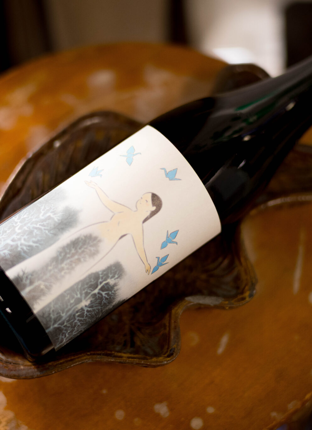 ニューヨーク在住のイラストレーター「近藤 聡乃（Kondo Akino）さんとのコラボ作品 雄町の品格が冴える逸品 「鶴齢  KAKUREI  ＜イヤーズボトル YEARSBOTTLE＞ Collaboration with Kondoh Akino  2025」