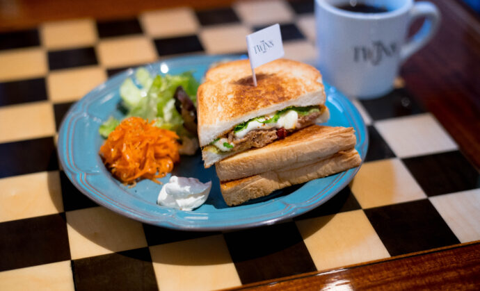 THE TWINS 1921   ザ・ツインズ 1921 カフェ モーニング  愛知県名古屋市北区八代町1-102 MES DUDLEY ミセス ダドリー 1650円　（株）富屋酒店 かぶしきがいしゃ とみやさけてん カブシキガイシャ　トミヤサケテン TOMIYA SAKETEN 　愛知県名古屋市瑞穂区上坂町1-41-2　地酒屋　豊盃　HOUHAI ほうはい　ホーハイ　三浦酒造  MIURASHUZO日高見　ひたかみ　ヒタカミ HITAKAMI  平孝酒造　HIRAKOSHUZO 天の戸 アマノト　あまのと　AMANOTO　浅舞酒造ASAMAISHUZO　飛露喜 HIROKISHUZOHONTEN　廣木酒造本店　HIROK　大那 DAINA　ダイナ　だいな　菊の里酒造　KIKUNOSATOSHUZO　旭興　KYOKUKO　きょくこう　キョクコウ　渡邉酒造　WATANABESHUZO　仙禽 SENKIN　せんきん　センキン（株）せんきん SENKIN鶴齢　カクレイ　かくれい KAKUREI　青木酒造　AOKISHUZO謙信 ケンシン　けんしん KENSHIN池田屋酒造 IKEDAYASHUZO 白岳仙 HAKUGAKUSEN　ハクガクセン　はくがくせん　安本酒造 YASUMOTOSHUZO 群馬泉 グンマイズミ　ぐんまいずみ 島岡酒造 SHIMAOKASHUZO  喜久醉 きくよい キクヨイKIKUYOI 青島酒造 AOSHIMASHUZO 長珍 ちょうちん　チョウチン長珍酒造CHOCHINSHUZO　みねたからみりん　峯寳 味醂　一子相伝 ミネタカラ　いっしそうでん　イッシソウデン　小笠原味醂 OGASAWARA MIRIN

瀧自慢　たきじまん　タキジマン　瀧自慢酒造　TAKIZIMANSHUZO　田光　TABIKA 早川酒造  HAYAKAWASHUZO　作　ZAKU ざく ザク 清水清三郎商店 SHIMIZUSEIZABUROSHOTEN  篠峯　櫛羅　しのみね　シノミネ　くじら　クジラ　千代酒造　CHIYOSHUZO　雑賀　さいか　サイカ　九重雑賀  KOKONOESAIKA　紀土　鶴梅　無量山　きっど　キッド　KID 　ツルウメ　つるうめ　TURUUME　ムリョウザン　むりょうざん　MURYOZAN　平和酒造　HEIWASHUZO　蒼空　そうくう　ソウクウ　SÔKÛ　藤岡酒造　HUJIOKASHUZO 　宝剣　HOUKEN  宝剣酒造　ほうけんしゅぞう　ホウケンシュゾウ　HOKENSHUZO　清酒竹鶴　小笹屋竹鶴　せいしゅたけつる　セイシュタケツル　おささやたけつる　オササヤタケツル　竹鶴酒造　TAKETURUSHUZO
石鎚　いしづち　イシヅチ　石鎚酒造　ISHIDUCHISHUZO　土佐しらぎく　とさしらぎく　トサシラギク　仙頭酒造場　せんとうしゅぞうじょう　SENDOSHUZOZYO
　
 ブルゴーニュワイン　BOURGOGNE  ボルドーワイン　BORDEAUXカリフォルニアワイン CALIFORNIA  シャンパーニュ  SHAMPAGNEアルザスワイン ALSACE ドイツワイン WEIN GERMAN WINE 専門店　ライカM11　ズミルックス50　レンズ　代表　上田豊二　　きき酒師　焼酎アドバイザー　シャンパーニュシュヴァリエ　堀田駅より徒歩10分　熱田神宮駅より徒歩10分
市バス　牛巻より徒歩３分　地下鉄堀田駅より徒歩１５分　名古屋高速堀田出口より車で２分　牛巻交差点より徒歩５分　レトロ街並み　瓦屋根　裏道　大通りより二本入る　CLASSIC CARクラッシックカー CLASSIC BIKE　クラッシックバイク INTERIA　インテリア　　FASHION　ファッション　MUSIC　音楽　LOVE　SAKE SHOP　酒屋
センス　クリエイト　おたく　　MANIAマニア MOVIE　映画　CINEMA シネマ　2024年春オープン予定 いいねタウン瑞穂 iiNE マルシェ内　グランクレア瑞穂 いいねタウン瑞穂  愛知県名古屋市瑞穂区宝田町四丁目2番、3番2　春敲町三丁目23番1（地番） 魚太郎　UOTARO MIZUHO うおたろう　ウオタロウ　なごやみずほてん　ナゴヤミズホテン　 名古屋瑞穂店  車で1分　徒歩5分　丸明 瑞穂店  MARUAKI MIZUHO　マルアキ ミズホテン　まるあき みずほてん　 徒歩10分　車3分　焼肉 美奈登  ヤキニクミナト　やきにくみなと YAKINIKU MINATO 車で2分　徒歩10分  どての品川　DOTENO SHINAGAWA　ドテノシナガワ　どてのしながわ　車で30秒　徒歩1分昇福亭　SHOHUKUTEI しょうふくてい　ショウフクテイ 街中華　マニア　大盛り　個性派  車で5分　徒歩15分  名店 近くにたくさんあり　堀田バンザイ　牛巻バンザイ　名古屋のへそ


