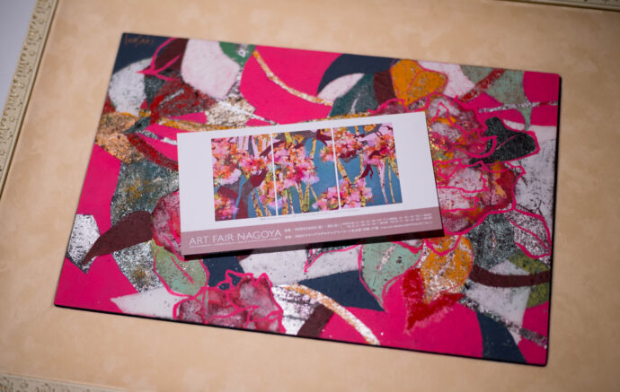 TOMOKO IWASAKI 岩崎知子さん 名古屋個展 
●「ART FAIR NAGOYA」
　場所：ANAクラウンプラザホテルグランコート名古屋 26階
    会期：2026年  2月7日（土）11：00～19：00
　　　　　　　   2月8日（日）11：00～18：00
　※別途ART FAIR NAGOYAのチケットが必要です　　　

●「第六回  岩崎 知子  展  ～Dance in Bloom～」
　場所：松坂屋名古屋店 本館8階 ART HUB NAGOYA 第一画廊
    会期：2月26日（木）～3月3日（火）10：00～19：00
    （最終日のみ18：00閉廊）
　
さらに全国各所を専用バスで旅するツアー
名鉄観光バスが今年より始めるラグジュアリーバスツアー「游山～YUZAN～」において
専用ラグジュアリーバス「LUVIA」車内に岩崎さんの作品が採用され
ステキな旅と共に岩崎さんの作品もお楽しみいただけます
（株）富屋酒店 かぶしきがいしゃ とみやさけてん カブシキガイシャ　トミヤサケテン TOMIYA SAKETEN 　愛知県名古屋市瑞穂区上坂町1-41-2　地酒屋　豊盃　HOUHAI ほうはい　ホーハイ　三浦酒造  MIURASHUZO日高見　ひたかみ　ヒタカミ HITAKAMI  平孝酒造　HIRAKOSHUZO 天の戸 アマノト　あまのと　AMANOTO　浅舞酒造ASAMAISHUZO　飛露喜 HIROKISHUZOHONTEN　廣木酒造本店　HIROK　大那 DAINA　ダイナ　だいな　菊の里酒造　KIKUNOSATOSHUZO　旭興　KYOKUKO　きょくこう　キョクコウ　渡邉酒造　WATANABESHUZO　仙禽 SENKIN　せんきん　センキン（株）せんきん SENKIN鶴齢　カクレイ　かくれい KAKUREI　青木酒造　AOKISHUZO謙信 ケンシン　けんしん KENSHIN池田屋酒造 IKEDAYASHUZO 白岳仙 HAKUGAKUSEN　ハクガクセン　はくがくせん　安本酒造 YASUMOTOSHUZO 群馬泉 グンマイズミ　ぐんまいずみ 島岡酒造 SHIMAOKASHUZO  喜久醉 きくよい キクヨイKIKUYOI 青島酒造 AOSHIMASHUZO 長珍 ちょうちん　チョウチン長珍酒造CHOCHINSHUZO　みねたからみりん　峯寳 味醂　一子相伝 ミネタカラ　いっしそうでん　イッシソウデン　小笠原味醂 OGASAWARA MIRIN

瀧自慢　たきじまん　タキジマン　瀧自慢酒造　TAKIZIMANSHUZO　田光　TABIKA 早川酒造  HAYAKAWASHUZO　作　ZAKU ざく ザク 清水清三郎商店 SHIMIZUSEIZABUROSHOTEN  篠峯　櫛羅　しのみね　シノミネ　くじら　クジラ　千代酒造　CHIYOSHUZO　雑賀　さいか　サイカ　九重雑賀  KOKONOESAIKA　紀土　鶴梅　無量山　きっど　キッド　KID 　ツルウメ　つるうめ　TURUUME　ムリョウザン　むりょうざん　MURYOZAN　平和酒造　HEIWASHUZO　蒼空　そうくう　ソウクウ　SÔKÛ　藤岡酒造　HUJIOKASHUZO 　宝剣　HOUKEN  宝剣酒造　ほうけんしゅぞう　ホウケンシュゾウ　HOKENSHUZO　清酒竹鶴　小笹屋竹鶴　せいしゅたけつる　セイシュタケツル　おささやたけつる　オササヤタケツル　竹鶴酒造　TAKETURUSHUZO
石鎚　いしづち　イシヅチ　石鎚酒造　ISHIDUCHISHUZO　土佐しらぎく　とさしらぎく　トサシラギク　仙頭酒造場　せんとうしゅぞうじょう　SENDOSHUZOZYO
　
 ブルゴーニュワイン　BOURGOGNE  ボルドーワイン　BORDEAUXカリフォルニアワイン CALIFORNIA  シャンパーニュ  SHAMPAGNEアルザスワイン ALSACE ドイツワイン WEIN GERMAN WINE 専門店　ライカM11　ズミルックス50　レンズ　代表　上田豊二　　きき酒師　焼酎アドバイザー　シャンパーニュシュヴァリエ　堀田駅より徒歩10分　熱田神宮駅より徒歩10分
市バス　牛巻より徒歩３分　地下鉄堀田駅より徒歩１５分　名古屋高速堀田出口より車で２分　牛巻交差点より徒歩５分　レトロ街並み　瓦屋根　裏道　大通りより二本入る　CLASSIC CARクラッシックカー CLASSIC BIKE　クラッシックバイク INTERIA　インテリア　　FASHION　ファッション　MUSIC　音楽　LOVE　SAKE SHOP　酒屋
センス　クリエイト　おたく　　MANIAマニア MOVIE　映画　CINEMA シネマ　2024年春オープン予定 いいねタウン瑞穂 iiNE マルシェ内　グランクレア瑞穂 いいねタウン瑞穂  愛知県名古屋市瑞穂区宝田町四丁目2番、3番2　春敲町三丁目23番1（地番） 魚太郎　UOTARO MIZUHO うおたろう　ウオタロウ　なごやみずほてん　ナゴヤミズホテン　 名古屋瑞穂店  車で1分　徒歩5分　丸明 瑞穂店  MARUAKI MIZUHO　マルアキ ミズホテン　まるあき みずほてん　 徒歩10分　車3分　焼肉 美奈登  ヤキニクミナト　やきにくみなと YAKINIKU MINATO 車で2分　徒歩10分  どての品川　DOTENO SHINAGAWA　ドテノシナガワ　どてのしながわ　車で30秒　徒歩1分昇福亭　SHOHUKUTEI しょうふくてい　ショウフクテイ 街中華　マニア　大盛り　個性派  車で5分　徒歩15分  名店 近くにたくさんあり　堀田バンザイ　牛巻バンザイ　名古屋のへそ



