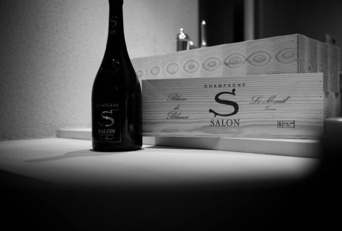 CHAMPAGNE SALON(シャンパーニュ サロン) 2012(2012ヴィンテージ)
FRANCE フランス シャンパーニュ地方 BLANC DE BLANC BRUT ブランドブラン ブリュット ル・メニル・シュル・オジェ CHARDONNAY100% シャルドネ100% サロン・ドゥラモット 世界最高峰のシャンパーニュ ディディエ・ドゥポン社長
「サロンの庭」 サロンの創始者ウジェーヌ=エメ・サロンは毛皮商の出身で、シャンパーニュ好きが高じてシャンパーニュ造りにのめり込んでいった。1905年、史上初のヴィンテージを生み出すものの、1920年まで友人と周囲の愛好家だけに振舞ってきた。そして1920年、正式にメゾン・サロンを設立した。シャンパーニュ・サロンは本社に付随する1ヘクタールの自社畑とル・メニル・シュル・オジェにある19の小さな区画から、同じ年に収穫されたシャルドネ種のブドウだけで造られている。しかもブドウの当たり年だけに製造され、1回の生産量は6~8万本。シャンパーニュ・サロンが生まれてから1世紀の間で、たったの37ヴィンテージというから、希少価値の高さがうかがえる。熟成期間は最低8~12年。そして100年寝かせてもおいしく飲めるというのだ!出荷の大半が高級レストランに卸されるめ、なかなか市場に出回らないのが残念なところ。
CHAMPAGNE SALON (シャンパーニュ サロン) BLANC DE BLANC BRUT 2013 (ブラン・ド・ブラン ブリュット 2013ヴィンテージ)(株)富屋酒店 かぶしきがいしゃ とみやさけてん カブシキガイシャ トミヤサケテン TOMIYA SAKETEN 愛知県名古屋市瑞穂区上坂町1-41-2 地酒屋 豊盃 HOUHAI ほうはい ホーハイ 三浦酒造 MIURASHUZO日高見 ひたかみ ヒタカミ HITAKAMI 平孝酒造 HIRAKOSHUZO 天の戸 アマノト あまのと AMANOTO 浅舞酒造 ASAMAISHUZO 飛露喜 HIROKISHUZOHONTEN 廣木酒造本店 HIROK 大那 DAINA ダイナ だいな 菊の里酒造 KIKUNOSATOSHUZO 旭興 KYOKUKO きょくこう キョクコウ 渡邉酒造 WATANABESHUZO 仙禽 SENKIN せんきん センキン(株)せんきん SENKIN鶴齢 カクレイ かくれい KAKUREI 青木酒造 AOKISHUZO謙信 ケンシン けんしん KENSHIN池田屋酒造 IKEDAYASHUZO 白岳仙 HAKUGAKUSEN ハクガクセン はくがくせん 安本酒造 YASUMOTOSHUZO 群馬泉 グンマイズミ ぐんまいずみ 島岡酒造 SHIMAOKASHUZO 喜久醉 きくよい キクヨイKIKUYOI 青島酒造 AOSHIMASHUZO 長珍 ちょうちん チョウチン長珍酒造CHOCHINSHUZO みねたからみりん 峯寳 味醂 一子相伝 ミネタカラ いっしそうでん イッシソウデン 小笠原味醂 OGASAWARA MIRIN
瀧自慢 たきじまん タキジマン 瀧自慢酒造 TAKIZIMANSHUZO 田光 TABIKA 早川酒造 HAYAKAWASHUZO 作 ZAKU ざく ザク 清水清三郎商店 SHIMIZUSEIZABUROSHOTEN 篠峯 櫛羅 しのみね シノミネ くじら クジラ 千代酒造 CHIYOSHUZO 雑賀 さいか サイカ 九重雑賀 KOKONOESAIKA 紀土 鶴梅 無量山 きっど キッド KID ツルウメ つるうめ TURUUME ムリョウザン むりょうざん MURYOZAN 平和酒造 HEIWASHUZO 蒼空 そうくう ソウクウ SÔKÛ 藤岡酒造 HUJIOKASHUZO 宝剣 HOUKEN 宝剣酒造 ほうけんしゅぞう ホウケンシュゾウ HOKENSHUZO 清酒竹鶴 小笹屋竹鶴 せいしゅたけつる セイシュタケツル おささやたけつる オササヤタケツル 竹鶴酒造 TAKETURUSHUZO
石鎚 いしづち イシヅチ 石鎚酒造 ISHIDUCHISHUZO 土佐しらぎく とさしらぎく トサシラギク 仙頭酒造場 せんとうしゅぞうじょう SENDOSHUZOZYO
ブルゴーニュワイン BOURGOGNE ボルドーワイン BORDEAUXカリフォルニアワイン CALIFORNIA シャンパーニュ SHAMPAGNEアルザスワイン ALSACE ドイツワイン WEIN GERMAN WINE 専門店 ライカM11 ズミルックス50 レンズ 代表 上田豊二 きき酒師 焼酎アドバイザー シャンパーニュシュヴァリエ 堀田駅より徒歩10分 熱田神宮駅より徒歩10分
市バス 牛巻より徒歩3分 地下鉄堀田駅より徒歩15分 名古屋高速堀田出口より車で2分 牛巻交差点より徒歩5分 レトロ街並み 瓦屋根 裏道 大通りより二本入る CLASSIC CARクラッシックカー CLASSIC BIKE クラッシックバイク INTERIA インテリア FASHION ファッション MUSIC 音楽 LOVE SAKE SHOP 酒屋
センス クリエイト おたく MANIAマニア MOVIE 映画 CINEMA シネマ 2024年春オープン予定 いいねタウン瑞穂 iiNE マルシェ内 グランクレア瑞穂 いいねタウン瑞穂 愛知県名古屋市瑞穂区宝田町四丁目2番、3番2 春敲町三丁目23番1(地番) 魚太郎 UOTARO MIZUHO うおたろう ウオタロウ なごやみずほてん ナゴヤミズホテン 名古屋瑞穂店 車で1分 徒歩5分 丸明 瑞穂店 MARUAKI MIZUHO マルアキ ミズホテン まるあき みずほてん 徒歩10分 車3分 焼肉 美奈登 ヤキニクミナト やきにくみなと YAKINIKU MINATO 車で2分 徒歩10分 どての品川 DOTENO SHINAGAWA ドテノシナガワ どてのしながわ 車で30秒 徒歩1分昇福亭 SHOHUKUTEI しょうふくてい ショウフクテイ 街中華 マニア 大盛り 個性派 車で5分 徒歩15分 名店 近くにたくさんあり 堀田バンザイ 牛巻バンザイ 名古屋のへそ
ブルゴーニュワイン BOURGOGNE ボルドーワイン BORDEAUXカリフォルニアワイン CALIFORNIA シャンパーニュ SHAMPAGNEアルザスワイン ALSACE ドイツワイン WEIN GERMAN WINE 専門店 ライカM11 ズミルックス50 レンズ 代表 上田豊二 きき酒師 焼酎アドバイザー シャンパーニュシュヴァリエ 堀田駅より徒歩10分 熱田神宮駅より徒歩10分
市バス 牛巻より徒歩3分 地下鉄堀田駅より徒歩15分 名古屋高速堀田出口より車で2分 牛巻交差点より徒歩5分 レトロ街並み 瓦屋根 裏道 大通りより二本入る CLASSIC CARクラッシックカー CLASSIC BIKE クラッシックバイク INTERIA インテリア FASHION ファッション MUSIC 音楽 LOVE SAKE SHOP 酒屋
センス クリエイト おたく MANIAマニア MOVIE 映画 CINEMA シネマ 2024年春オープン予定 いいねタウン瑞穂 iiNE マルシェ内 グランクレア瑞穂 いいねタウン瑞穂 愛知県名古屋市瑞穂区宝田町四丁目2番、3番2 春敲町三丁目23番1(地番) 魚太郎 UOTARO MIZUHO うおたろう ウオタロウ なごやみずほてん ナゴヤミズホテン 名古屋瑞穂店 車で1分 徒歩5分 丸明 瑞穂店 MARUAKI MIZUHO マルアキ ミズホテン まるあき みずほてん 徒歩10分 車3分 焼肉 美奈登 ヤキニクミナト やきにくみなと YAKINIKU MINATO 車で2分 徒歩10分 どての品川 DOTENO SHINAGAWA ドテノシナガワ どてのしながわ 車で30秒 徒歩1分昇福亭 SHOHUKUTEI しょうふくてい ショウフクテイ 街中華 マニア 大盛り 個性派 車で5分 徒歩15分 名店 近くにたくさんあり 堀田バンザイ 牛巻バンザイ 名古屋のへそ
CHAMPAGNE SALON (シャンパーニュ サロン) BLANC DE BLANCS BRUT 2002 (ブラン・ド・ブラン ブリュット 2002ヴィンテージ)1500ml MUGNUM SIZE(マグナム サイズ)