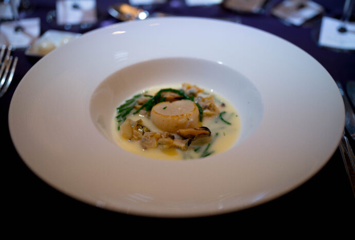 
CHASSAGNE-MONTRACHET（シャサーニュ・モンラッシェ）9 WINERY TAISTING（9生産者ディナー）IN MANDALIN TOKYO（マンダリン東京）
株式会社 ラック・コーポレーション主催
参加生産者


PIEER-YVES COLIN-MOREY（ピエール－イヴ・コラン－モレ）
CAROLINE MOREY（カロリーヌ・モレ）
VINCENT E SOPHIE MOREY（ヴァンサン・エ・ソフィー・モレ）
MARC COLIN ET FILS（マルク・コラン・エ・セ・フィス）
JOSEPH COLIN（ジョゼフ・コラン）
BRUNO COLIN（ブリュノ・コラン）
PHILIPPE COLIN（フィリップ・コラン）
SIMON COLIN（シモン・コラン）
GUY AMIOT ET FILS（ギィ・アミヨ・エ・フィス）
（株）富屋酒店 かぶしきがいしゃ とみやさけてん カブシキガイシャ　トミヤサケテン TOMIYA SAKETEN 　愛知県名古屋市瑞穂区上坂町1-41-2　地酒屋　豊盃　HOUHAI ほうはい　ホーハイ　三浦酒造  MIURASHUZO日高見　ひたかみ　ヒタカミ HITAKAMI  平孝酒造　HIRAKOSHUZO 天の戸 アマノト　あまのと　AMANOTO　浅舞酒造ASAMAISHUZO　飛露喜 HIROKISHUZOHONTEN　廣木酒造本店　HIROK　大那 DAINA　ダイナ　だいな　菊の里酒造　KIKUNOSATOSHUZO　旭興　KYOKUKO　きょくこう　キョクコウ　渡邉酒造　WATANABESHUZO　仙禽 SENKIN　せんきん　センキン（株）せんきん SENKIN鶴齢　カクレイ　かくれい KAKUREI　青木酒造　AOKISHUZO謙信 ケンシン　けんしん KENSHIN池田屋酒造 IKEDAYASHUZO 白岳仙 HAKUGAKUSEN　ハクガクセン　はくがくせん　安本酒造 YASUMOTOSHUZO 群馬泉 グンマイズミ　ぐんまいずみ 島岡酒造 SHIMAOKASHUZO  喜久醉 きくよい キクヨイKIKUYOI 青島酒造 AOSHIMASHUZO 長珍 ちょうちん　チョウチン長珍酒造CHOCHINSHUZO　みねたからみりん　峯寳 味醂　一子相伝 ミネタカラ　いっしそうでん　イッシソウデン　小笠原味醂 OGASAWARA MIRIN

瀧自慢　たきじまん　タキジマン　瀧自慢酒造　TAKIZIMANSHUZO　田光　TABIKA 早川酒造  HAYAKAWASHUZO　作　ZAKU ざく ザク 清水清三郎商店 SHIMIZUSEIZABUROSHOTEN  篠峯　櫛羅　しのみね　シノミネ　くじら　クジラ　千代酒造　CHIYOSHUZO　雑賀　さいか　サイカ　九重雑賀  KOKONOESAIKA　紀土　鶴梅　無量山　きっど　キッド　KID 　ツルウメ　つるうめ　TURUUME　ムリョウザン　むりょうざん　MURYOZAN　平和酒造　HEIWASHUZO　蒼空　そうくう　ソウクウ　SÔKÛ　藤岡酒造　HUJIOKASHUZO 　宝剣　HOUKEN  宝剣酒造　ほうけんしゅぞう　ホウケンシュゾウ　HOKENSHUZO　清酒竹鶴　小笹屋竹鶴　せいしゅたけつる　セイシュタケツル　おささやたけつる　オササヤタケツル　竹鶴酒造　TAKETURUSHUZO
石鎚　いしづち　イシヅチ　石鎚酒造　ISHIDUCHISHUZO　土佐しらぎく　とさしらぎく　トサシラギク　仙頭酒造場　せんとうしゅぞうじょう　SENDOSHUZOZYO
　
 ブルゴーニュワイン　BOURGOGNE  ボルドーワイン　BORDEAUXカリフォルニアワイン CALIFORNIA  シャンパーニュ  SHAMPAGNEアルザスワイン ALSACE ドイツワイン WEIN GERMAN WINE 専門店　ライカM11　ズミルックス50　レンズ　代表　上田豊二　　きき酒師　焼酎アドバイザー　シャンパーニュシュヴァリエ　堀田駅より徒歩10分　熱田神宮駅より徒歩10分
市バス　牛巻より徒歩３分　地下鉄堀田駅より徒歩１５分　名古屋高速堀田出口より車で２分　牛巻交差点より徒歩５分　レトロ街並み　瓦屋根　裏道　大通りより二本入る　CLASSIC CARクラッシックカー CLASSIC BIKE　クラッシックバイク INTERIA　インテリア　　FASHION　ファッション　MUSIC　音楽　LOVE　SAKE SHOP　酒屋
センス　クリエイト　おたく　　MANIAマニア MOVIE　映画　CINEMA シネマ　2024年春オープン予定 いいねタウン瑞穂 iiNE マルシェ内　グランクレア瑞穂 いいねタウン瑞穂  愛知県名古屋市瑞穂区宝田町四丁目2番、3番2　春敲町三丁目23番1（地番） 魚太郎　UOTARO MIZUHO うおたろう　ウオタロウ　なごやみずほてん　ナゴヤミズホテン　 名古屋瑞穂店  車で1分　徒歩5分　丸明 瑞穂店  MARUAKI MIZUHO　マルアキ ミズホテン　まるあき みずほてん　 徒歩10分　車3分　焼肉 美奈登  ヤキニクミナト　やきにくみなと YAKINIKU MINATO 車で2分　徒歩10分  どての品川　DOTENO SHINAGAWA　ドテノシナガワ　どてのしながわ　車で30秒　徒歩1分昇福亭　SHOHUKUTEI しょうふくてい　ショウフクテイ 街中華　マニア　大盛り　個性派  車で5分　徒歩15分  名店 近くにたくさんあり　堀田バンザイ　牛巻バンザイ　名古屋のへそ


