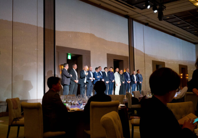 
CHASSAGNE-MONTRACHET（シャサーニュ・モンラッシェ）9 WINERY TAISTING（9生産者ディナー）IN MANDALIN TOKYO（マンダリン東京）
株式会社 ラック・コーポレーション主催
参加生産者


PIEER-YVES COLIN-MOREY（ピエール－イヴ・コラン－モレ）
CAROLINE MOREY（カロリーヌ・モレ）
VINCENT E SOPHIE MOREY（ヴァンサン・エ・ソフィー・モレ）
MARC COLIN ET FILS（マルク・コラン・エ・セ・フィス）
JOSEPH COLIN（ジョゼフ・コラン）
BRUNO COLIN（ブリュノ・コラン）
PHILIPPE COLIN（フィリップ・コラン）
SIMON COLIN（シモン・コラン）
GUY AMIOT ET FILS（ギィ・アミヨ・エ・フィス）
（株）富屋酒店 かぶしきがいしゃ とみやさけてん カブシキガイシャ　トミヤサケテン TOMIYA SAKETEN 　愛知県名古屋市瑞穂区上坂町1-41-2　地酒屋　豊盃　HOUHAI ほうはい　ホーハイ　三浦酒造  MIURASHUZO日高見　ひたかみ　ヒタカミ HITAKAMI  平孝酒造　HIRAKOSHUZO 天の戸 アマノト　あまのと　AMANOTO　浅舞酒造ASAMAISHUZO　飛露喜 HIROKISHUZOHONTEN　廣木酒造本店　HIROK　大那 DAINA　ダイナ　だいな　菊の里酒造　KIKUNOSATOSHUZO　旭興　KYOKUKO　きょくこう　キョクコウ　渡邉酒造　WATANABESHUZO　仙禽 SENKIN　せんきん　センキン（株）せんきん SENKIN鶴齢　カクレイ　かくれい KAKUREI　青木酒造　AOKISHUZO謙信 ケンシン　けんしん KENSHIN池田屋酒造 IKEDAYASHUZO 白岳仙 HAKUGAKUSEN　ハクガクセン　はくがくせん　安本酒造 YASUMOTOSHUZO 群馬泉 グンマイズミ　ぐんまいずみ 島岡酒造 SHIMAOKASHUZO  喜久醉 きくよい キクヨイKIKUYOI 青島酒造 AOSHIMASHUZO 長珍 ちょうちん　チョウチン長珍酒造CHOCHINSHUZO　みねたからみりん　峯寳 味醂　一子相伝 ミネタカラ　いっしそうでん　イッシソウデン　小笠原味醂 OGASAWARA MIRIN

瀧自慢　たきじまん　タキジマン　瀧自慢酒造　TAKIZIMANSHUZO　田光　TABIKA 早川酒造  HAYAKAWASHUZO　作　ZAKU ざく ザク 清水清三郎商店 SHIMIZUSEIZABUROSHOTEN  篠峯　櫛羅　しのみね　シノミネ　くじら　クジラ　千代酒造　CHIYOSHUZO　雑賀　さいか　サイカ　九重雑賀  KOKONOESAIKA　紀土　鶴梅　無量山　きっど　キッド　KID 　ツルウメ　つるうめ　TURUUME　ムリョウザン　むりょうざん　MURYOZAN　平和酒造　HEIWASHUZO　蒼空　そうくう　ソウクウ　SÔKÛ　藤岡酒造　HUJIOKASHUZO 　宝剣　HOUKEN  宝剣酒造　ほうけんしゅぞう　ホウケンシュゾウ　HOKENSHUZO　清酒竹鶴　小笹屋竹鶴　せいしゅたけつる　セイシュタケツル　おささやたけつる　オササヤタケツル　竹鶴酒造　TAKETURUSHUZO
石鎚　いしづち　イシヅチ　石鎚酒造　ISHIDUCHISHUZO　土佐しらぎく　とさしらぎく　トサシラギク　仙頭酒造場　せんとうしゅぞうじょう　SENDOSHUZOZYO
　
 ブルゴーニュワイン　BOURGOGNE  ボルドーワイン　BORDEAUXカリフォルニアワイン CALIFORNIA  シャンパーニュ  SHAMPAGNEアルザスワイン ALSACE ドイツワイン WEIN GERMAN WINE 専門店　ライカM11　ズミルックス50　レンズ　代表　上田豊二　　きき酒師　焼酎アドバイザー　シャンパーニュシュヴァリエ　堀田駅より徒歩10分　熱田神宮駅より徒歩10分
市バス　牛巻より徒歩３分　地下鉄堀田駅より徒歩１５分　名古屋高速堀田出口より車で２分　牛巻交差点より徒歩５分　レトロ街並み　瓦屋根　裏道　大通りより二本入る　CLASSIC CARクラッシックカー CLASSIC BIKE　クラッシックバイク INTERIA　インテリア　　FASHION　ファッション　MUSIC　音楽　LOVE　SAKE SHOP　酒屋
センス　クリエイト　おたく　　MANIAマニア MOVIE　映画　CINEMA シネマ　2024年春オープン予定 いいねタウン瑞穂 iiNE マルシェ内　グランクレア瑞穂 いいねタウン瑞穂  愛知県名古屋市瑞穂区宝田町四丁目2番、3番2　春敲町三丁目23番1（地番） 魚太郎　UOTARO MIZUHO うおたろう　ウオタロウ　なごやみずほてん　ナゴヤミズホテン　 名古屋瑞穂店  車で1分　徒歩5分　丸明 瑞穂店  MARUAKI MIZUHO　マルアキ ミズホテン　まるあき みずほてん　 徒歩10分　車3分　焼肉 美奈登  ヤキニクミナト　やきにくみなと YAKINIKU MINATO 車で2分　徒歩10分  どての品川　DOTENO SHINAGAWA　ドテノシナガワ　どてのしながわ　車で30秒　徒歩1分昇福亭　SHOHUKUTEI しょうふくてい　ショウフクテイ 街中華　マニア　大盛り　個性派  車で5分　徒歩15分  名店 近くにたくさんあり　堀田バンザイ　牛巻バンザイ　名古屋のへそ


