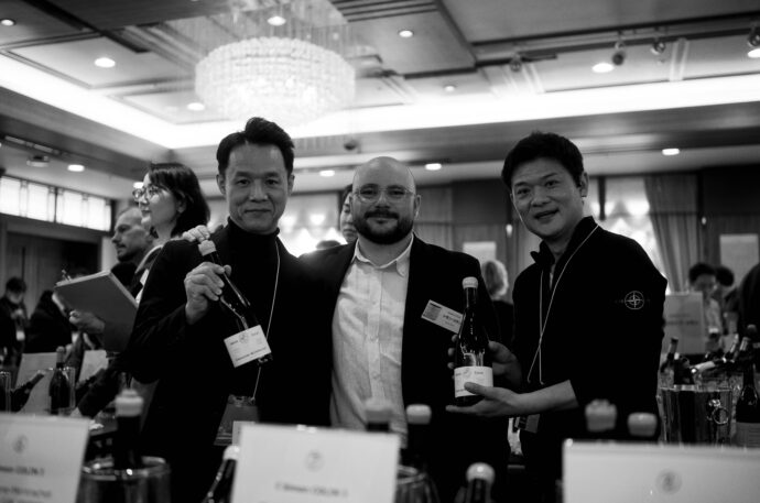 
CHASSAGNE-MONTRACHET（シャサーニュ・モンラッシェ）9 WINERY TAISTING（9生産者 試飲会）IN MEIJI KINENKAN（明治記念館）
株式会社 ラック・コーポレーション主催
参加生産者


PIEER-YVES COLIN-MOREY（ピエール－イヴ・コラン－モレ）
CAROLINE MOREY（カロリーヌ・モレ）
VINCENT E SOPHIE MOREY（ヴァンサン・エ・ソフィー・モレ）
MARC COLIN ET FILS（マルク・コラン・エ・セ・フィス）
JOSEPH COLIN（ジョゼフ・コラン）
BRUNO COLIN（ブリュノ・コラン）
PHILIPPE COLIN（フィリップ・コラン）
SIMON COLIN（シモン・コラン）
GUY AMIOT ET FILS（ギィ・アミヨ・エ・フィス）
（株）富屋酒店 かぶしきがいしゃ とみやさけてん カブシキガイシャ　トミヤサケテン TOMIYA SAKETEN 　愛知県名古屋市瑞穂区上坂町1-41-2　地酒屋　豊盃　HOUHAI ほうはい　ホーハイ　三浦酒造  MIURASHUZO日高見　ひたかみ　ヒタカミ HITAKAMI  平孝酒造　HIRAKOSHUZO 天の戸 アマノト　あまのと　AMANOTO　浅舞酒造ASAMAISHUZO　飛露喜 HIROKISHUZOHONTEN　廣木酒造本店　HIROK　大那 DAINA　ダイナ　だいな　菊の里酒造　KIKUNOSATOSHUZO　旭興　KYOKUKO　きょくこう　キョクコウ　渡邉酒造　WATANABESHUZO　仙禽 SENKIN　せんきん　センキン（株）せんきん SENKIN鶴齢　カクレイ　かくれい KAKUREI　青木酒造　AOKISHUZO謙信 ケンシン　けんしん KENSHIN池田屋酒造 IKEDAYASHUZO 白岳仙 HAKUGAKUSEN　ハクガクセン　はくがくせん　安本酒造 YASUMOTOSHUZO 群馬泉 グンマイズミ　ぐんまいずみ 島岡酒造 SHIMAOKASHUZO  喜久醉 きくよい キクヨイKIKUYOI 青島酒造 AOSHIMASHUZO 長珍 ちょうちん　チョウチン長珍酒造CHOCHINSHUZO　みねたからみりん　峯寳 味醂　一子相伝 ミネタカラ　いっしそうでん　イッシソウデン　小笠原味醂 OGASAWARA MIRIN

瀧自慢　たきじまん　タキジマン　瀧自慢酒造　TAKIZIMANSHUZO　田光　TABIKA 早川酒造  HAYAKAWASHUZO　作　ZAKU ざく ザク 清水清三郎商店 SHIMIZUSEIZABUROSHOTEN  篠峯　櫛羅　しのみね　シノミネ　くじら　クジラ　千代酒造　CHIYOSHUZO　雑賀　さいか　サイカ　九重雑賀  KOKONOESAIKA　紀土　鶴梅　無量山　きっど　キッド　KID 　ツルウメ　つるうめ　TURUUME　ムリョウザン　むりょうざん　MURYOZAN　平和酒造　HEIWASHUZO　蒼空　そうくう　ソウクウ　SÔKÛ　藤岡酒造　HUJIOKASHUZO 　宝剣　HOUKEN  宝剣酒造　ほうけんしゅぞう　ホウケンシュゾウ　HOKENSHUZO　清酒竹鶴　小笹屋竹鶴　せいしゅたけつる　セイシュタケツル　おささやたけつる　オササヤタケツル　竹鶴酒造　TAKETURUSHUZO
石鎚　いしづち　イシヅチ　石鎚酒造　ISHIDUCHISHUZO　土佐しらぎく　とさしらぎく　トサシラギク　仙頭酒造場　せんとうしゅぞうじょう　SENDOSHUZOZYO
　
 ブルゴーニュワイン　BOURGOGNE  ボルドーワイン　BORDEAUXカリフォルニアワイン CALIFORNIA  シャンパーニュ  SHAMPAGNEアルザスワイン ALSACE ドイツワイン WEIN GERMAN WINE 専門店　ライカM11　ズミルックス50　レンズ　代表　上田豊二　　きき酒師　焼酎アドバイザー　シャンパーニュシュヴァリエ　堀田駅より徒歩10分　熱田神宮駅より徒歩10分
市バス　牛巻より徒歩３分　地下鉄堀田駅より徒歩１５分　名古屋高速堀田出口より車で２分　牛巻交差点より徒歩５分　レトロ街並み　瓦屋根　裏道　大通りより二本入る　CLASSIC CARクラッシックカー CLASSIC BIKE　クラッシックバイク INTERIA　インテリア　　FASHION　ファッション　MUSIC　音楽　LOVE　SAKE SHOP　酒屋
センス　クリエイト　おたく　　MANIAマニア MOVIE　映画　CINEMA シネマ　2024年春オープン予定 いいねタウン瑞穂 iiNE マルシェ内　グランクレア瑞穂 いいねタウン瑞穂  愛知県名古屋市瑞穂区宝田町四丁目2番、3番2　春敲町三丁目23番1（地番） 魚太郎　UOTARO MIZUHO うおたろう　ウオタロウ　なごやみずほてん　ナゴヤミズホテン　 名古屋瑞穂店  車で1分　徒歩5分　丸明 瑞穂店  MARUAKI MIZUHO　マルアキ ミズホテン　まるあき みずほてん　 徒歩10分　車3分　焼肉 美奈登  ヤキニクミナト　やきにくみなと YAKINIKU MINATO 車で2分　徒歩10分  どての品川　DOTENO SHINAGAWA　ドテノシナガワ　どてのしながわ　車で30秒　徒歩1分昇福亭　SHOHUKUTEI しょうふくてい　ショウフクテイ 街中華　マニア　大盛り　個性派  車で5分　徒歩15分  名店 近くにたくさんあり　堀田バンザイ　牛巻バンザイ　名古屋のへそ


