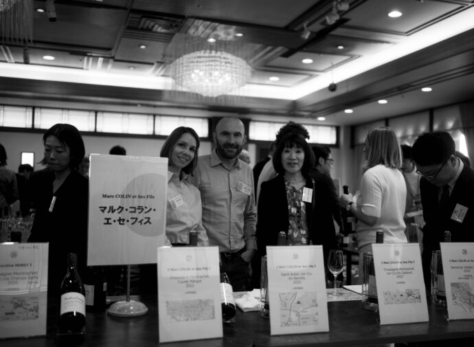 
CHASSAGNE-MONTRACHET（シャサーニュ・モンラッシェ）9 WINERY TAISTING（9生産者 試飲会）IN MEIJI KINENKAN（明治記念館）
株式会社 ラック・コーポレーション主催
参加生産者


PIEER-YVES COLIN-MOREY（ピエール－イヴ・コラン－モレ）
CAROLINE MOREY（カロリーヌ・モレ）
VINCENT E SOPHIE MOREY（ヴァンサン・エ・ソフィー・モレ）
MARC COLIN ET FILS（マルク・コラン・エ・セ・フィス）
JOSEPH COLIN（ジョゼフ・コラン）
BRUNO COLIN（ブリュノ・コラン）
PHILIPPE COLIN（フィリップ・コラン）
SIMON COLIN（シモン・コラン）
GUY AMIOT ET FILS（ギィ・アミヨ・エ・フィス）
（株）富屋酒店 かぶしきがいしゃ とみやさけてん カブシキガイシャ　トミヤサケテン TOMIYA SAKETEN 　愛知県名古屋市瑞穂区上坂町1-41-2　地酒屋　豊盃　HOUHAI ほうはい　ホーハイ　三浦酒造  MIURASHUZO日高見　ひたかみ　ヒタカミ HITAKAMI  平孝酒造　HIRAKOSHUZO 天の戸 アマノト　あまのと　AMANOTO　浅舞酒造ASAMAISHUZO　飛露喜 HIROKISHUZOHONTEN　廣木酒造本店　HIROK　大那 DAINA　ダイナ　だいな　菊の里酒造　KIKUNOSATOSHUZO　旭興　KYOKUKO　きょくこう　キョクコウ　渡邉酒造　WATANABESHUZO　仙禽 SENKIN　せんきん　センキン（株）せんきん SENKIN鶴齢　カクレイ　かくれい KAKUREI　青木酒造　AOKISHUZO謙信 ケンシン　けんしん KENSHIN池田屋酒造 IKEDAYASHUZO 白岳仙 HAKUGAKUSEN　ハクガクセン　はくがくせん　安本酒造 YASUMOTOSHUZO 群馬泉 グンマイズミ　ぐんまいずみ 島岡酒造 SHIMAOKASHUZO  喜久醉 きくよい キクヨイKIKUYOI 青島酒造 AOSHIMASHUZO 長珍 ちょうちん　チョウチン長珍酒造CHOCHINSHUZO　みねたからみりん　峯寳 味醂　一子相伝 ミネタカラ　いっしそうでん　イッシソウデン　小笠原味醂 OGASAWARA MIRIN

瀧自慢　たきじまん　タキジマン　瀧自慢酒造　TAKIZIMANSHUZO　田光　TABIKA 早川酒造  HAYAKAWASHUZO　作　ZAKU ざく ザク 清水清三郎商店 SHIMIZUSEIZABUROSHOTEN  篠峯　櫛羅　しのみね　シノミネ　くじら　クジラ　千代酒造　CHIYOSHUZO　雑賀　さいか　サイカ　九重雑賀  KOKONOESAIKA　紀土　鶴梅　無量山　きっど　キッド　KID 　ツルウメ　つるうめ　TURUUME　ムリョウザン　むりょうざん　MURYOZAN　平和酒造　HEIWASHUZO　蒼空　そうくう　ソウクウ　SÔKÛ　藤岡酒造　HUJIOKASHUZO 　宝剣　HOUKEN  宝剣酒造　ほうけんしゅぞう　ホウケンシュゾウ　HOKENSHUZO　清酒竹鶴　小笹屋竹鶴　せいしゅたけつる　セイシュタケツル　おささやたけつる　オササヤタケツル　竹鶴酒造　TAKETURUSHUZO
石鎚　いしづち　イシヅチ　石鎚酒造　ISHIDUCHISHUZO　土佐しらぎく　とさしらぎく　トサシラギク　仙頭酒造場　せんとうしゅぞうじょう　SENDOSHUZOZYO
　
 ブルゴーニュワイン　BOURGOGNE  ボルドーワイン　BORDEAUXカリフォルニアワイン CALIFORNIA  シャンパーニュ  SHAMPAGNEアルザスワイン ALSACE ドイツワイン WEIN GERMAN WINE 専門店　ライカM11　ズミルックス50　レンズ　代表　上田豊二　　きき酒師　焼酎アドバイザー　シャンパーニュシュヴァリエ　堀田駅より徒歩10分　熱田神宮駅より徒歩10分
市バス　牛巻より徒歩３分　地下鉄堀田駅より徒歩１５分　名古屋高速堀田出口より車で２分　牛巻交差点より徒歩５分　レトロ街並み　瓦屋根　裏道　大通りより二本入る　CLASSIC CARクラッシックカー CLASSIC BIKE　クラッシックバイク INTERIA　インテリア　　FASHION　ファッション　MUSIC　音楽　LOVE　SAKE SHOP　酒屋
センス　クリエイト　おたく　　MANIAマニア MOVIE　映画　CINEMA シネマ　2024年春オープン予定 いいねタウン瑞穂 iiNE マルシェ内　グランクレア瑞穂 いいねタウン瑞穂  愛知県名古屋市瑞穂区宝田町四丁目2番、3番2　春敲町三丁目23番1（地番） 魚太郎　UOTARO MIZUHO うおたろう　ウオタロウ　なごやみずほてん　ナゴヤミズホテン　 名古屋瑞穂店  車で1分　徒歩5分　丸明 瑞穂店  MARUAKI MIZUHO　マルアキ ミズホテン　まるあき みずほてん　 徒歩10分　車3分　焼肉 美奈登  ヤキニクミナト　やきにくみなと YAKINIKU MINATO 車で2分　徒歩10分  どての品川　DOTENO SHINAGAWA　ドテノシナガワ　どてのしながわ　車で30秒　徒歩1分昇福亭　SHOHUKUTEI しょうふくてい　ショウフクテイ 街中華　マニア　大盛り　個性派  車で5分　徒歩15分  名店 近くにたくさんあり　堀田バンザイ　牛巻バンザイ　名古屋のへそ


