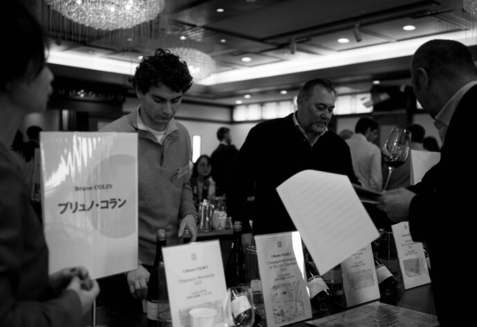 
CHASSAGNE-MONTRACHET（シャサーニュ・モンラッシェ）9 WINERY TAISTING（9生産者 試飲会）IN MEIJI KINENKAN（明治記念館）
株式会社 ラック・コーポレーション主催
参加生産者


PIEER-YVES COLIN-MOREY（ピエール－イヴ・コラン－モレ）
CAROLINE MOREY（カロリーヌ・モレ）
VINCENT E SOPHIE MOREY（ヴァンサン・エ・ソフィー・モレ）
MARC COLIN ET FILS（マルク・コラン・エ・セ・フィス）
JOSEPH COLIN（ジョゼフ・コラン）
BRUNO COLIN（ブリュノ・コラン）
PHILIPPE COLIN（フィリップ・コラン）
SIMON COLIN（シモン・コラン）
GUY AMIOT ET FILS（ギィ・アミヨ・エ・フィス）
（株）富屋酒店 かぶしきがいしゃ とみやさけてん カブシキガイシャ　トミヤサケテン TOMIYA SAKETEN 　愛知県名古屋市瑞穂区上坂町1-41-2　地酒屋　豊盃　HOUHAI ほうはい　ホーハイ　三浦酒造  MIURASHUZO日高見　ひたかみ　ヒタカミ HITAKAMI  平孝酒造　HIRAKOSHUZO 天の戸 アマノト　あまのと　AMANOTO　浅舞酒造ASAMAISHUZO　飛露喜 HIROKISHUZOHONTEN　廣木酒造本店　HIROK　大那 DAINA　ダイナ　だいな　菊の里酒造　KIKUNOSATOSHUZO　旭興　KYOKUKO　きょくこう　キョクコウ　渡邉酒造　WATANABESHUZO　仙禽 SENKIN　せんきん　センキン（株）せんきん SENKIN鶴齢　カクレイ　かくれい KAKUREI　青木酒造　AOKISHUZO謙信 ケンシン　けんしん KENSHIN池田屋酒造 IKEDAYASHUZO 白岳仙 HAKUGAKUSEN　ハクガクセン　はくがくせん　安本酒造 YASUMOTOSHUZO 群馬泉 グンマイズミ　ぐんまいずみ 島岡酒造 SHIMAOKASHUZO  喜久醉 きくよい キクヨイKIKUYOI 青島酒造 AOSHIMASHUZO 長珍 ちょうちん　チョウチン長珍酒造CHOCHINSHUZO　みねたからみりん　峯寳 味醂　一子相伝 ミネタカラ　いっしそうでん　イッシソウデン　小笠原味醂 OGASAWARA MIRIN

瀧自慢　たきじまん　タキジマン　瀧自慢酒造　TAKIZIMANSHUZO　田光　TABIKA 早川酒造  HAYAKAWASHUZO　作　ZAKU ざく ザク 清水清三郎商店 SHIMIZUSEIZABUROSHOTEN  篠峯　櫛羅　しのみね　シノミネ　くじら　クジラ　千代酒造　CHIYOSHUZO　雑賀　さいか　サイカ　九重雑賀  KOKONOESAIKA　紀土　鶴梅　無量山　きっど　キッド　KID 　ツルウメ　つるうめ　TURUUME　ムリョウザン　むりょうざん　MURYOZAN　平和酒造　HEIWASHUZO　蒼空　そうくう　ソウクウ　SÔKÛ　藤岡酒造　HUJIOKASHUZO 　宝剣　HOUKEN  宝剣酒造　ほうけんしゅぞう　ホウケンシュゾウ　HOKENSHUZO　清酒竹鶴　小笹屋竹鶴　せいしゅたけつる　セイシュタケツル　おささやたけつる　オササヤタケツル　竹鶴酒造　TAKETURUSHUZO
石鎚　いしづち　イシヅチ　石鎚酒造　ISHIDUCHISHUZO　土佐しらぎく　とさしらぎく　トサシラギク　仙頭酒造場　せんとうしゅぞうじょう　SENDOSHUZOZYO
　
 ブルゴーニュワイン　BOURGOGNE  ボルドーワイン　BORDEAUXカリフォルニアワイン CALIFORNIA  シャンパーニュ  SHAMPAGNEアルザスワイン ALSACE ドイツワイン WEIN GERMAN WINE 専門店　ライカM11　ズミルックス50　レンズ　代表　上田豊二　　きき酒師　焼酎アドバイザー　シャンパーニュシュヴァリエ　堀田駅より徒歩10分　熱田神宮駅より徒歩10分
市バス　牛巻より徒歩３分　地下鉄堀田駅より徒歩１５分　名古屋高速堀田出口より車で２分　牛巻交差点より徒歩５分　レトロ街並み　瓦屋根　裏道　大通りより二本入る　CLASSIC CARクラッシックカー CLASSIC BIKE　クラッシックバイク INTERIA　インテリア　　FASHION　ファッション　MUSIC　音楽　LOVE　SAKE SHOP　酒屋
センス　クリエイト　おたく　　MANIAマニア MOVIE　映画　CINEMA シネマ　2024年春オープン予定 いいねタウン瑞穂 iiNE マルシェ内　グランクレア瑞穂 いいねタウン瑞穂  愛知県名古屋市瑞穂区宝田町四丁目2番、3番2　春敲町三丁目23番1（地番） 魚太郎　UOTARO MIZUHO うおたろう　ウオタロウ　なごやみずほてん　ナゴヤミズホテン　 名古屋瑞穂店  車で1分　徒歩5分　丸明 瑞穂店  MARUAKI MIZUHO　マルアキ ミズホテン　まるあき みずほてん　 徒歩10分　車3分　焼肉 美奈登  ヤキニクミナト　やきにくみなと YAKINIKU MINATO 車で2分　徒歩10分  どての品川　DOTENO SHINAGAWA　ドテノシナガワ　どてのしながわ　車で30秒　徒歩1分昇福亭　SHOHUKUTEI しょうふくてい　ショウフクテイ 街中華　マニア　大盛り　個性派  車で5分　徒歩15分  名店 近くにたくさんあり　堀田バンザイ　牛巻バンザイ　名古屋のへそ


