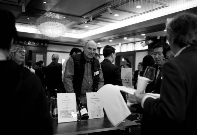 
CHASSAGNE-MONTRACHET（シャサーニュ・モンラッシェ）9 WINERY TAISTING（9生産者 試飲会）IN MEIJI KINENKAN（明治記念館）
株式会社 ラック・コーポレーション主催
参加生産者


PIEER-YVES COLIN-MOREY（ピエール－イヴ・コラン－モレ）
CAROLINE MOREY（カロリーヌ・モレ）
VINCENT E SOPHIE MOREY（ヴァンサン・エ・ソフィー・モレ）
MARC COLIN ET FILS（マルク・コラン・エ・セ・フィス）
JOSEPH COLIN（ジョゼフ・コラン）
BRUNO COLIN（ブリュノ・コラン）
PHILIPPE COLIN（フィリップ・コラン）
SIMON COLIN（シモン・コラン）
GUY AMIOT ET FILS（ギィ・アミヨ・エ・フィス）
（株）富屋酒店 かぶしきがいしゃ とみやさけてん カブシキガイシャ　トミヤサケテン TOMIYA SAKETEN 　愛知県名古屋市瑞穂区上坂町1-41-2　地酒屋　豊盃　HOUHAI ほうはい　ホーハイ　三浦酒造  MIURASHUZO日高見　ひたかみ　ヒタカミ HITAKAMI  平孝酒造　HIRAKOSHUZO 天の戸 アマノト　あまのと　AMANOTO　浅舞酒造ASAMAISHUZO　飛露喜 HIROKISHUZOHONTEN　廣木酒造本店　HIROK　大那 DAINA　ダイナ　だいな　菊の里酒造　KIKUNOSATOSHUZO　旭興　KYOKUKO　きょくこう　キョクコウ　渡邉酒造　WATANABESHUZO　仙禽 SENKIN　せんきん　センキン（株）せんきん SENKIN鶴齢　カクレイ　かくれい KAKUREI　青木酒造　AOKISHUZO謙信 ケンシン　けんしん KENSHIN池田屋酒造 IKEDAYASHUZO 白岳仙 HAKUGAKUSEN　ハクガクセン　はくがくせん　安本酒造 YASUMOTOSHUZO 群馬泉 グンマイズミ　ぐんまいずみ 島岡酒造 SHIMAOKASHUZO  喜久醉 きくよい キクヨイKIKUYOI 青島酒造 AOSHIMASHUZO 長珍 ちょうちん　チョウチン長珍酒造CHOCHINSHUZO　みねたからみりん　峯寳 味醂　一子相伝 ミネタカラ　いっしそうでん　イッシソウデン　小笠原味醂 OGASAWARA MIRIN

瀧自慢　たきじまん　タキジマン　瀧自慢酒造　TAKIZIMANSHUZO　田光　TABIKA 早川酒造  HAYAKAWASHUZO　作　ZAKU ざく ザク 清水清三郎商店 SHIMIZUSEIZABUROSHOTEN  篠峯　櫛羅　しのみね　シノミネ　くじら　クジラ　千代酒造　CHIYOSHUZO　雑賀　さいか　サイカ　九重雑賀  KOKONOESAIKA　紀土　鶴梅　無量山　きっど　キッド　KID 　ツルウメ　つるうめ　TURUUME　ムリョウザン　むりょうざん　MURYOZAN　平和酒造　HEIWASHUZO　蒼空　そうくう　ソウクウ　SÔKÛ　藤岡酒造　HUJIOKASHUZO 　宝剣　HOUKEN  宝剣酒造　ほうけんしゅぞう　ホウケンシュゾウ　HOKENSHUZO　清酒竹鶴　小笹屋竹鶴　せいしゅたけつる　セイシュタケツル　おささやたけつる　オササヤタケツル　竹鶴酒造　TAKETURUSHUZO
石鎚　いしづち　イシヅチ　石鎚酒造　ISHIDUCHISHUZO　土佐しらぎく　とさしらぎく　トサシラギク　仙頭酒造場　せんとうしゅぞうじょう　SENDOSHUZOZYO
　
 ブルゴーニュワイン　BOURGOGNE  ボルドーワイン　BORDEAUXカリフォルニアワイン CALIFORNIA  シャンパーニュ  SHAMPAGNEアルザスワイン ALSACE ドイツワイン WEIN GERMAN WINE 専門店　ライカM11　ズミルックス50　レンズ　代表　上田豊二　　きき酒師　焼酎アドバイザー　シャンパーニュシュヴァリエ　堀田駅より徒歩10分　熱田神宮駅より徒歩10分
市バス　牛巻より徒歩３分　地下鉄堀田駅より徒歩１５分　名古屋高速堀田出口より車で２分　牛巻交差点より徒歩５分　レトロ街並み　瓦屋根　裏道　大通りより二本入る　CLASSIC CARクラッシックカー CLASSIC BIKE　クラッシックバイク INTERIA　インテリア　　FASHION　ファッション　MUSIC　音楽　LOVE　SAKE SHOP　酒屋
センス　クリエイト　おたく　　MANIAマニア MOVIE　映画　CINEMA シネマ　2024年春オープン予定 いいねタウン瑞穂 iiNE マルシェ内　グランクレア瑞穂 いいねタウン瑞穂  愛知県名古屋市瑞穂区宝田町四丁目2番、3番2　春敲町三丁目23番1（地番） 魚太郎　UOTARO MIZUHO うおたろう　ウオタロウ　なごやみずほてん　ナゴヤミズホテン　 名古屋瑞穂店  車で1分　徒歩5分　丸明 瑞穂店  MARUAKI MIZUHO　マルアキ ミズホテン　まるあき みずほてん　 徒歩10分　車3分　焼肉 美奈登  ヤキニクミナト　やきにくみなと YAKINIKU MINATO 車で2分　徒歩10分  どての品川　DOTENO SHINAGAWA　ドテノシナガワ　どてのしながわ　車で30秒　徒歩1分昇福亭　SHOHUKUTEI しょうふくてい　ショウフクテイ 街中華　マニア　大盛り　個性派  車で5分　徒歩15分  名店 近くにたくさんあり　堀田バンザイ　牛巻バンザイ　名古屋のへそ


