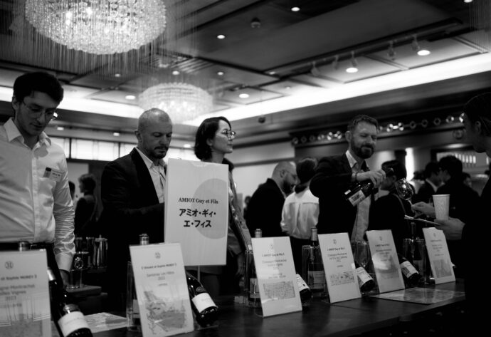 
CHASSAGNE-MONTRACHET（シャサーニュ・モンラッシェ）9 WINERY TAISTING（9生産者 試飲会）IN MEIJI KINENKAN（明治記念館）
株式会社 ラック・コーポレーション主催
参加生産者


PIEER-YVES COLIN-MOREY（ピエール－イヴ・コラン－モレ）
CAROLINE MOREY（カロリーヌ・モレ）
VINCENT E SOPHIE MOREY（ヴァンサン・エ・ソフィー・モレ）
MARC COLIN ET FILS（マルク・コラン・エ・セ・フィス）
JOSEPH COLIN（ジョゼフ・コラン）
BRUNO COLIN（ブリュノ・コラン）
PHILIPPE COLIN（フィリップ・コラン）
SIMON COLIN（シモン・コラン）
GUY AMIOT ET FILS（ギィ・アミヨ・エ・フィス）
（株）富屋酒店 かぶしきがいしゃ とみやさけてん カブシキガイシャ　トミヤサケテン TOMIYA SAKETEN 　愛知県名古屋市瑞穂区上坂町1-41-2　地酒屋　豊盃　HOUHAI ほうはい　ホーハイ　三浦酒造  MIURASHUZO日高見　ひたかみ　ヒタカミ HITAKAMI  平孝酒造　HIRAKOSHUZO 天の戸 アマノト　あまのと　AMANOTO　浅舞酒造ASAMAISHUZO　飛露喜 HIROKISHUZOHONTEN　廣木酒造本店　HIROK　大那 DAINA　ダイナ　だいな　菊の里酒造　KIKUNOSATOSHUZO　旭興　KYOKUKO　きょくこう　キョクコウ　渡邉酒造　WATANABESHUZO　仙禽 SENKIN　せんきん　センキン（株）せんきん SENKIN鶴齢　カクレイ　かくれい KAKUREI　青木酒造　AOKISHUZO謙信 ケンシン　けんしん KENSHIN池田屋酒造 IKEDAYASHUZO 白岳仙 HAKUGAKUSEN　ハクガクセン　はくがくせん　安本酒造 YASUMOTOSHUZO 群馬泉 グンマイズミ　ぐんまいずみ 島岡酒造 SHIMAOKASHUZO  喜久醉 きくよい キクヨイKIKUYOI 青島酒造 AOSHIMASHUZO 長珍 ちょうちん　チョウチン長珍酒造CHOCHINSHUZO　みねたからみりん　峯寳 味醂　一子相伝 ミネタカラ　いっしそうでん　イッシソウデン　小笠原味醂 OGASAWARA MIRIN

瀧自慢　たきじまん　タキジマン　瀧自慢酒造　TAKIZIMANSHUZO　田光　TABIKA 早川酒造  HAYAKAWASHUZO　作　ZAKU ざく ザク 清水清三郎商店 SHIMIZUSEIZABUROSHOTEN  篠峯　櫛羅　しのみね　シノミネ　くじら　クジラ　千代酒造　CHIYOSHUZO　雑賀　さいか　サイカ　九重雑賀  KOKONOESAIKA　紀土　鶴梅　無量山　きっど　キッド　KID 　ツルウメ　つるうめ　TURUUME　ムリョウザン　むりょうざん　MURYOZAN　平和酒造　HEIWASHUZO　蒼空　そうくう　ソウクウ　SÔKÛ　藤岡酒造　HUJIOKASHUZO 　宝剣　HOUKEN  宝剣酒造　ほうけんしゅぞう　ホウケンシュゾウ　HOKENSHUZO　清酒竹鶴　小笹屋竹鶴　せいしゅたけつる　セイシュタケツル　おささやたけつる　オササヤタケツル　竹鶴酒造　TAKETURUSHUZO
石鎚　いしづち　イシヅチ　石鎚酒造　ISHIDUCHISHUZO　土佐しらぎく　とさしらぎく　トサシラギク　仙頭酒造場　せんとうしゅぞうじょう　SENDOSHUZOZYO
　
 ブルゴーニュワイン　BOURGOGNE  ボルドーワイン　BORDEAUXカリフォルニアワイン CALIFORNIA  シャンパーニュ  SHAMPAGNEアルザスワイン ALSACE ドイツワイン WEIN GERMAN WINE 専門店　ライカM11　ズミルックス50　レンズ　代表　上田豊二　　きき酒師　焼酎アドバイザー　シャンパーニュシュヴァリエ　堀田駅より徒歩10分　熱田神宮駅より徒歩10分
市バス　牛巻より徒歩３分　地下鉄堀田駅より徒歩１５分　名古屋高速堀田出口より車で２分　牛巻交差点より徒歩５分　レトロ街並み　瓦屋根　裏道　大通りより二本入る　CLASSIC CARクラッシックカー CLASSIC BIKE　クラッシックバイク INTERIA　インテリア　　FASHION　ファッション　MUSIC　音楽　LOVE　SAKE SHOP　酒屋
センス　クリエイト　おたく　　MANIAマニア MOVIE　映画　CINEMA シネマ　2024年春オープン予定 いいねタウン瑞穂 iiNE マルシェ内　グランクレア瑞穂 いいねタウン瑞穂  愛知県名古屋市瑞穂区宝田町四丁目2番、3番2　春敲町三丁目23番1（地番） 魚太郎　UOTARO MIZUHO うおたろう　ウオタロウ　なごやみずほてん　ナゴヤミズホテン　 名古屋瑞穂店  車で1分　徒歩5分　丸明 瑞穂店  MARUAKI MIZUHO　マルアキ ミズホテン　まるあき みずほてん　 徒歩10分　車3分　焼肉 美奈登  ヤキニクミナト　やきにくみなと YAKINIKU MINATO 車で2分　徒歩10分  どての品川　DOTENO SHINAGAWA　ドテノシナガワ　どてのしながわ　車で30秒　徒歩1分昇福亭　SHOHUKUTEI しょうふくてい　ショウフクテイ 街中華　マニア　大盛り　個性派  車で5分　徒歩15分  名店 近くにたくさんあり　堀田バンザイ　牛巻バンザイ　名古屋のへそ


